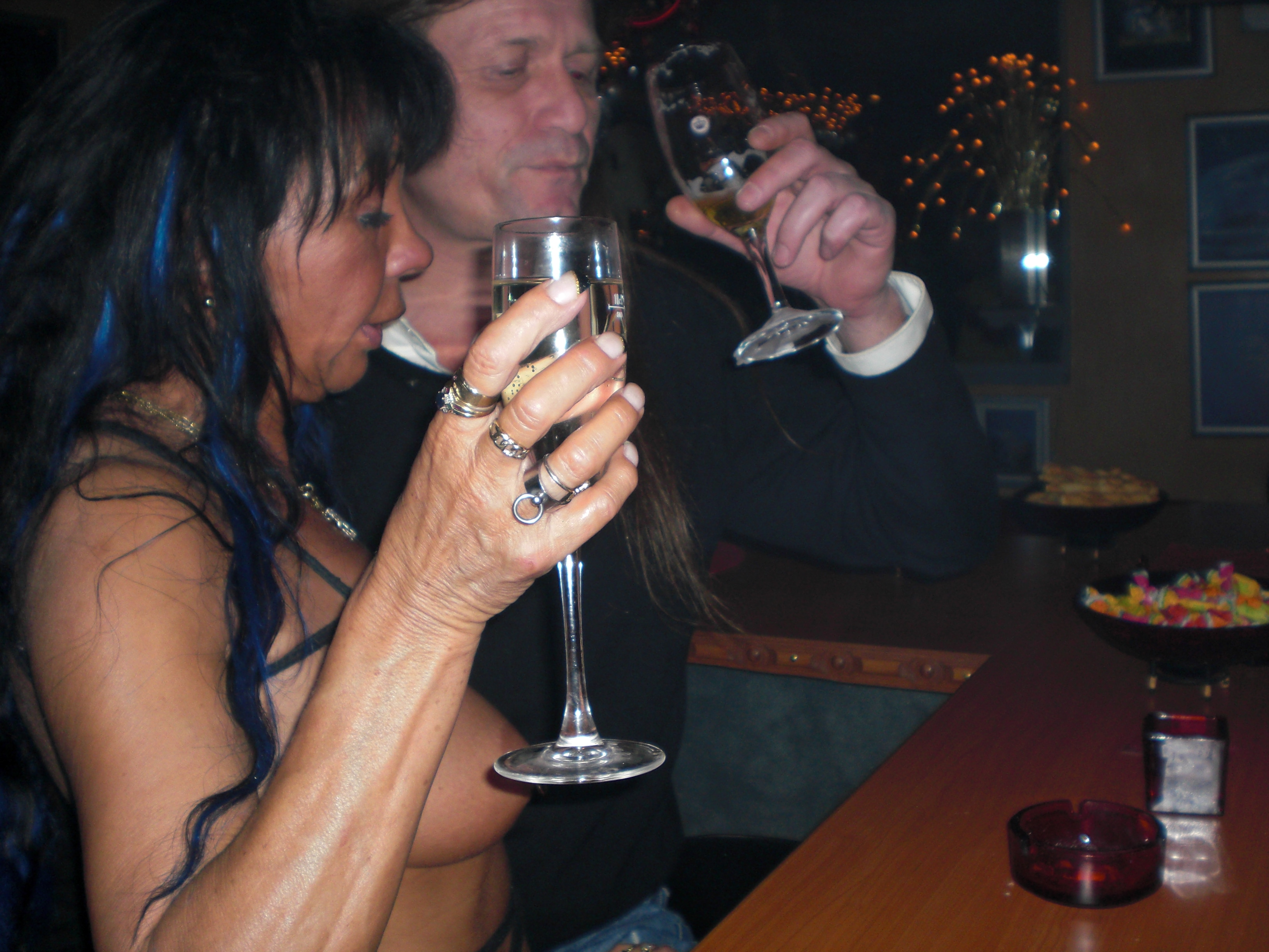 Arthur Bühl, Arthurmeister ®, Lockpickerherz ®, Schlossherz ®, Pornomeister ® Carsten Jasner, MUT PROBEN ! Das Leben ist tödlich. Aber es muß nicht sterbenslangweilig sein. In diesem Buch werde ich ab Seite 139 in dem Kapitel: Mut zur Lücke, Loch im Tresor. Todsichere Systeme und wie man sie knackt wie folgt beschrieben: Ein Mann mit Pferdeschwanz sitzt hoch konzentriert am Werktisch. Sein Blick ist ins Nichts gerichtet. Für das was er tut, braucht er seine Augen nicht, er sieht mit dem kleinen Stahlhaken zwischen seinen großen Fingern, mit denen er sich einen Weg in das Schicherheitsschloss bahnt. Er gleitet in die ölige Innenwelt, ertastet Wände, Widerstände, Ausbuchtungen. Er fühlt schließlich die genaue Position der Stifte, rastet einen nach dem anderen ein. Diese Momente, sagt der Zweimetermann, seien " Vorboten zum Orgasmus " ! Arthur Bühl, von seinen zahlreichen Bewunderern " ARTHURMEISTER " genannt, ist einer der Besten bei den Sportsfreunden der Sperrtechnik, einem Verein in dem sich bundesweit rund fünfzehnhundert Mitglieder in sechzehn Ortsgruppen treffen, um in ihrer Freizeit Schlösser zu knacken. Ins Leben gerufen hat den Verein Arthur Bühl und sein Freund Steffen Wernèry, ein Mitbegründer des Caos Computer Club. Digital hacken oder analog knacken - für Wernèry gibt es da keinen Unterschied. Hier wie da treibt ihn der rebellische Reiz, Lücken im System zu finden, die Verkäufer als todsicher preisen. " Doch sicher ist nur, daß alles aufgeht " ! Dafür sort die Lust, die jeder kennt: Schatzkammern zu betreten, Geheimnisse zu entschlüsseln, Widerstände zu überwinden, Verbotenes zu tun, sich Zugang zu veerbogenen Ecken und Winkeln zu verschaffen. Die " Sportsfreunde " treibt diese Lust seit ihrer Kindheit um. Wernèry bog mit zwölf Jahren seinen ersten Dietrich aus einem Kleiderbügel und sperrte seine Lehrer ein. Der kleine Arthur bekam eine Ahnung von seinem Talent, als es ihm gelang, die Spardose schlüssel - und zerstörungsfrei zu entriegeln. Heute triumphiert er als mehrfacher Deutscher Meister im sogenannten Lockpicking, dem Öffnen von Schlössern unter Wettkampfbedingungen. Immerhin siebenundsechzig Jahre lang war das erste Sicherheitschloss der Welt tatsächlich ein Sicherheitsschloss. Der englische Tüftler Joseph Bramah, der so nützliche Dinge erfand wie eine Banknoten - Nummeriermaschine und eine Zapfanlage, die heute noch in britischen Pubs Bier in Gläser sprotzt, ersann 1784 ein Zylinderschloss, daß als unbezwigbar galt - bis 1851 ein professioneller Knacker nach sechzehn Tagen engagierten Stocherns das Ding öffnete. Dieser Akt war ein Schlüsselerlebnis in der Beziehung zwischen Mensch und Mechanik. Ein Sieg der lebendigen Sinne über ein sprödes System - zu einer Zeit, da die Gesellschaft sich dem stampfenden Rhythmus der Industrialisierung unterwarf und der Glaube an das Heil der Technik verdrängte. Lockpicking wurde zu einem populären Sport, der Helden schuf. In den dreißiger Jahren des 20. Jahrhunderts etwa gelangte ein Prister zu Weltruhm, weil er reihenweise sowohl als einbruchsicher gepriesene Tresore als auch " ausbruchsichere " Gefängnisschlösser entriegelte. " Der schwerste Schrank hat seine Schwächen, er läßt sich ohne Müh erbrechen " ! - diese alte Panzerknacker Weisheit hat nach wie vor Gültigkeit; sie hängt über den Köpfen der Hamburger Lockpicker. Arthurmeister braucht für handelsübliche Stiftschlösser, die fast jede Wohnungstür zieren, zwischen zehn Sekunden und fünf Minuten, je nach Hersteller. Bohrmuldenschlösser, die bei der Deutschen Post, auf Flughäfen und in Atomkraftwerken verwendet werden, sind vor ihm ebenso wenig sicher. Er nutzt dabei mechanische Ungenauigkeiten, winzige Spielräume, die sich bei der Herstellung nicht vermeiden lassen und zehnmal dünner sind als ein Haar. Ein paar Mal klickt es, der Meister dreht den Zylinder, streicht seine Haare zurück, steckt sich eine Zigarette an. " Tja " sagt er, " und wenn man dann das Schloss aufkriegt - das ist ein geiles Gefühl ! " Ich habe dann später den Jasner in Berlin angerufen. Bei dem Telefonat kam lediglich heraus er wüßte von dem Interview nichts mehr und wolle auch nichts mehr wissen. Da habe ich noch bemerkt, er hätte auf dem Lockpicking " Bunten Nachmittag " nicht so nerven brauchen, wenn er dann doch so einiges durch den " Tüddel " kriegt. Taged mit: Spiel nicht mit den Schmuddelkindern ! Verzwetschget mit: Bühler Zwetschge, Bühl Wappen, Zwetschgenhengst, Zwetschgenfest, Meister, Arthur Andreas Bühl, Detektiv, Privatdetektiv.Prost Hamburg Bar Bondage Bonbon LED Alkohol Party Arthurmeister Biggi Sympathieträger Omega Red Eye black and white