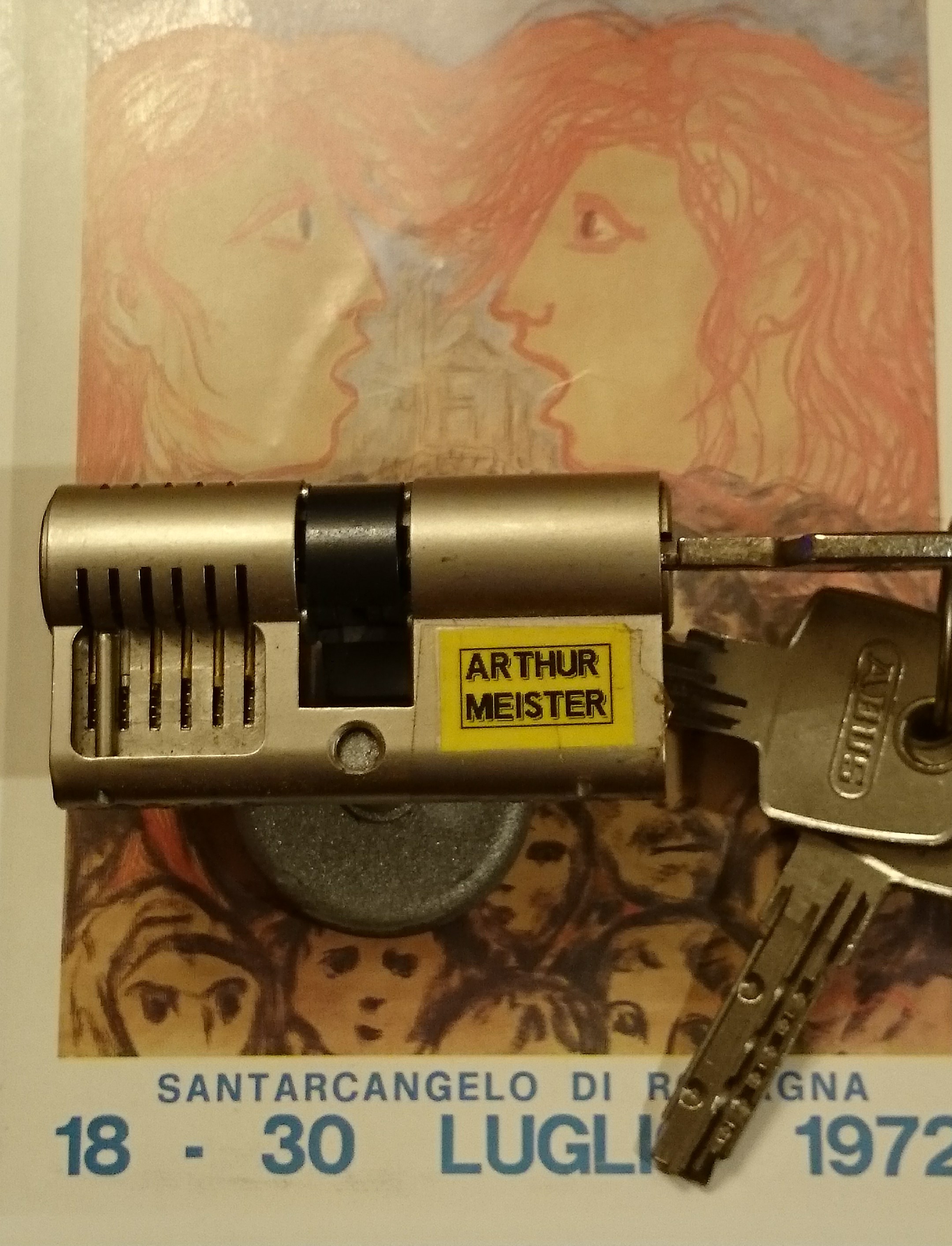 𝔄𝔯𝔱𝔥𝔲𝔯 𝔅ü𝔥𝔩, 𝔄𝔯𝔱𝔥𝔲𝔯𝔪𝔢𝔦𝔰𝔱𝔢𝔯 ® Arthur Bühl, Arthurmeister ®, Lockpickerherz ®, Schlossherz ®, Pornomeister ® Carsten Jasner, MUT PROBEN ! Das Leben ist tödlich. Aber es muß nicht sterbenslangweilig sein. In diesem Buch werde ich ab Seite 139 in dem Kapitel: Mut zur Lücke, Loch im Tresor. Todsichere Systeme und wie man sie knackt wie folgt beschrieben: Ein Mann mit Pferdeschwanz sitzt hoch konzentriert am Werktisch. Sein Blick ist ins Nichts gerichtet. Für das was er tut, braucht er seine Augen nicht, er sieht mit dem kleinen Stahlhaken zwischen seinen großen Fingern, mit denen er sich einen Weg in das Schicherheitsschloss bahnt. Er gleitet in die ölige Innenwelt, ertastet Wände, Widerstände, Ausbuchtungen. Er fühlt schließlich die genaue Position der Stifte, rastet einen nach dem anderen ein. Diese Momente, sagt der Zweimetermann, seien " Vorboten zum Orgasmus " ! Arthur Bühl, von seinen zahlreichen Bewunderern " ARTHURMEISTER " genannt, ist einer der Besten bei den Sportsfreunden der Sperrtechnik, einem Verein in dem sich bundesweit rund fünfzehnhundert Mitglieder in sechzehn Ortsgruppen treffen, um in ihrer Freizeit Schlösser zu knacken. Ins Leben gerufen hat den Verein Arthur Bühl und sein Freund Steffen Wernèry, ein Mitbegründer des Caos Computer Club. Digital hacken oder analog knacken - für Wernèry gibt es da keinen Unterschied. Hier wie da treibt ihn der rebellische Reiz, Lücken im System zu finden, die Verkäufer als todsicher preisen. " Doch sicher ist nur, daß alles aufgeht " ! Dafür sort die Lust, die jeder kennt: Schatzkammern zu betreten, Geheimnisse zu entschlüsseln, Widerstände zu überwinden, Verbotenes zu tun, sich Zugang zu veerbogenen Ecken und Winkeln zu verschaffen. Die " Sportsfreunde " treibt diese Lust seit ihrer Kindheit um. Wernèry bog mit zwölf Jahren seinen ersten Dietrich aus einem Kleiderbügel und sperrte seine Lehrer ein. Der kleine Arthur bekam eine Ahnung von seinem Talent, als es ihm gelang, die Spardose schlüssel - und zerstörungsfrei zu entriegeln. Heute triumphiert er als mehrfacher Deutscher Meister im sogenannten Lockpicking, dem Öffnen von Schlössern unter Wettkampfbedingungen. Immerhin siebenundsechzig Jahre lang war das erste Sicherheitschloss der Welt tatsächlich ein Sicherheitsschloss. Der englische Tüftler Joseph Bramah, der so nützliche Dinge erfand wie eine Banknoten - Nummeriermaschine und eine Zapfanlage, die heute noch in britischen Pubs Bier in Gläser sprotzt, ersann 1784 ein Zylinderschloss, daß als unbezwigbar galt - bis 1851 ein professioneller Knacker nach sechzehn Tagen engagierten Stocherns das Ding öffnete. Dieser Akt war ein Schlüsselerlebnis in der Beziehung zwischen Mensch und Mechanik. Ein Sieg der lebendigen Sinne über ein sprödes System - zu einer Zeit, da die Gesellschaft sich dem stampfenden Rhythmus der Industrialisierung unterwarf und der Glaube an das Heil der Technik verdrängte. Lockpicking wurde zu einem populären Sport, der Helden schuf. In den dreißiger Jahren des 20. Jahrhunderts etwa gelangte ein Prister zu Weltruhm, weil er reihenweise sowohl als einbruchsicher gepriesene Tresore als auch " ausbruchsichere " Gefängnisschlösser entriegelte. " Der schwerste Schrank hat seine Schwächen, er läßt sich ohne Müh erbrechen " ! - diese alte Panzerknacker Weisheit hat nach wie vor Gültigkeit; sie hängt über den Köpfen der Hamburger Lockpicker. Arthurmeister braucht für handelsübliche Stiftschlösser, die fast jede Wohnungstür zieren, zwischen zehn Sekunden und fünf Minuten, je nach Hersteller. Bohrmuldenschlösser, die bei der Deutschen Post, auf Flughäfen und in Atomkraftwerken verwendet werden, sind vor ihm ebenso wenig sicher. Er nutzt dabei mechanische Ungenauigkeiten, winzige Spielräume, die sich bei der Herstellung nicht vermeiden lassen und zehnmal dünner sind als ein Haar. Ein paar Mal klickt es, der Meister dreht den Zylinder, streicht seine Haare zurück, steckt sich eine Zigarette an. " Tja " sagt er, " und wenn man dann das Schloss aufkriegt - das ist ein geiles Gefühl ! " Ich habe dann später den Jasner in Berlin angerufen. Bei dem Telefonat kam lediglich heraus er wüßte von dem Interview nichts mehr und wolle auch nichts mehr wissen. Da habe ich noch bemerkt, er hätte auf dem Lockpicking " Bunten Nachmittag " nicht so nerven brauchen, wenn er dann doch so einiges durch den " Tüddel " kriegt. Taged mit: Spiel nicht mit den Schmuddelkindern ! Verzwetschget mit: Bühler Zwetschge, Bühl Wappen, Zwetschgenhengst, Zwetschgenfest, Meister, Arthur Andreas Bühl, Detektiv, Privatdetektiv.