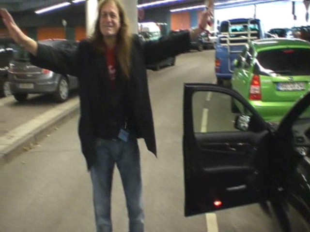 Arthur Bühl, Deutscher Meister, nur Lockpicking, Autoöffnung, Arthurmeister ® Pornomeister ® Lockpickerherz ® Schlossherz ® Sympathieträger ® Julius Adolf Petersen (* 7. Oktober 1882 in Hamburg als Julius Adolph Petersen[1]; † 21. November 1933 ebenda[2]) war ein Berufsverbrecher und Kneipenwirt in Hamburg-Barmbek, genannt „Lord von Barmbeck“ (Barmbek wurde damals noch mit „ck“ geschrieben). Leben Im Keller dieses Hauses betrieb Petersen seine Kneipe Petersen stammte aus Hamm-Süd. Er wuchs in ärmlichen Verhältnissen auf und zog 1896 mit seinen Eltern in die Heitmannstraße im südlichen Barmbek. Ab 1904 betrieb er eine Kneipe an der Ecke Beim Alten Schützenhof und Bartholomäusstraße, in der Kohlearbeiter und Einbrecher verkehrten. Er wurde der Kopf einer Verbrecherbande, die bis zu 200 Mitglieder gehabt haben soll und die erst „Barmbecker Einbrechergesellschaft“, später „Petersen-Konzern“ genannt wurde. Einige seiner Mitganoven wurden „Lockenfietsche“, „Rabenmax“ oder „Schlachterkarl“ genannt. Seine Kneipe nannte Adolf gerne „Kaschemme“ und sein Werkzeug zum Aufbrechen der Geldschränke „Knabbergeschirr“. Sich selbst nannte er in seinen Lebenserinnerungen (1927 im Gefängnis Fuhlsbüttel geschrieben) einen „bockbeinigen Mephistojünger, dem Fluch der bösen Tat erlegen“. Die Hamburger Polizei legte im Laufe der Zeit 20 Meter Akten über ihn an, 200 Delikte wurden im Laufe der Jahre gegen ihn verhandelt, 400 Personen mussten dabei aussagen, 3000 Haftbefehle wurden nach seinen umfänglichen Geständnissen ausgestellt. Den Beinamen „Lord von Barmbeck“ erhielt er wegen seiner stets korrekten Kleidung und seiner Ganovenehre, nach der geschnappte Bandenmitglieder mit guten Verteidigern und ihre Familien mit Unterstützung versorgt wurden. Aus seiner Ehe mit Helmi Petersen (gleichnamig, aber nicht verwandt) ging sein Sohn Hatzel hervor. Nach seiner Scheidung lebte er mit Frieda Goedje zusammen. 1920 wurde er durch den Überfall auf das Postamt in der Susannenstraße, bei dem er und ein Komplize 221.000 Mark erbeuteten, stadtbekannt. Nach Verbüßung mehrerer mehrjähriger Haftstrafen wegen Einbruch, Diebstahl und Raub erhängte er sich 1933 im Untersuchungsgefängnis. Petersens Lebensgeschichte wurde 1973 von Ottokar Runze unter dem Titel Der Lord von Barmbeck verfilmt. Martin Lüttge spielte die Hauptrolle. Im Jahre 2005 wurde im Hamburger St. Pauli Theater das biographische Stück Der Lord von Barmbeck von Frank Göhre, Ulrich Tukur und Ulrich Waller aufgeführt. In den Jahren 2011 bis 2013 gab es Planungen, das Haus der ehemaligen Kneipe abzureißen. Nach Protesten aus der Anwohnerschaft wurde das Haus unter Denkmalschutz gestellt und ab dem Herbst 2013 aufwendig saniert. Die dabei entstehenden Eigentumswohnungen wurden unter „Lord-von-Barmbeck“ hochpreisig angeboten. Ein Café an der Kreuzung Beim Alten Schützenhof und Bartholomäusstraße ist in Anlehnung an Petersens Spitznamen benannt. Literatur • Petersen, Julius Adolf. In: Franklin Kopitzsch, Dirk Brietzke (Hrsg.): Hamburgische Biografie. Band 2. Christians, Hamburg 2003, ISBN 3-7672-1366-4, S. 319–320. • Julius Adolf Petersen und Helmut Ebeling (Hrsg.): Der Lord von Barmbeck : Das Leben des berüchtigten Ein- und Ausbrechers Julius Adolf Petersen, von ihm selbst erzählt, Rowohlt Verlag, Reinbek bei Hamburg 1973. Weblinks • Literatur von und über Julius Adolf Petersen im Katalog der Deutschen Nationalbibliothek • Marko Rösseler: Im Dezember 1927 - Der Einbrecher Adolf Petersen schreibt im Gefängnis seine Memoiren WDR ZeitZeichen vom 22. Dezember 2022. (Podcast) 𝔄𝔯𝔱𝔥𝔲𝔯 𝔅ü𝔥𝔩, 𝔄𝔯𝔱𝔥𝔲𝔯𝔪𝔢𝔦𝔰𝔱𝔢𝔯 ® Stück Davon schwarze Katze, Zwei Katzenkopf Schlösser Zunft, Schlosser, Zunftabzeichen, Wappen, Geselle, Anstecknadel, Verbandsabzeichen, Stück Davon. Die nicht alltägliche Form eines Truhenschlossen führte dazu, das man die Schlosser im Zunftleben scherzhaft ironisierend Katzenköpfe nannte. Der Spitzname erhielt sich durch die Jahrhunderte. Und der Katzenkopf wurde damit zu einem Symbol. Er erscheint auf der Anstecknadel, die heute der Schlosser als Verbandabzeichen tragen kann. Die auf der Nadel angebrachte Inschrift " Stück Davon " erklärt sich wie folgt: Der wandernde Schlossergeselle sprach bei einem Meister um Arbeit vor. Befragt, ob er das Handwerk verstünde, antwortete er: Stück Davon ! Die zwei Worte wiesen ihn in aller Bescheidenheit als Angehörigen der Zunft aus, der bereit sei noch weiter zu lernen. DoubleBrain ® SEO für heute: Barockschlüssel, Schmiedeeisen, Halme gedreht, Bärte geschnitten, Reiden aufgesetzt, Stahlschnitttechnik, Kapelleneingerichte, Schmiedeeisen, Hohldorn, Gesenk, Pflanzenmotiv, Wappentierschmuck, geschmiedet, gepunzt, Schlüsselgriff beidseitig, halbrelief, Bekrönung auf der einen Seite als männlicher auf der anderen als weiblicher Kopf, Löwenwappen, Delphine, Schwanzflosse, Stilelemente der Reaissance, profilierter Steckhalm, Gesenke und Reide ziseliert, Griffrand, Zwei Schlangen blau angelassen, Eisenblech, Schließblech, Türrahmen, Schlosskasten, Eisenkern, französisch, Zierdecke ausgehauen, eingehauen und getrieben, Rosette, Ringgriff, Rokoko und Schlüssel, eisernes Wiener Barock Hangschloss mit Spreitzfedernverschluss, gefeilt, geschnitten und ziseliert, flacher Steckschlüssel, Eisengrundplatte und zwei Engel mit Trompete, Posaune und Blumengeranke verziert. Figuren, Schmuck, Jagdszene, Empire, Möbelschlösser, Messingzierdecken, Witwerschlüssel, Schlüsselgewalt, Symbol, Sargschlüssel, Silberschlüssel, Hohldorn, Nachbildung, Kammerherrnschlüssel, Bronce, feuervergoldet, Emblem mit Initialien der weltlichen oder kirchlichen Fürsten versehen, die sie verliehen haben. Doppeladler, Reichsapfel, Zepter und Krone, Übergabeschlüssel, magische Stilelemente, östrerreichischer Kammerherrenschlüssel mit Doppeladler, Kordeln und Quasten, Wien, Hoflieferant, Mayestät, päbstlich, ungarisch, bayerisch, in Silber gegossen, Sinsheim, Hohldornschlösser mit Eisenriegeln, Gelenkschlüssel, einfacher Schieberiegel aus Holz, klappbare Doppelschlüssel aus Tirol, Rohrhülse, Bart, Tirol, Kreuz, Herz, Schlüsselgehänge, süddeutsch, Leder, gotisch, Bügel, Tabakspfeifenschlüssel, Schlossergeselle nach bestandener Prüfung, Schlüsselgeschenketui für die Braut: Bund mit fünf Zimmer, Möbel und Kassettenschlüsseln, in der Mitte Haustorschlüssel aus einem Stück geschmiedet, geschnitten und mit Stahlstangen handpoliert auf dem vierseitigen Gesenk in Schreibschrift " Deutsches Empire ", Dreipass, Jugendstil, Doppelrohr, Hauptportal der Jesuitenkirchen Sankt Michael, Der Hammerschlüssel für Weinkeller: der ziselierte aufgesetzte Hammer diente dem Küfner zum abklopfen der Fässer und zum öffnen der Spunde, Enstehungszeit, Hoftheater, bayrisches Nationaltheater in München, Zerstörung, Kunstschlosser, Fritz Nüssel, Heinrich Pankofer, Germany, wissenschaftlich, systematisch, Schlüsselexperte, Sammler, Privatsammlung, Schlüsselzentrale München, Fachmann für Sicherheitsfragen, sachkundig, Experte, versierter Restaurator, historischer Wert, handwerkliches Geschick und seine langjährige Berufserfahrung, Anerkennung, international, Fachmann nicht nur für die Technick von Schlüsseln und Schloss, auch für künstlerische und historische Fragen. Standardwerk Europa, Übersee, offizielle Stellen, Landeskriminalamt, Bundesanwaltschaft, Keltenschlüssel, Vorchristus, Witwenschlüssel, John F. Kennedy, Weisses Haus, Schlossmuseum Velbert, gut verpackt, Pullach, Erfinder und Auror, Leidenschaft, aufschlußreiches Werrk, Memoiren, Töchter, Emmi Seifert, Marlene Nüssel, Frau Anni, Kaminkehrer, Schwanthal, Freund und Helfer der Polizei, mein Leben, Gedichte, Kaffeveranstaltung, Nachbarschaftshilfe, Essen auf Rädern, Schlüsselfigur, tausend Stücke, Keltenzeit, Christus, Kelheim, Exemplare, Ausländische Lehrlinge, Brocken, wiegt fünf Kilo, Schmucksafe, Ludwig XV 1430, Brillianten, Verona, Eisenzeit, Ägypten, Hallstadtzeit, Salzkammergut, Hallstadt Gräberfeld, Epoche, Eisenverhüttung, Salzbergbau, Gerätschaften zu exportieren, geographischer Ort am Nordende des Neuenburger Sees in der Schweiz, Pfalbauten, auf festem Land angelegte Siedlung, europäische Eisenzeit, Kelten Indogermanischen Völkergruppe, Germanen, Rhein, kämperisch, expansionsbereit, Rom, Homer, Dichter, Jugendzeit, halbdunkel, erahnbar, zivisilatorische Dokumente, Dichtung, märchenhaft schöne Gestalt, Götter treten vor uns hin, denen die mittelmerisch kleinasiatische Menschheit Wirkungen und Tätigkeiten zugedacht hat, die diesen Fabelwesen für immer Kontur verliehen haben. So tritt der Schmiedegott Hephaistos lateinisch Vulkanos vor uns hin: Rußig und edel zugleich, genial erfinderisch, ein kunstreicher Handwerkegott. Der zu den 12 Hauptgöttern der griechisch römischen Antike erzählt wird. Jupiter, Himmel, hinabgstürtzt, Entfernung der Erde von den Sternen, Insel Lemlos, Hinkefuss, Gerechtigkeit, alte Fabeln, schöne und liebenswürdige, Eheweib, Museeum of fine Arts in Boston USA, Parmenides Lehrgedicht Balanos, Hammer, Amboss, Feuer, Wasser, glühend, Metall, Hammerschlag, Gußverfahren, gewünschte Form, Holz oder Kohle, warmgeschmiedet, grobkristallin, feinkörnig, Streck und Bruchgrenze, Plinius, samische Künstler, Erzguß, Keltenschlüssel, hochkant durch einen Schlitz in der Tür gesteckt, gedreht, bis er - nun waagrecht - in die Angriffe der im Riegel gelagerten Sperrklötze eingerastet: die Sperrklötze werden angehoben, der Riegel ist entsperrt und lässt sich mit einem ledernen Zugriemen von außen auf und zu ziehen. Griechenland, lakonisch, neues Prinzip, Schlüsselträger, Kaiserzeit, Würde, Statussymbol, Römer, die punische Kriegen das Metallhandelsmonopol an sich gebracht hatten verfügten in reichem Maße über Kupfer, Zink und Zinn. Verschlußriegel, Feder, Lochkanäle, Sperrstifte, entsichert, auf oder zugeschoben, Drehschlüssel, Hangschloss, Spreitzfeder, Kulturlandschaft, Kassetten, Truhen, Türen, Tiermaskendeckel, Pferdegstalt, arabisch, Vexier, indisch, Kugel, Grundform, Volldorn, Technische Feinheit, Eleganz, Zweckgebilde in den Händen von Menschen, die bemüht sind, mit einem rauhen, kriegerischen Leben fertig zu werden, Verteidigung, bedachte Architektur, spürbar, verschlossen, Zierlichkeit, Zeitläufe, Kultur, Willen und Werkstätten in Pompji und Herkulaneum, Wachsmodell Tonmantel gebrannt, schmilzt das Wachs glühend, Nachteil, römisches Imperium, desto länger, primitive Form, Spätantik, Karolingische Kunst, Fräkisches Adelsgeschlecht, Karl der Große, Triebfeder, Höfische und Kirchliche Kreise, Monumental Kunst, Klerikale Kreise, Kulturträger, Elfenbein, Goldschmied, Goldschmiedekunst, geistig - kulturelle Erhellung, Abendland, profunde Bedeutung, Ehefrau, häusliche Gewalt, Vertrauen, Brauch, Kirchweihtag, Steiermark, geweiht, Gnadenschlüssel, Petrus - Schlüssel, Apostel, Pilger, Schenkung, Pabst Pälagius, Gregor, König Alfons von Kastilien, König Alfred, romanischer Stil, schöpferische Kraft, Kunstgewerbe, Klöster, Kostbarkeiten, kunsthandwerklich, Verfeinerung, Raffiniertheit, Formenwelt, Alltag, Kleidung, Ritterrüstung, kraftvoll, primitiv, gotische Epoche, Jan van Eick, Grammatik, Lebensstil, geläutert, gültig, Opulenz der Kleidung, Materialwert, Charme, Sakral, Phantasie, Formensprache, feinsinnig, Steinmetz, Bescheidenheit, Portal, Notre - Dame, Paris, köstlich, kostbar, Mechanismus, Entsperrungsvorgang, Fischblasen, Kreuze, Drei - und Vierpass, grotesk, meisterlich, Handwerkszeug primitiv, Gewirre, Besatzung, Tropfen Öl, rein von Hand, Prochnov, Kunstschreiner, gesunde Männer, Michael Mann, Michael Mann Kästchen, Nürnberg, Augsburg, Fürth, Wörth, Riegelwerk, sauber geätzte und vergoltdete Büchsen und Pistolen aus Eisen. Doppelmeyer, Markgraf, erlassene Strafe, Spinnenschlösser, Deckelunterseite, figürlich, kunstfertigkeit, Schlüsselloch, größere Summen harten Geldes, raffiniert, Spielerei, Kuriusität, Zeugnis, Möbel, Bombast, Schwulst, Liebe, Zäsur, Dreißigjähriger Krieg, Mutter Courage, Armut, Schichten in Deutschland, Reformation, patetisch, Phänomen, Ornament, Pierre Frommerie, Sedan, Berlin, Ebenholz, Emaill, monumental, Signatur, Barock, Formenreichtum, gediegen, summarisch, mittelmäßig, Epochen, Werkleute, Halskette, Mayestät, Spanien, Revolution, Mittelalter, feierlich, Feind, Öffnung der Tore, Kapitulation, Schlüsselsoldat, Mitglied der päbstlichen Schweizer Garde, Pabstwappen, abfällige Bedeutung, Stadtwappen Tabackspfeife, Vierkant, Dolch, Pistolenschlüssel, geheime Nachrichten, Siegel, Hammerschlüssel für einen Weinkeller, Liebende, Angebetete, Ritter, Kreuzzug, Heiliges Land, Kreuzritter, Ehefrau, Märchen, arges oder schönes, es will scheinen, das eine Welt ohne Schlüssel nicht denkbar ist, Paris, Turenschloss, Schlossfalle, Konstruktion, Luxus, Verschwendungssucht, Kleinod, Brilliant, Maillard, König Stanislas, Ballkongitter, Pastellportrait, Museeum der Stadt Nancy, spirituell Sonnenkönig, Prinz Eugen von Savojen, den sublimen Geist seiner Epoche, General Feldmarschall Prinz Freund der Musen, Besieger der Türken, Zunftbuch, Balthasar, Gitter, Porzellan, hochkultiviert, Degengriff, Münchener Hof, Wittelsbach, Gesamtkunstwerk, Johann Joachim Winckelmann, Kleidermode, Reifrock, Schnürrleibchen, Wohnkultur, Neoklassizismus, Möbel, Chubb, Bramah, Inselstaat, Engländer, Ungarn, Italiener, Tossi, Yale, Hobbs, Aber die Bemühungen um immer neue vergrößerte Sicherheit im Bereich des Schlosses gingen weiter. Man glaubte vorübergehend das non plus ultra Sicherheitsschloss konstruiert zu haben und zwar kühn genug, Geldpreise für denjenigen auszusetzen, dem es gelingen würde, diese neuartigen Schlösser aufzusperren. Überraschend geschah das dank der Fertigkeit des Amerikaners Hobbs 1853. Seine Medtode des Aufsperrens ist in der Fachwelt als Hobbsches Öffnungsverfahren bekannt. Es wurde mit Erfolg publiziert, das Kriminelle Hinweise zum Öffnen der Sicherheitsschlösser erhielten. Linus Yale, Fallstiftriegelschlösser, der Ägypter, Assyrer, Babyloner, Yale Zylinder, C.E. Schulte in Velbert, Kromer Protector Schloss 1871, Hahn AG, Karl Zeiss, BKS, Boge und Kasten Solingen, Koloss von Roddos, Byzanz, Konstantinopel, Moschee, Kirche, Schlüsseltyp, Kaufmann, Herkunft, Herzblatt, Kurfürst, Alltagsgebrauch. Die Schönheit der Welt. Die Kraft, die menschlichen Schöpfergeist gewahr werden lässt. Die beiden Schlüssel in der Hand des heiligen Petrus geben diesem die Macht, die Pforten des Himmels zu öffnen. Der Schlüssel ist ein christliches Symbol, er ist aber auch das Inbild menschlichen Schöpfergeistes und als solches steht er in unmittelbarer Beziehung zu der Arbeitswelt des Sammlers Heinrich Pankofer. Doblebrain ® gibt vor: Mehr SEO ! ! ! Bühl. Arthur Andreas Bühl. Der Sympathieträger ist in Stuttgart, Baden - Württemberg geboren. Der Detektiv lebt in HAM. H1 Text: Der SEO schreibt: 𝔄𝔯𝔱𝔥𝔲𝔯 𝔅ü𝔥𝔩, 𝔄𝔯𝔱𝔥𝔲𝔯𝔪𝔢𝔦𝔰𝔱𝔢𝔯® Bühl, Arthur, Jahrgang 1961, Made in Germany, Detektiv or Private Investigator how Mr. Smitz from the PLAYBOY, Beverly Hills, say`s. Yes Mr. Smitz i will send you the Photo Arthurmeister`s F 1, Jacket for your LeporelloUS. to your E - Mail Mr.Smitz@Mr.Smitz.us. Ok, Mr. Smitz. Mr. Smitz do you know what Google Earth is ? Take BÜHL Arthur, only by Google Earth, you know ? have done it ? Yes Google will show you my Panel superfast. Cool, Arthurmeister, cool. Yes Mr. Smitz, this can i do for you too ! Yes with SEO. Yes, yes, i have Arkadasch erklärt, sein Erikli pasta is not so genial. Der beste Zwetschgenkuchen, you know plum tart, is from the Stadt Bühl. Not laughing in the USA. Bühl is a City like my Name. And the People in this City called it: Zwetschgendatschi ! you know. This is the world best plumcake. Yes Datschi. Yes, Stadt Bühl is near Baden - Baden, the Casino, you know ! Yes. Baden-Württemberg. You must know there is since 1927 the traditionell Zwetschgenfest. And there ist the Zwetschgenkönigin ! Mr. Smitz, my Ur Ur Ur Ur Grandfather is born in Bühl. My Great Grand Grand Mother where also born in the town Bühl. Their profession was Zwetschgenpicker. Not Lockpicker, Zwetschgen / Plum Picker. And Rüttler. Oh, really ! Yes, Yes. And since this time the name of the family Bühl from the Stadt Bühl is: Yes you know - Buehl. Yes i will give Greetings from you to Mrs. Friede Springer from the Newspaper BILD et. Yes, the Elbphilharmonie is in Betrieb. OH, Mr. Smitz, greeting´s to you from Joe Asbbery, NBA, you know. Tomorrow we will meet us in the Hasenstübchen, our Rabbit Hall. For Lockpicking und Beer. Call you. Parole Emil ! H1 Text: Der SEO schreibt weiter: 𝔄𝔯𝔱𝔥𝔲𝔯 𝔅ü𝔥𝔩, 𝔄𝔯𝔱𝔥𝔲𝔯𝔪𝔢𝔦𝔰𝔱𝔢𝔯® Herr Arthur Bühl, kritischer Privatdetektiv aus der Hansestadt Hamburg, bereitet sich auf ein Interview mit der BILD et vor. Bei Babsi und Gina in Fuhlsbüttel wird ihm zuvor der Vokuhila geschnitten. Herr Arthur Bühl wurde schon in der BILD et als " Herr der Schlösser " beschrieben. " Ein bisschen Ruhe bitte " schreibt Jan Freitag von der TAZ. Er erwähnt auch eine Mustertür by Wendt. Es wird darin herumgeprökelt. Selbst Arthur Bühl, der weltbeste aus dem Lockpicker Mekka Hamburg, betreibt pures Understatement, weil er sein Schloss in nur 20 Sekunden " geknackt " hat. Charles Graeber von der Wired.com beschreibt in seinem Artikel Master Lock - Pickers do bottle Arthur Bühl " The Master of the Universe ", Arthur Bühl a private Detective of Germany open locks. Bühl`s Fabio - the - Barbarian Look stands out. He wins the Dutch Open and is now Master of the Universe. The people cry: " Arthurmeister ! booms Arthurmeister ". Mark Webber Tobias, the Author of Locks, Safes, and Security, a Police Reverence, say: Arthurmeister, that ist beautyful. " Open ! " sagt Arthurmeister ", offen ist gut, schneller offen ist besser ". " Beer !" Arthurmeister booms back and a new Champion is born. Die Welt berichtet: " Die Kunst, Schlösser ohne Schlüssel zu öffnen ". Vereinsmitbegründer und Vizepräsident Arthur Bühl trägt seine Leidenschaft schon auf der Krawatte. Sie ist rot mit gelben Schlüsseln drauf. Intern wird er ehrfürchtig " Meister Arthur " gerufen. Er hat es zum siebenfachen Deutschen Meister in verschiedenen Disziplinen geschafft. Er pickt seit der Kindheit. Sein erstes Trainingsobjekt war sein Spardosenschloss - Ein klassischer Einstieg… . Die Slate berichtet über Arthur Bühl als Lockpicking Legend. Es gibt einen Artikel Tool for Picking and Decoding by Stasi, CCC, Vortrag Berlin. Amateur Hour berichtet: Arthurmeister has " The Master Touch ". Bei den Kaba Day `s im Europa Park Rust schreibt die Pressebox: auf großes Interesse der Teilnehmer stieß auch die praktische Vorführung von Steffen Wernéry und Arthur Bühl, die gängige mechanische Schließzylinder ohne Schlüssel zerstörungsfrei öffnen. Meist in Sekundenschnelle. Auch die Chemnitzer Zeitung " Freie Presse " hat über das Lockpicking und Arthur Andreas Bühl alias Arthurmeister berichtet. Dwight Perry schreibt: Arthur Bühl has good hands ! In der Philalocksmith wird Arthur Bühl auch als Lockpicking Legend betitelt. Es gibt auch einen Beitrag, 360 Meridianos. In der Datenschleuder, CCC, wurde über ihn als Sympathieträger berichtet. Veröffentlicht unter Linkedin, Xing, Google Panel, Twitter X. In der Vitrine von Arthur Andreas Bühl, Arthurmeister® sind Schlösser, Padlocks, von ABUS, BKS, CES, DOM, EVVA, Assa Abloy, Z Ikon, Kaba, Keso, ASSA, Winkhaus, Wilka, Trelock, Schmelting, Bode Panzer, Ancor Las, Drumm Geminy, Xylock, SEA, Medeco, Mul-T-Lock, Cut away, ABUS Granit, Pfaffenhain, E*S, ESS, Nemef, BAB, Babelsberg, Stasi, Diskus, WMF, Tesa, Noch, Vachette, Cisa, Wally, Rielda, Mottura, Viro, FAI, GeGe, Fichet, Bode Panzer, Tresor, Bramah, Protector, Braun`s Patent, Walomatus, Arolds, Combination Lock, Yale, Master, American Lock, Tubular, China, Indien, Aligarh, Nepal, Thailand, Zahlenschlösser, Himmelsschlüssel und noch vieles mehr, vorhanden. Alle Schliesszylinder sind Übungsmaterial für das Lockpicking. Schlagschlüssel und so vieles mehr, sind auch dabei. Auch der Sputnik. Verschlagwortet mit: ♥ Vokuhila, Friseur ♥ Schwäbischer Hengst, Zwetschgen Heini, Bühl er, Zwetschge, Google Earth, Mittelpunkt der Welt, Martinameisterin, Cartomanze, Scholischek, " HIGH NOON ! ". ♥ Parole Emil ! Arthur Andreas Bühl, Detektiv, made in Germany, born 1961 in Stuttgart, Baden - Württemberg, living in HAM, Im Dienste der Wahrheitsfindung unterwegs, betreibt in seiner Freizeit Lockpicking aus Leidenschaft. Der mehrfache Deutsche Meister wird in der WIRED als " Master of the Universe " betitelt. In der BILD et ist der Artikel " Herr der Schlösser " abgedruckt. Im Hasenstübchen - Fuhlsbüttel, am Hasenberge, Santa Fu, wird gefeiert. Arthurmeister® stellt seinen Leporello " Der Aufmacher " vor. Der Stammtisch grölt " OFFEN ". Scholischek, Rudi, Heike I, Noagerlzutzler, Arthur und Joe Asberry, der alte NBA ler, prosten sich zu. Arthurmeister`s Jukebox auf YouTube spielt Pointer Sisters - Slow Hand ! ♥ Beim Tanzen ruft die Cartomanze " Ey du Sympthieträger ♥, komm mal her " ! SEO für heute: DETEKTIV, Arthur Bühl, Lockpicker, Deutscher Meister, pickt ABUS Padlock. 𝐀𝐫𝐭𝐡𝐮𝐫 𝐀𝐧𝐝𝐫𝐞𝐚𝐬 𝐁ü𝐡𝐥, 𝐃𝐞𝐭𝐞𝐤𝐭𝐢𝐯, 𝐦𝐚𝐝𝐞 𝐢𝐧 𝐆𝐞𝐫𝐦𝐚𝐧𝐲, 𝐛𝐨𝐫𝐧 𝟏𝟗𝟔𝟏 𝐢𝐧 𝐒𝐭𝐮𝐭𝐭𝐠𝐚𝐫𝐭, 𝐁𝐚𝐝𝐞𝐧 - 𝐖ü𝐫𝐭𝐭𝐞𝐦𝐛𝐞𝐫𝐠, 𝐥𝐢𝐯𝐢𝐧𝐠 𝐢𝐧 𝐇𝐀𝐌, 𝐈𝐦 𝐃𝐢𝐞𝐧𝐬𝐭𝐞 𝐝𝐞𝐫 𝐖𝐚𝐡𝐫𝐡𝐞𝐢𝐭𝐬𝐟𝐢𝐧𝐝𝐮𝐧𝐠 𝐮𝐧𝐭𝐞𝐫𝐰𝐞𝐠𝐬, 𝐛𝐞𝐭𝐫𝐞𝐢𝐛𝐭 𝐢𝐧 𝐬𝐞𝐢𝐧𝐞𝐫 𝐅𝐫𝐞𝐢𝐳𝐞𝐢𝐭 𝐋𝐨𝐜𝐤𝐩𝐢𝐜𝐤𝐢𝐧𝐠 𝐚𝐮𝐬 𝐋𝐞𝐢𝐝𝐞𝐧𝐬𝐜𝐡𝐚𝐟𝐭. 𝐃𝐞𝐫 𝐦𝐞𝐡𝐫𝐟𝐚𝐜𝐡𝐞 𝐃𝐞𝐮𝐭𝐬𝐜𝐡𝐞 𝐌𝐞𝐢𝐬𝐭𝐞𝐫 𝐰𝐢𝐫𝐝 𝐢𝐧 𝐝𝐞𝐫 𝐖𝐈𝐑𝐄𝐃 𝐚𝐥𝐬 " 𝐌𝐚𝐬𝐭𝐞𝐫 𝐨𝐟 𝐭𝐡𝐞 𝐔𝐧𝐢𝐯𝐞𝐫𝐬𝐞 " 𝐛𝐞𝐭𝐢𝐭𝐞𝐥𝐭. 𝐈𝐧 𝐝𝐞𝐫 𝐁𝐈𝐋𝐃 𝐞𝐭 𝐢𝐬𝐭 𝐝𝐞𝐫 𝐀𝐫𝐭𝐢𝐤𝐞𝐥 " 𝐇𝐞𝐫𝐫 𝐝𝐞𝐫 𝐒𝐜𝐡𝐥ö𝐬𝐬𝐞𝐫 " 𝐚𝐛𝐠𝐞𝐝𝐫𝐮𝐜𝐤𝐭. 𝐈𝐦 𝐇𝐚𝐬𝐞𝐧𝐬𝐭ü𝐛𝐜𝐡𝐞𝐧 - 𝐅𝐮𝐡𝐥𝐬𝐛ü𝐭𝐭𝐞𝐥, 𝐚𝐦 𝐇𝐚𝐬𝐞𝐧𝐛𝐞𝐫𝐠𝐞, 𝐒𝐚𝐧𝐭𝐚 𝐅𝐮, 𝐰𝐢𝐫𝐝 𝐠𝐞𝐟𝐞𝐢𝐞𝐫𝐭. 𝐀𝐫𝐭𝐡𝐮𝐫𝐦𝐞𝐢𝐬𝐭𝐞𝐫® 𝐬𝐭𝐞𝐥𝐥𝐭 𝐬𝐞𝐢𝐧𝐞𝐧 𝐋𝐞𝐩𝐨𝐫𝐞𝐥𝐥𝐨 " 𝐃𝐞𝐫 𝐀𝐮𝐟𝐦𝐚𝐜𝐡𝐞𝐫 " 𝐯𝐨𝐫. 𝐃𝐞𝐫 𝐒𝐭𝐚𝐦𝐦𝐭𝐢𝐬𝐜𝐡 𝐠𝐫ö𝐥𝐭 " 𝐎𝐅𝐅𝐄𝐍 ". 𝐒𝐜𝐡𝐨𝐥𝐢𝐬𝐜𝐡𝐞𝐤, 𝐑𝐮𝐝𝐢, 𝐇𝐞𝐢𝐤𝐞 𝐈, 𝐍𝐨𝐚𝐠𝐞𝐫𝐥𝐳𝐮𝐭𝐳𝐥𝐞𝐫, 𝐀𝐫𝐭𝐡𝐮𝐫 𝐮𝐧𝐝 𝐉𝐨𝐞 𝐀𝐬𝐛𝐞𝐫𝐫𝐲, 𝐝𝐞𝐫 𝐚𝐥𝐭𝐞 𝐍𝐁𝐀 𝐥𝐞𝐫, 𝐩𝐫𝐨𝐬𝐭𝐞𝐧 𝐬𝐢𝐜𝐡 𝐳𝐮. 𝐀𝐫𝐭𝐡𝐮𝐫𝐦𝐞𝐢𝐬𝐭𝐞𝐫`𝐬 𝐉𝐮𝐤𝐞𝐛𝐨𝐱 𝐚𝐮𝐟 𝐘𝐨𝐮𝐓𝐮𝐛𝐞 𝐬𝐩𝐢𝐞𝐥𝐭 𝐏𝐨𝐢𝐧𝐭𝐞𝐫 𝐒𝐢𝐬𝐭𝐞𝐫𝐬 - 𝐒𝐥𝐨𝐰 𝐇𝐚𝐧𝐝 ! ♥ 𝐁𝐞𝐢𝐦 𝐓𝐚𝐧𝐳𝐞𝐧 𝐫𝐮𝐟𝐭 𝐝𝐢𝐞 𝐂𝐚𝐫𝐭𝐨𝐦𝐚𝐧𝐳𝐞 " 𝐄𝐲 𝐝𝐮 𝐒𝐲𝐦𝐩𝐭𝐡𝐢𝐞𝐭𝐫ä𝐠𝐞𝐫 ♥, 𝐤𝐨𝐦𝐦 𝐦𝐚𝐥 𝐡𝐞𝐫 " ! 𝐒𝐄𝐎 𝐟ü𝐫 𝐡𝐞𝐮𝐭𝐞: 𝐃𝐄𝐓𝐄𝐊𝐓𝐈𝐕, 𝐀𝐫𝐭𝐡𝐮𝐫 𝐁ü𝐡𝐥, 𝐋𝐨𝐜𝐤𝐩𝐢𝐜𝐤𝐞𝐫, 𝐃𝐞𝐮𝐭𝐬𝐜𝐡𝐞𝐫 𝐌𝐞𝐢𝐬𝐭𝐞𝐫, 𝐩𝐢𝐜𝐤𝐭 𝐀𝐁𝐔𝐒 𝐏𝐚𝐝𝐥𝐨𝐜𝐤.