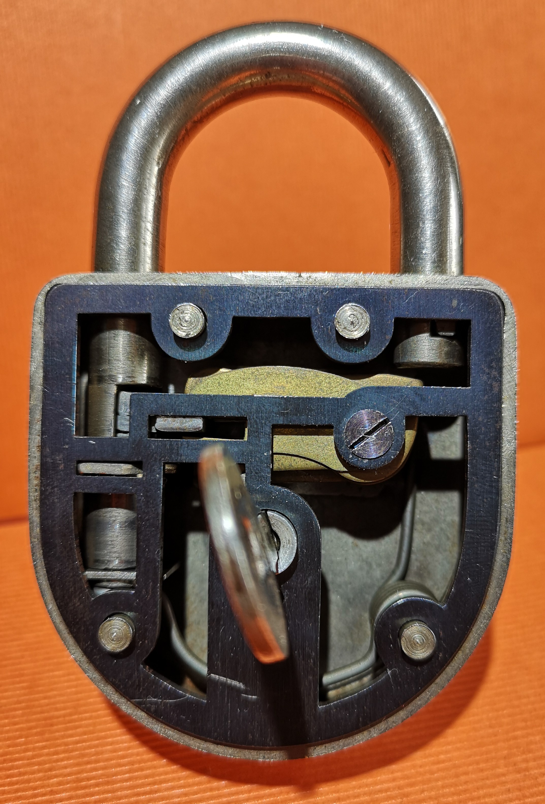 𝔄𝔯𝔱𝔥𝔲𝔯 𝔅ü𝔥𝔩, 𝔄𝔯𝔱𝔥𝔲𝔯𝔪𝔢𝔦𝔰𝔱𝔢𝔯® Herr Arthur Bühl, kritischer Detektiv aus der Hansestadt Hamburg, bereitet sich auf ein Interview mit der BILD et vor. Bei Babsi und Gina in Fuhlsbüttel wird ihm zuvor der Vokuhila geschnitten. Herr Arthur Bühl wurde schon in der BILD et als " Herr der Schlösser " beschrieben. " Ein bisschen Ruhe bitte " schreibt Jan Freitag von der TAZ. Er erwähnt auch eine Mustertür by Wendt. Es wird darin herumgeprökelt. Selbst Arthur Bühl, der weltbeste aus dem Lockpicker Mekka Hamburg, betreibt pures Understatement, weil er sein Schloss in nur 20 Sekunden " geknackt " hat. Charles Graeber von der Wired.com beschreibt in seinem Artikel Master Lock - Pickers do bottle Arthur Bühl " The Master of the Universe ", Arthur Bühl a private Detective of Germany open locks. Bühl`s Fabio - the - Barbarian Look stands out. He wins the Dutch Open and is now Master of the Universe. The people cry: " Arthurmeister ! booms Arthurmeister ". Mark Webber Tobias, the Author of Locks, Safes, and Security, a Police Reverence, say: Arthurmeister, that ist beautyful. " Open ! " sagt Arthurmeister ", offen ist gut, schneller offen ist besser ". " Beer !" Arthurmeister booms back and a new Champion is born. Die Welt berichtet: " Die Kunst, Schlösser ohne Schlüssel zu öffnen ". Vereinsmitbegründer und Vizepräsident Arthur Bühl trägt seine Leidenschaft schon auf der Krawatte. Sie ist rot mit gelben Schlüsseln drauf. Intern wird er ehrfürchtig " Meister Arthur " gerufen. Er hat es zum siebenfachen Deutschen Meister in verschiedenen Disziplinen geschafft. Er pickt seit der Kindheit. Sein erstes Trainingsobjekt war sein Spardosenschloss - Ein klassischer Einstieg… . Die Slate berichtet über Arthur Bühl als Lockpicking Legend. Es gibt einen Artikel Tool for Picking and Decoding by Stasi, CCC, Vortrag Berlin. Amateur Hour berichtet: Arthurmeister has " The Master Touch ". In der Vitrine von Arthur Andreas Bühl, Arthurmeister® sind Schlösser, Padlocks, von ABUS, BKS, Binoxx BUGA, CES, DOM, EVVA, Assa Abloy, Z Ikon, Kaba, Keso, ASSA, Winkhaus, Wilka, Trelock, Schmelting, Favour, Bode Panzer, Ancor Las, Drumm Geminy, Xylock, SEA, Medeco, Mul-T-Lock, Cut away, ABUS Granit, Pfaffenhain, E*S, ESS, Nemef, BAB, Babelsberg, Stasi, Diskus, WMF, Tesa, Noch, Vachette, Cisa, Wally, Rielda, Mottura, Viro, FAI, GeGe, Fichet, Bode Panzer, Tresor, Bramah, Protector, Braun`s Patent, Walomatus, Arolds, Combination Lock, Yale, Master, American Lock, Tubular, China, Indien, Aligarh, Nepal, Thailand, Zahlenschlösser, Himmelsschlüssel und noch vieles mehr, vorhanden. Alle Schliesszylinder sind Übungsmaterial für das Lockpicking. Schlagschlüssel und so vieles mehr, sind auch dabei. Auch der Sputnik. Verschlagwortet mit: ♥ Vokuhila, Friseur ♥ Schwäbischer Hengst, Zwetschgen Heini, Bühl er, Zwetschge, Google Earth, Mittelpunkt der Welt, Martinameisterin, Cartomanze, Scholischek, " HIGH NOON ! ". ♥ Parole Emil !