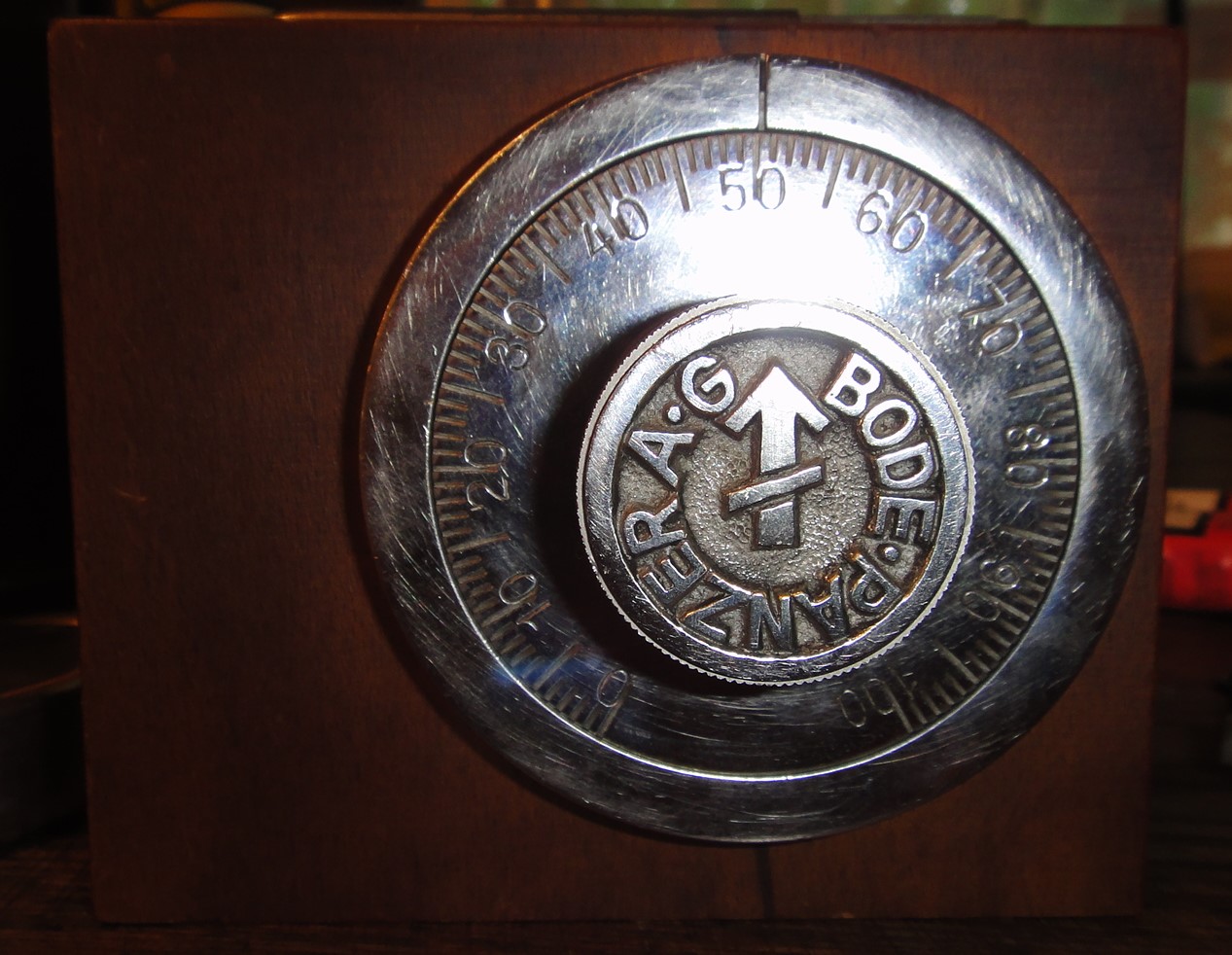 10.30 Uhr, High Noon im Hasenstübchen. Herr Arthur A. Bühl betritt das Hasenstübchen. Alle sind da. Martina, Heike II, Bouncing Joe Asberry und Schwerti sitzen am Stammtisch. Moin Arthurmeister, du alter einarmiger ®. Am Tresen sitzen Brilli - Ralf, Behördenmanni, Roswitha von Freitag, noch, Schneiderheinze und Schlosserklaus mit Heike I, Formel 1 Rudi, Boogie, Sir Waschi und der Gelenkbusfuzzy. Ganz hinten im Eck sitzen noch der HSV Ute, BMW Dedl und der Malermeister " Och ". Am Nebentisch stehen der Nachläufer, der Noagerlzuzzler, der Scholischek, der Stasi Meier mit seinem Freund Strigoy. Aus dem Hinterzimmer sind der Zigeunerschorsch, Giovanni, Lupo der alte Schmierlappen, Pino Frank, Maxam, auch ein deutscher Meister im Lockpicking, Ingo der Wirt von der Oberalster und Sammy der Wirt aus dem Dithmarscher, Schlüsselmichi und der Tschi, lautstark zu hören. In Arthurmeister`s Jukebox spielt " Slow Hand " von den Pointer Sisters. Hannenberger fragt: wie immer ! Arkadasch kommt vom Pissoir und schreit: Arthurmeister, du alter Sympathieträger und Aufmacher, mein alter Freund: wo hast Du denn den einarmigen ® her ? Sag es mir schnell ! Der Automatenpeter gibt eine Lokalrunde nach der anderen ! Er hat am einarmigen Banditen ® gewonnen und jetzt eine Glückssträhne ! Ich will auch solch ein Glück haben. Der ist vom Automaten nicht weg zu kriegen. Aber er solange einen ausgibt ! Den hatte ich noch vom Kujau stehen. Den zweiten einarmigen Banditen ® habe ich zu Mr. Smitz nach Beverly Hill`s, Hollywood, U.S.A. via Luftfracht in deren Bunny Hall liefern lassen. Das hat der Droschkendieter mit seinem Taxi bewerkstelligt. Prost, Stößchen, Salute ! Automatenpeter schreit lallend: Helbing für alle ! Das Hasenstübchen bebt. Sektchen, Stößchen, Prosit und Trallala ! Arthurmeister`s Jukebox spielt Dance Monkey. Der Hannenberger hat sich Heike I in Sachen Logistik Getränke nachlegen, hinter den Tresen geholt. Automatenpeter sitzt immer noch vor dem einarmigen Banditen ® und schreit: Glückssträhne ! Helbing für alle. Hannenberger läßt die Sektkorken knallen. Käppchen ! Die Jukebox spielt sheila B. Devotion, Spacer. Giovanni will aber Gianna Nannini hören. Mittlerweile sind Silkie, Marion und Ingrid hereinspatziert. Damengedeck und Ponyrunde ! Automatenpeter schreit: Helbing für alle ! Plötzlich tut es einen Schlag: Automatenpeter ist mitsamt seiner Helbingflasche vom Hocker auf den Hinterkopf geflogen. Hannenberger, der Objektleiter versucht zu helfen. Sofort geht ein Gerangel los: Der Strigoy, der Noagerlzuzzler und der Nachläufer schubsen sich gegenseitig weg. Automatenpeter stöhnt " Helbing ", versucht auf zu stehen. Alle drei wollen an den einarmigen ®. Da kommt Pelle Pelz von hinten und schreit: Bielefeld, Bier bestellt, Bielefeld, Bier bestellt, schnappt sich den Hocker und schafft es mit einer schlanken Drehung an den Banditen ®. Bielefeld, Bier bestellt. Ich will auch mal gewinnen. Arthurmeister`s Jukebox spielt lautstark sexy von French Affair. Be my lover, be my inspiration. You are so sexy, sex sex sexy, physical und logical temtation. No, no, no higher, higher, Bayby higher. Der Hannenberger und Heike I kommen mit dem nachschenken kaum nach. Jetzt hilft Niekole beim Abwasch. Angela hilft auch. Sammy vom Dithmarscher leert die Aschenbecher. Ingo kotzt in den Schirmständer. Das Hasenstübchen bebt. Schwerti der alte Versicherungsmathematiker aus der City Nord schreit: HMI, wir bezahlen nie ! ERGO heißen wir heute und bescheißen weiter die Leute. Sein Hocker wackelt bedenklich. Formel 1 Rudi krallt sich am Tresen fest. Der einarmige ® blinkt und Pelle gewinnt. HMI, wir bezahlen nie ! ERGO heißen wir heute und bekotzen die Leute ! Pelle schreit: Bielefeld, Bier bestellt. Der Rotamint, der blinkt. Rudi lallt: Scott Speed ! Die Ponyrunde macht Stößchen und Käppchen ! Arkadasch drückt sich an den Stammtisch und fängt ungefragt zu labern an: Arthurmeister, mein Schwippschwager hat eine Schwester und deren Freunds Cousin 2 ten Grades hat mir diesen Profilzylinder von Kale Kilit aus Istanbul mitgebracht. Kannst Du den zerstörungsfrei öffnen ? Der hat nämlich einen Wendeschlüssel wie Keso oder Kaba ! Arthurmeister spricht: Wie immer ! wenn der Schließzylinder von mir geöffnet wird, bleibt er hier am Stammtischaschenbecher ! Arkadasch murmelt. Arthurmeister entnimmt seinem Pick Set seinen deutschen Meister Taster und einen Spanner. Ruck Zuck ist das wehrlose Schloss geöffnet und liegt jetzt zerstörungsfrei auf dem Stammtisch. Arfthurmeister jells: OPEN ! Giovanni meint: aperto. Tschi schreit Ouzo. Bielefeld schreit: Helbing. Pelles Hocker beginnt bedenklich zu wackeln. Schwerti fängt wieder an zu pöbeln: HMI, wir bezahlen nie ! ERGO heißen wir heute und machen weiter fette Beute. Helbing für alle. Stößchen und Prosit. Joe, hier herscht auch heute Bouncing Verbot. Wir sind hier nicht in der NBA. Airball wirfst du zu Hause ! Giovanni hat sich durchgesetzt. Gianna Nannini dröhnt aus der Jukebox und zeigt ihre Titten. Tja, im Hasenstübchen achtet der Hannenberger auf 3 D. Justamente ruft Mr. Smitz aus dem Bunny Hall, Beverly Hills, Hollywood im Hasenstübchen am Hasenberge, an. Hannenberger ruft: Arthurmeister ! Mr. Smitz für dich am Telefon. High Noon Mr. Smitz, are you on party ? Yes, Yes, Arthurmeister. The einarmiger Bandit ®, the Slotmachine is arrived in our Rabbit House. All the Peoble will play the one armed ! What a fun. They are winning sempre. Fun, Fun ! What`s about with the Helbing Brother`s ? Oh, Mr. Smitz, there are a little drunk. What`s about the BILD et Uschi ? Uschi is on Reporter Tour on the Reeperbahn, the Kiez, you know ! I think Droschkendieter bring`s her later in the Hasenstübchen. He has tell, he will play the einarmiger ®. Uschi will have a Glücksträhne. What is Glücksträhne ? If you are winning sempre. The Jukebox is playing: Fading. Yes Mr. Smitz, i have the einarmiger Bandit ® patented by the Gouverment DPMA registerd ! Yes, Yes, for Arthur Bühl, President Pornomeister S.A.R.L. Im Hintergrund ist ein umkippender Barhocker und ein schreiender Pelle zu hören. Helbing, Freibier, Freibier ! Das Gerangel wer am einarmigen ® spielen darf geht von vorne los. Jetzt läßt Schneiderheinze die Glocken läuten. Käppchen, Stößchen, Prösterchen ! Im Hasenstübchen wird getanzt: Dance Monkey ertönt erneut. Pronto ! So Mr. Smitz: Good luck with the einarmiger ® and have a great winning time. And take greating to Harvey and to your President. No Mr. Smitz, I haven`t time, hier is party. Ende des Telefonats ! Das Hasenstübchen feiert. In der Jukebox erklingt: Haindling, Du Depp ! Fortsetzung folgt. Fandom Wiki Arthur A. Bühl, Detektiv aus Hamburg, Profilbild, Lockpicking, Danke Dr. Ulrich Morgenrot, Velbert, Schlüsselregion, Schlüsselfest in Velbert, Forum Niederberg, Schlossmuseum, Schlüsselfest, Schlossherz, Hans Schell Collection, Martina Pall, Graz, Austria, Park Hotel, Brauhaus, BKS, Heiligenhaus, Wilka Schließtechnik, Silca, IHK, KFV, Errebi, Beschlag, Hersteller, ABUS, Arthur Bühl, Arthurmeister ®, Schlosssammler, Bühl Wappen, Bühl Flagge, Bühl Urkunde Patent, BKS, Arthur Meister, Porno Meister, Wernèry, Profilzylinder, Juke Box Arthurmeister You Tube, Buehl Logo, Cutaway Cilinder, Pfaffenhain, Demonstration Lockpicking, Schliesszylinder, Holland, Toool, Rohlinge zur Impression, zerstörungsfrei ohne Schlüssel, Schlüsseldienst, Soultrain, Philysound, TSOP, Es fährt ein Zug nach nirgendwo ! Arthur Bühl.de, Sicherheit, Performance Künstler. TILT, Flipper, einarmiger Bandit, Bally Wulff, Rotamint, Mad Monkey - Slot Machine, Spielautomat Merkur, Casino, Monte Carlo, Jackpot, Merkur Sonne, Jubilee, ROL-A-TOP, Old slot machine, Love Meter, Jet play, Looping the Loop Fürst, Münzschleuder, Astoria, Orakel Automat, Multi, Super Multi, Booster, Toool Lockpicking, Australia, E - Bay, Mein E - Bay, Uliton, Profilzylinder, ABUS, Bremicker und Söhne, Vorhängeschloss, Vorhängeschlösser, Vorhangschloss, Einbausicherung Korf, Raucher, Jesusmaster, Hasenstübchen, bunter Nachmittag, SEO Geister, Web Tüv, Jägermeister, Bild et Uschi, Doublebrain, Präsident, KI Tüv, Stasi, DDR, Himmelsschlüssel, Urkunde, Katalog Stasi, Signatur Bühl, Token, Amerikaner, fälschungssicher, Sicherheitstechnik, DOM, Muster, Kneipe, Eckkneipe, Gastwirtschaft, Wirtschaft, Portacenere, Musterspuren, Tresor, Jord Knaap, Tresoröffnung zerstörungsfrei, KJS, Schlossherz, Lockpickerherz, Pornomeister, Lockpicking Herz, Notöffnung beim Bunten Nachmittag, Arthur Bühl und die Jukebox im Hasenstübchen, einarmiger Bandit, Merkur, Sonne, Nachtjäger, 08 15, Der Goldene Schuss, Ali Baba und die Wunderschlösser, Wunderino, Padlock Collector, Rotalok, Protector junior, Bühl, Art, Kunst, Künstler, Kataloge, BÜHL, Kunstwerke Deutschland, Kunstprojekt Artothek, Arte, Meisterarte, Artworks, Conny Veit, Zwetschgenstadt Bühl, Tipico Games, Casino, online, Spielothek, Slotmagie, Susi Live, Gutscheincode, Erwin, Freispiele, Novolino, FSK ab 18, Gewinnerlos, 0800 ruf nicht an, Spielautomatenwelt, Rock Ola, Wurlitzer, Seeburg, Bluray, Stingray.