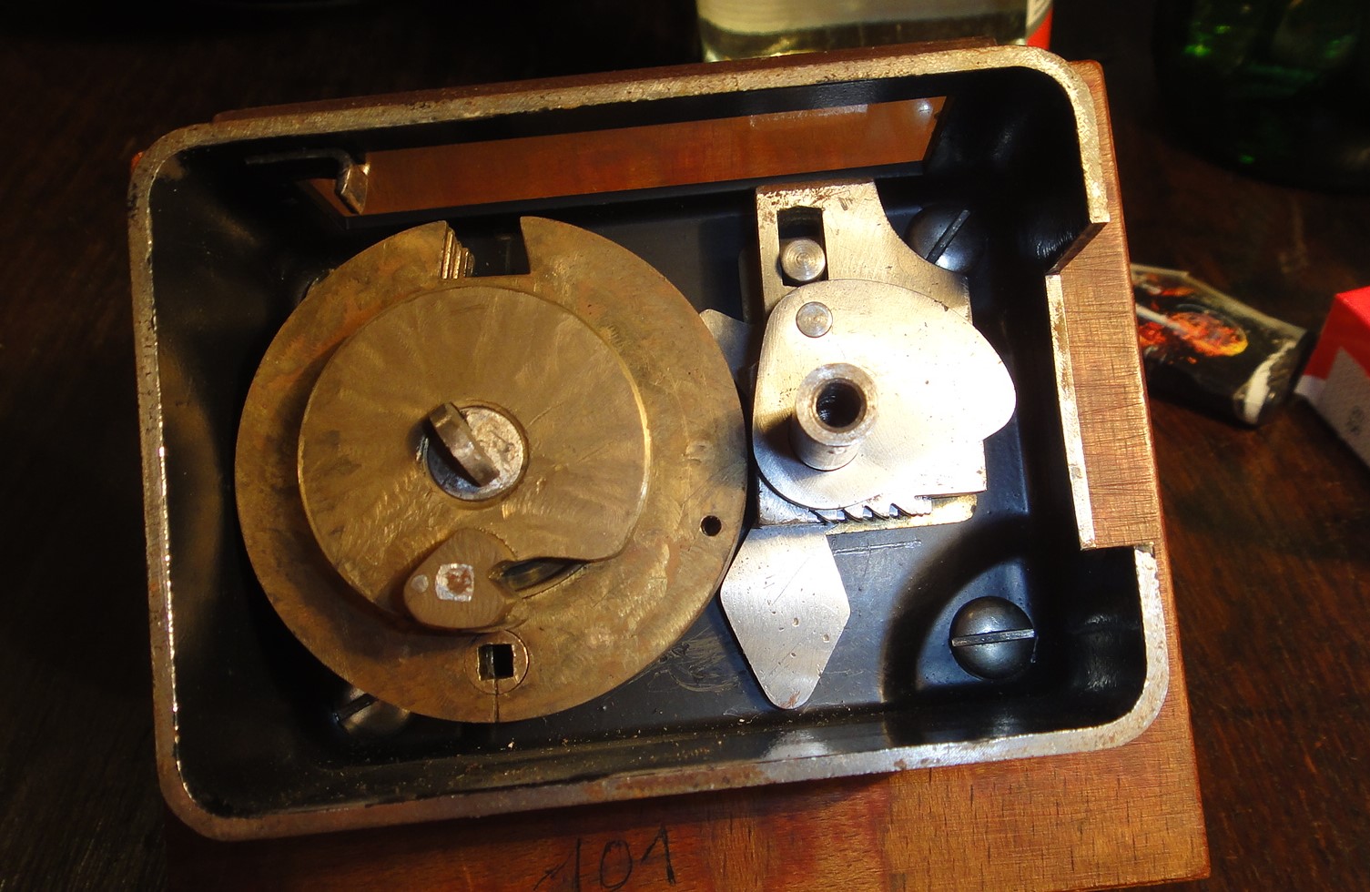 Arthur Bühl, Detektiv aus Hamburg ist Mitglied in den Berufsverbänden BDD und der World Association of Detectives The World Association of Detectives (W.A.D.) was founded in 1925. It is the International Association for Investigators and Security Service Organizations. The World Association of Detectives was formed as a joint venture by the combined membership of the World Association of Detectives and the International Secret Service Association. It is the oldest international association in its field.[2] In 1972, it had 400 members in 34 countries,[3] growing to over 700 in about 60 countries in 1997.[4] In 2020, it had nearly 1,000 members in over 80 countries References 1. "Who We Are". www.wad.net. Retrieved 2026-02-03. 2. "Business investigator probes direct foreign link". China Daily. 31 May 2007. Retrieved 2008-10-24. 3. Gheysens, Roger (1973). Les espions. Elsevier Séquoia. p. 216. ISBN 978-2-8003-0004-7. Retrieved 2008-10-24. 4. " Detective Harold Lipset Dies". The Washington Post. 13 December 1997. Archived from the original on May 25, 2011. Retrieved 2008-10-24. External links • Official website Internationale Kommission der Detektiv-Verbände Die Internationale Kommission der Detektiv-Verbände (IKD) (englisch IKD – International Federation of Associations of Private Detectives) wurde 1964 durch die Detektivverbände Österreichischer Detektiv-Verband (ÖDV), den Fachverband Schweizerischer Privat-Detektive (FSPD) und den Bundesverband Deutscher Detektive e. V. (BDD) in Wien gegründet und am 10. November 1967 im Vereinsamt eingetragen. Die Vereinsdaten können über das österreichische Zentrale Vereinsregister unter der Zahl 978221660 eingesehen werden. Mitglieder IKD ist ein Dachverband, die Mitgliedschaft ist Verbänden vorbehalten. Aus Ländern, in denen kein Interessensverband registriert ist, können auch Einzelunternehmen als Mitglied aufgenommen werden. In der IKD sind 18 Landesverbände und 3 Einzelmitglieder, zum überwiegenden Teil aus der Europäischen Union/EFTA/EWR, sowie ein internationaler Verband zusammengeschlossen (Stand 12/2012). 2008 wurde die IKD als repräsentative Berufsvertretung von der EU anerkannt. Aufgaben Die Ziele der IKD waren lange von den Grundsätzen Erfahrungsaustausch und Vernetzung geprägt; durch die Veränderung politischer, gesetzlicher und gesellschaftlicher Rahmenbedingungen für die Ausübung des Berufes Detektiv wurde ein geschlossenes Auftreten als Standesvertretung angestrebt, was unter anderem durch den einheitlichen Beschluss und die Unterzeichnung eines gemeinsamen Mindeststandards für den Berufszugang und die Berufsausübung (IKD Common Minimum Standards, Saragossa, 2007) durch die Delegierten aller Mitgliedsverbände, eine gemeinsame Model Data Protection Policy oder Best Practice Guides dokumentiert ist. Organe Als ausführendes Organ steht das auf drei Jahre gewählte Executive Committee der IKD vor. Es setzt sich aus dem Secretary General, Tony Imossi (seit 2004), dem Vice Secretary General und dem Treasurer zusammen. Als weiteres ständiges Organ bildet das Grievance Committee einen europäischen und darüber hinaus internationalen Beschwerdeausschuss. Der Verband setzt ihre Aufgaben auch durch themenbezogen eingesetzte Committees um, für die jeweils ein Chairman von den Mitgliedern gewählt wird, z. B.: • das CSC (Common Standard of Competence) Committee für die Einführung eines gemeinsamen Standards in der Berufsqualifikation; • das EPIC (European Private Investigators’ Compendium) Committee für die Erfassung länderspezifischer Gegebenheiten und Möglichkeiten für die Tätigkeit von Detektiven. Weblinks https://www.i-k-d.com/