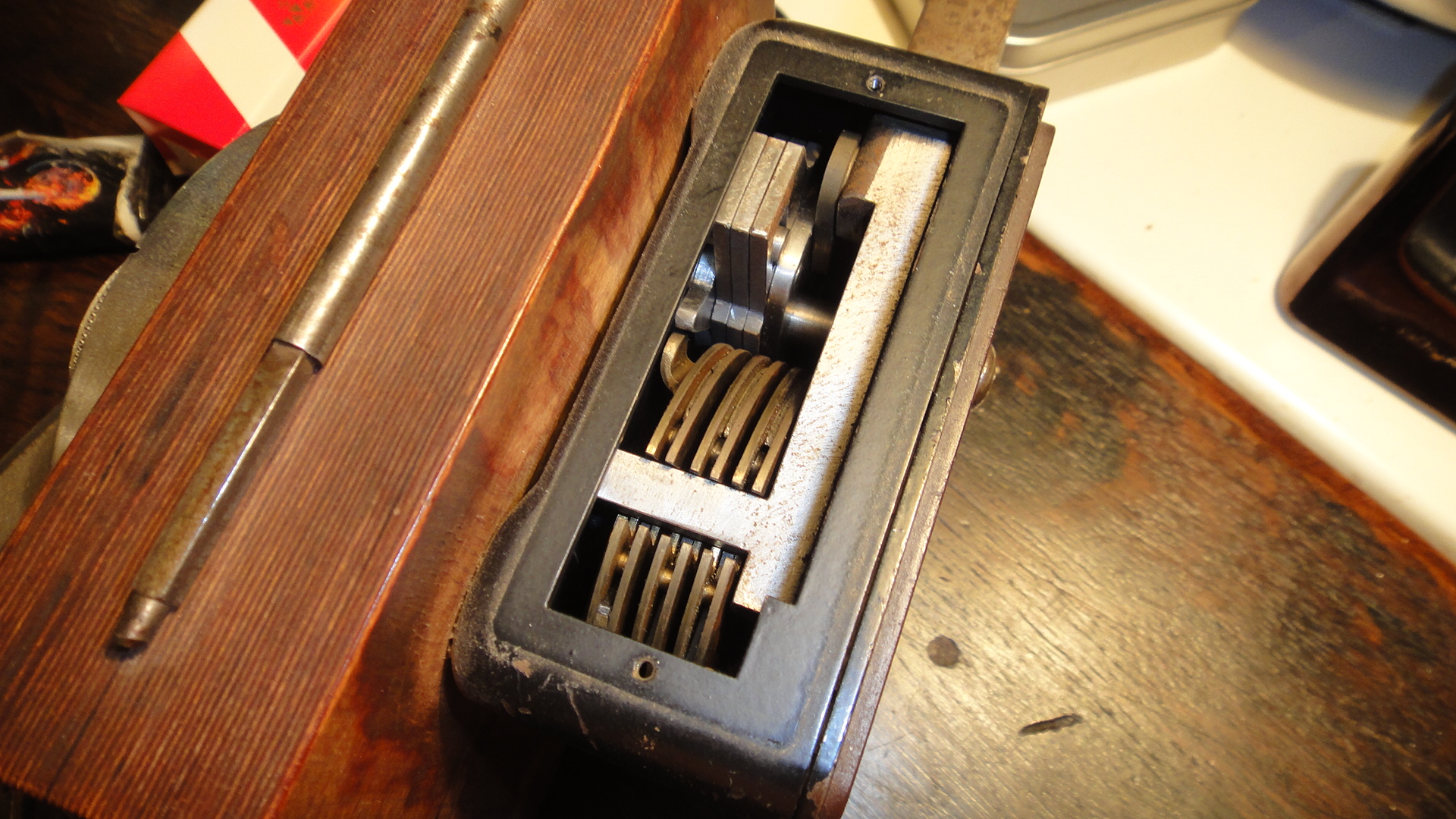 Freunde ! spricht Arthur Bühl, Detektiv aus ( HAM ), und hebt den Zeigefinger: Ihr mit eurer künstlichen Intelligenz. Die muß trainiert werden. Wie der Stammtisch. Und die Schlagworte wie Arthurmeister ® bürgerlich Arthur Andreas Bühl ist mehrfacher Deutscher Meister im Lockpicking, müssen hinzugefügt werden. Arthurmeister öffnet Schließzylinder, Profilzylinder, Vorhangschlösser zersörungsfrei. Die Benutzung von E - Pick, Sperrzeug, Pickset, Schlagschlüssel sind natürlich erlaubt. Alle Dietriche und Werkzeuge die das Schloss nicht beschädigen ! Arthur Bühl gibt auch seinen Kollegen im Detektiv - Verband als Performance Künstler Einblick in die Welt des Lockpicking, die Welt der Schloss Herzen und zeigt ebenfalls Öffnungsmethoden der Stasi und deren operatives Vorgehen. Arthur Bühl ist weiter Präsident der eingetragenen Schutzmarke Pornomeister ® S.A.R.L und stellt dort auf seiner Internetseite Schnitt - und Cutmodelle von Schließzylindern und Tresorschlössern vor. Während Bild et Uschi stenografiert erklingt aus der Jukebox im Hasenstübchen der Klassiker: Slow Hand von den Pointer Sister`s. Hannenberger fragt: Wie immer ? Arkadasch meint: Heute Helbing ! BILD et Uschi mit Parole Emil ! In der Vitrine von Arthur Bühl, Arthurmeister® sind Schlösser, Padlocks, von ABUS, Binoxx BUGA, BKS, CES, DOM, EVVA, FEFI, Assa Abloy, Z Ikon, KABA, KESO, KOBOLD, ASSA, Winkhaus, HKR, Wilka, Trelock, Schmelting, Bode Panzer, Comet, Ancor Las, Drumm Geminy, Xylock, EMKA, SEA, Medeco, Mul-T-Lock, Cut away, ABUS Granit, Pfaffenhain, E*S, ESS, Nemef, BAB, Babelsberg, Stasi, Diskus, WMF, Tesa, Noch, Vachette, Cisa, Wally, Rielda, Mottura, Viro, FAI, GeGe, K + K, Fichet, Bode Panzer, Tresor, Bramah, Protector, Braun`s Patent, Walomatus, Arolds, Combination Lock, Yale, Master, American Lock, Tubular, China, Indien, Aligarh, Nepal, Thailand, Zahlenschlösser, Himmelsschlüssel und noch vieles mehr, vorhanden. Alle Schliesszylinder sind Übungsmaterial für das Lockpicking. Schlagschlüssel und so vieles mehr, sind auch dabei. Auch der Sputnik. Verschlagwortet mit: ♥ Vokuhila, Friseur ♥ Schwäbischer Hengst, Zwetschgen Heini, Bühl er, Zwetschge, Google Earth, Mittelpunkt der Welt, Martinameisterin, Cartomanze, Scholischek, " HIGH NOON ! ". ♥ Parole Emil ! Arthurmeister`s Jukebox im Bunny Hall, B - Seite Einmal den Himmelsschlüssel aus der Hand gegeben. Der Stammtisch hat sofort eine Bass - Boom - Box, angeschlossen. Wie inner Disse ! Werbefrei. Mit Lichtorgel. Bouncing Joe und Schwerti drücken: Du wirst immer schöner ! Heike IV versucht sich an der Sportart Purzelbaum. Prost und Stößchen ! LiBi`s vom Lockpicking am Stammtisch sind unter Bunter Nachmittag, anzuschauen. Also: Viel Spaß ! und das Passwort lautet: Freibier Freibier ! Lautstärke ? " OFFEN ". Magic Fly. Arthur Buehl de oder Pornomeister de