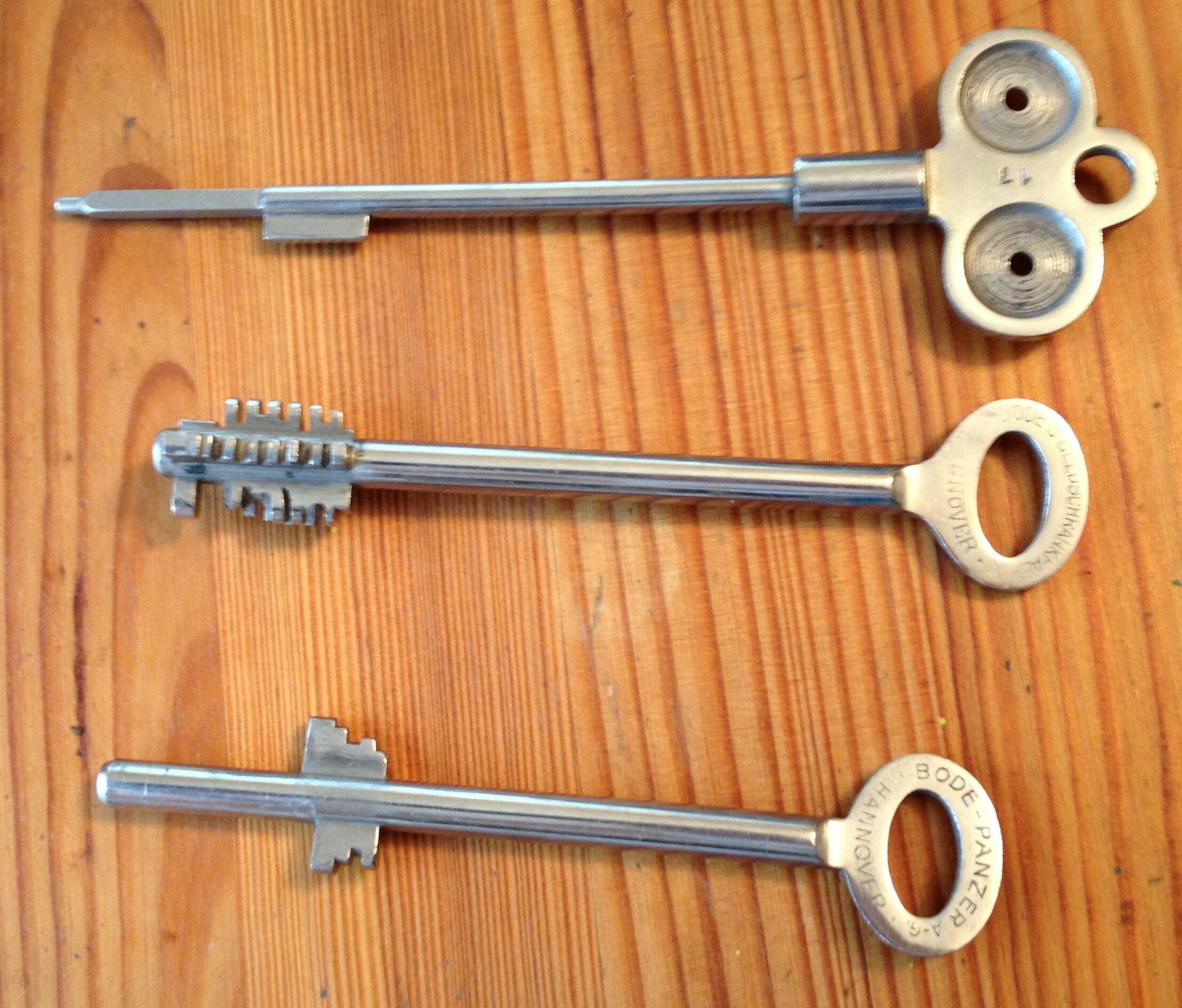 10.30 Uhr, High Noon im Hasenstübchen. Herr Arthur A. Bühl betritt das Hasenstübchen. Alle sind da. Martina, Heike II, Bouncing Joe Asberry und Schwerti sitzen am Stammtisch. Moin Arthurmeister, du alter einarmiger ®. Am Tresen sitzen Brilli - Ralf, Behördenmanni, Roswitha von Freitag, noch, Schneiderheinze und Schlosserklaus mit Heike I, Formel 1 Rudi, Boogie, Sir Waschi und der Gelenkbusfuzzy. Ganz hinten im Eck sitzen noch der HSV Ute, BMW Dedl und der Malermeister " Och ". Am Nebentisch stehen der Nachläufer, der Noagerlzuzzler, der Scholischek, der Stasi Meier mit seinem Freund Strigoy. Aus dem Hinterzimmer sind der Zigeunerschorsch, Giovanni, Lupo der alte Schmierlappen, Pino Frank, Maxam, auch ein deutscher Meister im Lockpicking, Ingo der Wirt von der Oberalster und Sammy der Wirt aus dem Dithmarscher, Schlüsselmichi und der Tschi, lautstark zu hören. In Arthurmeister`s Jukebox spielt " Slow Hand " von den Pointer Sisters. Hannenberger fragt: wie immer ! Arkadasch kommt vom Pissoir und schreit: Arthurmeister, du alter Sympathieträger und Aufmacher, mein alter Freund: wo hast Du denn den einarmigen ® her ? Sag es mir schnell ! Der Automatenpeter gibt eine Lokalrunde nach der anderen ! Er hat am einarmigen Banditen ® gewonnen und jetzt eine Glückssträhne ! Ich will auch solch ein Glück haben. Der ist vom Automaten nicht weg zu kriegen. Aber er solange einen ausgibt ! Den hatte ich noch vom Kujau stehen. Den zweiten einarmigen Banditen ® habe ich zu Mr. Smitz nach Beverly Hill`s, Hollywood, U.S.A. via Luftfracht in deren Bunny Hall liefern lassen. Das hat der Droschkendieter mit seinem Taxi bewerkstelligt. Prost, Stößchen, Salute ! Automatenpeter schreit lallend: Helbing für alle ! Das Hasenstübchen bebt. Sektchen, Stößchen, Prosit und Trallala ! Arthurmeister`s Jukebox spielt Dance Monkey. Der Hannenberger hat sich Heike I in Sachen Logistik Getränke nachlegen, hinter den Tresen geholt. Automatenpeter sitzt immer noch vor dem einarmigen Banditen ® und schreit: Glückssträhne ! Helbing für alle. Hannenberger läßt die Sektkorken knallen. Käppchen ! Die Jukebox spielt sheila B. Devotion, Spacer. Giovanni will aber Gianna Nannini hören. Mittlerweile sind Silkie, Marion und Ingrid hereinspatziert. Damengedeck und Ponyrunde ! Automatenpeter schreit: Helbing für alle ! Plötzlich tut es einen Schlag: Automatenpeter ist mitsamt seiner Helbingflasche vom Hocker auf den Hinterkopf geflogen. Hannenberger, der Objektleiter versucht zu helfen. Sofort geht ein Gerangel los: Der Strigoy, der Noagerlzuzzler und der Nachläufer schubsen sich gegenseitig weg. Automatenpeter stöhnt " Helbing ", versucht auf zu stehen. Alle drei wollen an den einarmigen ®. Da kommt Pelle Pelz von hinten und schreit: Bielefeld, Bier bestellt, Bielefeld, Bier bestellt, schnappt sich den Hocker und schafft es mit einer schlanken Drehung an den Banditen ®. Bielefeld, Bier bestellt. Ich will auch mal gewinnen. Arthurmeister`s Jukebox spielt lautstark sexy von French Affair. Be my lover, be my inspiration. You are so sexy, sex sex sexy, physical und logical temtation. No, no, no higher, higher, Bayby higher. Der Hannenberger und Heike I kommen mit dem nachschenken kaum nach. Jetzt hilft Niekole beim Abwasch. Angela hilft auch. Sammy vom Dithmarscher leert die Aschenbecher. Ingo kotzt in den Schirmständer. Das Hasenstübchen bebt. Schwerti der alte Versicherungsmathematiker aus der City Nord schreit: HMI, wir bezahlen nie ! ERGO heißen wir heute und bescheißen weiter die Leute. Sein Hocker wackelt bedenklich. Formel 1 Rudi krallt sich am Tresen fest. Der einarmige ® blinkt und Pelle gewinnt. HMI, wir bezahlen nie ! ERGO heißen wir heute und bekotzen die Leute ! Pelle schreit: Bielefeld, Bier bestellt. Der Rotamint, der blinkt. Rudi lallt: Scott Speed ! Die Ponyrunde macht Stößchen und Käppchen ! Arkadasch drückt sich an den Stammtisch und fängt ungefragt zu labern an: Arthurmeister, mein Schwippschwager hat eine Schwester und deren Freunds Cousin 2 ten Grades hat mir diesen Profilzylinder von Kale Kilit aus Istanbul mitgebracht. Kannst Du den zerstörungsfrei öffnen ? Der hat nämlich einen Wendeschlüssel wie Keso oder Kaba ! Arthurmeister spricht: Wie immer ! wenn der Schließzylinder von mir geöffnet wird, bleibt er hier am Stammtischaschenbecher ! Arkadasch murmelt. Arthurmeister entnimmt seinem Pick Set seinen deutschen Meister Taster und einen Spanner. Ruck Zuck ist das wehrlose Schloss geöffnet und liegt jetzt zerstörungsfrei auf dem Stammtisch. Arfthurmeister jells: OPEN ! Giovanni meint: aperto. Tschi schreit Ouzo. Bielefeld schreit: Helbing. Pelles Hocker beginnt bedenklich zu wackeln. Schwerti fängt wieder an zu pöbeln: HMI, wir bezahlen nie ! ERGO heißen wir heute und machen weiter fette Beute. Helbing für alle. Stößchen und Prosit. Joe, hier herscht auch heute Bouncing Verbot. Wir sind hier nicht in der NBA. Airball wirfst du zu Hause ! Giovanni hat sich durchgesetzt. Gianna Nannini dröhnt aus der Jukebox und zeigt ihre Titten. Tja, im Hasenstübchen achtet der Hannenberger auf 3 D. Justamente ruft Mr. Smitz aus dem Bunny Hall, Beverly Hills, Hollywood im Hasenstübchen am Hasenberge, an. Hannenberger ruft: Arthurmeister ! Mr. Smitz für dich am Telefon. High Noon Mr. Smitz, are you on party ? Yes, Yes, Arthurmeister. The einarmiger Bandit ®, the Slotmachine is arrived in our Rabbit House. All the Peoble will play the one armed ! What a fun. They are winning sempre. Fun, Fun ! What`s about with the Helbing Brother`s ? Oh, Mr. Smitz, there are a little drunk. What`s about the BILD et Uschi ? Uschi is on Reporter Tour on the Reeperbahn, the Kiez, you know ! I think Droschkendieter bring`s her later in the Hasenstübchen. He has tell, he will play the einarmiger ®. Uschi will have a Glücksträhne. What is Glücksträhne ? If you are winning sempre. The Jukebox is playing: Fading. Yes Mr. Smitz, i have the einarmiger Bandit ® patented by the Gouverment DPMA registerd ! Yes, Yes, for Arthur Bühl, President Pornomeister S.A.R.L. Im Hintergrund ist ein umkippender Barhocker und ein schreiender Pelle zu hören. Helbing, Freibier, Freibier ! Das Gerangel wer am einarmigen ® spielen darf geht von vorne los. Jetzt läßt Schneiderheinze die Glocken läuten. Käppchen, Stößchen, Prösterchen ! Im Hasenstübchen wird getanzt: Dance Monkey ertönt erneut. Pronto ! So Mr. Smitz: Good luck with the einarmiger ® and have a great winning time. And take greating to Harvey and to your President. No Mr. Smitz, I haven`t time, hier is party. Ende des Telefonats ! Das Hasenstübchen feiert. In der Jukebox erklingt: Haindling, Du Depp ! Fortsetzung folgt. Fandom Wiki Arthur A. Bühl, Detektiv aus Hamburg, Profilbild, Lockpicking, Danke Dr. Ulrich Morgenrot, Velbert, Schlüsselregion, Schlüsselfest in Velbert, Forum Niederberg, Schlossmuseum, Schlüsselfest, Schlossherz, Hans Schell Collection, Martina Pall, Graz, Austria, Park Hotel, Brauhaus, BKS, Heiligenhaus, Wilka Schließtechnik, Silca, IHK, KFV, Errebi, Beschlag, Hersteller, ABUS, Arthur Bühl, Arthurmeister ®, Schlosssammler, Bühl Wappen, Bühl Flagge, Bühl Urkunde Patent, BKS, Arthur Meister, Porno Meister, Wernèry, Profilzylinder, Juke Box Arthurmeister You Tube, Buehl Logo, Cutaway Cilinder, Pfaffenhain, Demonstration Lockpicking, Schliesszylinder, Holland, Toool, Rohlinge zur Impression, zerstörungsfrei ohne Schlüssel, Schlüsseldienst, Soultrain, Philysound, TSOP, Es fährt ein Zug nach nirgendwo ! Arthur Bühl.de, Sicherheit, Performance Künstler. TILT, Flipper, einarmiger Bandit, Bally Wulff, Rotamint, Mad Monkey - Slot Machine, Spielautomat Merkur, Casino, Monte Carlo, Jackpot, Merkur Sonne, Jubilee, ROL-A-TOP, Old slot machine, Love Meter, Jet play, Looping the Loop Fürst, Münzschleuder, Astoria, Orakel Automat, Multi, Super Multi, Booster, Toool Lockpicking, Australia, E - Bay, Mein E - Bay, Uliton, Profilzylinder, ABUS, Bremicker und Söhne, Vorhängeschloss, Vorhängeschlösser, Vorhangschloss, Einbausicherung Korf, Raucher, Jesusmaster, Hasenstübchen, bunter Nachmittag, SEO Geister, Web Tüv, Jägermeister, Bild et Uschi, Doublebrain, Präsident, KI Tüv, Stasi, DDR, Himmelsschlüssel, Urkunde, Katalog Stasi, Signatur Bühl, Token, Amerikaner, fälschungssicher, Sicherheitstechnik, DOM, Muster, Kneipe, Eckkneipe, Gastwirtschaft, Wirtschaft, Portacenere, Musterspuren, Tresor, Jord Knaap, Tresoröffnung zerstörungsfrei, KJS, Schlossherz, Lockpickerherz, Pornomeister, Lockpicking Herz, Notöffnung beim Bunten Nachmittag, Arthur Bühl und die Jukebox im Hasenstübchen, einarmiger Bandit, Merkur, Sonne, Nachtjäger, 08 15, Der Goldene Schuss, Ali Baba und die Wunderschlösser, Wunderino, Padlock Collector, Rotalok, Protector junior, Bühl, Art, Kunst, Künstler, Kataloge, BÜHL, Kunstwerke Deutschland, Kunstprojekt Artothek, Arte, Meisterarte, Artworks, Conny Veit, Zwetschgenstadt Bühl, Tipico Games, Casino, online, Spielothek, Slotmagie, Susi Live, Gutscheincode, Erwin, Freispiele, Novolino, FSK ab 18, Gewinnerlos, 0800 ruf nicht an, Spielautomatenwelt, Rock Ola, Wurlitzer, Seeburg, Bluray, Stingray.