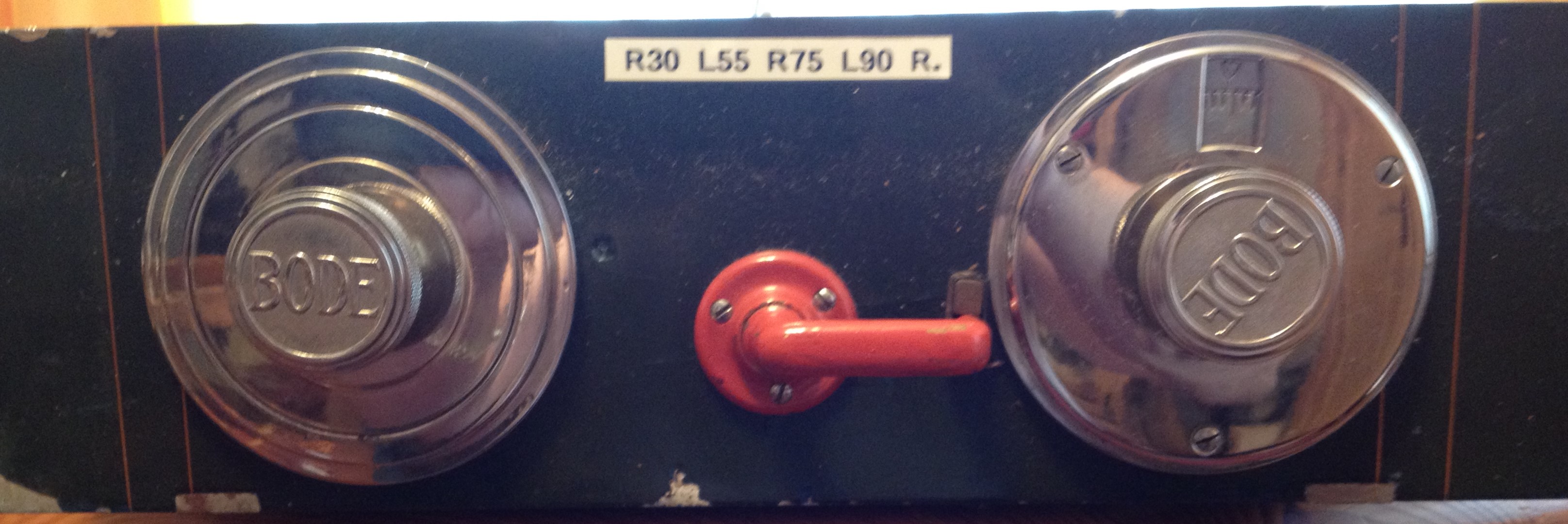 Arthur Bühl, Arthurmeister ®,Lockpickerherz ® Schlossherz ®, Pornomeister ®, neuer SEO Text für 2026 12.00 Mittags im Hasenstübchen. Basketball Bouncing Joe Asberry schreit: Prost ! Die Glocke kingelt ! In Arthurmeister`s Jukebox im Hasenstübchen spielt: Slow Hand von den Pointer Sisters. Ferrari Rudi sitzt am Tresen. Anstatt Helbing trinkt er heute Underberg. Pelle und Heike I machen Stößchen. Justamente klingelt das Telefonino. Der Hannenberger lacht zu Bouncing Joe Asberry: Ich wette mit Dir: Da ruft unser Freund Mr. Smitz vom Playboy an. Arthurmeister geh endlich ran. Die Glocke klingelt. Yes Mr. Smitz, yes, yes Mr. Smitz. Yes great, you know. Yes, yes we have a Party. Yes, yes. Ja: Angela Merkel, die kennen wir. You know: " Bundeskanzlerin ". Giovanni ruft: Bella Donna: Signora Merkel is the CEO of the world. Yes, Yes Mr. Smitz, i will look about her Memoiren. Oh Mr. Smitz ? Her Biographie with her Signature ? OH, Mr. Smitz mit Widmung ? Das wird nicht einfach ! no easy, you know ! Da muß die Glocke aber ein ganzes Wochenende läuten. Prost. Helbing. Yes Mr. Smitz, hands on the heard, you know, difficult ! Arkadasch !!! Smitz U.S.A. braucht die Memoiren von Angela Merkel signiert mit dem Text: Für Mr. Smitz from the Playboy ! Also pass auf: Dein Schwippschwager ist doch Aufsteller bei der Messe. Ja, Buchmesse. Dort hält die Merkel eine Autogrammstunde. Der soll sich dort anstellen mit seinen Kumpani. Ja, der Smitz läßt hier die Glocke läuten. Das gesamte Wochenende. Hannenberger gibt das Passwort: Freibier, Freibier ! Die Glocke läutet jetzt: Helbing ! In Arthurmeister`s Jukebox spielt: The Tramps - Disco Inferno - Orginal Longversion Tony Mendes ! Basketball Bouncing Joe swingt mit dem Kopf mit. Jetzt meint Arkadasch: Oh meine Kumpani trauen sich nicht zu Dr. Angela Merkel. Die haben Angst vor Ihr. Kein Autogramm heißt kein Freibier. Droschkendieter !! Du fährst jetzt zur Buchhandlung, holst drei Biographien von der ollen Merkel, fährst weiter zum Kujau ! Ja, der hat dem Heinemann vom Stern, Hamburg, gefälschte Tagebücher verkauft. Der soll dir in ein Exemplar die Unterschrift der Merkel und die Widmung reinmalen. Sag ihm viele Grüße vom Arthurmeister und Parole Freibier, Freibier ! Dann malt der es dir sofort. Der kann das freudigst. Und sag ihm, das sei für Smitz, Amerika. Aber diesmal soll er keine rosa Tinte verwenden. Dann kommst du wieder her und wir alle unterschreiben das zweite, dann fährst du geschwind rüber nach Fuhlsbüttel, drängelst dich am Luftfrachtschalter vor, läßt die Bücher verpacken und paßt auch auf, das die auch tatsächlich im nächsten Flieger in die U.S.A. reisen. Dann hat er die Bücher, quasi wenn der Flieger landet. Sag denen: Parole: Freibier, Freibier ! Arthur und wozu das dritte Buch ? Du Depp, wenn beim unterschreiben vom zweiten Buch einer draufkotzt oder ein Brandloch reinmacht dann haben wir Ersatz ! Und diesen legen wir dann hinter den Tresen ins Regal und tuen so als hätten wir es gelesen. Es reicht das wir Frau Bundeskanzlerin mit guten, besoffenen, nicht ausgeklügelten, dummen, peinlichen Ratschlägen beraten haben ! Punkt. In Arthurmeister´s Jukebox spielt: Lady von Kenny Rogers. Sir Waschi hat gleich CHARLIE RICH - The most Beautifull Girl in The World, gedrückt. Die Stimmung ist gut. In der Jukebox spielt mittlerweile Aloe Blanc - I need a Dollar. Die Stimmung ist fantastisch ! Jetzt steigert sich die Stimmnung noch als der Nachläufer Roberto Blanco - Caramba, Caracho ein Whiskey, Carambo Caracho ein Gin, verflucht Sacrcameto Dolores und alles ist wieder hin ! In Rio de Janeiro… drückt. Der Noagerlzutzler drückt Roberto Blanco - Der Puppenspieler von Mexico und räumt Gläser ab. Hannenberger reicht schon einmal den Himmelsschlüssel ! Schwerti fragt: Mastertouch und wenn der Dir auf die Schliche kommt ? Du Depp, was glaubst du wenn der erfährt, daß er einen orginalen Kujau, dem Tagebuchfälscher hat, dann läuft der durch Beverly Hills und gibt damit bei jedem an, als sei er The Greatest. Und Du weißt: Die Schriftsachverständigen vom Stern oder von der Bild et und der Heinemann brauchten Monate bis sie diesen Betrug mit dem Verkauf der Tagebücher erkannt haben. In Arthurmeister`s Jukebox spielt: Calvin Harris & Sam Smith: Promises ! und es wird mitgesungen. Das Droschkendieter dann doch nur beim Papierfuzzy im Copy Shop neben an war ? weil der Kujau besoffen war ? Quatsch, kalter Kaffee, der Smitz verhöckert das Buch an Rockefeller. Was glaubst du, warum die Parole Freibier Freibier lautet ? Wir sind hier nicht bei der Wohlfahrt. Ferrari Rudi macht Ralala: Sonntag ist Formel I in Indianapolis. Denkt dran: High Noon ist dann morgens 07.00 Uhr. Die Glocke läutet ununterbrochen. Freibier, Freibier, Freibier, Parole Freibier. Let Michael pass for the Championship ! Das gesamte Hasenstübchen tanzt und platzt aus allen Nähten. In der Jukebox spielt James Last und Orchester: T.S.O.P The Top Sound of Philadelphia ! Prost, Prosit und Stößchen ! Der Hannenberger sieht zufrieden aus. Taged with: Bühler Zwetschge, Bühl Wappen, Zwetschgenhengst, Zwetschgenfest, Meister, Arthur Andreas Bühl, Privatdetektiv. Arthurmeister007@gmail.com