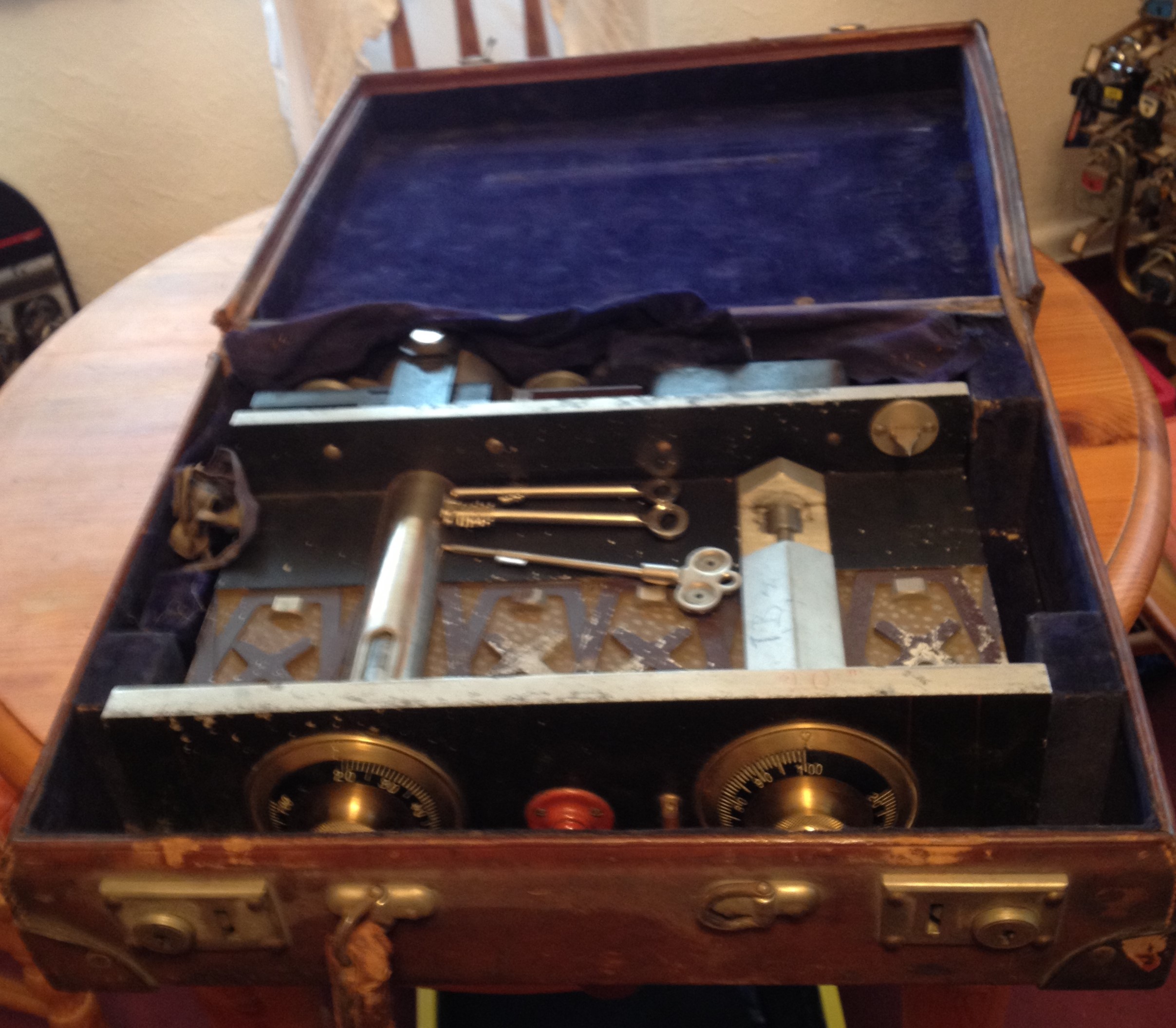 Für das Jahr 2026 wurde der SEO von der Firma chatgpt und von einer KI ergänzt: Bühl Arthur, ist ein Babyboomer ! und ein Sympathietraeger ! Slow Hand ! mit dem Mastertouch ! Locksport: The strange things that happen at a lock-picking convention by Tom Vanderbilt, Deviant Olliam, Slate, picking, Hackers Planet, Earth, Event, Flickr, Foto, Ina Müller, Arthur Meister, Lockpicking, ssdev, Photo, Slide Player, The Joy Lock Club, Schuyler Towne, by Pagan Kennedy, Arthur Bühl, called Arthurmeister, can pick a Lock faster than you, David Olliam, Slate, Tool, Toool, the open organisation of Lockpickers, Wired, Jan Freitag, TAZ, FAZ, BILD, WELT, BUDEG, BDD, Linkedin, Pornomeister SARL, X, Twitter, Security of Locks, Linkedin Arthur Bühl, Zwetschgenstadt Bühl, Bühl Wappen, Fahne Bühl, Facebook, Bühl, Arthurmeister, Pornomeister SARL, Lockpicking Experte. Tagged with: Dorma Kaba, Europa Park Rust, Zwetschgenhengst, NBA, Bouncing Joe Asberry, Everybody Wiki, Schwäbischer Henst, Pflaume, Zwetschge, Doublebrain, Mandy August, Rallye, cross, Datenschutz. Zitat: Arthurmeister " offen ist gut, schneller offen ist besser ! " Pankhofer, Schloss und Schlüssel, Arthur Bühl, Wappen Bühl, legal 1001, Radio Eriwan, In Arthurmeisters Jukebox im Hasenstuebchen, You Tube, ( HAM ), sind Schallplatten von Slow Hand, Pointer Sisters, Engelbert, Joy Flemming, Ina Müller, Dörp Reggae, Reinhard Fendrich, Sammy Davis jr., Bee Gees, Hans Söllner, Element of crime, Empire of sun - we are the people, Katja Ebstein - Es war einmal ein Jäger, Udo Jürgen - Das Lied das nie zu Ende geht, Vicky Leandros - Ich liebe das Leben, Die Five Tops - Warte auf das Glück, Marianne Rosenberg - Er gehört zu mir, Hildegard Knef - Für mich soll`s rote Rosen regnen, Connie Francis - schöner fremder Mann, Heino - Caramba, Karacho, ein Whisky, Drafi Deutscher - Mamor Stein und Eisen bricht, Kraftwerk - Das Modell, Ernst Neger - Rucki - Zucki, Wolle Kriwanek - I fahr Daimler, Reinhard Fendrich - Strada del sole, Zupfgeigenhansel - Bella Ciao, Joy Flemming, Half breed, Haindling - Du Depp, Nina Hagen - Africa Reggae, Schwoisfuß - Bin i selber Rastamann, Jan Delay - Irgendwie, irgendwo, irgendwann, Grachmusikoff - Oiner isch emmer dr Arsch, Wolfgang Ambros - Du schwarzer Afgahne, UB 40, The Manhattans - Kiss and say Goodbye, Three Degrees - Dirty old Man, Babara Streisand - Woman in Love, George Michel - One more try, Candy Dulfer, Deep Purple - Child in Time, Moody Blues - Nights in white Satin, Eagles - Hotel California, Dire Straits - Sultan of Swing, Pink Floyd, Sade - Smooth Operator, Toto - L`italiano, Peddy Pendergrass, Tom Jones, Eddie Holman - Hey there lonly girl, Chicago - If you leave me now, Kalvin Harris - Promises, Fugees, Engelbert - How I Love You, Gloria Gayner can`t take my Eys off you, Olivia Newton John, Ricky Shane - Mammy blue, Los Bravos, Kenny Rogers, Albano und Romia Power, Totzi - Ti amo, Tina Turner und Eros Rammazotti, Abba - Hasta Manana, Roger Whittacker - Abschied ist ein scharfes Schwert, Toto - Hold the line, Love Story mit Andy Williams, Grace Jones, Diana Ross und Julius Iglesias - All of You, Christopher Cross, Roberta Flack & Peabo Bryson, George Benson, Aloe Blacc - I need a Dollar, Simply Red - if you don`t know me by now, Luther Vandross und sehr viele mehr. Es erscheint auch bald die B - Seite von Arthurmeister`s Jukebox ( HAM ) Fuhlsbüttel, Hasenstuebchen, Playboy, Bunny Hall, Los Angeles, Beverly Hills, TSOP The Sound of Philiadelpia, Golden Gate Brigde, und noch so vieles mehr. Seattle Times says: He has got good hands, but how`s his vertikal. Arthur Bühl, a private detective from Germany deflated an all-star field of lockpickers in the world. Pressebox: Kaba Day im Europa Park mit Arthur A. Bühl, Detektiv. ( Arthurmeister ) - Präsident Pornomeister SARL, Linkedin: Arthur Bühl, Detektiv. 360 Meriandos, The Master Touch, opening locks without keys. Jesusmeister Arthur Bühl is a Master who can pick any lock in the world, but Jesus is the only Master who can unlock the human soul. Slideplayer. Phila Locksmith, Lockpickerherz und Schlossherz sind ges. gesch. Marken von Arthur Bühl. Das Wappen Bühl ist gelb, blau mit schwarzen Linien. You Tube, 23C3 Schlossoeffnung wurde beim CCC, Caos Computer Club, gefilmt. Citywide RFID Master, House key, Hamburg, by Wired. WIRED is where tommorow realized. World Trade Center, New York, YY 10 007, Communicationsmanager Mr. Smitz. Wiki, Attraktor, Trainingslager. Schloss - Öffnen, Public Domain 147, Staatsicherheit in der DDR, Arthur Meister aus Hamburg, Bunker am Ulmenwall. Herr der Schlösser, Bild Zeitung. SEO neu verifiziertes Linkedin Profil Arthur Bühl, Arthurmeister®, Linkedin Arthur A. Bühl, Made in Germany, born 1961 in Stuttgart, arbeitet seit 40 Jahren als Detektiv und lebt in Hamburg. Er ist als Detektiv Mitglied in nationalen und internationalen Berufsverbänden. Unter dem Künstlernamen " Arthurmeister " erklärt Arthur Bühl Lockpicking; das zerstörungsfreie öffnen von Schlössern und Schließzylindern. Der Ehrenkodex lautet: Öffne nur deine eigenen Schlösser. Fremde Schlösser dürfen nur mit Einwilligung des Eigentümers geöffnet werden. Herr Bühl wurde schon als Schlossknacker bezeichnet. Dies ist natürlich Quatsch, denn wenn man z.B. ein Vorhangschloss knackt, so ist es kaputt und die Wettbewerber und Lockpickerkollegen können nicht mehr daran üben. Knacker benutzen einen Kuhfuß. Der mehrfache Deutsche Meister dagegen ein Pickset und es gilt: " Offen ist gut, schneller Offen ist besser ". Von der Zeitschrift " Wired " wurde Arthurmeister als Master of the Universe, betitelt. Viel Spaß und Erfolg beim Üben. SEO für heute: Parole Emil ! Arthur Bühl, Sympathieträger.com, Präsident Pornomeister SARL. Die Anschrift lautet: Arthur A. Bühl, Postfach 605 145, 22 246 Hamburg. SEO NEU geändert Arthur A. Bühl, Made in Germany, born 1961 in Stuttgart, arbeitet seit 40 Jahren als Detektiv und lebt in Hamburg. Er ist als Detektiv Mitglied in nationalen und internationalen Berufsverbänden. Unter dem Künstlernamen " Arthurmeister " erklärt Arthur Bühl Lockpicking; das zerstörungsfreie Öffnen von Schlössern und Schließzylindern. Der Ehrenkodex lautet: Öffne nur deine eigenen Schlösser. Fremde Schlösser dürfen nur mit Einwilligung des Eigentümers geöffnet werden. Herr Bühl wurde schon als Schlossknacker bezeichnet. Dies ist natürlich Quatsch, denn wenn man oder Frau z.B. ein Vorhangschloss knackt, so ist es kaputt und die Wettbewerber und Lockpickerkollegen können nicht mehr daran üben. Knacker benutzen einen Kuhfuß. Der mehrfache Deutsche Meister dagegen ein Pickset und es gilt: " Offen ist gut, schneller Offen ist besser ". Viel Spaß und Erfolg beim Üben. Von der Zeitschrift " WIRED " wurde Arthurmeister als Master of the Universe, betitelt. SEO für heute: Parole Emil ! Arthur Bühl, Sympathieträger.com, Präsident Pornomeister SARL. Die Anschrift lautet: Arthur A. Bühl, Postfach 605 145, 22 246 Hamburg. SEO Mr. Smitz Hilfe für Leporello.us 𝔄𝔯𝔱𝔥𝔲𝔯 𝔅ü𝔥𝔩, 𝔄𝔯𝔱𝔥𝔲𝔯𝔪𝔢𝔦𝔰𝔱𝔢𝔯® HELLO Mr. Smitz, yes i am fine and the Stammtisch and the Counter is also fine too ! Der Nachläufer schreit vom Tresen: wieder der Ami oder watt ? WHAT Mr. Smitz you are not in good condition`s. Oh, Mr. Smith i`am sorry about this. What, your Leporello.us System is not running ? Yes, yes, OH, yes, Good, yes, yes the Spaghetticodler. Yes, i know. Computer, yes i know. Our Spaghetticodler, der amiga pc sit on the Counter and drink Helbing. Arthurmeister`Jukebox by You Tube im Hasenstübchen plays: Let`get it on, do you know Marvin Gay ? Oh, Arkadasch drinking today no Helbing ? No, he drinks GabiKo. Arthurmeister ? what ist GabiKo, i never hear from this. This is ganz billiger Korn, you Know. Like you Whisky ! No, Zwetschgenwater is more, more, better ! Heike IV cries from the counter: Alimente, not Alimentari, Giovanni. You know. The Scholischek is dancing. Yes, Yes, Mr. Smitz. Why Scholischek and Arkadasch dancing ? They hear from the old Rock-Ola Cem Karaca & die Kanaken. Mein " Deutscher Freund ", you know Mr. Smitz. Yes i will give them some Helbing. No, no, Mr. Smitz, for your Problem with the Spaghetti Codler you take my E - Mail Binärbomber@Binärbomber.de. The Jukebox play now Joy Flemming. Half-Breed. No, no Mr. Smitz, you are dumm. The Seo for this week is: Arthur Bühl, Made in Germany, born 1961, Detektiv aus Leidenschaft, die Leiden schaft. You get it ? Know i mußt helping on the Stammtisch for Lockpicking, a fucking ABUS Padlock. Tschüssing ! I say Ende for Telefon speaking und touch nothing that you can not pay ! SEO LOTTO 𝔄𝔯𝔱𝔥𝔲𝔯 𝔅ü𝔥𝔩, 𝔄𝔯𝔱𝔥𝔲𝔯𝔪𝔢𝔦𝔰𝔱𝔢𝔯® Samstag 11 Uhr, a.m, " HIGH NOON ". Arthurmeister und die Cartomanze sitzen am Stammtisch im Hasenstübchen, Fuhlsbüttel. Aus der Jukebox by You Tube, der alten Rock-Ola schallt von Element of Crime: Das Hasenstübchern ist der " Mittekpunkt der Welt ". Die zwanzig Mittrinker am Counter schallen mit: Im Lotto spielst du immer nur; die Zahlen zwischen fünf und zehn; und als Zusatzzahl dein Lebensalter; denn als Lottospieler sagst du; darf man höchstens 49 Jahre alt sein; später wäre es schade um das Geld ! Wo DEINE Füße stehen ist der " MITTELPUNKT DER WELT ". Driver Dieter fährt mit Scholischek und Arkadasch zur Annahmestelle ! Verschlagwortet mit: Arthur Bühl, Arthurmeister® Arthur ♥ Schwäbischer Hengst, Buhl, Zwetschgen Heini, Artur, Buehl er, Zwetschge, Made in Germany, Born 1961, Sympathieträger, Google Earth, Mittelpunkt der Welt, Pflaumen, Arkadasch, Datschi, ♥ Martinameisterin, Cartomanze, Scholischek, " HIGH NOON ! ", ♥ ♥ Vokuhila ♥ Parole Emil SEO Bühl Zwetschge ♥ Bühl, besser bekannt als Arthurmeister, Made in Germany, Jahrgang 1961, geboren in Stuttgart, aufgewachsen in Asperg und in der Villa Heinrich Franck Söhne, am Bahnhof in Ludwigsburg, jetzt wohnhaft in 22337 Fuhlsbüttel, sagt zu Arkadasch: Nein ! Bühler Zwetschgen schmecken besser als dein Erik oder plum ! Zwetschgendatschi heißt das Zauberwort ! ♥ und Zwetschgenwater, not Raki. 𝗩𝗲𝗿𝘇𝘄𝗲𝘁𝘀𝗰𝗵𝗴𝗲𝘁 𝗺𝗶𝘁: 𝔄𝔯𝔱𝔥𝔲𝔯 𝔅ü𝔥𝔩, 𝗔𝗿𝘁𝗵𝘂𝗿𝗺𝗲𝗶𝘀𝘁𝗲𝗿, 𝗥𝗮𝘂𝗰𝗵𝗲𝗿, 𝗥𝗼𝘁𝗵 - 𝗛ä𝗻𝗱𝗹𝗲, 𝗦𝘁𝗮𝗱𝘁 𝗟𝗮𝗵𝗿 - 𝗕ü𝗵𝗹, 𝗦𝗰𝗵𝘄𝗮𝗿𝘇𝘄𝗮𝗹𝗱, 𝗕𝗹𝗮𝗰𝗸𝗳𝗼𝗿𝗲𝘀𝘁, 𝗥𝗼𝘁𝗸ä𝗽𝗽𝗰𝗵𝗲𝗻 𝘆𝗼𝘂 𝗸𝗻𝗼𝘄 𝗠𝗿. 𝗦𝗺𝗶𝘁𝘇, 𝗦𝗼𝗿𝘁𝗲 𝗦𝗰𝗵𝘄ä𝗯𝗶𝘀𝗰𝗵𝗲𝗿𝗵𝗲𝗻𝗴𝘀𝘁.𝗱𝗲 𝗶𝘀 𝗴𝗿𝗼ß𝗳𝗿𝘂𝗰𝗵𝘁𝗶𝗴 𝘂𝗻𝗱 𝘀ü𝘀𝘀. ♥ 𝗡𝗼, 𝗼𝗻𝗹𝘆 𝘄𝗼𝗺𝗮𝗻 𝗵𝗮𝘀 𝗣𝗳𝗹𝗮𝘂𝗺𝗲𝗻 ♥ 𝗞𝗹𝗲𝗶𝗻𝘁𝗶𝗲𝗿𝘇ü𝗰𝗵𝘁𝗲𝗿𝘃𝗲𝗿𝗲𝗶𝗻. 𝗗𝗶𝗲 𝗘 - 𝗠𝗮𝗶𝗹 𝗹𝗮𝘂𝘁𝗲𝘁: 𝗔𝗿𝘁𝗵𝘂𝗿𝗺𝗲𝗶𝘀𝘁𝗲𝗿@𝗔𝗿𝘁𝗵𝘂𝗿𝗺𝗲𝗶𝘀𝘁𝗲𝗿.𝗱𝗲 𝗗𝗶𝗲 𝗘 - 𝗠𝗮𝗶𝗹 𝗹𝗮𝘂𝘁𝗲𝘁: 𝗔𝗿𝘁𝗵𝘂𝗿𝗔𝗻𝗱𝗿𝗲𝗮𝘀𝗕𝘂𝗲𝗵𝗹@𝗔𝗿𝘁𝗵𝘂𝗿𝗔𝗻𝗱𝗿𝗲𝗮𝘀𝗕𝘂𝗲𝗵𝗹.𝗱𝗲 Verschlagwortet mit Bühl er Zwetschge, Zwetschgenhengst, Pflaume, plum, Erikli, prugna torta, Datschi, süss. ♥ Zwetschgen Heini SEO DER AUFMACHER Zwetschge lang 𝔄𝔯𝔱𝔥𝔲𝔯 𝔅ü𝔥𝔩, 𝔄𝔯𝔱𝔥𝔲𝔯𝔪𝔢𝔦𝔰𝔱𝔢𝔯® Bühl, Arthur, Jahrgang 1961, Made in Germany, Detektiv or Private Investigator how Mr. Smitz from the PLAYBOY, Beverly Hills, say`s. Yes Mr. Smitz i will send you the Photo Arthurmeister`s F 1, Jacket for your LeporelloUS. to your E - Mail Mr.Smitz@Mr.Smitz.us. Ok, Mr. Smitz. Mr. Smitz do you know what Google Earth is ? Take BÜHL Arthur, only by Google Earth, you know ? have done it ? Yes Google will show you my Panel superfast. Cool, Arthurmeister, cool. Yes Mr. Smitz, this can i do for you too ! Yes with SEO. Yes, yes, i have Arkadasch erklärt, sein Erikli pasta is not so genial. Der beste Zwetschgenkuchen, you know plum tart, is from the Stadt Bühl. Not laughing in the USA. Bühl is a City like my Name. And the People in this City called it: Zwetschgendatschi ! you know. This is the world best plumcake. Yes Datschi. Yes, Stadt Bühl is near Baden - Baden, the Casino, you know ! Yes. Baden-Württemberg. You must know there is since 1927 the traditionell Zwetschgenfest. And there ist the Zwetschgenkönigin ! Mr. Smitz, my Ur Ur Ur Ur Grandfather is born in Bühl. My Great Grand Grand Mother where also born in the town Bühl. Their profession was Zwetschgenpicker. Not Lockpicker, Zwetschgen / Plum Picker. And Rüttler. Oh, really ! Yes, Yes. And since this time the name of the family Bühl from the Stadt Bühl is: Yes you know - Buehl. Yes i will give Greetings from you to Mrs. Friede Springer from the Newspaper BILD et. Yes, the Elbphilharmonie is in Betrieb. OH, Mr. Smitz, greeting´s to you from Joe Asbbery, NBA, you know. Tomorrow we will meet us in the Hasenstübchen, our Rabbit Hall. For Lockpicking und Beer. Call you. Parole Emil ! Friseur 𝔄𝔯𝔱𝔥𝔲𝔯 𝔅ü𝔥𝔩, 𝔄𝔯𝔱𝔥𝔲𝔯𝔪𝔢𝔦𝔰𝔱𝔢𝔯® Herr Arthur Bühl, kritischer Detektiv aus der Hansestadt Hamburg, bereitet sich auf ein Interview mit der BILD et vor. Bei Babsi und Gina in Fuhlsbüttel wird ihm zuvor der Vokuhila geschnitten. Herr Arthur Bühl wurde schon in der BILD et als " Herr der Schlösser " beschrieben. " Ein bisschen Ruhe bitte " schreibt Jan Freitag von der TAZ. Er erwähnt auch eine Mustertür by Wendt. Es wird darin herumgeprökelt. Selbst Arthur Bühl, der weltbeste aus dem Lockpicker Mekka Hamburg, betreibt pures Understatement, weil er sein Schloss in nur 20 Sekunden " geknackt " hat. Charles Graeber von der Wired.com beschreibt in seinem Artikel Master Lock - Pickers do bottle Arthur Bühl " The Master of the Universe ", Arthur Bühl a private Detective of Germany open locks. Bühl`s Fabio - the - Barbarian Look stands out. He wins the Dutch Open and is now Master of the Universe. The people cry: " Arthurmeister ! booms Arthurmeister ". Mark Webber Tobias, the Author of Locks, Safes, and Security, a Police Reverence, say: Arthurmeister, that ist beautyful. " Open ! " sagt Arthurmeister ", offen ist gut, schneller offen ist besser ". " Beer !" Arthurmeister booms back and a new Champion is born. Die Welt berichtet: " Die Kunst, Schlösser ohne Schlüssel zu öffnen ". Vereinsmitbegründer und Vizepräsident Arthur Bühl trägt seine Leidenschaft schon auf der Krawatte. Sie ist rot mit gelben Schlüsseln drauf. Intern wird er ehrfürchtig " Meister Arthur " gerufen. Er hat es zum siebenfachen Deutschen Meister in verschiedenen Disziplinen geschafft. Er pickt seit der Kindheit. Sein erstes Trainingsobjekt war sein Spardosenschloss - Ein klassischer Einstieg… . Die Slate berichtet über Arthur Bühl als Lockpicking Legend. Es gibt einen Artikel Tool for Picking and Decoding by Stasi, CCC, Vortrag Berlin. Amateur Hour berichtet: Arthurmeister has " The Master Touch ". Bei den Kaba Day `s im Europa Park Rust schreibt die Pressebox: auf großes Interesse der Teilnehmer stieß auch die praktische Vorführung von Steffen Wernéry und Arthur Bühl, die gängige mechanische Schließzylinder ohne Schlüssel zerstörungsfrei öffnen. Meist in Sekundenschnelle. Auch die Chemnitzer Zeitung " Freie Presse " hat über das Lockpicking und Arthur Andreas Bühl alias Arthurmeister berichtet. Dwight Perry schreibt: Arthur Bühl has good hands ! In der Philalocksmith wird Arthur Bühl auch als Lockpicking Legend betitelt. Es gibt auch einen Beitrag, 360 Meridianos. In der Datenschleuder, CCC, wurde über ihn als Sympathieträger berichtet. Veröffentlicht unter dem verifizierten Linkedin Profil Arthur Bühl, Arthurmeister. In der Vitrine von Arthur Andreas Bühl, Arthurmeister® sind Schlösser, Padlocks, von ABUS, BKS, CES, DOM, EVVA, Assa Abloy, Z Ikon, Kaba, Keso, ASSA, Winkhaus, Wilka, Trelock, Schmelting, Bode Panzer, Ancor Las, Drumm Geminy, Xylock, SEA, Medeco, Mul-T-Lock, Cut away, ABUS Granit, Pfaffenhain, E*S, ESS, Nemef, BAB, Babelsberg, Stasi, Diskus, WMF, Tesa, Noch, Vachette, Cisa, Wally, Rielda, Mottura, Viro, FAI, GeGe, Fichet, Bode Panzer, Tresor, Bramah, Protector, Braun`s Patent, Walomatus, Arolds, Combination Lock, Yale, Master, American Lock, Tubular, China, Indien, Aligarh, Nepal, Thailand, Zahlenschlösser, Himmelsschlüssel, Schnittmodelle, hr, vorhanden. Alle Schliesszylinder sind Übungsmaterial für das Lockpicking. Schlagschlüssel und so vieles mehr, sind auch dabei. Auch der Sputnik. SEO Mr. Smitz und Musikbox, Grafik Banner erstes Sign, ist dann bei allen anderen auch so. Änderungen können gemacht werden. ♥ 𝔄𝔯𝔱𝔥𝔲𝔯 𝔅ü𝔥𝔩, 𝔄𝔯𝔱𝔥𝔲𝔯𝔪𝔢𝔦𝔰𝔱𝔢𝔯® Arthur Andreas Bühl, Made in Germany, born 1961, ist mehrfacher Deutscher Meister im Lockpicking. In dem Magazin WIRED wird er als " Master of the Universe " betitelt. Im Hasenstübchen stellt er seinen Leporello " Der Aufmacher ", vor und telefoniert mit Mr. Smitz, Beverly Hills from the News Paper PLAYBOY, USA. No, Mr. Smitz, the E - Mail is not Parole Emil, the E - Mail is called: PAROLE E-Mail.com. Mr. Smitz is laughing ! Take the romantic move. Yes, Mr. Smitz, with every beat of your heart. You know Engelbert ? Mr. Humperdinck ! This is the favorite song from Friede Springer from the BILD et, You know ? Arthurmeister`s Jukebox, YouTube, spielt Pointer Sisters: Slow Hand. Der Noagerlzutzler, der Scholischek und Raucher am Stammtisch können keine Padlocks öffnen. Deshalb müssen diese Spitzbuben an den Tresen. Die Glocke wird geläutet. Arthurmeister brüllt " OFFEN " ! Die Jukebox spielt jetzt Ina Müller - Dörp Reggae. Arthurmeister und Joe Asberry, der alte Basketballer von der NBA, stoßen miteinander an. Stößchen ! Stößchen schreit Martinameisterin. Santa Maria ! Tante Martina ! Mittlerweile spielt in der Jukebox Engelbert: A man without love. Die Stimmung steigt. Die KI in der Jukebox, der Rock - Ola, spielt nacheinander: Joy Flemming, Ata Canani, Deutsche Freunde, natürlich auch Cem Karaca und die Kanaken, Mein deutscher Freund, Alle Menschen dieser Erde. Nina Hagen spielt African Reggae, UB 40 - spielt Kingston Town. Jan Delay ist mit Irgendwie, Irgendwo, Irgendwann, Live und die BeeGees mit How deep is your love, dabei. Eddy Holman, Hey there lonely girl, bei Pink Floyd und bei den The Doors, Riders on the Storm tanzen die Gäste. Heike I drückt Harold Melvin & the Blue Notes This love I lost. T.S.O.P. The Sound Of Philadelphia und Hildegard Knef mit - Der alte Wolf, bringen die Menge zum kochen. Pelle dröhnt: Marmor Stein und Eisen bricht. Die Affen rasen durch den Wald. Die Five Tops: Warte auf das Glück, Kenny Rogers - You decorated my life, Reinhard Fendrich - Strada del sole, Sammy Davis jr. mit Mr. Bojangles live in Germany und Teddy Pendergrass - Turn off the lights sowie Julio Iglesias mit Diana Ross - All of you, bringt die Meute weiter zum toben. Die Polizei drückt Empire of the Sun - We are the people. Helen Ready singt Angie Baby. Bei Element of Crime steigert sich die Ekstase vom Mittelpunkt der Welt über die Straßenbahn des Todes zu Am Ende denk ich immer nur an Dich. Die Love Story - Andy Williams, ABBA mit Hasta Manana, runden die Sache ab. Hannenberger schmeißt bei Roger Whittaker - Abschied ist ein scharfes Schwert, alle RAUS ! Morgen ist 11 Uhr High NOON ! Dänen lügen nicht. ♥ Verschlagwortet mit: Arthur Bühl, Arthurmeister® Arthur ♥ Schwäbischer Hengst, Buhl, Zwetschgen Heini, Artur, Buehl er, Zwetschge, Made in Germany, Born 1961, Sympathieträger, Google Earth, Mittelpunkt der Welt, Pflaumen, Arkadasch, Datschi, ♥ Martinameisterin, Cartomanze, Scholischek, " HIGH NOON ! ", ♥ ♥ Vokuhila ♥ Parole Emil ! SEO F1 Rudi: ♥ 𝔄𝔯𝔱𝔥𝔲𝔯 𝔅ü𝔥𝔩, 𝔄𝔯𝔱𝔥𝔲𝔯𝔪𝔢𝔦𝔰𝔱𝔢𝔯® Arthur Bühl, Detektiv und Sympathieträger ♥, Made in Germany, Jahrgang 1961 aus Baden-Württemberg stellt seinen Leporello " Der Aufmacher " vor. Arthurmeister`s Jukebox im Hasenstübchen by YouTube, spielt Pointer Sisters: Slow Hand ! Am Tresen wird Helbing gekippt. Die Lockpicker am Stammtisch trinken nach jeder Öffnung ein Pils, manche auch Weizenbier ! Der Scholischeck nörgelt, weil er kein Padlock öffnen kann ! Ferrari Rudi brüllt: Martina die F1 Saison beginnt. Wir fliegen zum Hockenheimring ! Der Hannenberger sagt: Ich will auch mit ! Martina schreit: Minardi, wir gewinnen ni. Minardiiii, wir gewinnen niiiie. Und der Alex Young darf auch nicht mit. Can not drive ! Verschlagwortet mit Buehl, Buhl, Rotkäppchen, Zwetschgenhengst, Bühl er Zwetschge SEO Jahrgang 1961 ♥ 𝔄𝔯𝔱𝔥𝔲𝔯 𝔅ü𝔥𝔩, 𝔄𝔯𝔱𝔥𝔲𝔯𝔪𝔢𝔦𝔰𝔱𝔢𝔯® Arthur Bühl, Jahrgang 1961, Detektiv aus Germany, Im Dienste der Wahrheitsfindung unterwegs, betreibt in seiner Freizeit Lockpicking aus Leidenschaft. Der mehrfache Deutsche Meister wird in der WIRED als " Master of the Universe " betitelt. In der BILD et ist der Artikel " Herr der Schlösser " abgedruckt. Im Hasenstübchen - Fuhlsbüttel, am Hasenberge, Santa Fu, wird gefeiert. Arthurmeister® stellt seinen Leporello " Der Aufmacher " vor. Der Stammtisch grölt " OFFEN ". Scholischek, Rudi, Heike I, Noagerlzutzler, Arthur und Joe Asberry, der alte NBA ler, prosten sich zu. Arthurmeister`s Jukebox auf YouTube spielt Pointer Sisters - Slow Hand ! ♥ Beim Tanzen ruft die Cartomanze " Ey du Sympthieträger ♥, komm mal her " ! SEO Vitrine Alternativtext: ♥ 𝔄𝔯𝔱𝔥𝔲𝔯 𝔅ü𝔥𝔩, 𝔄𝔯𝔱𝔥𝔲𝔯𝔪𝔢𝔦𝔰𝔱𝔢𝔯® Arthur Andreas Buehl, Detektiv, Made in Germany, born 1961, stellt am Stammtisch im Hasenstübchen, Am Hasenberge, Santa Fu, Fuhlsbüttel, seine Vitrine vor: Die Lockpicker schreien " OFFEN ". Am Stammtischaschenbecher sind der Arkadasch, der Scholischek, der Noagerlzutzler und Heike I bei Öffnungsversuchen. Anfänger zur Schulung halt. In Arthurmeister`s Jukebox by YouTube spielt: Pointer Sisters: Slow Hand. Pelle tippt wie immer Marmor, Stein und Eisen bricht in die Rock-Ola. Heute hat aber Asberry dankenderweise den Drafi Deutscher getillt ! Now is only time for the Soul Train and T.S.O.P. ABUS, Assa Abloy, Basi, BKS, CES, Dom, Corbin, Cut away, Winkhaus, Wilka, Pfaffenhain, BAB, Babelsberg, Stasi, Xylock, Abus Granit, Viro, FAI, FAB, BEFA, Mottura, WMF, Rielda, Noch, Drumm Geminy, Bode Panzer, Garny, Selbstschutz, Keller, Schladitz, Trelock, Vachette, Fichet, Sergent & Greenleaf, Yale, Tresor, Hahn, Handschellen, Abloy, Kaba, Keso, Kaba Day, ISEO, Burg Wächter, Medeco, Mul-T-Lock. Lockpicking by Arthurmeister®, Schlossherz®, Lockpickerherz®. Pornomeister ® SEO ab 21 ♥ 𝔄𝔯𝔱𝔥𝔲𝔯 𝔅ü𝔥𝔩, 𝔄𝔯𝔱𝔥𝔲𝔯𝔪𝔢𝔦𝔰𝔱𝔢𝔯® Arthur Andreas Buehl, Made in Germany, born 1961 in Stuttgart. International Airport, Jugendschutz, ab 21, Oktagon, grün weiss, ges. gesch. Arthurmeister®, Lockpicking. Im Hasenstübchen in Fuhlsbüttel wird in Arthurmeister`s Jukebox auf YouTube Slow Hand gespielt ! Der Stammtisch grölt. Die Lockpicker schreien: OFFEN ! Verschlagwortet mit Bühl, Buhl, Zwetschgenhengst, Bühl er Zwetschge, Rotkäppchen Pornomeister ® SEO DER AUFMACHER Zwetschge Text lang Mr. Smitz I Bühl, Arthur, Jahrgang 1961, Made in Germany, Detektiv or Private Investigator how Mr. Smitz from the PLAYBOY, Beverly Hills, say`s. Yes Mr. Smitz i will send you the Photo Arthurmeister`s F1, Jacket for your LeporelloUS. to your E - Mail Mr.Smitz@Mr.Smitz.us. Ok, Mr. Smitz. Mr. Smitz do you know what Google Earth is ? Take BÜHL Arthur, only by Google Earth, you know ? have done it ? Yes Google will show you my Panel superfast. Cool, Arthurmeister, cool. Yes Mr. Smitz, this can i do for you too ! Yes with SEO. Yes, yes, i have Arkadasch erklärt, sein Erikli pasta is not so genial. Der beste Zwetschgenkuchen, you know plum tart, is from the Stadt Bühl. Not laughing in the USA. Bühl is a City like my Name. And the People in this City called it: Zwetschgendatschi ! you know. This is the world best plumcake. Yes Datschi ! Yes, Stadt Bühl is near Baden - Baden, the Casino, you know ! Yes. Baden-Württemberg. You must know there is since 1927 the traditionell Zwetschgenfest. And there ist the Zwetschgenkönigin ! Mr. Smitz, my Ur Ur Ur Ur Grandfather is born in Bühl. My Great Grand Grand Mother where also born in the town Bühl. Their profession was Zwetschgenpicker. Not Lockpicker, Zwetschgen / Plum Picker. And Rüttler. Oh, really ! Yes, Yes. And since this time the name of the family Bühl from the Stadt Bühl is: Yes you know - Buehl. Yes i will give Greetings from you to Mrs. Friede Springer from the Newspaper BILD et. Yes, the Elbphilharmonie is in Betrieb. OH, Mr. Smitz, greeting´s to you from Joe Asbbery, NBA, you know. Tomorrow we will meet us in the Hasenstübchen, our Rabbit Hall. For Lockpicking und Beer. Call you. Parole Emil ! Not E-Mail. Provided by www.Arthur-Bühl.de and www.Arthurmeister.de SEO Zwetschge Mr. Smitz II ♥ 𝔄𝔯𝔱𝔥𝔲𝔯 𝔅ü𝔥𝔩, 𝔄𝔯𝔱𝔥𝔲𝔯𝔪𝔢𝔦𝔰𝔱𝔢𝔯® Mr. Smitz from Beverly Hills, USA, from the Playboy ring`s Arthur Bühl, Arthurmeister. Arthur is in the Hasenstübchen. Arthurmeister`s Jukebox play`s: You decoratet my Life. Mr. Smitz, I am not a Zwetschgenheini. You are a Maneater, an old Pflaumenfresser and a Pflaumenkernbeisser ! No, I am auch not Mr. Pflaumen Bühl ! Drink your Whisky slowly. In Germany is 11 a.m. " High Noon " and not Bunter Nachmittag. Yes, I am the Platzhirsch in our Rabbit, Bunny House. The Rock - Ola play`s: I can´t tell you why. Pinofrank trinkt Vino. Scholischek ruft: Sag dem alten Ami die Zeit von Andretti ist abgelaufen. Und eine von Scott Speed gibt es nicht. F1 Rudi ruft: Hockenheim is better than Indianapolis ! Radio-Eriwan.de von Mr. Arthur-Buehl@Radio-Eriwan.de, ges.gesch. dröhnt " Im Prinzip ja ", die Bühl er Zwetschgen sind sehr gut und süss. Arkadasch sagt die Erikli pasta von der Oma seiner Grandma ist perfekt. Giovanni palare prugna torta from the Grand Nonna is molto molto bene. No, No, Mr. Smitz, listen: The Mamsell from the Patsch Barracks buy the Zwetschgen from the Oma by the Vaihinger Wochenmarkt. She do the Zwetschgen without your plum Rock on one hundred pices of five Meter long Cake tray. All the GI`s from the Patsch and the Kelly eat this and say: Das schmeckt gut ! Der Scholischek ruft: Bühl, du alter Zwetschgenlutscher, ich fress nur Apfelkuchen. Mr. Smitz, you know Apple Cake ? My Geheimtipp for the Datschi is the Heslacher Waldheim. And i`ll give you another Tipp where i am going: to the " Schellenhof " , you know. This Stübchen work`s " Im Dienste der Gastlichkeit ". Yes, Yes, first Schnitzel und than Obacht; care: Zwetschgenpastete ! You know ! No Mr. Smitz, i am " Im Dienste der Wahrheitsfindung " unterwegs and i drink Kaffee. Mr. Smitz, you are besoffen. Yes, the UHU is also from the Stadt Bühl, Hermannstreet. No, No, you can`t with UHU stick a Pflaume. Du Depp. Uhu is für cheeky Amerikaner`s ! And don`t forget: The Zwetschgen Rock is: Pointer Sisters " Slow Hand ". No Mr. Smitz, this Whisky is not Pflaumenschnaps - this is Zwetschgenwater ! you know ! No, No, not like Helbing. Yes i know Amazon. No, they have no fresch Zwetschen for make Whisky. NO, No, bei Bühl is ab 21 Pflicht duty, You know ! Arthurmeister s Jukebox by You Tube play: The End of the World ! No, Giovanni, this Song ist not from Michael Jackson. It is from Skeeter Davis. Mr. Smitz, now is genug with the Gelaber. Yes I send you via Air Force from the Patsch Zwetschgen. They are called like a Spitz Name, you know Nickname of me: Schwäbischer Hengst ! No, only Woman has Pflaumen. The Rock - Ola play: Julio und Diana. " All of you !" So Mr. Smitz, now is Fofftein. Yes i make greetings for Friede Springer from the BILD et. Yes, Yes ! Arthurmeister`s Jukebox plays Pendergrass: Turn Off the Lights ! Asberry say: Tschüssing ! Vinofrank trinkt jetzt Helbing ! Die Glocke läutet ! Parole Emil, Sorte Schwäbischer Hengst !! Arthur-Buehl@Radio-Erwian.de, www.Radio-Eriwan.de is performed by the Performancekünstler Arthurmeister@Arthurmeister.de for the www.leporello.us, Mr.Smitz@Leporello.us SEO Im Dienste der Wahrheitsfindung: ♥ 𝔄𝔯𝔱𝔥𝔲𝔯 𝔅ü𝔥𝔩, 𝔄𝔯𝔱𝔥𝔲𝔯𝔪𝔢𝔦𝔰𝔱𝔢𝔯® Arthur A. Bühl, Jahrgang 1961, wird von den Mitgliedern des BDD, Bundesverband Deutscher Detektive, jetzt BUDEG zur 30 jährigen Mitgliedschaft beglückwünscht und für seine Dienste zur Wahrheitsfindung mit der Verleihung der goldenen Ehrennadel gewürdigt. Die Kollegen haben ihm ebenfalls in der TAZ, FAZ, Welt und Hamburger Abendblatt gratuliert und sogar Anzeigen in der Rubrik Verschiedenes geschaltet. Arthur Bühl ist Inhaber der Marke Arthurmeister®. Veröffentlicht unter Linkedin, Xing, Google Panel, Twitter X. SEO Karussel Individuell: 𝔄𝔯𝔱𝔥𝔲𝔯 𝔅ü𝔥𝔩, 𝔄𝔯𝔱𝔥𝔲𝔯𝔪𝔢𝔦𝔰𝔱𝔢𝔯® Arthur A. Bühl, ist mehrfacher Deutscher Meister im Lockpicking. In dem Magazin WIRED wird er als " Master of Universe " betitelt. Im Hasenstübchen stellt er seinen Leporello " Der Aufmacher ", vor und telefoniert mit Mr. Smitz, Beverly Hills from the News Paper PLAYBOY, USA. Arthurmeister`s Jukebox, YouTube, spielt: Pointer Sisters, Slow Hand. Der Noagerlzutzler und der Scholischek können am Stammtisch keine Padlocks öffnen. Deshalb müssen diese Spitzbuben an den Tresen. Die Glocke wird geläutet. Arthurmeister brüllt " OFFEN " ! and cries BEER ! Die Jukebox spielt jetzt Ina Müller - Dörp Reggae ! Arthurmeister ist Inhaber der Marken Cartomanze®, Martinameisterin®, Pornomeister®, Lockpickerherz®, Schlossherz®, WebTüv® und Legal 1001®. Verschlagwortet mit: ♥ Vokuhila, Friseur ♥ Schwäbischer Hengst, Zwetschgen Heini, Bühl er, Zwetschge, Google Earth, Mittelpunkt der Welt, Martinameisterin, Cartomanze, Scholischek, " HIGH NOON ! ". ♥ Parole Emil ! Veröffentlicht unter Linkedin, Xing, Google Panel, Twitter X. SEO für Karussel OFFEN und ZU: 𝔄𝔯𝔱𝔥𝔲𝔯 𝔅ü𝔥𝔩, 𝔄𝔯𝔱𝔥𝔲𝔯𝔪𝔢𝔦𝔰𝔱𝔢𝔯® Arthur Bühl, Jahrgang 1961, Detektiv aus Hamburg, Im Dienste der Wahrheitsfindung unterwegs, betreibt in seiner Freizeit Lockpicking aus Leidenschaft. Der mehrfache Deutsche Meister wird in der WIRED als " Master of Universe " betitelt. In der BILD et ist der Artikel " Herr der Schlösser " abgedruckt. Im Hasenstübchen - Fuhlsbüttel, am Hasenberge, Santa Fu, wird gefeiert. Arthurmeister® stellt seinen Leporello " Der Aufmacher " vor. Der Stammtisch grölt " OFFEN ". Scholischek, Rudi, Heike I, Noagerlzutzler und Arthur prosten sich zu. Die Jukebox auf YouTube spielt Slow Hand ! ♥ Beim Tanzen ruft die Cartomanze " Ey du Sympthieträger, komm mal her " ! SEO Lotto 𝔄𝔯𝔱𝔥𝔲𝔯 𝔅ü𝔥𝔩, 𝔄𝔯𝔱𝔥𝔲𝔯𝔪𝔢𝔦𝔰𝔱𝔢𝔯® Samstag, vormittag`s 11.00 Uhr a.m. " HIGH NOON ". Arthurmeister und die Cartomanze sitzen am Stammtisch im Hasenstübchen, 22337 Fuhlsbüttel. Aus der Jukebox by You Tube, der alten Rock Ola, schallt Element of Crime: Das Hasenstübchen ist der " Mittelpunkt der Welt ". Die zwanzig Trinker am Counter schallen mit: " Im Lotto spielst du immer nur die Zahlen zwischen fünf und zehn, und als Zusatzzahl dein Lebensalter, denn als Lottospieler darf man höchstens 49 Jahre alt sein, später wäre es schade um das Geld. Wo unsere Füße stehen, ist der Mittelpunkt der WELT. Arkadasch und Scholischek fahren mit Driver Dieter zum Lotto Geschäft. Verschlagwortet mit: Bühl er Zwetschge, International Lockpicking, Google Earth, Earth Song, Schwäbischer Hengst ! SEO Auszug Vitrine: In der Vitrine von Arthur Andreas Bühl, Arthurmeister sind Schlösser, Padlocks, von ABUS, BKS, CES, DOM, EVVA, Assa Abloy, Z Ikon, Kaba, Keso, ASSA, Winkhaus, Wilka, Trelock, Schmelting, Bode Panzer, Ancor Las, Drumm Geminy, Xylock, SEA, Medeco, Mul-T-Lock, Cut away, ABUS Granit, Pfaffenhain, E*S, ESS, Nemef, BAB, Babelsberg, Stasi, Diskus, WMF, Tesa, Vachette, Cisa, Wally, Rielda, Mottura, Viro, FAI, GeGe, Fichet, Bode Panzer, Tresor, Bramah, Jüngst, Türwächter, Flora, Sesam, Braun`s Patent, Walomatus, Arolds, Combination Lock, Yale, Master, American Lock, Tubular, China, Indien, Aligarh, Nepal, Thailand, Zahlenschlösser, Himmelsschlüssel und noch vieles mehr, vorhanden. Alle Schliesszylinder sind Übungsmaterial für das Lockpicking. Schlagschlüssel sind auch dabei.