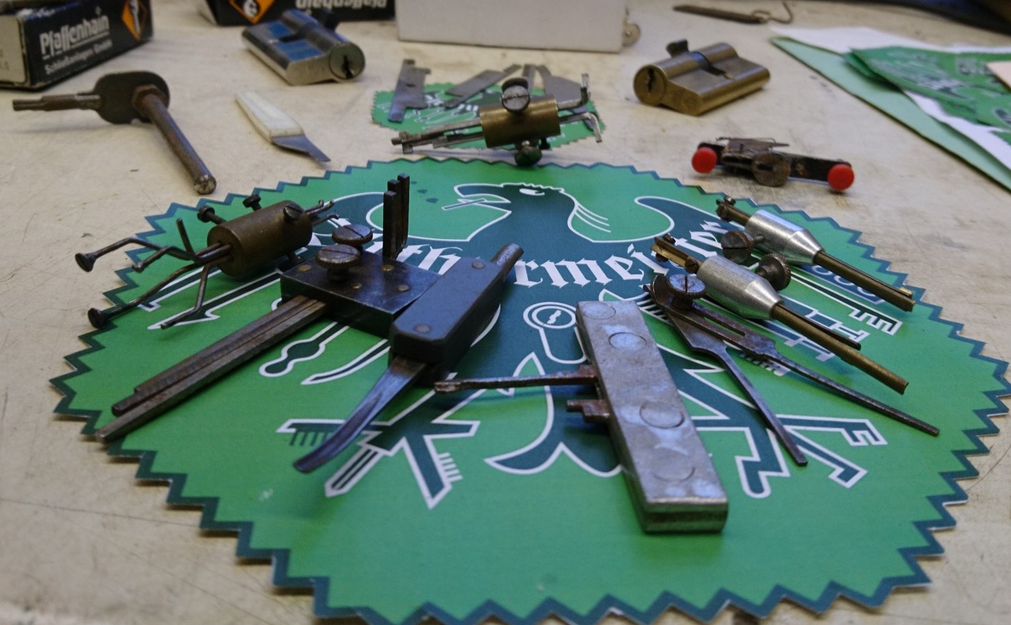 Arthur A. Bühl, Made in Germany, born 1961 in Stuttgart, arbeitet seit 40 Jahren als Privatdetektiv und lebt in Hamburg. Er ist als Detektiv Mitglied in nationalen und internationalen Berufsverbänden. Unter dem Künstlernamen " Arthurmeister " erklärt Arthur Bühl Lockpicking; das zerstörungsfreie Öffnen von Schlössern und Schließzylindern. Der Ehrenkodex lautet: Öffne nur deine eigenen Schlösser. Fremde Schlösser dürfen nur mit Einwilligung des Eigentümers geöffnet werden. Herr Bühl wurde schon als Schlossknacker bezeichnet. Dies ist natürlich Quatsch, denn wenn man oder Frau z.B. ein Vorhangschloss knackt, so ist es kaputt und die Wettbewerber und Lockpickerkollegen können nicht mehr daran üben. Knacker benutzen einen Kuhfuß. Der mehrfache Deutsche Meister dagegen ein Pickset und es gilt: " Offen ist gut, schneller Offen ist besser ". Viel Spaß und Erfolg beim Üben. Von der Zeitschrift " WIRED " wurde Arthurmeister als Master of the Universe, betitelt. SEO für heute: Parole Emil ! Arthur Bühl, Sympathieträger.com, Präsident Pornomeister SARL. Die Anschrift lautet: Arthur A. Bühl, Postfach 605 145, 22 246 Hamburg. Die E - Mail lautet: Arthurmeister@Arthurmeister.de