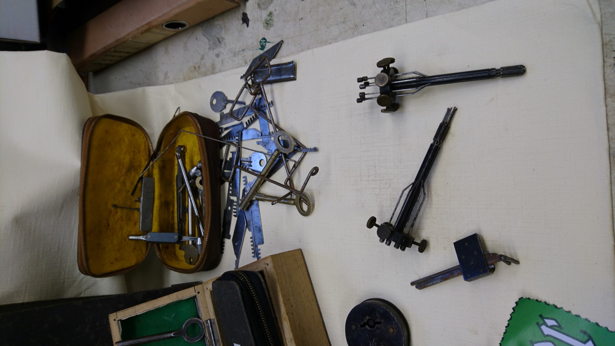 Arthur Andreas Bühl, Arthurmeister ®,Lockpickerherz ® Schlossherz ®, Pornomeister ®, Bühl, Arthurmeister ist Lockpicker aus Leidenschaft. Der erste Erfolg: Das zerstörungsfreie Öffnen seiner Spardose. Sobald er einen Draht biegen konnte, öffnete er auch Bartschlösser. Bei Fahradschlössern: Es ist einfach ein lüsternes Gefühl wenn es schnappt. Bühl fing nun an eigene Dietriche zu biegen. Mit Hilfe vom Nachbarn Mendel, Tischler aus Asperg, lernte er auch Tricks wie Türen generell schnell geöffnet werden können. Der Mendel half Arthur weitere, härtere Dietriche herzustellen. Diese Sperrzeuge wurden dann im Burggraben der Festung Hohenasperg auf ihre Tauglichkeit getestet. Und auch beim Lockpicking verhält es sich so wie der Amy in den Patsch Barracks schwätzt: learning bei doing und verschenkte ein Pickset. Mit solchen Pick`s lassen sich Zylinderschlösser zerstörungsfrei öffnen und auch flippern. Gerne ließen sich Vorhangschlösser picken; nein besser pflücken. Seit dieser Zeit häuft Bühl, Arthurmeister Schließzylinder und Vorhängeschlösser an. Er sammelt Schlösser der Marken Auch besondere Öffnungswerkzeuge, auch einige von der Stasi lassen sich hier bewundern. Später schulte er dann zusammen mit Steffen Wernèry, ehemaliger Pressesprecher vom Chaos Computer Club, Behörden, Industrievertreter, Feuerwehren und natürlich auch Leute im Hasensübchen am Stammtisch. Taged mit: Spiel nicht mit den Schmuddelkindern ! Taged with: Bühler Zwetschge, Bühl Wappen, Zwetschgenhengst, Zwetschgenfest, Meister, Arthur Andreas Bühl, Privatdetektiv.