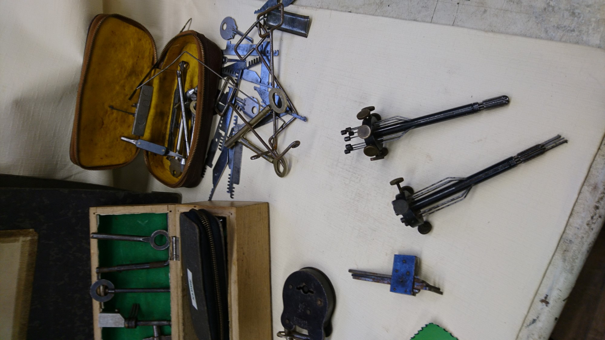 Arthur Andreas Bühl, Arthurmeister ®,Lockpickerherz ® Schlossherz ®, Pornomeister ®, Bühl, Arthurmeister ist Lockpicker aus Leidenschaft. Der erste Erfolg: Das zerstörungsfreie Öffnen seiner Spardose. Sobald er einen Draht biegen konnte, öffnete er auch Bartschlösser. Bei Fahradschlössern: Es ist einfach ein lüsternes Gefühl wenn es schnappt. Bühl fing nun an eigene Dietriche zu biegen. Mit Hilfe vom Nachbarn Mendel, Tischler aus Asperg, lernte er auch Tricks wie Türen generell schnell geöffnet werden können. Der Mendel half Arthur weitere, härtere Dietriche herzustellen. Diese Sperrzeuge wurden dann im Burggraben der Festung Hohenasperg auf ihre Tauglichkeit getestet. Und auch beim Lockpicking verhält es sich so wie der Amy in den Patsch Barracks schwätzt: learning bei doing und verschenkte ein Pickset. Mit solchen Pick`s lassen sich Zylinderschlösser zerstörungsfrei öffnen und auch flippern. Gerne ließen sich Vorhangschlösser picken; nein besser pflücken. Seit dieser Zeit häuft Bühl, Arthurmeister Schließzylinder und Vorhängeschlösser an. Er sammelt Schlösser der Marken Auch besondere Öffnungswerkzeuge, auch einige von der Stasi lassen sich hier bewundern. Später schulte er dann zusammen mit Steffen Wernèry, ehemaliger Pressesprecher vom Chaos Computer Club, Behörden, Industrievertreter, Feuerwehren und natürlich auch Leute im Hasensübchen am Stammtisch. Taged mit: Spiel nicht mit den Schmuddelkindern ! Taged with: Bühler Zwetschge, Bühl Wappen, Zwetschgenhengst, Zwetschgenfest, Meister, Arthur Andreas Bühl, Privatdetektiv.