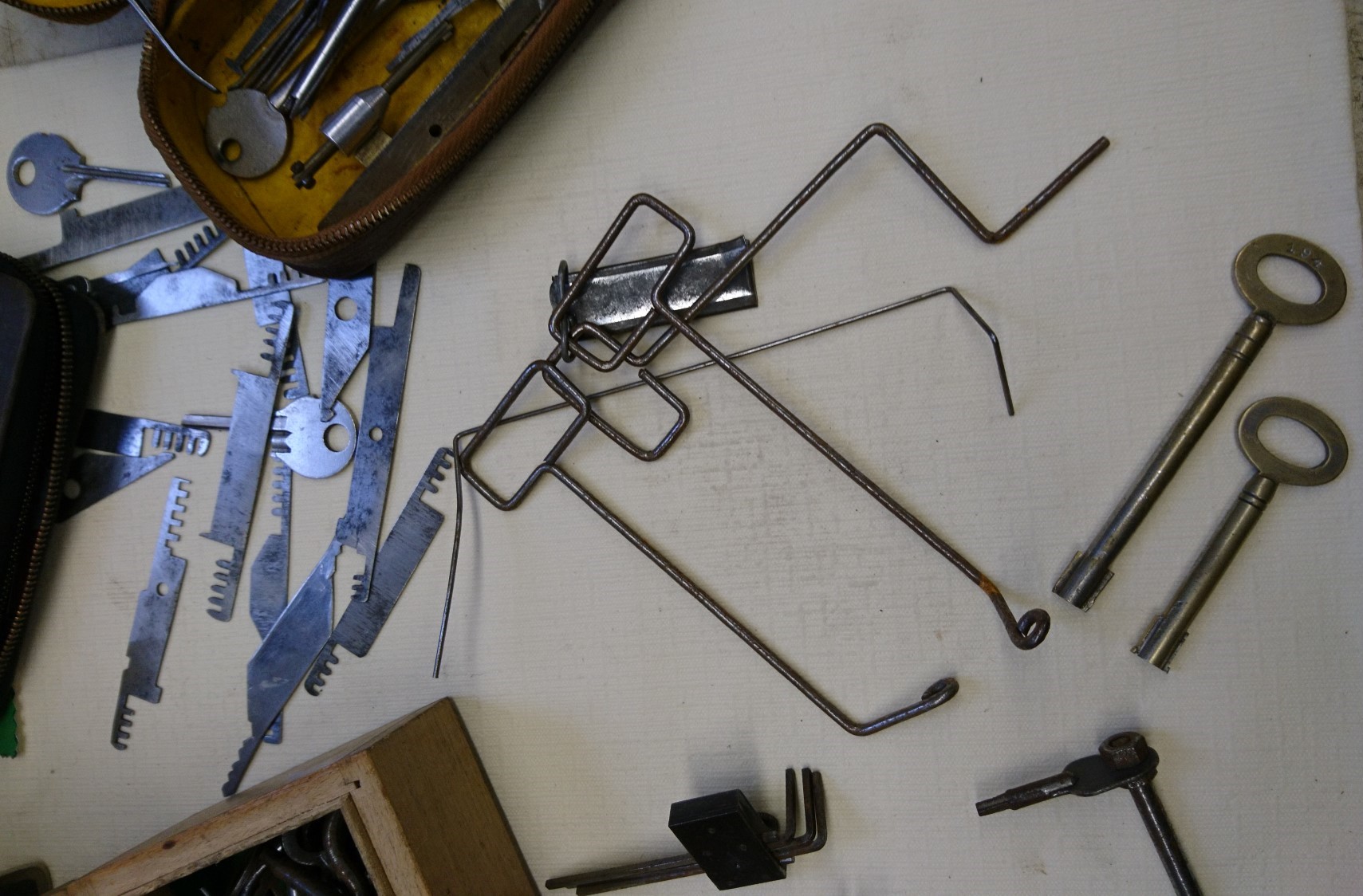 Arthur Andreas Bühl, Arthurmeister ®,Lockpickerherz ® Schlossherz ®, Pornomeister ®, Bühl, Arthurmeister ist Lockpicker aus Leidenschaft. Der erste Erfolg: Das zerstörungsfreie Öffnen seiner Spardose. Sobald er einen Draht biegen konnte, öffnete er auch Bartschlösser. Bei Fahradschlössern: Es ist einfach ein lüsternes Gefühl wenn es schnappt. Bühl fing nun an eigene Dietriche zu biegen. Mit Hilfe vom Nachbarn Mendel, Tischler aus Asperg, lernte er auch Tricks wie Türen generell schnell geöffnet werden können. Der Mendel half Arthur weitere, härtere Dietriche herzustellen. Diese Sperrzeuge wurden dann im Burggraben der Festung Hohenasperg auf ihre Tauglichkeit getestet. Und auch beim Lockpicking verhält es sich so wie der Amy in den Patsch Barracks schwätzt: learning bei doing und verschenkte ein Pickset. Mit solchen Pick`s lassen sich Zylinderschlösser zerstörungsfrei öffnen und auch flippern. Gerne ließen sich Vorhangschlösser picken; nein besser pflücken. Seit dieser Zeit häuft Bühl, Arthurmeister Schließzylinder und Vorhängeschlösser an. Er sammelt Schlösser der Marken Auch besondere Öffnungswerkzeuge, auch einige von der Stasi lassen sich hier bewundern. Später schulte er dann zusammen mit Steffen Wernèry, ehemaliger Pressesprecher vom Chaos Computer Club, Behörden, Industrievertreter, Feuerwehren und natürlich auch Leute im Hasensübchen am Stammtisch. Taged mit: Spiel nicht mit den Schmuddelkindern ! Taged with: Bühler Zwetschge, Bühl Wappen, Zwetschgenhengst, Zwetschgenfest, Meister, Arthur Andreas Bühl, Privatdetektiv.