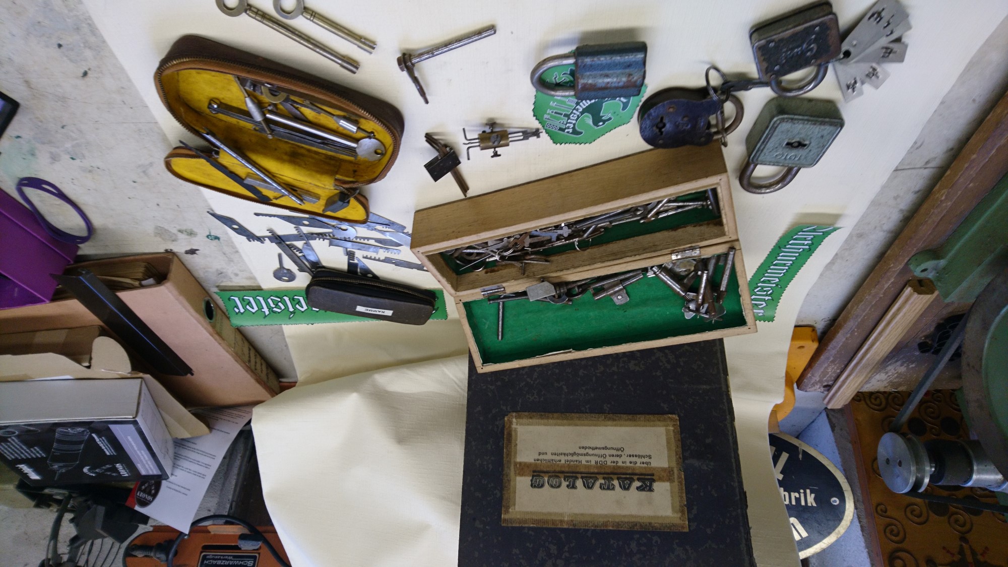 Arthur Andreas Bühl, Arthurmeister ®,Lockpickerherz ® Schlossherz ®, Pornomeister ®, Bühl, Arthurmeister ist Lockpicker aus Leidenschaft. Der erste Erfolg: Das zerstörungsfreie Öffnen seiner Spardose. Sobald er einen Draht biegen konnte, öffnete er auch Bartschlösser. Bei Fahradschlössern: Es ist einfach ein lüsternes Gefühl wenn es schnappt. Bühl fing nun an eigene Dietriche zu biegen. Mit Hilfe vom Nachbarn Mendel, Tischler aus Asperg, lernte er auch Tricks wie Türen generell schnell geöffnet werden können. Der Mendel half Arthur weitere, härtere Dietriche herzustellen. Diese Sperrzeuge wurden dann im Burggraben der Festung Hohenasperg auf ihre Tauglichkeit getestet. Und auch beim Lockpicking verhält es sich so wie der Amy in den Patsch Barracks schwätzt: learning bei doing und verschenkte ein Pickset. Mit solchen Pick`s lassen sich Zylinderschlösser zerstörungsfrei öffnen und auch flippern. Gerne ließen sich Vorhangschlösser picken; nein besser pflücken. Seit dieser Zeit häuft Bühl, Arthurmeister Schließzylinder und Vorhängeschlösser an. Er sammelt Schlösser der Marken Auch besondere Öffnungswerkzeuge, auch einige von der Stasi lassen sich hier bewundern. Später schulte er dann zusammen mit Steffen Wernèry, ehemaliger Pressesprecher vom Chaos Computer Club, Behörden, Industrievertreter, Feuerwehren und natürlich auch Leute im Hasensübchen am Stammtisch. Taged mit: Spiel nicht mit den Schmuddelkindern ! Taged with: Bühler Zwetschge, Bühl Wappen, Zwetschgenhengst, Zwetschgenfest, Meister, Arthur Andreas Bühl, Privatdetektiv.