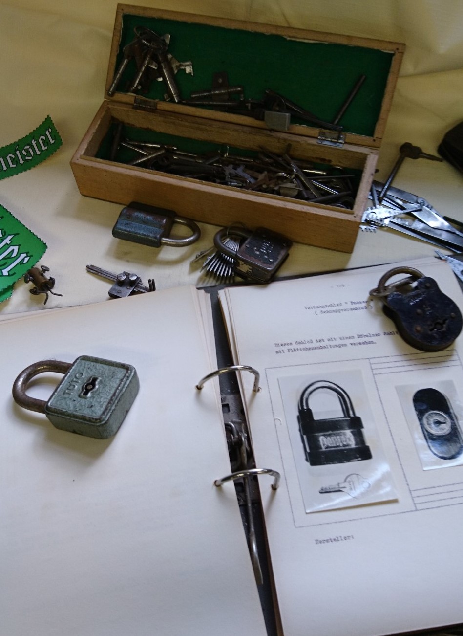 Arthur Andreas Bühl, Arthurmeister ®,Lockpickerherz ® Schlossherz ®, Pornomeister ®, Bühl, Arthurmeister ist Lockpicker aus Leidenschaft. Der erste Erfolg: Das zerstörungsfreie Öffnen seiner Spardose. Sobald er einen Draht biegen konnte, öffnete er auch Bartschlösser. Bei Fahradschlössern: Es ist einfach ein lüsternes Gefühl wenn es schnappt. Bühl fing nun an eigene Dietriche zu biegen. Mit Hilfe vom Nachbarn Mendel, Tischler aus Asperg, lernte er auch Tricks wie Türen generell schnell geöffnet werden können. Der Mendel half Arthur weitere, härtere Dietriche herzustellen. Diese Sperrzeuge wurden dann im Burggraben der Festung Hohenasperg auf ihre Tauglichkeit getestet. Und auch beim Lockpicking verhält es sich so wie der Amy in den Patsch Barracks schwätzt: learning bei doing und verschenkte ein Pickset. Mit solchen Pick`s lassen sich Zylinderschlösser zerstörungsfrei öffnen und auch flippern. Gerne ließen sich Vorhangschlösser picken; nein besser pflücken. Seit dieser Zeit häuft Bühl, Arthurmeister Schließzylinder und Vorhängeschlösser an. Er sammelt Schlösser der Marken Auch besondere Öffnungswerkzeuge, auch einige von der Stasi lassen sich hier bewundern. Später schulte er dann zusammen mit Steffen Wernèry, ehemaliger Pressesprecher vom Chaos Computer Club, Behörden, Industrievertreter, Feuerwehren und natürlich auch Leute im Hasensübchen am Stammtisch. Taged mit: Spiel nicht mit den Schmuddelkindern ! Taged with: Bühler Zwetschge, Bühl Wappen, Zwetschgenhengst, Zwetschgenfest, Meister, Arthur Andreas Bühl, Privatdetektiv.
