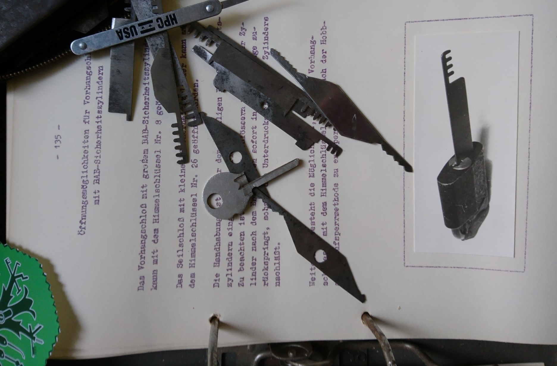 Arthur Andreas Bühl, Arthurmeister ®,Lockpickerherz ® Schlossherz ®, Pornomeister ®, Bühl, Arthurmeister ist Lockpicker aus Leidenschaft. Der erste Erfolg: Das zerstörungsfreie Öffnen seiner Spardose. Sobald er einen Draht biegen konnte, öffnete er auch Bartschlösser. Bei Fahradschlössern: Es ist einfach ein lüsternes Gefühl wenn es schnappt. Bühl fing nun an eigene Dietriche zu biegen. Mit Hilfe vom Nachbarn Mendel, Tischler aus Asperg, lernte er auch Tricks wie Türen generell schnell geöffnet werden können. Der Mendel half Arthur weitere, härtere Dietriche herzustellen. Diese Sperrzeuge wurden dann im Burggraben der Festung Hohenasperg auf ihre Tauglichkeit getestet. Und auch beim Lockpicking verhält es sich so wie der Amy in den Patsch Barracks schwätzt: learning bei doing und verschenkte ein Pickset. Mit solchen Pick`s lassen sich Zylinderschlösser zerstörungsfrei öffnen und auch flippern. Gerne ließen sich Vorhangschlösser picken; nein besser pflücken. Seit dieser Zeit häuft Bühl, Arthurmeister Schließzylinder und Vorhängeschlösser an. Er sammelt Schlösser der Marken Auch besondere Öffnungswerkzeuge, auch einige von der Stasi lassen sich hier bewundern. Später schulte er dann zusammen mit Steffen Wernèry, ehemaliger Pressesprecher vom Chaos Computer Club, Behörden, Industrievertreter, Feuerwehren und natürlich auch Leute im Hasensübchen am Stammtisch. Taged mit: Spiel nicht mit den Schmuddelkindern ! Taged with: Bühler Zwetschge, Bühl Wappen, Zwetschgenhengst, Zwetschgenfest, Meister, Arthur Andreas Bühl, Privatdetektiv.