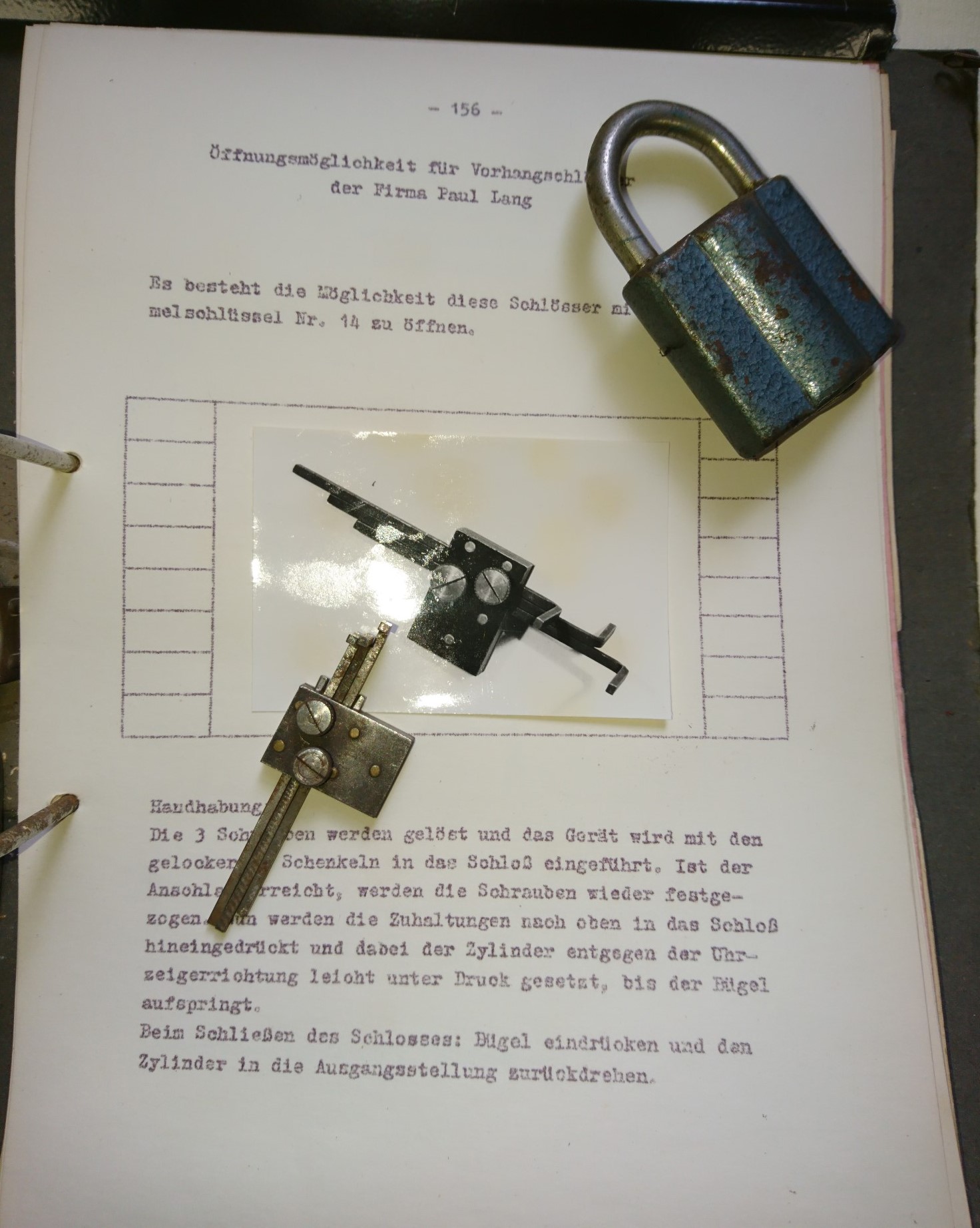 Arthur Andreas Bühl, Arthurmeister ®,Lockpickerherz ® Schlossherz ®, Pornomeister ®, Bühl, Arthurmeister ist Lockpicker aus Leidenschaft. Der erste Erfolg: Das zerstörungsfreie Öffnen seiner Spardose. Sobald er einen Draht biegen konnte, öffnete er auch Bartschlösser. Bei Fahradschlössern: Es ist einfach ein lüsternes Gefühl wenn es schnappt. Bühl fing nun an eigene Dietriche zu biegen. Mit Hilfe vom Nachbarn Mendel, Tischler aus Asperg, lernte er auch Tricks wie Türen generell schnell geöffnet werden können. Der Mendel half Arthur weitere, härtere Dietriche herzustellen. Diese Sperrzeuge wurden dann im Burggraben der Festung Hohenasperg auf ihre Tauglichkeit getestet. Und auch beim Lockpicking verhält es sich so wie der Amy in den Patsch Barracks schwätzt: learning bei doing und verschenkte ein Pickset. Mit solchen Pick`s lassen sich Zylinderschlösser zerstörungsfrei öffnen und auch flippern. Gerne ließen sich Vorhangschlösser picken; nein besser pflücken. Seit dieser Zeit häuft Bühl, Arthurmeister Schließzylinder und Vorhängeschlösser an. Er sammelt Schlösser der Marken Auch besondere Öffnungswerkzeuge, auch einige von der Stasi lassen sich hier bewundern. Später schulte er dann zusammen mit Steffen Wernèry, ehemaliger Pressesprecher vom Chaos Computer Club, Behörden, Industrievertreter, Feuerwehren und natürlich auch Leute im Hasensübchen am Stammtisch. Taged mit: Spiel nicht mit den Schmuddelkindern ! Taged with: Bühler Zwetschge, Bühl Wappen, Zwetschgenhengst, Zwetschgenfest, Meister, Arthur Andreas Bühl, Privatdetektiv.