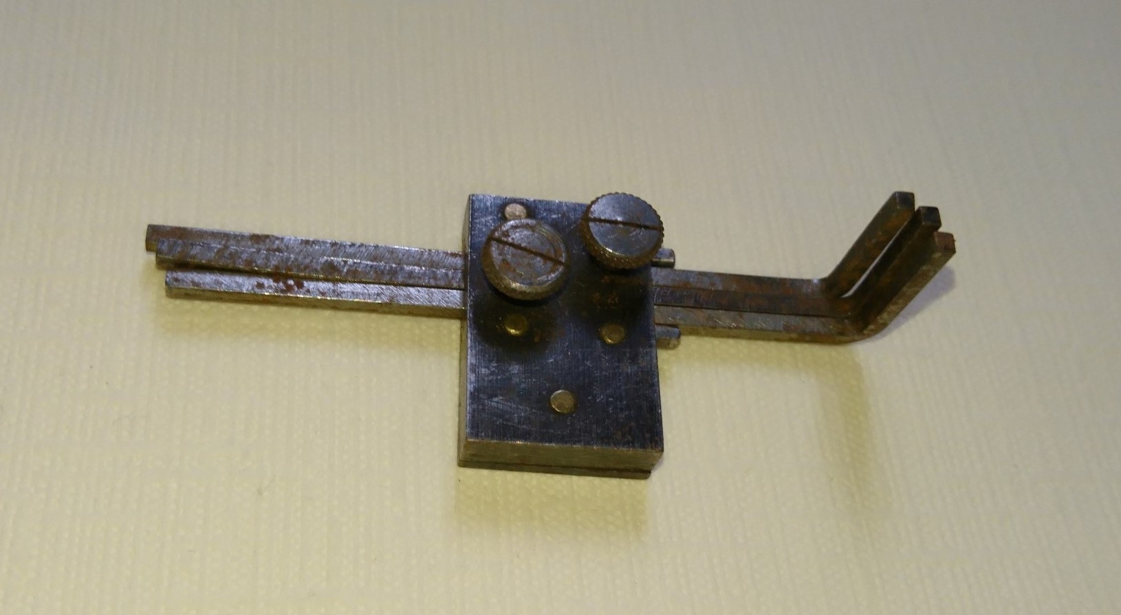 Arthur Andreas Bühl, Arthurmeister ®,Lockpickerherz ® Schlossherz ®, Pornomeister ®, Bühl, Arthurmeister ist Lockpicker aus Leidenschaft. Der erste Erfolg: Das zerstörungsfreie Öffnen seiner Spardose. Sobald er einen Draht biegen konnte, öffnete er auch Bartschlösser. Bei Fahradschlössern: Es ist einfach ein lüsternes Gefühl wenn es schnappt. Bühl fing nun an eigene Dietriche zu biegen. Mit Hilfe vom Nachbarn Mendel, Tischler aus Asperg, lernte er auch Tricks wie Türen generell schnell geöffnet werden können. Der Mendel half Arthur weitere, härtere Dietriche herzustellen. Diese Sperrzeuge wurden dann im Burggraben der Festung Hohenasperg auf ihre Tauglichkeit getestet. Und auch beim Lockpicking verhält es sich so wie der Amy in den Patsch Barracks schwätzt: learning bei doing und verschenkte ein Pickset. Mit solchen Pick`s lassen sich Zylinderschlösser zerstörungsfrei öffnen und auch flippern. Gerne ließen sich Vorhangschlösser picken; nein besser pflücken. Seit dieser Zeit häuft Bühl, Arthurmeister Schließzylinder und Vorhängeschlösser an. Er sammelt Schlösser der Marken Auch besondere Öffnungswerkzeuge, auch einige von der Stasi lassen sich hier bewundern. Später schulte er dann zusammen mit Steffen Wernèry, ehemaliger Pressesprecher vom Chaos Computer Club, Behörden, Industrievertreter, Feuerwehren und natürlich auch Leute im Hasensübchen am Stammtisch. Taged mit: Spiel nicht mit den Schmuddelkindern ! Taged with: Bühler Zwetschge, Bühl Wappen, Zwetschgenhengst, Zwetschgenfest, Meister, Arthur Andreas Bühl, Privatdetektiv.