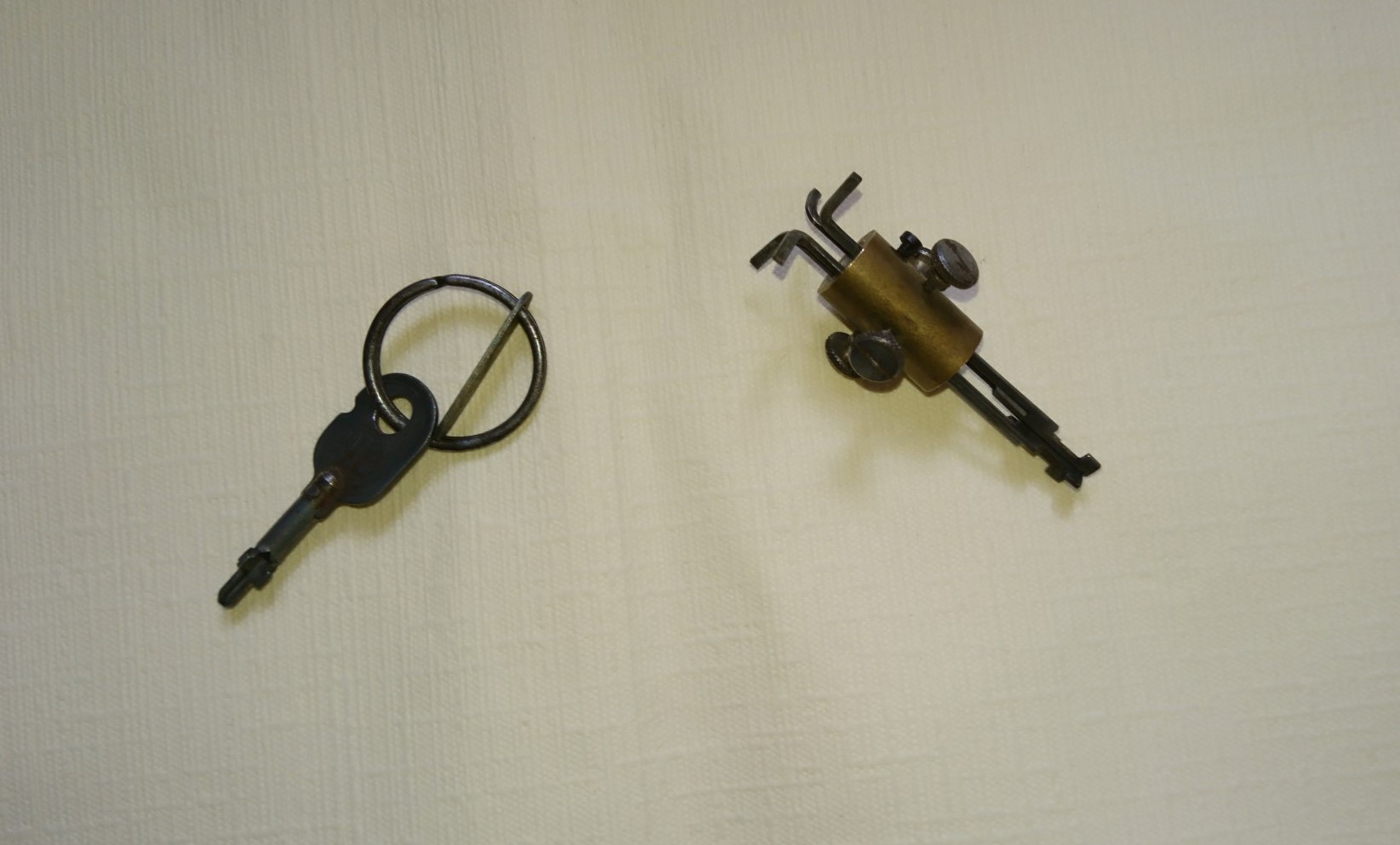 ♥ 𝔄𝔯𝔱𝔥𝔲𝔯 𝔅ü𝔥𝔩, 𝔄𝔯𝔱𝔥𝔲𝔯𝔪𝔢𝔦𝔰𝔱𝔢𝔯® Arthur Andreas Buehl, Made in Germany, born 1961 in Stuttgart. Arthurmeister007@gmail.com International Airport, Jugendschutz, ab 21, Oktagon, grün weiss, ges. gesch. Arthurmeister®, Lockpicking. Im Hasenstübchen in Fuhlsbüttel wird in Arthurmeister`s Jukebox auf YouTube Slow Hand gespielt ! Der Stammtisch grölt. Die Lockpicker schreien: OFFEN ! Verschlagwortet mit Bühl, Buhl, Zwetschgenhengst, Bühl er Zwetschge, Rotkäppchen Verschlagwortet mit: Bühl er Zwetschge, International Lockpicking, Google Earth, Earth Song, Schwäbischer Hengst ! KI-Worldwide.de !