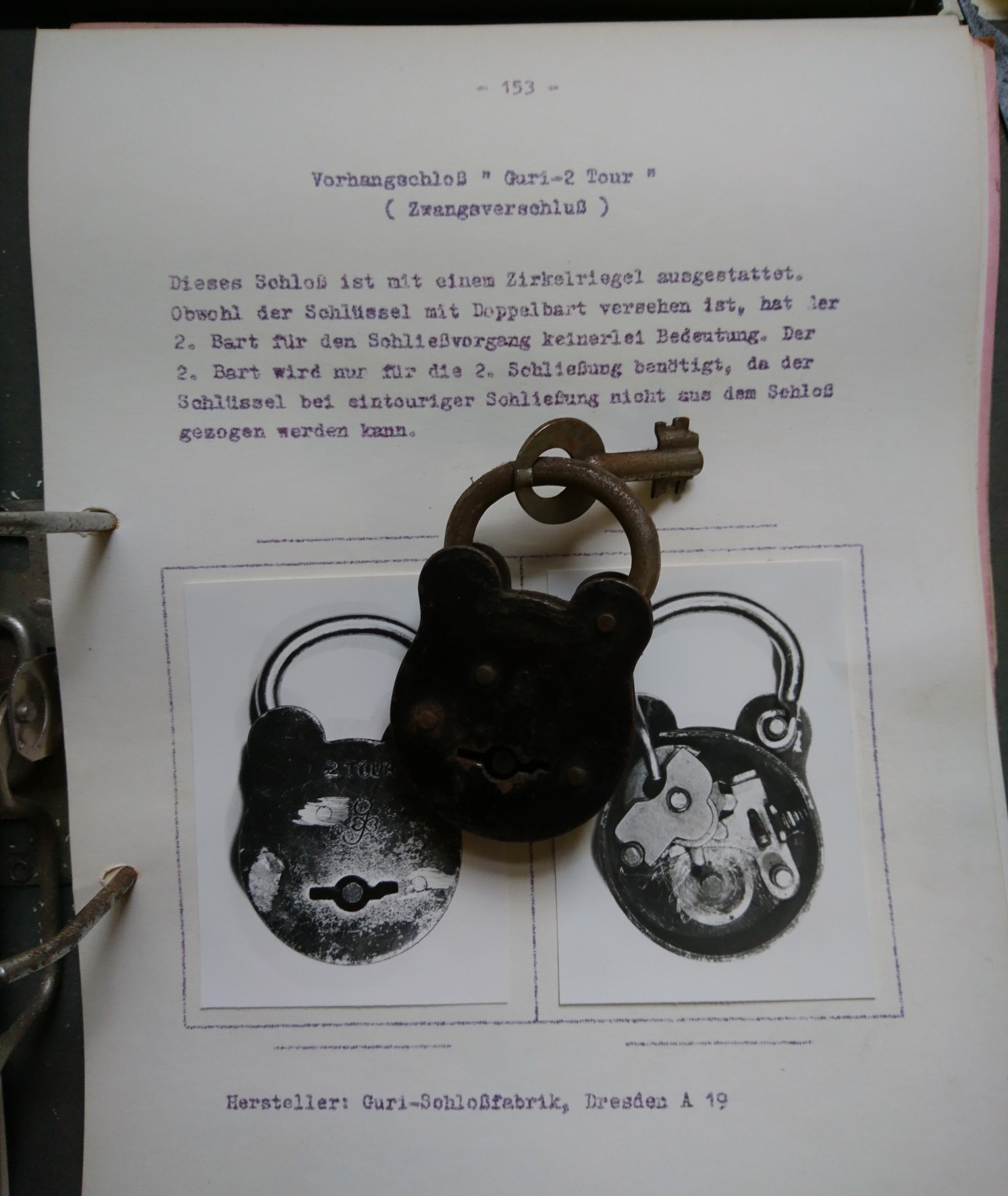 Arthur Andreas Bühl, Arthurmeister ®,Lockpickerherz ® Schlossherz ®, Pornomeister ®, Bühl, Arthurmeister ist Lockpicker aus Leidenschaft. Der erste Erfolg: Das zerstörungsfreie Öffnen seiner Spardose. Sobald er einen Draht biegen konnte, öffnete er auch Bartschlösser. Bei Fahradschlössern: Es ist einfach ein lüsternes Gefühl wenn es schnappt. Bühl fing nun an eigene Dietriche zu biegen. Mit Hilfe vom Nachbarn Mendel, Tischler aus Asperg, lernte er auch Tricks wie Türen generell schnell geöffnet werden können. Der Mendel half Arthur weitere, härtere Dietriche herzustellen. Diese Sperrzeuge wurden dann im Burggraben der Festung Hohenasperg auf ihre Tauglichkeit getestet. Und auch beim Lockpicking verhält es sich so wie der Amy in den Patsch Barracks schwätzt: learning bei doing und verschenkte ein Pickset. Mit solchen Pick`s lassen sich Zylinderschlösser zerstörungsfrei öffnen und auch flippern. Gerne ließen sich Vorhangschlösser picken; nein besser pflücken. Seit dieser Zeit häuft Bühl, Arthurmeister Schließzylinder und Vorhängeschlösser an. Er sammelt Schlösser der Marken Auch besondere Öffnungswerkzeuge, auch einige von der Stasi lassen sich hier bewundern. Später schulte er dann zusammen mit Steffen Wernèry, ehemaliger Pressesprecher vom Chaos Computer Club, Behörden, Industrievertreter, Feuerwehren und natürlich auch Leute im Hasensübchen am Stammtisch. Taged mit: Spiel nicht mit den Schmuddelkindern ! Taged with: Bühler Zwetschge, Bühl Wappen, Zwetschgenhengst, Zwetschgenfest, Meister, Arthur Andreas Bühl, Privatdetektiv.