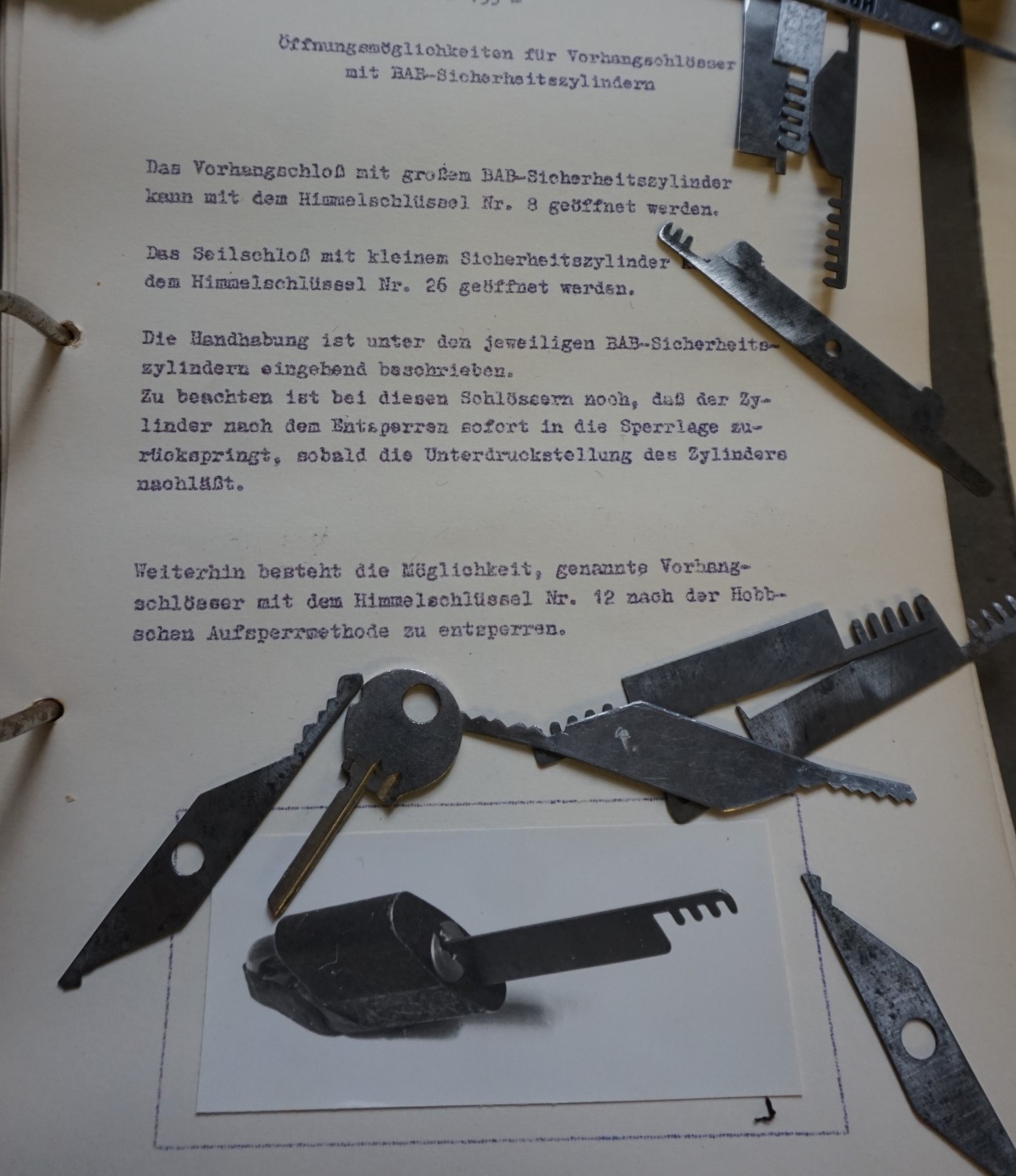 Arthur A. Bühl, Made in Germany, born 1961 in Stuttgart, arbeitet seit 40 Jahren als Privatdetektiv und lebt in Hamburg. Er ist als Detektiv Mitglied in nationalen und internationalen Berufsverbänden. Unter dem Künstlernamen " Arthurmeister " erklärt Arthur Bühl Lockpicking; das zerstörungsfreie Öffnen von Schlössern und Schließzylindern. Der Ehrenkodex lautet: Öffne nur deine eigenen Schlösser. Fremde Schlösser dürfen nur mit Einwilligung des Eigentümers geöffnet werden. Herr Bühl wurde schon als Schlossknacker bezeichnet. Dies ist natürlich Quatsch, denn wenn man oder Frau z.B. ein Vorhangschloss knackt, so ist es kaputt und die Wettbewerber und Lockpickerkollegen können nicht mehr daran üben. Knacker benutzen einen Kuhfuß. Der mehrfache Deutsche Meister dagegen ein Pickset und es gilt: " Offen ist gut, schneller Offen ist besser ". Viel Spaß und Erfolg beim Üben. Von der Zeitschrift " WIRED " wurde Arthurmeister als Master of the Universe, betitelt. SEO für heute: Parole Emil ! Arthur Bühl, Sympathieträger.com, Präsident Pornomeister SARL. Die Anschrift lautet: Arthur A. Bühl, Postfach 605 145, 22 246 Hamburg. Die E - Mail lautet: Arthurmeister@Arthurmeister.de