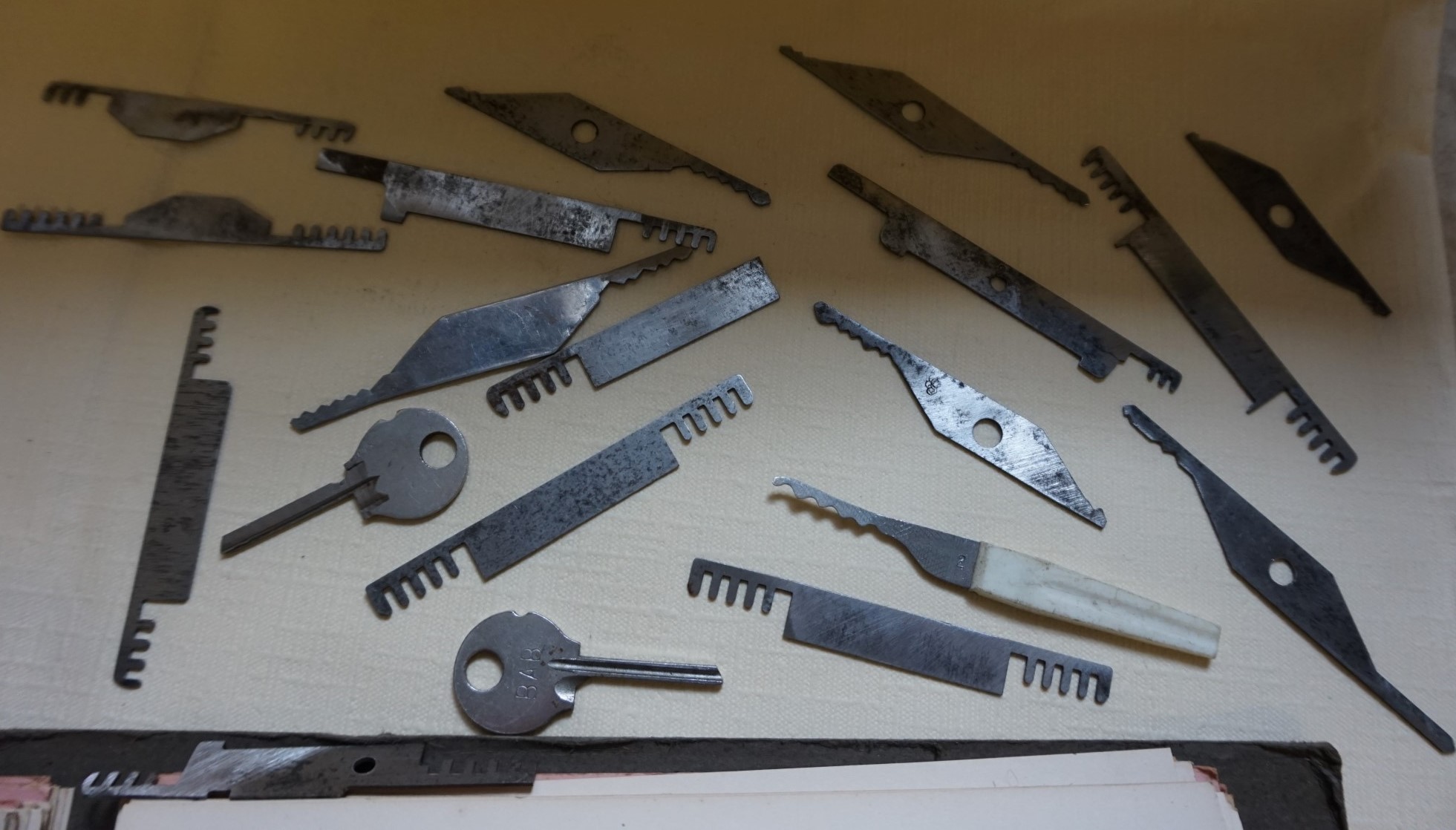 Arthur A. Bühl, Made in Germany, born 1961 in Stuttgart, arbeitet seit 40 Jahren als Privatdetektiv und lebt in Hamburg. Er ist als Detektiv Mitglied in nationalen und internationalen Berufsverbänden. Unter dem Künstlernamen " Arthurmeister " erklärt Arthur Bühl Lockpicking; das zerstörungsfreie Öffnen von Schlössern und Schließzylindern. Der Ehrenkodex lautet: Öffne nur deine eigenen Schlösser. Fremde Schlösser dürfen nur mit Einwilligung des Eigentümers geöffnet werden. Herr Bühl wurde schon als Schlossknacker bezeichnet. Dies ist natürlich Quatsch, denn wenn man oder Frau z.B. ein Vorhangschloss knackt, so ist es kaputt und die Wettbewerber und Lockpickerkollegen können nicht mehr daran üben. Knacker benutzen einen Kuhfuß. Der mehrfache Deutsche Meister dagegen ein Pickset und es gilt: " Offen ist gut, schneller Offen ist besser ". Viel Spaß und Erfolg beim Üben. Von der Zeitschrift " WIRED " wurde Arthurmeister als Master of the Universe, betitelt. SEO für heute: Parole Emil ! Arthur Bühl, Sympathieträger.com, Präsident Pornomeister SARL. Die Anschrift lautet: Arthur A. Bühl, Postfach 605 145, 22 246 Hamburg. Die E - Mail lautet: Arthurmeister@Arthurmeister.de