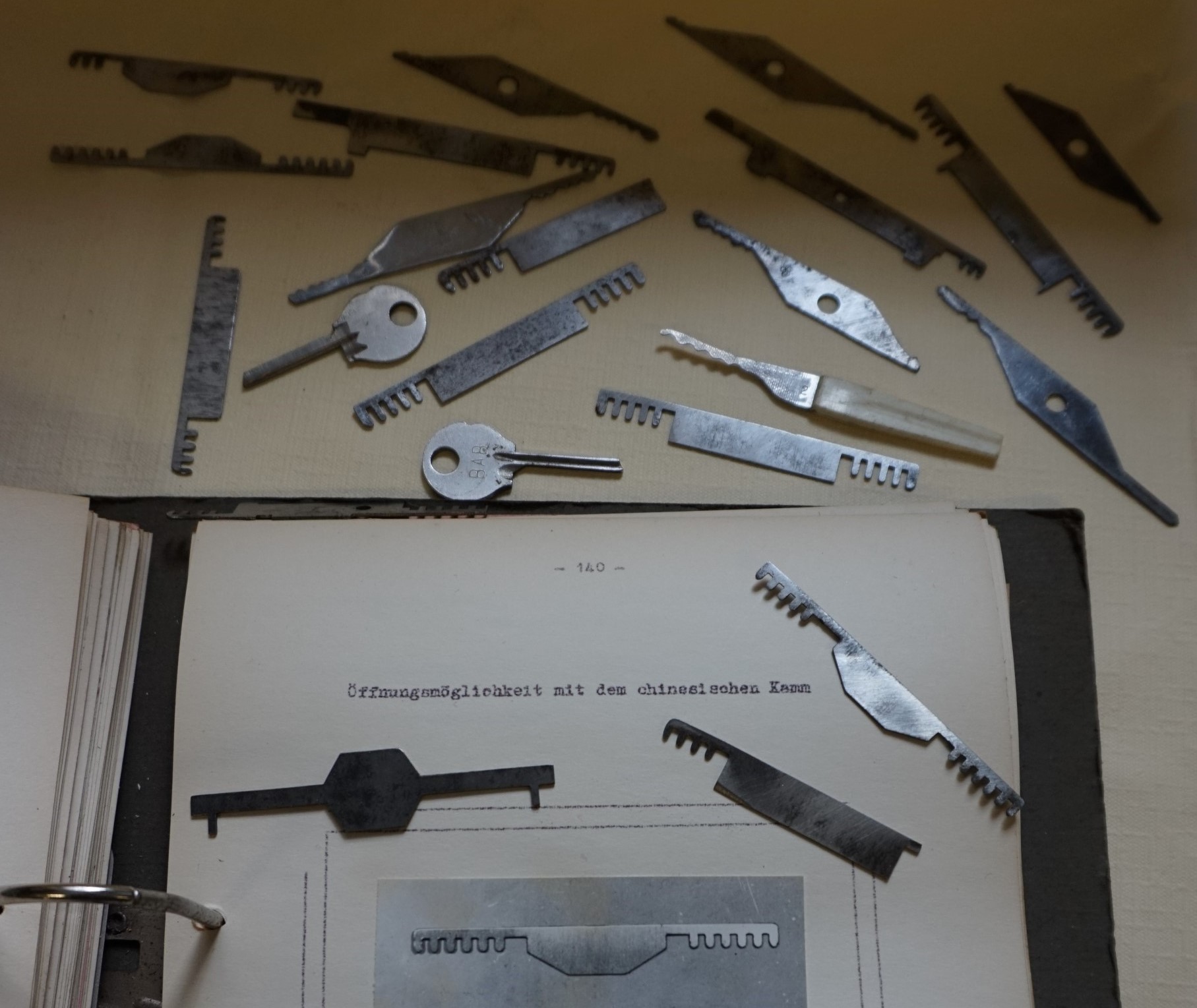 Arthur A. Bühl, Made in Germany, born 1961 in Stuttgart, arbeitet seit 40 Jahren als Privatdetektiv und lebt in Hamburg. Er ist als Detektiv Mitglied in nationalen und internationalen Berufsverbänden. Unter dem Künstlernamen " Arthurmeister " erklärt Arthur Bühl Lockpicking; das zerstörungsfreie Öffnen von Schlössern und Schließzylindern. Der Ehrenkodex lautet: Öffne nur deine eigenen Schlösser. Fremde Schlösser dürfen nur mit Einwilligung des Eigentümers geöffnet werden. Herr Bühl wurde schon als Schlossknacker bezeichnet. Dies ist natürlich Quatsch, denn wenn man oder Frau z.B. ein Vorhangschloss knackt, so ist es kaputt und die Wettbewerber und Lockpickerkollegen können nicht mehr daran üben. Knacker benutzen einen Kuhfuß. Der mehrfache Deutsche Meister dagegen ein Pickset und es gilt: " Offen ist gut, schneller Offen ist besser ". Viel Spaß und Erfolg beim Üben. Von der Zeitschrift " WIRED " wurde Arthurmeister als Master of the Universe, betitelt. SEO für heute: Parole Emil ! Arthur Bühl, Sympathieträger.com, Präsident Pornomeister SARL. Die Anschrift lautet: Arthur A. Bühl, Postfach 605 145, 22 246 Hamburg. Die E - Mail lautet: Arthurmeister@Arthurmeister.de