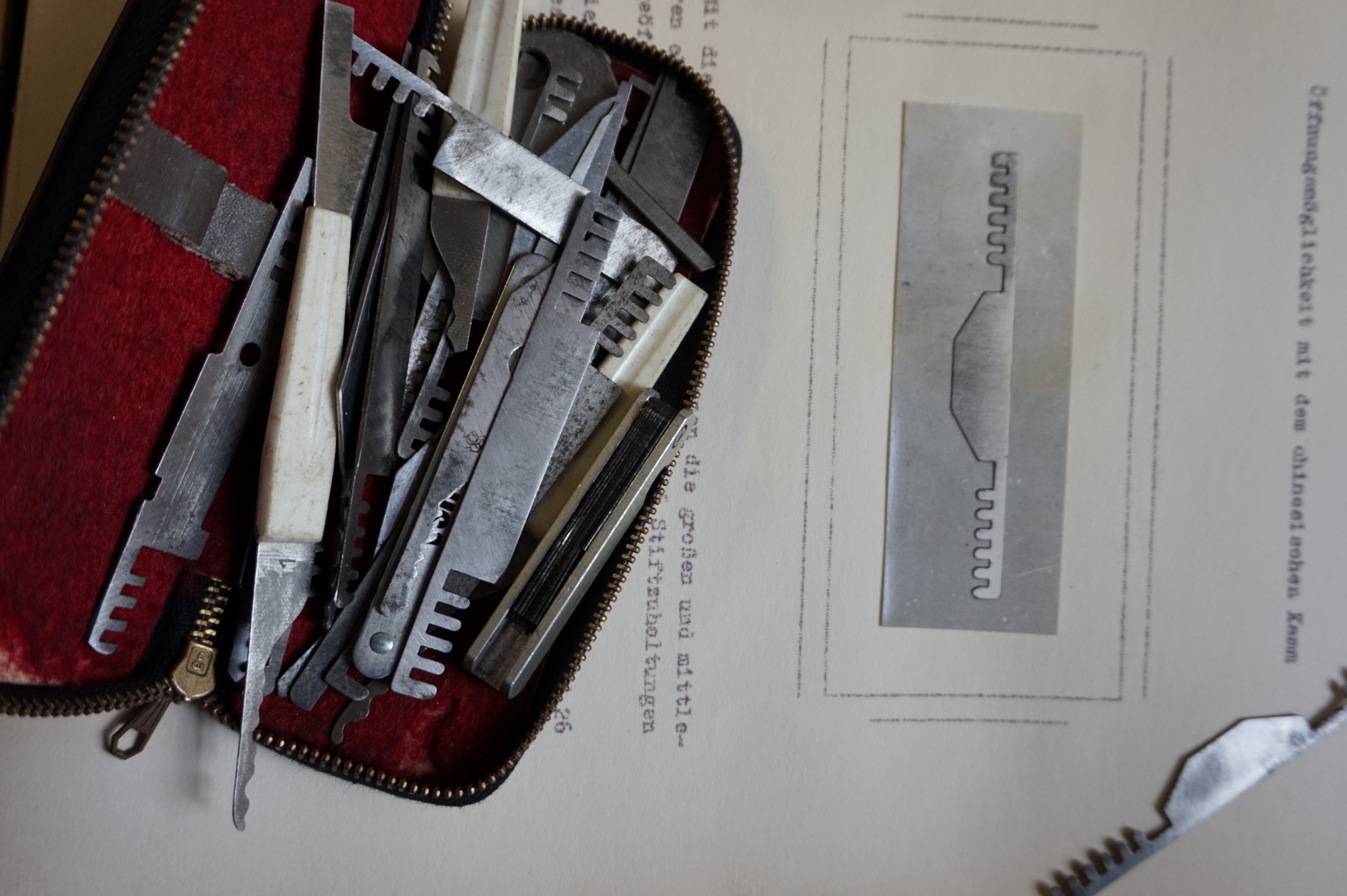 Arthur A. Bühl, Made in Germany, born 1961 in Stuttgart, arbeitet seit 40 Jahren als Privatdetektiv und lebt in Hamburg. Er ist als Detektiv Mitglied in nationalen und internationalen Berufsverbänden. Unter dem Künstlernamen " Arthurmeister " erklärt Arthur Bühl Lockpicking; das zerstörungsfreie Öffnen von Schlössern und Schließzylindern. Der Ehrenkodex lautet: Öffne nur deine eigenen Schlösser. Fremde Schlösser dürfen nur mit Einwilligung des Eigentümers geöffnet werden. Herr Bühl wurde schon als Schlossknacker bezeichnet. Dies ist natürlich Quatsch, denn wenn man oder Frau z.B. ein Vorhangschloss knackt, so ist es kaputt und die Wettbewerber und Lockpickerkollegen können nicht mehr daran üben. Knacker benutzen einen Kuhfuß. Der mehrfache Deutsche Meister dagegen ein Pickset und es gilt: " Offen ist gut, schneller Offen ist besser ". Viel Spaß und Erfolg beim Üben. Von der Zeitschrift " WIRED " wurde Arthurmeister als Master of the Universe, betitelt. SEO für heute: Parole Emil ! Arthur Bühl, Sympathieträger.com, Präsident Pornomeister SARL. Die Anschrift lautet: Arthur A. Bühl, Postfach 605 145, 22 246 Hamburg. Die E - Mail lautet: Arthurmeister@Arthurmeister.de