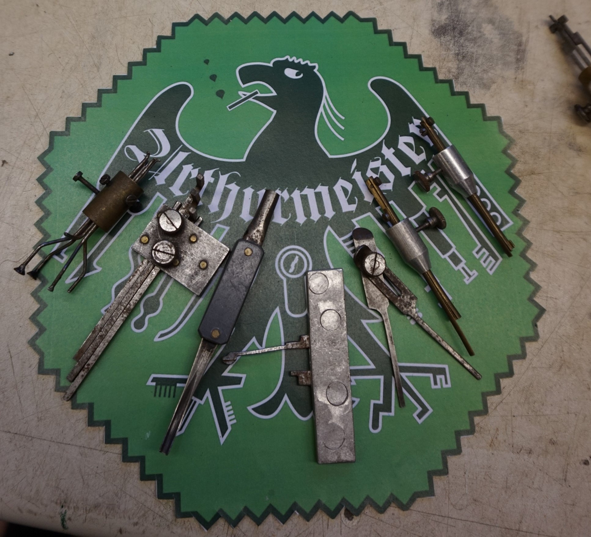 Arthur A. Bühl, Made in Germany, born 1961 in Stuttgart, arbeitet seit 40 Jahren als Privatdetektiv und lebt in Hamburg. Er ist als Detektiv Mitglied in nationalen und internationalen Berufsverbänden. Unter dem Künstlernamen " Arthurmeister " erklärt Arthur Bühl Lockpicking; das zerstörungsfreie Öffnen von Schlössern und Schließzylindern. Der Ehrenkodex lautet: Öffne nur deine eigenen Schlösser. Fremde Schlösser dürfen nur mit Einwilligung des Eigentümers geöffnet werden. Herr Bühl wurde schon als Schlossknacker bezeichnet. Dies ist natürlich Quatsch, denn wenn man oder Frau z.B. ein Vorhangschloss knackt, so ist es kaputt und die Wettbewerber und Lockpickerkollegen können nicht mehr daran üben. Knacker benutzen einen Kuhfuß. Der mehrfache Deutsche Meister dagegen ein Pickset und es gilt: " Offen ist gut, schneller Offen ist besser ". Viel Spaß und Erfolg beim Üben. Von der Zeitschrift " WIRED " wurde Arthurmeister als Master of the Universe, betitelt. SEO für heute: Parole Emil ! Arthur Bühl, Sympathieträger.com, Präsident Pornomeister SARL. Die Anschrift lautet: Arthur A. Bühl, Postfach 605 145, 22 246 Hamburg. Die E - Mail lautet: Arthurmeister@Arthurmeister.de