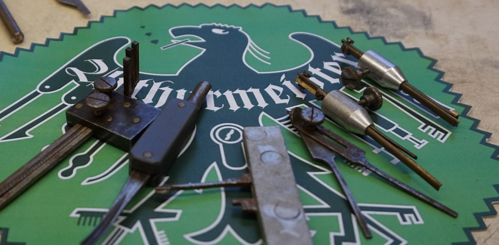 Arthur A. Bühl, Made in Germany, born 1961 in Stuttgart, arbeitet seit 40 Jahren als Privatdetektiv und lebt in Hamburg. Er ist als Detektiv Mitglied in nationalen und internationalen Berufsverbänden. Unter dem Künstlernamen " Arthurmeister " erklärt Arthur Bühl Lockpicking; das zerstörungsfreie Öffnen von Schlössern und Schließzylindern. Der Ehrenkodex lautet: Öffne nur deine eigenen Schlösser. Fremde Schlösser dürfen nur mit Einwilligung des Eigentümers geöffnet werden. Herr Bühl wurde schon als Schlossknacker bezeichnet. Dies ist natürlich Quatsch, denn wenn man oder Frau z.B. ein Vorhangschloss knackt, so ist es kaputt und die Wettbewerber und Lockpickerkollegen können nicht mehr daran üben. Knacker benutzen einen Kuhfuß. Der mehrfache Deutsche Meister dagegen ein Pickset und es gilt: " Offen ist gut, schneller Offen ist besser ". Viel Spaß und Erfolg beim Üben. Von der Zeitschrift " WIRED " wurde Arthurmeister als Master of the Universe, betitelt. SEO für heute: Parole Emil ! Arthur Bühl, Sympathieträger.com, Präsident Pornomeister SARL. Die Anschrift lautet: Arthur A. Bühl, Postfach 605 145, 22 246 Hamburg. Die E - Mail lautet: Arthurmeister@Arthurmeister.de