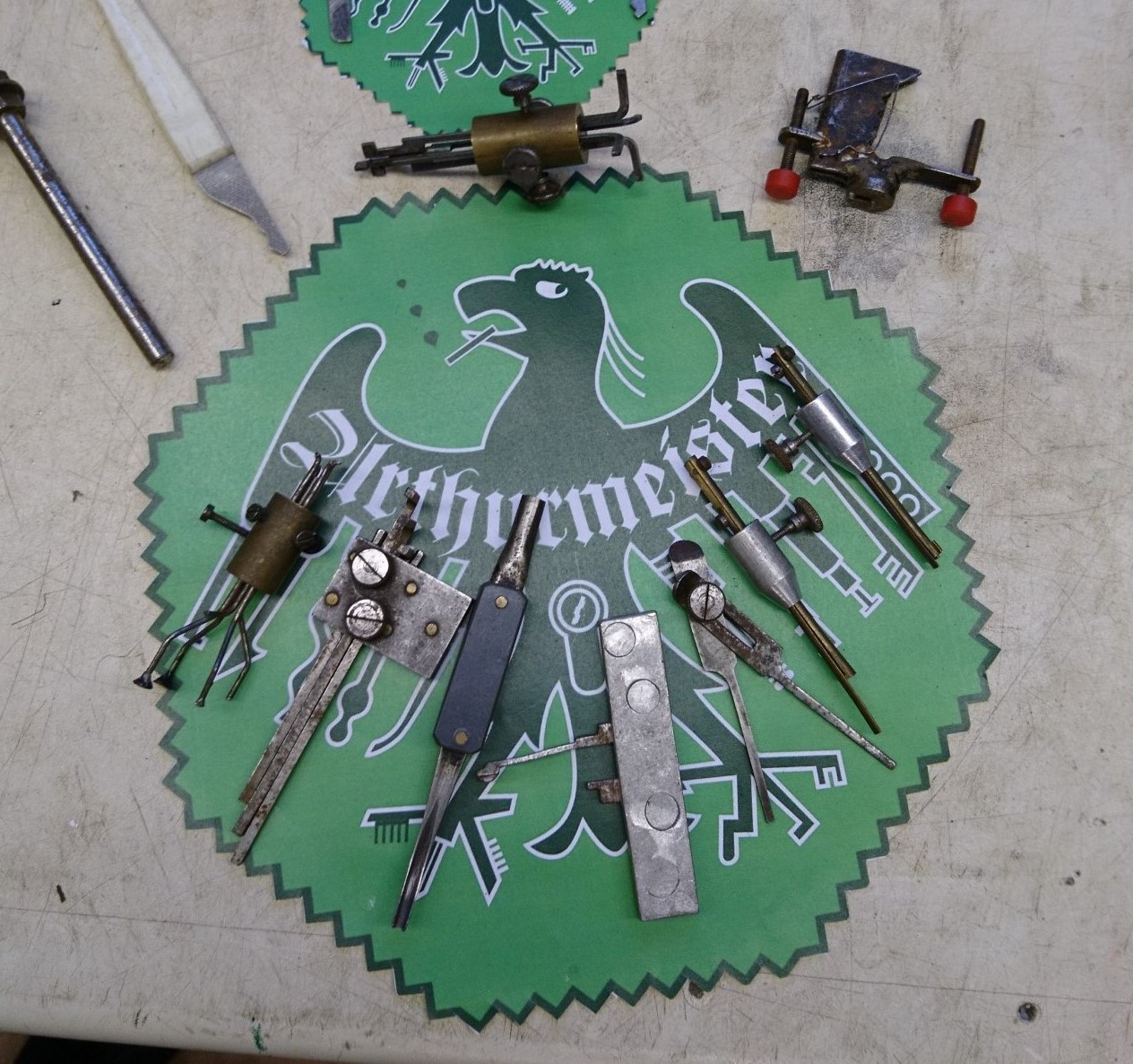 Arthur A. Bühl, Made in Germany, born 1961 in Stuttgart, arbeitet seit 40 Jahren als Privatdetektiv und lebt in Hamburg. Er ist als Detektiv Mitglied in nationalen und internationalen Berufsverbänden. Unter dem Künstlernamen " Arthurmeister " erklärt Arthur Bühl Lockpicking; das zerstörungsfreie Öffnen von Schlössern und Schließzylindern. Der Ehrenkodex lautet: Öffne nur deine eigenen Schlösser. Fremde Schlösser dürfen nur mit Einwilligung des Eigentümers geöffnet werden. Herr Bühl wurde schon als Schlossknacker bezeichnet. Dies ist natürlich Quatsch, denn wenn man oder Frau z.B. ein Vorhangschloss knackt, so ist es kaputt und die Wettbewerber und Lockpickerkollegen können nicht mehr daran üben. Knacker benutzen einen Kuhfuß. Der mehrfache Deutsche Meister dagegen ein Pickset und es gilt: " Offen ist gut, schneller Offen ist besser ". Viel Spaß und Erfolg beim Üben. Von der Zeitschrift " WIRED " wurde Arthurmeister als Master of the Universe, betitelt. SEO für heute: Parole Emil ! Arthur Bühl, Sympathieträger.com, Präsident Pornomeister SARL. Die Anschrift lautet: Arthur A. Bühl, Postfach 605 145, 22 246 Hamburg. Die E - Mail lautet: Arthurmeister@Arthurmeister.de