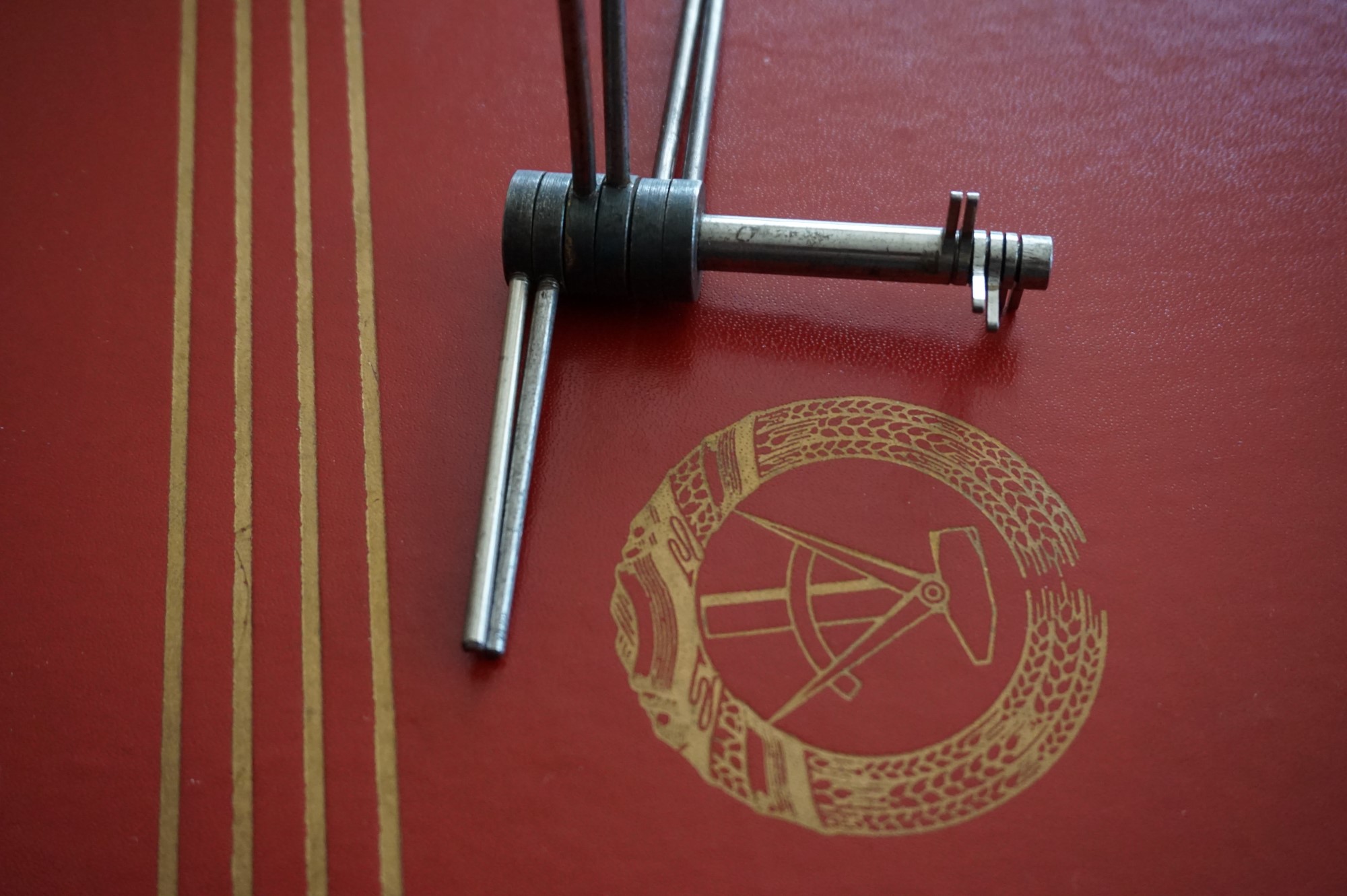 Bühl, Arthur, Jahrgang 1961, Made in Germany, Detektiv or Private Investigator how Mr. Smitz from the PLAYBOY, Beverly Hills, say`s: Yes Mr. Smitz i will send you the Photo Arthurmeister`s F1 Jacket for your Leporello US. to your E - Mail Mr.Smitz@Mr.Smitz.us. Ok, Mr. Smitz. Mr. Smitz do you know what Google Earth is ? Take BÜHL Arthur, only by Google Earth, you know ? have done it ? Yes Google will show you my Panel superfast. Cool, Arthurmeister, cool. Yes Mr. Smitz, this can i do for you too ! Yes with SEO. Yes with Ballon D`Or from Lockpicking. Yes, yes, i have Arkadasch erklärt, sein Erikli pasta is not so genial. Der beste Zwetschgenkuchen, you know, plum tart, is from the Stadt Bühl. Not laughing in the USA. Bühl is a City like my Name. And the People in this City called it: Zwetschgendatschi ! you know. This is the world best plumcake. Yes Datschi ! Yes, Stadt Bühl is near Baden - Baden, the Casino, you know ! Yes. Baden-Württemberg. Black Forest, you know ! You must know there is since 1927 the traditionell Zwetschgenfest. And there ist the Zwetschgenkönigin ! Mr. Smitz, my Ur Ur Ur Ur Grandfather is born in Bühl. My Great Grand Grand Mother where also born in the town Bühl. Their profession was Zwetschgenpicker. Not Lockpicker, Zwetschgen / Plum Picker. And Rüttler. Oh, really ! Yes, Yes. And since this time the name of the family Bühl from the Stadt Bühl is: Yes you know - Buehl. Yes i will give Greetings from you to Mrs. Friede Springer from the Newspaper BILD et. Yes, the Elbphilharmonie is in Betrieb. OH, Mr. Smitz, greeting´s to you from Joe Asbbery, NBA, you know, our bouncing Joe. Tomorrow we will meet us in the Hasenstübchen, our Rabbit Hall. For Lockpicking und Beer. Call you. Parole Emil ! Not E-Mail. Provided by www.Arthur-Bühl.de and www.Arthurmeister.de In der Vitrine von Arthur Andreas Bühl, Arthurmeister sind Schlösser, Padlocks, von ABUS, Master, BKS, CES, DOM, EVVA, Assa Abloy, Z Ikon, Kaba, Keso, ASSA, Winkhaus, Wilka, Trelock, Schmelting, Bode Panzer, Ancor Las, Drumm Geminy, Xylock, SEA, Medeco, Mul-T-Lock, Cut away, ABUS Granit, Pfaffenhain, E*S, ESS, Nemef, BAB, Babelsberg, Stasi, Diskus, WMF, Tesa, Vachette, Cisa, Wally, Rielda, Mottura, Viro, FAI, GeGe, Fichet, Bode Panzer, Tresor, Bramah, Protector, Braun`s Patent, Walomatus, Arolds, Combination Lock, Yale, Master, American Lock, Tubular, China, Indien, Aligarh, Nepal, Thailand, Zahlenschlösser, Himmelsschlüssel und noch vieles mehr, vorhanden. Alle Schliesszylinder sind Übungsmaterial für das Lockpicking. Schlagschlüssel sind auch dabei. Das Wappen Bühl ist angebracht. Die Fahne hängt im Hasenstübchen. Arthurmeister`s Jukebox by YouTube spielt Pointer Sisters: Slow Hand, Arthurmeister with the Mastertouch ! ♥ SEO für heute: Parole Emil ! Bühl Art. Arthur A. Bühl. Der Sympathieträger ist in Stuttgart, Baden - Württemberg geboren. Der Detektiv lebt in HAM. H1 Text der SEO schreibt: 𝔄𝔯𝔱𝔥𝔲𝔯 𝔅ü𝔥𝔩, 𝔄𝔯𝔱𝔥𝔲𝔯𝔪𝔢𝔦𝔰𝔱𝔢𝔯 ® Bühl, Arthur, Jahrgang 1961, Made in Germany, Detektiv or Private Investigator how Mr. Smitz from the PLAYBOY, Beverly Hills, say`s. Yes Mr. Smitz i will send you the Photo Arthurmeister`s F 1, Jacket for your LeporelloUS. to your E - Mail Mr.Smitz@Mr.Smitz.us. Ok, Mr. Smitz. Mr. Smitz do you know what Google Earth is ? Take BÜHL Arthur, only by Google Earth, you know ? have done it ? Yes Google will show you my Panel superfast. Cool, Arthurmeister, cool. Yes Mr. Smitz, this can i do for you too ! Yes with SEO. Yes, yes, i have Arkadasch erklärt, sein Erikli pasta is not so genial. Der beste Zwetschgenkuchen, you know plum tart, is from the Stadt Bühl. Not laughing in the USA. Bühl is a City like my Name. And the People in this City called it: Zwetschgendatschi ! you know. This is the world best plumcake. Yes Datschi. Yes, Stadt Bühl is near Baden - Baden, the Casino, you know ! Yes. Baden-Württemberg. You must know there is since 1927 the traditionell Zwetschgenfest. And there ist the Zwetschgenkönigin ! Mr. Smitz, my Ur Ur Ur Ur Grandfather is born in Bühl. My Great Grand Grand Mother where also born in the town Bühl. Their profession was Zwetschgenpicker. Not Lockpicker, Zwetschgen / Plum Picker. And Rüttler. Oh, really ! Yes, Yes. And since this time the name of the family Bühl from the Stadt Bühl is: Yes you know - Buehl. Yes i will give Greetings from you to Mrs. Friede Springer from the Newspaper BILD et. Yes, the Elbphilharmonie is in Betrieb. OH, Mr. Smitz, greeting´s to you from Joe Asbbery, NBA, you know. Tomorrow we will meet us in the Hasenstübchen, our Rabbit Hall. For Lockpicking und Beer. Call you. Parole Emil ! H1 Text der SEO schreibt weiter: 𝔄𝔯𝔱𝔥𝔲𝔯 𝔅ü𝔥𝔩, 𝔄𝔯𝔱𝔥𝔲𝔯𝔪𝔢𝔦𝔰𝔱𝔢𝔯® Herr Arthur Bühl, kritischer Privatdetektiv aus der Hansestadt Hamburg, bereitet sich auf ein Interview mit der BILD et vor. Bei Babsi und Gina in Fuhlsbüttel wird ihm zuvor der Vokuhila geschnitten. Herr Arthur Bühl wurde schon in der BILD et als " Herr der Schlösser " beschrieben. " Ein bisschen Ruhe bitte " schreibt Jan Freitag von der TAZ. Er erwähnt auch eine Mustertür by Wendt. Es wird darin herumgeprökelt. Selbst Arthur Bühl, der weltbeste aus dem Lockpicker Mekka Hamburg, betreibt pures Understatement, weil er sein Schloss in nur 20 Sekunden " geknackt " hat. Charles Graeber von der Wired.com beschreibt in seinem Artikel Master Lock - Pickers do bottle Arthur Bühl " The Master of the Universe ", Arthur Bühl a private Detective of Germany open locks. Bühl`s Fabio - the - Barbarian Look stands out. He wins the Dutch Open and is now Master of the Universe. The people cry: " Arthurmeister ! booms Arthurmeister ". Mark Webber Tobias, the Author of Locks, Safes, and Security, a Police Reverence, say: Arthurmeister, that ist beautyful. " Open ! " sagt Arthurmeister ", offen ist gut, schneller offen ist besser ". " Beer !" Arthurmeister booms back and a new Champion is born. Die Welt berichtet: " Die Kunst, Schlösser ohne Schlüssel zu öffnen ". Vereinsmitbegründer und Vizepräsident Arthur Bühl trägt seine Leidenschaft schon auf der Krawatte. Sie ist rot mit gelben Schlüsseln drauf. Intern wird er ehrfürchtig " Meister Arthur " gerufen. Er hat es zum siebenfachen Deutschen Meister in verschiedenen Disziplinen geschafft. Er pickt seit der Kindheit. Sein erstes Trainingsobjekt war sein Spardosenschloss - Ein klassischer Einstieg… . Die Slate berichtet über Arthur Bühl als Lockpicking Legend. Es gibt einen Artikel Tool for Picking and Decoding by Stasi, CCC, Vortrag Berlin. Amateur Hour berichtet: Arthurmeister has " The Master Touch ". Bei den Kaba Day `s im Europa Park Rust schreibt die Pressebox: auf großes Interesse der Teilnehmer stieß auch die praktische Vorführung von Steffen Wernéry und Arthur Bühl, die gängige mechanische Schließzylinder ohne Schlüssel zerstörungsfrei öffnen. Meist in Sekundenschnelle. Auch die Chemnitzer Zeitung " Freie Presse " hat über das Lockpicking und Arthur Andreas Bühl alias Arthurmeister berichtet. Dwight Perry schreibt: Arthur Bühl has good hands ! In der Philalocksmith wird Arthur Bühl auch als Lockpicking Legend betitelt. Es gibt auch einen Beitrag, 360 Meridianos. In der Datenschleuder, CCC, wurde über ihn als Sympathieträger berichtet. Veröffentlicht unter Linkedin, Xing, Google Panel, Twitter X. In der Vitrine von Arthur Andreas Bühl, Arthurmeister® sind Schlösser, Padlocks, von ABUS, BKS, CES, DOM, EVVA, Assa Abloy, Z Ikon, Kaba, Keso, ASSA, Winkhaus, Wilka, Trelock, Schmelting, Bode Panzer, Ancor Las, Drumm Geminy, Xylock, SEA, Medeco, Mul-T-Lock, Cut away, ABUS Granit, Pfaffenhain, E*S, ESS, Nemef, BAB, Babelsberg, Stasi, Diskus, WMF, Tesa, Noch, Vachette, Cisa, Wally, Rielda, Mottura, Viro, FAI, GeGe, Fichet, Bode Panzer, Tresor, Bramah, Protector, Braun`s Patent, Walomatus, Arolds, Combination Lock, Yale, Master, American Lock, Tubular, China, Indien, Aligarh, Nepal, Thailand, Zahlenschlösser, Himmelsschlüssel und noch vieles mehr, vorhanden. Alle Schliesszylinder sind Übungsmaterial für das Lockpicking. Schlagschlüssel und so vieles mehr, sind auch dabei. Auch der Sputnik. Verschlagwortet mit: ♥ Vokuhila, Friseur ♥ Schwäbischer Hengst, Zwetschgen Heini, Bühl er, Zwetschge, Google Earth, Mittelpunkt der Welt, Martinameisterin, Cartomanze, Scholischek, " HIGH NOON ! ". ♥ Parole Emil ! SEO NEU Twitter X 11.06.24 Bilder Budeg ( Bold serif ) Arthur Andreas Bühl, Detektiv, made in Germany, born 1961 in Stuttgart, Baden - Württemberg, living in HAM, Im Dienste der Wahrheitsfindung unterwegs, betreibt in seiner Freizeit Lockpicking aus Leidenschaft. Der mehrfache Deutsche Meister wird in der WIRED als " Master of the Universe " betitelt. In der BILD et ist der Artikel " Herr der Schlösser " abgedruckt. Im Hasenstübchen - Fuhlsbüttel, am Hasenberge, Santa Fu, wird gefeiert. Arthurmeister® stellt seinen Leporello " Der Aufmacher " vor. Der Stammtisch grölt " OFFEN ". Scholischek, Rudi, Heike I, Noagerlzutzler, Arthur und Joe Asberry, der alte NBA ler, prosten sich zu. Arthurmeister`s Jukebox auf YouTube spielt Pointer Sisters - Slow Hand ! ♥ Beim Tanzen ruft die Cartomanze " Ey du Sympthieträger ♥, komm mal her " ! SEO für heute: DETEKTIV, Arthur Bühl, Lockpicker, Deutscher Meister, pickt ABUS Padlock. 𝐀𝐫𝐭𝐡𝐮𝐫 𝐀. 𝐁ü𝐡𝐥, 𝐃𝐞𝐭𝐞𝐤𝐭𝐢𝐯, 𝐦𝐚𝐝𝐞 𝐢𝐧 𝐆𝐞𝐫𝐦𝐚𝐧𝐲, 𝐛𝐨𝐫𝐧 𝟏𝟗𝟔𝟏 𝐢𝐧 𝐒𝐭𝐮𝐭𝐭𝐠𝐚𝐫𝐭, 𝐁𝐚𝐝𝐞𝐧 - 𝐖ü𝐫𝐭𝐭𝐞𝐦𝐛𝐞𝐫𝐠, 𝐥𝐢𝐯𝐢𝐧𝐠 𝐢𝐧 𝐇𝐀𝐌, 𝐈𝐦 𝐃𝐢𝐞𝐧𝐬𝐭𝐞 𝐝𝐞𝐫 𝐖𝐚𝐡𝐫𝐡𝐞𝐢𝐭𝐬𝐟𝐢𝐧𝐝𝐮𝐧𝐠 𝐮𝐧𝐭𝐞𝐫𝐰𝐞𝐠𝐬, 𝐛𝐞𝐭𝐫𝐞𝐢𝐛𝐭 𝐢𝐧 𝐬𝐞𝐢𝐧𝐞𝐫 𝐅𝐫𝐞𝐢𝐳𝐞𝐢𝐭 𝐋𝐨𝐜𝐤𝐩𝐢𝐜𝐤𝐢𝐧𝐠 𝐚𝐮𝐬 𝐋𝐞𝐢𝐝𝐞𝐧𝐬𝐜𝐡𝐚𝐟𝐭. 𝐃𝐞𝐫 𝐦𝐞𝐡𝐫𝐟𝐚𝐜𝐡𝐞 𝐃𝐞𝐮𝐭𝐬𝐜𝐡𝐞 𝐌𝐞𝐢𝐬𝐭𝐞𝐫 𝐰𝐢𝐫𝐝 𝐢𝐧 𝐝𝐞𝐫 𝐖𝐈𝐑𝐄𝐃 𝐚𝐥𝐬 " 𝐌𝐚𝐬𝐭𝐞𝐫 𝐨𝐟 𝐭𝐡𝐞 𝐔𝐧𝐢𝐯𝐞𝐫𝐬𝐞 " 𝐛𝐞𝐭𝐢𝐭𝐞𝐥𝐭. 𝐈𝐧 𝐝𝐞𝐫 𝐁𝐈𝐋𝐃 𝐞𝐭 𝐢𝐬𝐭 𝐝𝐞𝐫 𝐀𝐫𝐭𝐢𝐤𝐞𝐥 " 𝐇𝐞𝐫𝐫 𝐝𝐞𝐫 𝐒𝐜𝐡𝐥ö𝐬𝐬𝐞𝐫 " 𝐚𝐛𝐠𝐞𝐝𝐫𝐮𝐜𝐤𝐭. 𝐈𝐦 𝐇𝐚𝐬𝐞𝐧𝐬𝐭ü𝐛𝐜𝐡𝐞𝐧 - 𝐅𝐮𝐡𝐥𝐬𝐛ü𝐭𝐭𝐞𝐥, 𝐚𝐦 𝐇𝐚𝐬𝐞𝐧𝐛𝐞𝐫𝐠𝐞, 𝐒𝐚𝐧𝐭𝐚 𝐅𝐮, 𝐰𝐢𝐫𝐝 𝐠𝐞𝐟𝐞𝐢𝐞𝐫𝐭. 𝐀𝐫𝐭𝐡𝐮𝐫𝐦𝐞𝐢𝐬𝐭𝐞𝐫® 𝐬𝐭𝐞𝐥𝐥𝐭 𝐬𝐞𝐢𝐧𝐞𝐧 𝐋𝐞𝐩𝐨𝐫𝐞𝐥𝐥𝐨 " 𝐃𝐞𝐫 𝐀𝐮𝐟𝐦𝐚𝐜𝐡𝐞𝐫 " 𝐯𝐨𝐫. 𝐃𝐞𝐫 𝐒𝐭𝐚𝐦𝐦𝐭𝐢𝐬𝐜𝐡 𝐠𝐫ö𝐥𝐭 " 𝐎𝐅𝐅𝐄𝐍 ". 𝐒𝐜𝐡𝐨𝐥𝐢𝐬𝐜𝐡𝐞𝐤, 𝐑𝐮𝐝𝐢, 𝐇𝐞𝐢𝐤𝐞 𝐈, 𝐍𝐨𝐚𝐠𝐞𝐫𝐥𝐳𝐮𝐭𝐳𝐥𝐞𝐫, 𝐀𝐫𝐭𝐡𝐮𝐫 𝐮𝐧𝐝 𝐉𝐨𝐞 𝐀𝐬𝐛𝐞𝐫𝐫𝐲, 𝐝𝐞𝐫 𝐚𝐥𝐭𝐞 𝐍𝐁𝐀 𝐥𝐞𝐫, 𝐩𝐫𝐨𝐬𝐭𝐞𝐧 𝐬𝐢𝐜𝐡 𝐳𝐮. 𝐀𝐫𝐭𝐡𝐮𝐫𝐦𝐞𝐢𝐬𝐭𝐞𝐫`𝐬 𝐉𝐮𝐤𝐞𝐛𝐨𝐱 𝐚𝐮𝐟 𝐘𝐨𝐮𝐓𝐮𝐛𝐞 𝐬𝐩𝐢𝐞𝐥𝐭 𝐏𝐨𝐢𝐧𝐭𝐞𝐫 𝐒𝐢𝐬𝐭𝐞𝐫𝐬 - 𝐒𝐥𝐨𝐰 𝐇𝐚𝐧𝐝 ! ♥ 𝐁𝐞𝐢𝐦 𝐓𝐚𝐧𝐳𝐞𝐧 𝐫𝐮𝐟𝐭 𝐝𝐢𝐞 𝐂𝐚𝐫𝐭𝐨𝐦𝐚𝐧𝐳𝐞 " 𝐄𝐲 𝐝𝐮 𝐒𝐲𝐦𝐩𝐭𝐡𝐢𝐞𝐭𝐫ä𝐠𝐞𝐫 ♥, 𝐤𝐨𝐦𝐦 𝐦𝐚𝐥 𝐡𝐞𝐫 " ! 𝐒𝐄𝐎 𝐟ü𝐫 𝐡𝐞𝐮𝐭𝐞: 𝐃𝐄𝐓𝐄𝐊𝐓𝐈𝐕, 𝐀𝐫𝐭𝐡𝐮𝐫 𝐁ü𝐡𝐥, 𝐋𝐨𝐜𝐤𝐩𝐢𝐜𝐤𝐞𝐫, 𝐃𝐞𝐮𝐭𝐬𝐜𝐡𝐞𝐫 𝐌𝐞𝐢𝐬𝐭𝐞𝐫, 𝐩𝐢𝐜𝐤𝐭 𝐀𝐁𝐔𝐒 𝐏𝐚𝐝𝐥𝐨𝐜𝐤. 𝗩𝗲𝗿𝘇𝘄𝗲𝘁𝘀𝗰𝗵𝗴𝗲𝘁 𝗺𝗶𝘁: 𝔄𝔯𝔱𝔥𝔲𝔯 𝔅ü𝔥𝔩, 𝗔𝗿𝘁𝗵𝘂𝗿𝗺𝗲𝗶𝘀𝘁𝗲𝗿, 𝗥𝗮𝘂𝗰𝗵𝗲𝗿, 𝗥𝗼𝘁𝗵 - 𝗛ä𝗻𝗱𝗹𝗲, 𝗦𝘁𝗮𝗱𝘁 𝗟𝗮𝗵𝗿, 𝗕ü𝗵𝗹, 𝗦𝗰𝗵𝘄𝗮𝗿𝘇𝘄𝗮𝗹𝗱, 𝗕𝗹𝗮𝗰𝗸𝗳𝗼𝗿𝗲𝘀𝘁, 𝗥𝗼𝘁𝗸ä𝗽𝗽𝗰𝗵𝗲𝗻 𝘆𝗼𝘂 𝗸𝗻𝗼𝘄 𝗠𝗿. 𝗦𝗺𝗶𝘁𝘇, 𝗦𝗼𝗿𝘁𝗲 𝗦𝗰𝗵𝘄ä𝗯𝗶𝘀𝗰𝗵𝗲𝗿𝗵𝗲𝗻𝗴𝘀𝘁.𝗱𝗲 𝗶𝘀 𝗴𝗿𝗼ß𝗳𝗿𝘂𝗰𝗵𝘁𝗶𝗴 𝘂𝗻𝗱 𝘀ü𝘀𝘀. ♥ 𝗡𝗼, 𝗼𝗻𝗹𝘆 𝘄𝗼𝗺𝗮𝗻 𝗵𝗮𝘀 𝗣𝗳𝗹𝗮𝘂𝗺𝗲𝗻 ♥ 𝗞𝗹𝗲𝗶𝗻𝘁𝗶𝗲𝗿𝘇ü𝗰𝗵𝘁𝗲𝗿𝘃𝗲𝗿𝗲𝗶𝗻. 𝗗𝗶𝗲 𝗘 - 𝗠𝗮𝗶𝗹 𝗹𝗮𝘂𝘁𝗲𝘁: 𝗔𝗿𝘁𝗵𝘂𝗿𝗺𝗲𝗶𝘀𝘁𝗲𝗿@𝗔𝗿𝘁𝗵𝘂𝗿𝗺𝗲𝗶𝘀𝘁𝗲𝗿.𝗱𝗲 𝗗𝗶𝗲 𝗘 - 𝗠𝗮𝗶𝗹 𝗹𝗮𝘂𝘁𝗲𝘁: 𝗔𝗿𝘁𝗵𝘂𝗿𝗔𝗻𝗱𝗿𝗲𝗮𝘀𝗕𝘂𝗲𝗵𝗹@𝗔𝗿𝘁𝗵𝘂𝗿𝗔𝗻𝗱𝗿𝗲𝗮𝘀𝗕𝘂𝗲𝗵𝗹.𝗱𝗲 KI-Worldwide.de Osintgeister SEO-Geister SEO neu Linkedin Arthur A. Bühl, Made in Germany, born 1961 in Stuttgart, arbeitet seit 40 Jahren als Privatdetektiv und lebt in Hamburg. Er ist als Detektiv Mitglied in nationalen und internationalen Berufsverbänden. Unter dem Künstlernamen " Arthurmeister " erklärt Arthur Bühl Lockpicking; das zerstörungsfreie öffnen von Schlössern und Schließzylindern. Der Ehrenkodex lautet: Öffne nur deine eigenen Schlösser. Fremde Schlösser dürfen nur mit Einwilligung des Eigentümers geöffnet werden. Herr Bühl wurde schon als Schlossknacker bezeichnet. Dies ist natürlich Quatsch, denn wenn man z.B. ein Vorhangschloss knackt, so ist es kaputt und die Wettbewerber und Lockpickerkollegen können nicht mehr daran üben. Knacker benutzen einen Kuhfuß. Der mehrfache Deutsche Meister dagegen ein Pickset und es gilt: " Offen ist gut, schneller Offen ist besser ". Von der Zeitschrift " Wired " wurde Arthurmeister als Master of the Universe, betitelt. Viel Spaß und Erfolg beim Üben. SEO für heute: Parole Emil ! Arthur Bühl, Sympathieträger.com, Präsident Pornomeister SARL. Die Anschrift lautet: Arthur A. Bühl, Postfach 605 145, 22 246 Hamburg. SEO NEU geändert Arthur Bühl, Arthur Andreas Bühl, Made in Germany, born 1961 in Stuttgart, arbeitet seit 40 Jahren als Privatdetektiv und lebt in Hamburg. Er ist als Detektiv Mitglied in nationalen und internationalen Berufsverbänden. Unter dem Künstlernamen " Arthurmeister " erklärt Arthur Bühl Lockpicking; das zerstörungsfreie öffnen von Schlössern und Schließzylindern. Der Ehrenkodex lautet: Öffne nur deine eigenen Schlösser. Fremde Schlösser dürfen nur mit Einwilligung des Eigentümers geöffnet werden. Herr Bühl wurde schon als Schlossknacker bezeichnet. Dies ist natürlich Quatsch, denn wenn man oder Frau z.B. ein Vorhangschloss knackt, so ist es kaputt und die Wettbewerber und Lockpickerkollegen können nicht mehr daran üben. Knacker benutzen einen Kuhfuß. Der mehrfache Deutsche Meister dagegen ein Pickset und es gilt: " Offen ist gut, schneller Offen ist besser ". Viel Spaß und Erfolg beim Üben. Von der Zeitschrift " WIRED " wurde Arthurmeister als Master of the Universe, betitelt. SEO für heute: Parole Emil ! Arthur Bühl, Sympathieträger.com, Präsident Pornomeister SARL. Die Anschrift lautet: Arthur A. Bühl, Postfach 605 145, 22 246 Hamburg. SEO Mr. Smitz Hilfe für Leporello.us 𝔄𝔯𝔱𝔥𝔲𝔯 𝔅ü𝔥𝔩, 𝔄𝔯𝔱𝔥𝔲𝔯𝔪𝔢𝔦𝔰𝔱𝔢𝔯® HELLO Mr. Smitz, yes i am fine and the Stammtisch and the Counter is also fine too ! Der Nachläufer schreit vom Tresen: wieder der Ami oder watt ? WHAT Mr. Smitz you are not in good condition`s. Oh, Mr. Smith i`am sorry about this. What, your Leporello.us System is not running ? Yes, yes, OH, yes, Good, yes, yes the Spaghetticodler. Yes, i know. Computer, yes i know. Our Spaghetticodler, der amiga pc sit on the Counter and drink Helbing. Arthurmeister`Jukebox by You Tube im Hasenstübchen plays: Let`get it on, do you know Marvin Gay ? Oh, Arkadasch drinking today no Helbing ? No, he drinks GabiKo. Arthurmeister ? what ist GabiKo, i never hear from this. This is ganz billiger Korn, you Know. Like you Whisky ! No, Zwetschgenwater is more, more, better ! Heike IV cries from the counter: Alimente, not Alimentari, Giovanni. You know. The Scholischek is dancing. Yes, Yes, Mr. Smitz. Why Scholischek and Arkadasch dancing ? They hear from the old Rock-Ola Cem Karaca & die Kanaken. Mein " Deutscher Freund ", you know Mr. Smitz. Yes i will give them some Helbing. No, no, Mr. Smitz, for your Problem with the Spaghetti Codler you take my E - Mail Binärbomber@Binärbomber.de. The Jukebox play now Joy Flemming. Half-Breed. No, no Mr. Smitz, you are dumm. The Seo for this week is: Arthur Bühl, Made in Germany, born 1961, Detektiv aus Leidenschaft, die Leiden schaft. You get it ? Know i mußt helping on the Stammtisch for Lockpicking, a fucking ABUS Padlock. Tschüssing ! I say Ende for Telefon speaking und touch nothing that you can not pay ! Verzwetschget mit: ♥ Vokuhila, Friseur ♥ Schwäbischer Hengst, Zwetschgen Heini, Bühl er, Zwetschge, Google Earth, Mittelpunkt der Welt, Martinameisterin, Cartomanze, Scholischek, " HIGH NOON ! ". ♥ Parole Emil ! SEO LOTTO 𝔄𝔯𝔱𝔥𝔲𝔯 𝔅ü𝔥𝔩, 𝔄𝔯𝔱𝔥𝔲𝔯𝔪𝔢𝔦𝔰𝔱𝔢𝔯® Samstag 11 Uhr, a.m, " HIGH NOON ". Arthurmeister und die Cartomanze sitzen am Stammtisch im Hasenstübchen, Fuhlsbüttel. Aus der Jukebox by You Tube, der alten Rock-Ola schallt von Element of Crime: Das Hasenstübchern ist der " Mittekpunkt der Welt ". Die zwanzig Mittrinker am Counter schallen mit: Im Lotto spielst du immer nur; die Zahlen zwischen fünf und zehn; und als Zusatzzahl dein Lebensalter; denn als Lottospieler sagst du; darf man höchstens 49 Jahre alt sein; später wäre es schade um das Geld ! Wo DEINE Füße stehen ist der " MITTELPUNKT DER WELT ". Driver Dieter fährt mit Scholischek und Arkadasch zur Annahmestelle ! Verschlagwortet mit: Arthur Bühl, Arthurmeister® Arthur ♥ Schwäbischer Hengst, Buhl, Zwetschgen Heini, Artur, Buehl er, Zwetschge, Made in Germany, Born 1961, Sympathieträger, Google Earth, Mittelpunkt der Welt, Pflaumen, Arkadasch, Datschi, ♥ Martinameisterin, Cartomanze, Scholischek, " HIGH NOON ! ", ♥ ♥ Vokuhila ♥ Parole Emil ! SEO LOTTO II 𝔄𝔯𝔱𝔥𝔲𝔯 𝔅ü𝔥𝔩, 𝔄𝔯𝔱𝔥𝔲𝔯𝔪𝔢𝔦𝔰𝔱𝔢𝔯® Samstag 11 Uhr, a.m. " HIGH NOON ". Arthurmeister und die Cartomanze sitzen am Stammtisch im Hasenstübchen, Hamburg - Fuhlsbüttel. Aus Arthurmeister`s Jukebox by You Tube, der alten Rock -Ola schallt von Element of Crime: Das Hasenstübchen ist der " Mittelpunkt der Welt ". Die zwanzig Trinker am Counter schallen mit: " Im Lotto spielst du immer nur die Zahlen zwischen fünf und zehn, und als Zusatzzahl dein Lebensalter, denn als Lottospieler darf man höchstens 49 Jahre alt sein, später wäre es schade um das Geld ! Wo unsere Füße stehen, ist der Mittelpunkt der Welt ! Arkadasch und Scholischek fahren mit Driver Dieter zum Lottogeschäft ! Verschlagwortet mit: Arthur Bühl, Arthurmeister®. Die SEO - Geister.de rufen: Buhl er Zwetschge, International Lockpicking, Google Earth, Earth Song, Schwäbischer Hengst und Sympathietraeger ! Verzwetschget mit: Arthur A. Bühl, Lockpicking, Deutscher Meister, Made in Germany, born 1961, in Stuttgart, Baden - Württemberg, is picking ABUS - Padlock, am Stammtisch ♥. Arthur Buehl, Arthurmeister raucht Roth - Händle Cigaretten aus der Stadt Lahr - Bühl, Schwarzwald, Black Forest. Die Damen trinken Rotkäppchen. Stößchen ! Mr. Smitz from Beverly Hills is calling. Arthurmeister speek to Mr. Smitz from the Playboy: Sorte Schwäbischer - Hengst.de is großfruchtig und süss ♥. No, only woman has Pflaumen. Yes, I will send greetings to your friend Friede Springer from the BILD et News, Hamburg. SEO für heute: Hasenstübchen, S - Bahn, Ohlsdorf, Am Hasenberge, Stanta Fu, Friedhof ! Vokuhila ♥ Zwetschgen - Heini, Parole Emil ! Arthur ♥ Schwäbischer Hengst, Buhl, Zwetschgen Heini, Artur, Buehl er, Zwetschge, Made in Germany, Born 1961, Sympathieträger, Google Earth, Mittelpunkt der Welt, Pflaumen, Arkadasch, Datschi, ♥ Martinameisterin, Cartomanze, Scholischek, " HIGH NOON ! ", ♥ ♥ Vokuhila ♥ Parole Emil ! SEO Bühl Zwetschge ♥ 𝔄𝔯𝔱𝔥𝔲𝔯 𝔅ü𝔥𝔩, 𝔄𝔯𝔱𝔥𝔲𝔯𝔪𝔢𝔦𝔰𝔱𝔢𝔯® Bühl, besser bekannt als Arthurmeister, Made in Germany, Jahrgang 1961, geboren in Stuttgart, aufgewachsen in Asperg und in der Villa Heinrich Franck Söhne, am Bahnhof in Ludwigsburg, jetzt wohnhaft in 22335 Hamburg - Fuhlsbüttel, sagt zu Arkadasch: Nein ! Bühler Zwetschgen schmecken besser als dein Erik oder plum ! Zwetschgendatschi heißt das Zauberwort ! ♥ und Zwetschgenwater, not Raki. 𝗩𝗲𝗿𝘇𝘄𝗲𝘁𝘀𝗰𝗵𝗴𝗲𝘁 𝗺𝗶𝘁: 𝔄𝔯𝔱𝔥𝔲𝔯 𝔅ü𝔥𝔩, 𝗔𝗿𝘁𝗵𝘂𝗿𝗺𝗲𝗶𝘀𝘁𝗲𝗿, 𝗥𝗮𝘂𝗰𝗵𝗲𝗿, 𝗥𝗼𝘁𝗵 - 𝗛ä𝗻𝗱𝗹𝗲, 𝗦𝘁𝗮𝗱𝘁 𝗟𝗮𝗵𝗿 - 𝗕ü𝗵𝗹, 𝗦𝗰𝗵𝘄𝗮𝗿𝘇𝘄𝗮𝗹𝗱, 𝗕𝗹𝗮𝗰𝗸𝗳𝗼𝗿𝗲𝘀𝘁, 𝗥𝗼𝘁𝗸ä𝗽𝗽𝗰𝗵𝗲𝗻 𝘆𝗼𝘂 𝗸𝗻𝗼𝘄 𝗠𝗿. 𝗦𝗺𝗶𝘁𝘇, 𝗦𝗼𝗿𝘁𝗲 𝗦𝗰𝗵𝘄ä𝗯𝗶𝘀𝗰𝗵𝗲𝗿𝗵𝗲𝗻𝗴𝘀𝘁.𝗱𝗲 𝗶𝘀 𝗴𝗿𝗼ß𝗳𝗿𝘂𝗰𝗵𝘁𝗶𝗴 𝘂𝗻𝗱 𝘀ü𝘀𝘀. ♥ 𝗡𝗼, 𝗼𝗻𝗹𝘆 𝘄𝗼𝗺𝗮𝗻 𝗵𝗮𝘀 𝗣𝗳𝗹𝗮𝘂𝗺𝗲𝗻 ♥ 𝗞𝗹𝗲𝗶𝗻𝘁𝗶𝗲𝗿𝘇ü𝗰𝗵𝘁𝗲𝗿𝘃𝗲𝗿𝗲𝗶𝗻. 𝗗𝗶𝗲 𝗘 - 𝗠𝗮𝗶𝗹 𝗹𝗮𝘂𝘁𝗲𝘁: 𝗔𝗿𝘁𝗵𝘂𝗿𝗺𝗲𝗶𝘀𝘁𝗲𝗿@𝗔𝗿𝘁𝗵𝘂𝗿𝗺𝗲𝗶𝘀𝘁𝗲𝗿.𝗱𝗲 𝗗𝗶𝗲 𝗘 - 𝗠𝗮𝗶𝗹 𝗹𝗮𝘂𝘁𝗲𝘁: 𝗔𝗿𝘁𝗵𝘂𝗿𝗔𝗻𝗱𝗿𝗲𝗮𝘀𝗕𝘂𝗲𝗵𝗹@𝗔𝗿𝘁𝗵𝘂𝗿𝗔𝗻𝗱𝗿𝗲𝗮𝘀𝗕𝘂𝗲𝗵𝗹.𝗱𝗲 Verschlagwortet mit Bühl er Zwetschge, Zwetschgenhengst, Pflaume, plum, Erikli, prugna torta, Datschi, süss. ♥ Zwetschgen Heini SEO DER AUFMACHER Zwetschge lang 𝔄𝔯𝔱𝔥𝔲𝔯 𝔅ü𝔥𝔩, 𝔄𝔯𝔱𝔥𝔲𝔯𝔪𝔢𝔦𝔰𝔱𝔢𝔯® Bühl, Arthur, Jahrgang 1961, Made in Germany, Detektiv or Private Investigator how Mr. Smitz from the PLAYBOY, Beverly Hills, say`s. Yes Mr. Smitz i will send you the Photo Arthurmeister`s F 1, Jacket for your LeporelloUS. to your E - Mail Mr.Smitz@Mr.Smitz.us. Ok, Mr. Smitz. Mr. Smitz do you know what Google Earth is ? Take BÜHL Arthur, only by Google Earth, you know ? have done it ? Yes Google will show you my Panel superfast. Cool, Arthurmeister, cool. Yes Mr. Smitz, this can i do for you too ! Yes with SEO. Yes, yes, i have Arkadasch erklärt, sein Erikli pasta is not so genial. Der beste Zwetschgenkuchen, you know plum tart, is from the Stadt Bühl. Not laughing in the USA. Bühl is a City like my Name. And the People in this City called it: Zwetschgendatschi ! you know. This is the world best plumcake. Yes Datschi. Yes, Stadt Bühl is near Baden - Baden, the Casino, you know ! Yes. Baden-Württemberg. You must know there is since 1927 the traditionell Zwetschgenfest. And there ist the Zwetschgenkönigin ! Mr. Smitz, my Ur Ur Ur Ur Grandfather is born in Bühl. My Great Grand Grand Mother where also born in the town Bühl. Their profession was Zwetschgenpicker. Not Lockpicker, Zwetschgen / Plum Picker. And Rüttler. Oh, really ! Yes, Yes. And since this time the name of the family Bühl from the Stadt Bühl is: Yes you know - Buehl. Yes i will give Greetings from you to Mrs. Friede Springer from the Newspaper BILD et. Yes, the Elbphilharmonie is in Betrieb. OH, Mr. Smitz, greeting´s to you from Joe Asbbery, NBA, you know. Tomorrow we will meet us in the Hasenstübchen, our Rabbit Hall. For Lockpicking und Beer. Call you. Parole Emil ! SEO Friseur 𝔄𝔯𝔱𝔥𝔲𝔯 𝔅ü𝔥𝔩, 𝔄𝔯𝔱𝔥𝔲𝔯𝔪𝔢𝔦𝔰𝔱𝔢𝔯® Herr Arthur Bühl, kritischer Privatdetektiv aus der Hansestadt Hamburg, bereitet sich auf ein Interview mit der BILD et vor. Bei Babsi und Gina in Fuhlsbüttel wird ihm zuvor der Vokuhila geschnitten. Herr Arthur Bühl wurde schon in der BILD et als " Herr der Schlösser " beschrieben. " Ein bisschen Ruhe bitte " schreibt Jan Freitag von der TAZ. Er erwähnt auch eine Mustertür by Wendt. Es wird darin herumgeprökelt. Selbst Arthur Bühl, der weltbeste aus dem Lockpicker Mekka Hamburg, betreibt pures Understatement, weil er sein Schloss in nur 20 Sekunden " geknackt " hat. Charles Graeber von der Wired.com beschreibt in seinem Artikel Master Lock - Pickers do bottle Arthur Bühl " The Master of the Universe ", Arthur Bühl a private Detective of Germany open locks. Bühl`s Fabio - the - Barbarian Look stands out. He wins the Dutch Open and is now Master of the Universe. The people cry: " Arthurmeister ! booms Arthurmeister ". Mark Webber Tobias, the Author of Locks, Safes, and Security, a Police Reverence, say: Arthurmeister, that ist beautyful. " Open ! " sagt Arthurmeister ", offen ist gut, schneller offen ist besser ". " Beer !" Arthurmeister booms back and a new Champion is born. Die Welt berichtet: " Die Kunst, Schlösser ohne Schlüssel zu öffnen ". Vereinsmitbegründer und Vizepräsident Arthur Bühl trägt seine Leidenschaft schon auf der Krawatte. Sie ist rot mit gelben Schlüsseln drauf. Intern wird er ehrfürchtig " Meister Arthur " gerufen. Er hat es zum siebenfachen Deutschen Meister in verschiedenen Disziplinen geschafft. Er pickt seit der Kindheit. Sein erstes Trainingsobjekt war sein Spardosenschloss - Ein klassischer Einstieg… . Die Slate berichtet über Arthur Bühl als Lockpicking Legend. Es gibt einen Artikel Tool for Picking and Decoding by Stasi, CCC, Vortrag Berlin. Amateur Hour berichtet: Arthurmeister has " The Master Touch ". Bei den Kaba Day `s im Europa Park Rust schreibt die Pressebox: auf großes Interesse der Teilnehmer stieß auch die praktische Vorführung von Steffen Wernéry und Arthur Bühl, die gängige mechanische Schließzylinder ohne Schlüssel zerstörungsfrei öffnen. Meist in Sekundenschnelle. Auch die Chemnitzer Zeitung " Freie Presse " hat über das Lockpicking und Arthur Andreas Bühl alias Arthurmeister berichtet. Dwight Perry schreibt: Arthur Bühl has good hands ! In der Philalocksmith wird Arthur Bühl auch als Lockpicking Legend betitelt. Es gibt auch einen Beitrag, 360 Meridianos. In der Datenschleuder, CCC, wurde über ihn als Sympathieträger berichtet. Veröffentlicht unter Linkedin, Xing, Google Panel, Twitter X. In der Vitrine von Arthur Andreas Bühl, Arthurmeister® sind Schlösser, Padlocks, von ABUS, BKS, CES, DOM, EVVA, Assa Abloy, Z Ikon, Kaba, Keso, ASSA, Winkhaus, Wilka, Trelock, Schmelting, Bode Panzer, Ancor Las, Drumm Geminy, Xylock, SEA, Medeco, Mul-T-Lock, Cut away, ABUS Granit, Pfaffenhain, E*S, ESS, Nemef, BAB, Babelsberg, Stasi, Diskus, WMF, Tesa, Noch, Vachette, Cisa, Wally, Rielda, Mottura, Viro, FAI, GeGe, Fichet, Bode Panzer, Tresor, Bramah, Protector, Braun`s Patent, Walomatus, Arolds, Combination Lock, Yale, Master, American Lock, Tubular, China, Indien, Aligarh, Nepal, Thailand, Zahlenschlösser, Himmelsschlüssel und noch vieles mehr, vorhanden. Alle Schliesszylinder sind Übungsmaterial für das Lockpicking. Schlagschlüssel und so vieles mehr, sind auch dabei. Auch der Sputnik. Verschlagwortet mit: ♥ Vokuhila, Friseur ♥ Schwäbischer Hengst, Zwetschgen Heini, Bühl er, Zwetschge, Google Earth, Mittelpunkt der Welt, Martinameisterin, Cartomanze, Scholischek, " HIGH NOON ! ". ♥ Parole Emil ! SEO Mr. Smitz und Jukebox, Grafik Banner erstes Sign, ist dann bei allen anderen auch so. Änderungen können gemacht werden. ♥ 𝔄𝔯𝔱𝔥𝔲𝔯 𝔅ü𝔥𝔩, 𝔄𝔯𝔱𝔥𝔲𝔯𝔪𝔢𝔦𝔰𝔱𝔢𝔯® Arthur Andreas Bühl, Made in Germany, born 1961, ist mehrfacher Deutscher Meister im Lockpicking. In dem Magazin WIRED wird er als " Master of the Universe " betitelt. Im Hasenstübchen stellt er seinen Leporello " Der Aufmacher ", vor und telefoniert mit Mr. Smitz, Beverly Hills from the News Paper PLAYBOY, USA. No, Mr. Smitz, the E - Mail is not Parole Emil, the E - Mail is called: PAROLE E-Mail.com. Mr. Smitz is laughing ! Take the romantic move. Yes, Mr. Smitz, with every beat of your heart. You know Engelbert ? Mr. Humperdinck ! This is the favorite song from Friede Springer from the BILD et, You know ? Arthurmeister`s Jukebox, YouTube, spielt Pointer Sisters: Slow Hand. Der Noagerlzutzler, der Scholischek und Raucher am Stammtisch können keine Padlocks öffnen. Deshalb müssen diese Spitzbuben an den Tresen. Die Glocke wird geläutet. Arthurmeister brüllt " OFFEN " ! Die Jukebox spielt jetzt Ina Müller - Dörp Reggae. Arthurmeister und Joe Asberry, der alte Basketballer von der NBA, stoßen miteinander an. Stößchen ! Stößchen schreit Martinameisterin. Santa Maria ! Tante Martina ! Mittlerweile spielt in der Jukebox Engelbert: A man without love. Die Stimmung steigt. Die KI in der Jukebox, der Rock - Ola, spielt nacheinander: Joy Flemming, Ata Canani, Deutsche Freunde, natürlich auch Cem Karaca und die Kanaken, Mein deutscher Freund, Alle Menschen dieser Erde. Nina Hagen spielt African Reggae, UB 40 - spielt Kingston Town. Jan Delay ist mit Irgendwie, Irgendwo, Irgendwann, Live und die BeeGees mit How deep is your love, dabei. Eddy Holman, Hey there lonely girl, bei Pink Floyd und bei den The Doors, Riders on the Storm tanzen die Gäste. Heike I drückt Harold Melvin & the Blue Notes This love I lost. T.S.O.P. The Sound Of Philadelphia und Hildegard Knef mit - Der alte Wolf, bringen die Menge zum kochen. Pelle dröhnt: Marmor Stein und Eisen bricht. Die Affen rasen durch den Wald. Die Five Tops: Warte auf das Glück, Kenny Rogers - You decorated my life, Reinhard Fendrich - Strada del sole, Sammy Davis jr. mit Mr. Bojangles live in Germany und Teddy Pendergrass - Turn off the lights sowie Julio Iglesias mit Diana Ross - All of you, bringt die Meute weiter zum toben. Die Polizei drückt Empire of the Sun - We are the people. Helen Ready singt Angie Baby. Bei Element of Crime steigert sich die Ekstase vom Mittelpunkt der Welt über die Straßenbahn des Todes zu Am Ende denk ich immer nur an Dich. Die Love Story - Andy Williams, ABBA mit Hasta Manana, runden die Sache ab. Hannenberger schmeißt bei Roger Whittaker - Abschied ist ein scharfes Schwert, alle RAUS ! Morgen ist 11 Uhr High NOON ! Dänen lügen nicht. ♥ Verschlagwortet mit: Arthur Bühl, Arthurmeister® Arthur ♥ Schwäbischer Hengst, Buhl, Zwetschgen Heini, Artur, Buehl er, Zwetschge, Made in Germany, Born 1961, Sympathieträger, Google Earth, Mittelpunkt der Welt, Pflaumen, Arkadasch, Datschi, ♥ Martinameisterin, Cartomanze, Scholischek, " HIGH NOON ! ", ♥ ♥ Vokuhila ♥ Parole Emil ! SEO F1 Rudi: ♥ 𝔄𝔯𝔱𝔥𝔲𝔯 𝔅ü𝔥𝔩, 𝔄𝔯𝔱𝔥𝔲𝔯𝔪𝔢𝔦𝔰𝔱𝔢𝔯® Arthur Andreas Bühl, Detektiv und Sympathieträger ♥, Made in Germany, Jahrgang 1961 aus Baden - Württemberg stellt seinen Leporello " Der Aufmacher " vor. Arthurmeister`s Jukebox im Hasenstübchen by YouTube, spielt Pointer Sisters: Slow Hand ! Am Tresen wird Helbing gekippt. Die Lockpicker am Stammtisch trinken nach jeder Öffnung ein Pils, manche auch Weizenbier ! Der Scholischeck nörgelt, weil er kein Padlock öffnen kann ! Ferrari Rudi brüllt: Martina die F1 Saison beginnt. Wir fliegen zum Hockenheimring ! Der Hannenberger sagt: Ich will auch mit ! Martina schreit: Minardi, wir gewinnen nie. Minardiiii, wir gewinnen niiiie. Und der Alex Young darf auch nicht mit. Can not drive ! Verschlagwortet mit Buehl, Buhl, Rotkäppchen, Zwetschgenhengst, Bühl er Zwetschge SEO Jahrgang 1961 ♥ 𝔄𝔯𝔱𝔥𝔲𝔯 𝔅ü𝔥𝔩, 𝔄𝔯𝔱𝔥𝔲𝔯𝔪𝔢𝔦𝔰𝔱𝔢𝔯® Arthur Bühl, Jahrgang 1961, Detektiv aus Germany, Im Dienste der Wahrheitsfindung unterwegs, betreibt in seiner Freizeit Lockpicking aus Leidenschaft. Der mehrfache Deutsche Meister wird in der WIRED als " Master of the Universe " betitelt. In der BILD et ist der Artikel " Herr der Schlösser " abgedruckt. Im Hasenstübchen - Fuhlsbüttel, am Hasenberge, Santa Fu, wird gefeiert. Arthurmeister® stellt seinen Leporello " Der Aufmacher " vor. Der Stammtisch grölt " OFFEN ". Scholischek, Rudi, Heike I, Noagerlzutzler, Arthur und Joe Asberry, der alte NBA ler, prosten sich zu. Arthurmeister`s Jukebox auf YouTube spielt Pointer Sisters - Slow Hand ! ♥ Beim Tanzen ruft die Cartomanze " Ey du Sympthieträger ♥, komm mal her " ! Verschlagwortet mit: Arthur Bühl, Arthurmeister® Arthur ♥ Schwäbischer Hengst, Buhl, Zwetschgen Heini, Artur, Buehl er, Zwetschge, Made in Germany, Born 1961, Sympathieträger, Google Earth, Mittelpunkt der Welt, Pflaumen, Arkadasch, Datschi, ♥ Martinameisterin, Cartomanze, Scholischek, " HIGH NOON ! ", ♥ ♥ Vokuhila ♥ Parole Emil ! SEO Vitrine Alternativtext: ♥ 𝔄𝔯𝔱𝔥𝔲𝔯 𝔅ü𝔥𝔩, 𝔄𝔯𝔱𝔥𝔲𝔯𝔪𝔢𝔦𝔰𝔱𝔢𝔯® Arthur Andreas Buehl, Privatdetektiv, Made in Germany, born 1961, stellt am Stammtisch im Hasenstübchen, Am Hasenberge, Santa Fu, Fuhlsbüttel, seine Vitrine vor: Die Lockpicker schreien " OFFEN ". Am Stammtischaschenbecher sind der Arkadasch, der Scholischek, der Noagerlzutzler und Heike I bei Öffnungsversuchen. Anfänger zur Schulung halt. In Arthurmeister`s Jukebox by YouTube spielt: Pointer Sisters: Slow Hand. Pelle tippt wie immer Marmor, Stein und Eisen bricht in die Rock-Ola. Heute hat aber Asberry dankenderweise den Drafi Deutscher getillt ! Now is only time for the Soul Train and T.S.O.P. Verschlagwortet mit: Arthur Bühl, Arthurmeister® Arthur ♥ Schwäbischer Hengst, Heini, Zwetschgen Hengst, Buhl er, Artur, Zwetschge, Made in Germany, Born 1961, Sympathieträger, Google Earth, Mittelpunkt der Welt, Pflaumen, Arkadasch, Datschi, ♥ Martinameisterin, Cartomanze, Scholischek, " HIGH NOON ! ", ♥ ♥ Vokuhila, Friseur ♥ Parole Emil ! ABUS, Assa Abloy, Basi, BKS, CES, Dom, Corbin, Cut away, Winkhaus, Wilka, Pfaffenhain, BAB, Babelsberg, Stasi, Xylock, Abus Granit, Viro, FAI, Mottura, WMF, Rielda, Noch, Drumm Geminy, Bode Panzer, Garny, Keller, Schladitz, Trelock, Vachette, Fichet, Sergent & Greenleaf, Yale, Tresor, Hahn, Handschellen, Abloy, Kaba, Keso, Kaba Day, ISEO, Burg Wächter, Medeco, Mul-T-Lock. Lockpicking by Arthurmeister ®, Schlossherz ®, Lockpickerherz ®, Pornomeister ® SEO ab 21 ♥ 𝔄𝔯𝔱𝔥𝔲𝔯 𝔅ü𝔥𝔩, 𝔄𝔯𝔱𝔥𝔲𝔯𝔪𝔢𝔦𝔰𝔱𝔢𝔯® Arthur Andreas Buehl, Made in Germany, born 1961 in Stuttgart. International Airport, Jugendschutz, ab 21, Oktagon, grün weiss, ges. gesch. Arthurmeister®, Lockpicking. Im Hasenstübchen in Fuhlsbüttel wird in Arthurmeister`s Jukebox auf YouTube Slow Hand gespielt ! Der Stammtisch grölt. Die Lockpicker schreien: OFFEN ! Verschlagwortet mit Bühl, Buhl, Zwetschgenhengst, Bühl er Zwetschge, Rotkäppchen SEO DER AUFMACHER Zwetschge Text lang Mr. Smitz I ♥ 𝔄𝔯𝔱𝔥𝔲𝔯 𝔅ü𝔥𝔩, 𝔄𝔯𝔱𝔥𝔲𝔯𝔪𝔢𝔦𝔰𝔱𝔢𝔯® Bühl, Arthur, Jahrgang 1961, Made in Germany, Detektiv or Private Investigator how Mr. Smitz from the PLAYBOY, Beverly Hills, say`s. Yes Mr. Smitz i will send you the Photo Arthurmeister`s F1, Jacket for your LeporelloUS. to your E - Mail Mr.Smitz@Mr.Smitz.us. Ok, Mr. Smitz. Mr. Smitz do you know what Google Earth is ? Take BÜHL Arthur, only by Google Earth, you know ? have done it ? Yes Google will show you my Panel superfast. Cool, Arthurmeister, cool. Yes Mr. Smitz, this can i do for you too ! Yes with SEO. Yes, yes, i have Arkadasch erklärt, sein Erikli pasta is not so genial. Der beste Zwetschgenkuchen, you know plum tart, is from the Stadt Bühl. Not laughing in the USA. Bühl is a City like my Name. And the People in this City called it: Zwetschgendatschi ! you know. This is the world best plumcake. Yes Datschi ! Yes, Stadt Bühl is near Baden - Baden, the Casino, you know ! Yes. Baden-Württemberg. You must know there is since 1927 the traditionell Zwetschgenfest. And there ist the Zwetschgenkönigin ! Mr. Smitz, my Ur Ur Ur Ur Grandfather is born in Bühl. My Great Grand Grand Mother where also born in the town Bühl. Their profession was Zwetschgenpicker. Not Lockpicker, Zwetschgen / Plum Picker. And Rüttler. Oh, really ! Yes, Yes. And since this time the name of the family Bühl from the Stadt Bühl is: Yes you know - Buehl. Yes i will give Greetings from you to Mrs. Friede Springer from the Newspaper BILD et. Yes, the Elbphilharmonie is in Betrieb. OH, Mr. Smitz, greeting´s to you from Joe Asbbery, NBA, you know. Tomorrow we will meet us in the Hasenstübchen, our Rabbit Hall. For Lockpicking und Beer. Call you. Parole Emil ! Not E-Mail. Provided by www.Arthur-Bühl.de and www.Arthurmeister.de SEO Zwetschge Mr. Smitz II ♥ 𝔄𝔯𝔱𝔥𝔲𝔯 𝔅ü𝔥𝔩, 𝔄𝔯𝔱𝔥𝔲𝔯𝔪𝔢𝔦𝔰𝔱𝔢𝔯® Mr. Smitz from Beverly Hills, USA, from the Playboy ring`s Arthur Bühl, Arthurmeister. Arthur is in the Hasenstübchen. Arthurmeister`s Jukebox play`s: You decoratet my Life. Mr. Smitz, I am not a Zwetschgenheini. You are a Maneater, an old Pflaumenfresser and a Pflaumenkernbeisser ! No, I am auch not Mr. Pflaumen Bühl ! Drink your Whisky slowly. In Germany is 11 a.m. " High Noon " and not Bunter Nachmittag. Yes, I am the Platzhirsch in our Rabbit, Bunny House. The Rock - Ola play`s: I can´t tell you why. Pinofrank trinkt Vino. Scholischek ruft: Sag dem alten Ami die Zeit von Andretti ist abgelaufen. Und eine von Scott Speed gibt es nicht. F1 Rudi ruft: Hockenheim is better than Indianapolis ! Radio-Eriwan.de von Mr. Arthur-Buehl@Radio-Eriwan.de, ges.gesch. dröhnt " Im Prinzip ja ", die Bühl er Zwetschgen sind sehr gut und süss. Arkadasch sagt die Erikli pasta von der Oma seiner Grandma ist perfekt. Giovanni palare prugna torta from the Grand Nonna is molto molto bene. No, No, Mr. Smitz, listen: The Mamsell from the Patsch Barracks buy the Zwetschgen from the Oma by the Vaihinger Wochenmarkt. She do the Zwetschgen without your plum Rock on one hundred pices of five Meter long Cake tray. All the GI`s from the Patsch and the Kelly eat this and say: Das schmeckt gut ! Der Scholischek ruft: Bühl, du alter Zwetschgenlutscher, ich fress nur Apfelkuchen. Mr. Smitz, you know Apple Cake ? My Geheimtipp for the Datschi is the Heslacher Waldheim. And i`ll give you another Tipp where i am going: to the " Schellenhof " , you know. This Stübchen work`s " Im Dienste der Gastlichkeit ". Yes, Yes, first Schnitzel und than Obacht; care: Zwetschgenpastete ! You know ! No Mr. Smitz, i am " Im Dienste der Wahrheitsfindung " unterwegs and i drink Kaffee. Mr. Smitz, you are besoffen. Yes, the UHU is also from the Stadt Bühl, Hermannstreet. No, No, you can`t with UHU stick a Pflaume. Du Depp. Uhu is für cheeky Amerikaner`s ! And don`t forget: The Zwetschgen Rock is: Pointer Sisters " Slow Hand ". No Mr. Smitz, this Whisky is not Pflaumenschnaps - this is Zwetschgenwater ! you know ! No, No, not like Helbing. Yes i know Amazon. No, they have no fresch Zwetschen for make Whisky. NO, No, bei Bühl is ab 21 Pflicht duty, You know ! Arthurmeister s Jukebox by You Tube play: The End of the World ! No, Giovanni, this Song ist not from Michael Jackson. It is from Skeeter Davis. Mr. Smitz, now is genug with the Gelaber. Yes I send you via Air Force from the Patsch Zwetschgen. They are called like a Spitz Name, you know Nickname of me: Schwäbischer Hengst ! No, only Woman has Pflaumen. The Rock - Ola play: Julio und Diana. " All of you !" So Mr. Smitz, now is Fofftein. Yes i make greetings for Friede Springer from the BILD et. Yes, Yes ! Arthurmeister`s Jukebox plays Pendergrass: Turn Off the Lights ! Asberry say: Tschüssing ! Vinofrank trinkt jetzt Helbing ! Die Glocke läutet ! Parole Emil, Sorte Schwäbischer Hengst !! Arthur-Buehl@Radio-Erwian.de, www.Radio-Eriwan.de is performed by the Performancekünstler Arthurmeister@Arthurmeister.de for the www.leporello.us, Mr.Smitz@Leporello.us SEO für heute: Arthur Bühl, Arthurmeister® Arthur ♥ Schwäbischer Hengst, Heini, Zwetschgen Hengst, Buhl, Artur, Buehl er, Zwetschge, Made in Germany, Born 1961, Sympathieträger, Google Earth, Mittelpunkt der Welt, Pflaumen, Arkadasch, Datschi, ♥ Martinameisterin, Cartomanze, Scholischek, " HIGH NOON ! ", ♥ ♥ Vokuhila, Friseur ♥ Parole Emil ! SEO Im Dienste der Wahrheitsfindung: ♥ 𝔄𝔯𝔱𝔥𝔲𝔯 𝔅ü𝔥𝔩, 𝔄𝔯𝔱𝔥𝔲𝔯𝔪𝔢𝔦𝔰𝔱𝔢𝔯® Arthur A. Bühl, Jahrgang 1961, wird von den Mitgliedern des BDD, Bundesverband Deutscher Detektive, jetzt BUDEG zur 30 jährigen Mitgliedschaft beglückwünscht und für seine Dienste zur Wahrheitsfindung mit der Verleihung der goldenen Ehrennadel gewürdigt. Die Kollegen haben ihm ebenfalls in der TAZ, FAZ, Welt und Hamburger Abendblatt gratuliert und sogar Anzeigen in der Rubrik Verschiedenes geschaltet. Arthur Bühl ist Inhaber der Marke Arthurmeister®. Veröffentlicht unter Linkedin, Xing, Google Panel, Twitter X. SEO Karussel Individuell: 𝔄𝔯𝔱𝔥𝔲𝔯 𝔅ü𝔥𝔩, 𝔄𝔯𝔱𝔥𝔲𝔯𝔪𝔢𝔦𝔰𝔱𝔢𝔯® Arthur A. Bühl, ist mehrfacher Deutscher Meister im Lockpicking. In dem Magazin WIRED wird er als " Master of Universe " betitelt. Im Hasenstübchen stellt er seinen Leporello " Der Aufmacher ", vor und telefoniert mit Mr. Smitz, Beverly Hills from the News Paper PLAYBOY, USA. Arthurmeister`s Jukebox, YouTube, spielt: Pointer Sisters, Slow Hand. Der Noagerlzutzler und der Scholischek können am Stammtisch keine Padlocks öffnen. Deshalb müssen diese Spitzbuben an den Tresen. Die Glocke wird geläutet. Arthurmeister brüllt " OFFEN " ! and cries BEER ! Die Jukebox spielt jetzt Ina Müller - Dörp Reggae ! Arthurmeister ist Inhaber der Marken Cartomanze®, Martinameisterin®, Pornomeister®, Lockpickerherz®, Schlossherz®, WebTüv® und Legal 1001®. Veröffentlicht unter Linkedin, Xing, Google Panel, Twitter X. SEO für Karussel OFFEN und ZU: 𝔄𝔯𝔱𝔥𝔲𝔯 𝔅ü𝔥𝔩, 𝔄𝔯𝔱𝔥𝔲𝔯𝔪𝔢𝔦𝔰𝔱𝔢𝔯® Arthur Bühl, Jahrgang 1961, Detektiv aus Hamburg, Im Dienste der Wahrheitsfindung unterwegs, betreibt in seiner Freizeit Lockpicking aus Leidenschaft. Der mehrfache Deutsche Meister wird in der WIRED als " Master of Universe " betitelt. In der BILD et ist der Artikel " Herr der Schlösser " abgedruckt. Im Hasenstübchen - Fuhlsbüttel, am Hasenberge, Santa Fu, wird gefeiert. Arthurmeister® stellt seinen Leporello " Der Aufmacher " vor. Der Stammtisch grölt " OFFEN ". Scholischek, Rudi, Heike I, Noagerlzutzler und Arthur prosten sich zu. Die Jukebox auf YouTube spielt Slow Hand ! ♥ Beim Tanzen ruft die Cartomanze " Ey du Sympthieträger, komm mal her " ! Verschlagwortet mit: ♥ Vokuhila, Friseur ♥ Schwäbischer Hengst, Zwetschgen Heini, Bühl er, Zwetschge, Google Earth, Mittelpunkt der Welt, Martinameisterin, Cartomanze, Scholischek, " HIGH NOON ! ". ♥ Parole Emil ! SEO Lotto 𝔄𝔯𝔱𝔥𝔲𝔯 𝔅ü𝔥𝔩, 𝔄𝔯𝔱𝔥𝔲𝔯𝔪𝔢𝔦𝔰𝔱𝔢𝔯® Samstag, vormittag`s 11.00 Uhr a.m. " HIGH NOON ". Arthurmeister und die Cartomanze sitzen am Stammtisch im Hasenstübchen, 22335 Hamburg - Fuhlsbüttel. Aus der Jukebox by You Tube, der alten Rock Ola, schallt Element of Crime: Das Hasenstübchen ist der " Mittelpunkt der Welt ". Die zwanzig Trinker am Counter schallen mit: " Im Lotto spielst du immer nur die Zahlen zwischen fünf und zehn, und als Zusatzzahl dein Lebensalter, denn als Lottospieler darf man höchstens 49 Jahre alt sein, später wäre es schade um das Geld. Wo unsere Füße stehen, ist der Mittelpunkt der WELT. Arkadasch und Scholischek fahren mit Driver Dieter zum Lotto Geschäft. Verschlagwortet mit: Bühl er Zwetschge, International Lockpicking, Google Earth, Earth Song, Schwäbischer Hengst !