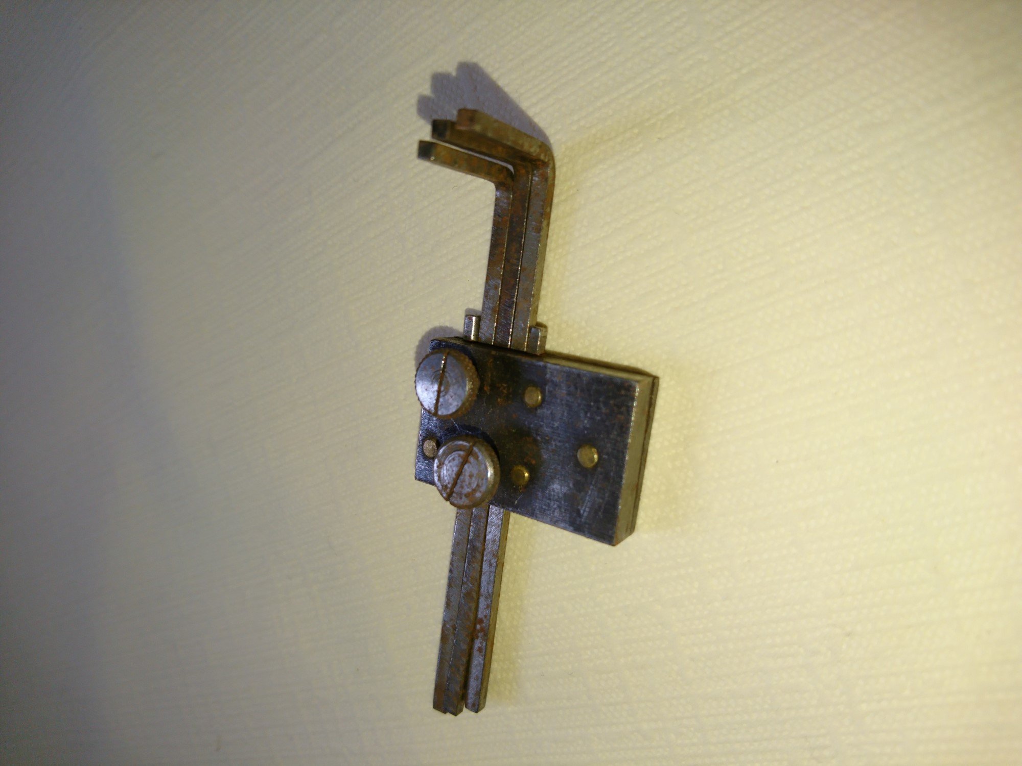 Arthur Andreas Bühl, Arthurmeister ®,Lockpickerherz ® Schlossherz ®, Pornomeister ®, Bühl, Arthurmeister ist Lockpicker aus Leidenschaft. Der erste Erfolg: Das zerstörungsfreie Öffnen seiner Spardose. Sobald er einen Draht biegen konnte, öffnete er auch Bartschlösser. Bei Fahradschlössern: Es ist einfach ein lüsternes Gefühl wenn es schnappt. Bühl fing nun an eigene Dietriche zu biegen. Mit Hilfe vom Nachbarn Mendel, Tischler aus Asperg, lernte er auch Tricks wie Türen generell schnell geöffnet werden können. Der Mendel half Arthur weitere, härtere Dietriche herzustellen. Diese Sperrzeuge wurden dann im Burggraben der Festung Hohenasperg auf ihre Tauglichkeit getestet. Und auch beim Lockpicking verhält es sich so wie der Amy in den Patsch Barracks schwätzt: learning bei doing und verschenkte ein Pickset. Mit solchen Pick`s lassen sich Zylinderschlösser zerstörungsfrei öffnen und auch flippern. Gerne ließen sich Vorhangschlösser picken; nein besser pflücken. Seit dieser Zeit häuft Bühl, Arthurmeister Schließzylinder und Vorhängeschlösser an. Er sammelt Schlösser der Marken Auch besondere Öffnungswerkzeuge, auch einige von der Stasi lassen sich hier bewundern. Später schulte er dann zusammen mit Steffen Wernèry, ehemaliger Pressesprecher vom Chaos Computer Club, Behörden, Industrievertreter, Feuerwehren und natürlich auch Leute im Hasensübchen am Stammtisch. Taged mit: Spiel nicht mit den Schmuddelkindern ! Taged with: Bühler Zwetschge, Bühl Wappen, Zwetschgenhengst, Zwetschgenfest, Meister, Arthur Andreas Bühl, Privatdetektiv.