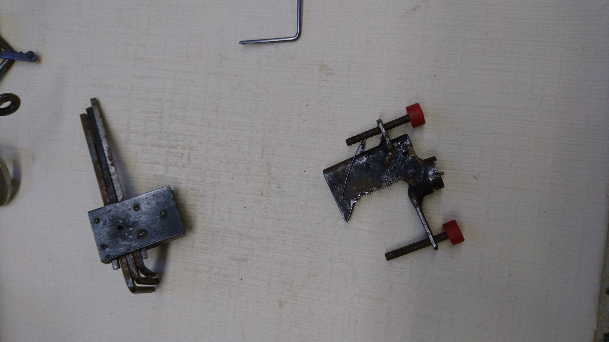 Arthur Andreas Bühl, Arthurmeister ®,Lockpickerherz ® Schlossherz ®, Pornomeister ®, Bühl, Arthurmeister ist Lockpicker aus Leidenschaft. Der erste Erfolg: Das zerstörungsfreie Öffnen seiner Spardose. Sobald er einen Draht biegen konnte, öffnete er auch Bartschlösser. Bei Fahradschlössern: Es ist einfach ein lüsternes Gefühl wenn es schnappt. Bühl fing nun an eigene Dietriche zu biegen. Mit Hilfe vom Nachbarn Mendel, Tischler aus Asperg, lernte er auch Tricks wie Türen generell schnell geöffnet werden können. Der Mendel half Arthur weitere, härtere Dietriche herzustellen. Diese Sperrzeuge wurden dann im Burggraben der Festung Hohenasperg auf ihre Tauglichkeit getestet. Und auch beim Lockpicking verhält es sich so wie der Amy in den Patsch Barracks schwätzt: learning bei doing und verschenkte ein Pickset. Mit solchen Pick`s lassen sich Zylinderschlösser zerstörungsfrei öffnen und auch flippern. Gerne ließen sich Vorhangschlösser picken; nein besser pflücken. Seit dieser Zeit häuft Bühl, Arthurmeister Schließzylinder und Vorhängeschlösser an. Er sammelt Schlösser der Marken Auch besondere Öffnungswerkzeuge, auch einige von der Stasi lassen sich hier bewundern. Später schulte er dann zusammen mit Steffen Wernèry, ehemaliger Pressesprecher vom Chaos Computer Club, Behörden, Industrievertreter, Feuerwehren und natürlich auch Leute im Hasensübchen am Stammtisch. Taged mit: Spiel nicht mit den Schmuddelkindern ! Taged with: Bühler Zwetschge, Bühl Wappen, Zwetschgenhengst, Zwetschgenfest, Meister, Arthur Andreas Bühl, Privatdetektiv.