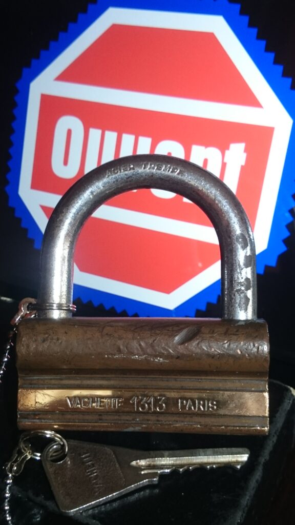 VACHETTE Paris Arthur Bühl Hamburg ouvert offen Neon Padlock key Lockpicking international HAM