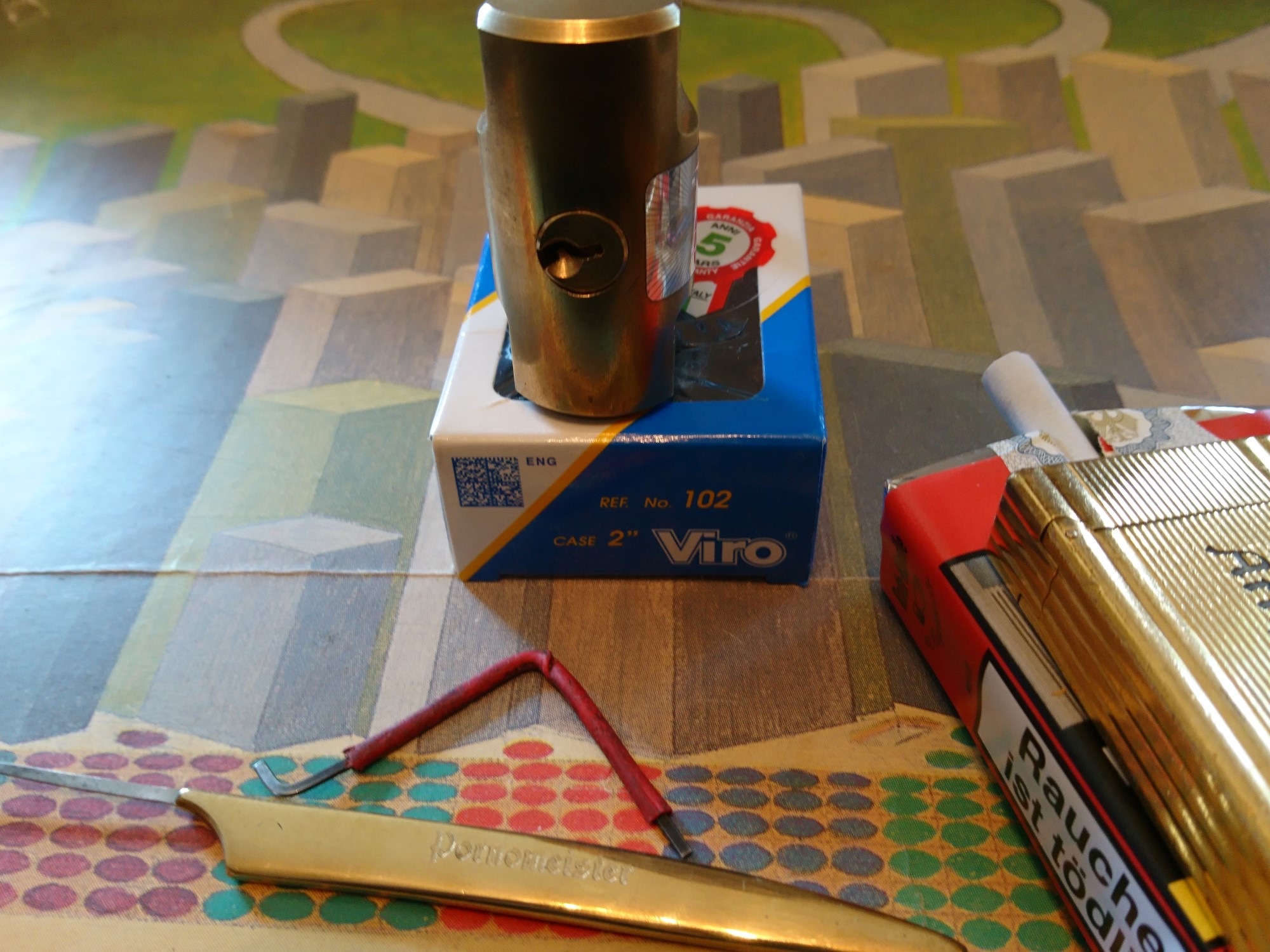 SEO F1 Rudi: ♥ 𝔄𝔯𝔱𝔥𝔲𝔯 𝔅ü𝔥𝔩, 𝔄𝔯𝔱𝔥𝔲𝔯𝔪𝔢𝔦𝔰𝔱𝔢𝔯® Arthur Andreas Bühl, Detektiv und Sympathieträger ♥, Made in Germany, Jahrgang 1961 aus Baden - Württemberg stellt seinen Leporello " Der Aufmacher " vor. Arthurmeister`s Jukebox im Hasenstübchen by YouTube, spielt Pointer Sisters: Slow Hand ! Am Tresen wird Helbing gekippt. Die Lockpicker am Stammtisch trinken nach jeder Öffnung ein Pils, manche auch Weizenbier ! Der Scholischeck nörgelt, weil er kein Padlock öffnen kann ! Ferrari Rudi brüllt: Martina die F1 Saison beginnt. Wir fliegen zum Hockenheimring ! Der Hannenberger sagt: Ich will auch mit ! Martina schreit: Minardi, wir gewinnen nie. Minardiiii, wir gewinnen niiiie. Und der Alex Young darf auch nicht mit. Can not drive ! Verschlagwortet mit Buehl, Buhl, Rotkäppchen, Zwetschgenhengst, Bühl er Zwetschge SEO für heute: Arthur Bühl, Arthurmeister® Arthur ♥ Schwäbischer Hengst, Heini, Zwetschgen Hengst, Buhl, Artur, Buehl er, Zwetschge, Made in Germany, Born 1961, Sympathieträger, Google Earth, Mittelpunkt der Welt, Pflaumen, Arkadasch, Datschi, ♥ Martinameisterin, Cartomanze, Scholischek, " HIGH NOON ! ", ♥ ♥ Vokuhila, Friseur ♥ Parole Emil ! Fandom Wiki Arthur A. Bühl, Detektiv aus Hamburg, Profilbild, Lockpicking, Danke Dr. Ulrich Morgenrot, Velbert, Schlüsselregion, Schlüsselfest in Velbert, Forum Niederberg, Schlossmuseum, Schlüsselfest, Schlossherz, Hans Schell Collection, Martina Pall, Graz, Austria, Park Hotel, Brauhaus, BKS, Heiligenhaus, Wilka Schließtechnik, Silca, IHK, KFV, Errebi, Beschlag, Hersteller, ABUS, Arthur Bühl, Arthurmeister ®, Schlosssammler, Bühl Wappen, Bühl Flagge, Bühl Urkunde Patent, BKS, Arthur Meister, Porno Meister, Wernèry, Profilzylinder, Juke Box Arthurmeister You Tube, Buehl Logo, Cutaway Cilinder, Pfaffenhain, Demonstration Lockpicking, Schliesszylinder, Holland, Toool, Rohlinge zur Impression, zerstörungsfrei ohne Schlüssel, Schlüsseldienst, Soultrain, Philysound, TSOP, Es fährt ein Zug nach nirgendwo ! Arthur Bühl.de, Sicherheit, Performance Künstler. TILT, Flipper, einarmiger Bandit, Bally Wulff, Rotamint, Mad Monkey - Slot Machine, Spielautomat Merkur, Casino, Monte Carlo, Jackpot, Merkur Sonne, Jubilee, ROL-A-TOP, Old slot machine, Love Meter, Jet play, Looping the Loop Fürst, Münzschleuder, Astoria, Orakel Automat, Multi, Super Multi, Booster, Toool Lockpicking, Australia, E - Bay, Mein E - Bay, Uliton, Profilzylinder, ABUS, Bremicker und Söhne, Vorhängeschloss, Vorhängeschlösser, Vorhangschloss, Einbausicherung Korf, Raucher, Jesusmaster, Hasenstübchen, bunter Nachmittag, SEO Geister, Web Tüv, Jägermeister, Bild et Uschi, Doublebrain, Präsident, KI Tüv, Stasi, DDR, Himmelsschlüssel, Urkunde, Katalog Stasi, Signatur Bühl, Token, Amerikaner, fälschungssicher, Sicherheitstechnik, DOM, Muster, Kneipe, Eckkneipe, Gastwirtschaft, Wirtschaft, Portacenere, Musterspuren, Tresor, Jord Knaap, Tresoröffnung zerstörungsfrei, KJS, Schlossherz, Lockpickerherz, Pornomeister, Lockpicking Herz, Notöffnung beim Bunten Nachmittag, Arthur Bühl und die Jukebox im Hasenstübchen, einarmiger Bandit, Merkur, Sonne, Nachtjäger, 08 15, Der Goldene Schuss, Ali Baba und die Wunderschlösser, Wunderino, Padlock Collector, Rotalok, Protector junior, Bühl, Art, Kunst, Künstler, Kataloge, BÜHL, Kunstwerke Deutschland, Kunstprojekt Artothek, Arte, Meisterarte, Artworks, Conny Veit, Zwetschgenstadt Bühl, Tipico Games, Casino, online, Spielothek, Slotmagie, Susi Live, Gutscheincode, Erwin, Freispiele, Novolino, FSK ab 18, Gewinnerlos, 0800 ruf nicht an, Spielautomatenwelt, Rock Ola, Wurlitzer, Seeburg, Bluray, Stingray.