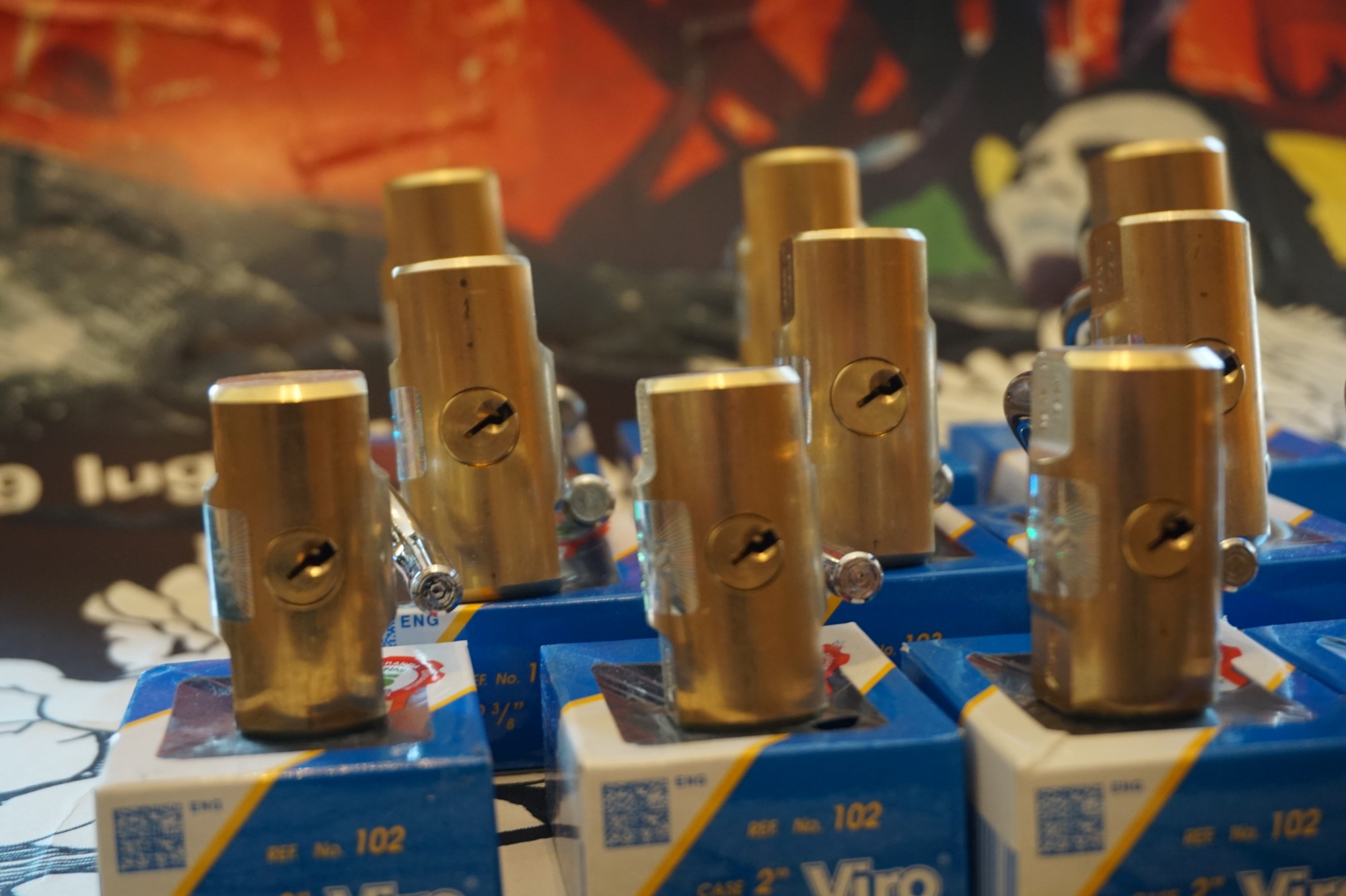 10.30 Uhr, High Noon im Hasenstübchen. Herr Arthur A. Bühl betritt das Hasenstübchen. Alle sind da. Martina, Heike II, Bouncing Joe Asberry und Schwerti sitzen am Stammtisch. Moin Arthurmeister, du alter einarmiger ®. Am Tresen sitzen Brilli - Ralf, Behördenmanni, Roswitha von Freitag, noch, Schneiderheinze und Schlosserklaus mit Heike I, Formel 1 Rudi, Boogie, Sir Waschi und der Gelenkbusfuzzy. Ganz hinten im Eck sitzen noch der HSV Ute, BMW Dedl und der Malermeister " Och ". Am Nebentisch stehen der Nachläufer, der Noagerlzuzzler, der Scholischek, der Stasi Meier mit seinem Freund Strigoy. Aus dem Hinterzimmer sind der Zigeunerschorsch, Giovanni, Lupo der alte Schmierlappen, Pino Frank, Maxam, auch ein deutscher Meister im Lockpicking, Ingo der Wirt von der Oberalster und Sammy der Wirt aus dem Dithmarscher, Schlüsselmichi und der Tschi, lautstark zu hören. In Arthurmeister`s Jukebox spielt " Slow Hand " von den Pointer Sisters. Hannenberger fragt: wie immer ! Arkadasch kommt vom Pissoir und schreit: Arthurmeister, du alter Sympathieträger und Aufmacher, mein alter Freund: wo hast Du denn den einarmigen ® her ? Sag es mir schnell ! Der Automatenpeter gibt eine Lokalrunde nach der anderen ! Er hat am einarmigen Banditen ® gewonnen und jetzt eine Glückssträhne ! Ich will auch solch ein Glück haben. Der ist vom Automaten nicht weg zu kriegen. Aber er solange einen ausgibt ! Den hatte ich noch vom Kujau stehen. Den zweiten einarmigen Banditen ® habe ich zu Mr. Smitz nach Beverly Hill`s, Hollywood, U.S.A. via Luftfracht in deren Bunny Hall liefern lassen. Das hat der Droschkendieter mit seinem Taxi bewerkstelligt. Prost, Stößchen, Salute ! Automatenpeter schreit lallend: Helbing für alle ! Das Hasenstübchen bebt. Sektchen, Stößchen, Prosit und Trallala ! Arthurmeister`s Jukebox spielt Dance Monkey. Der Hannenberger hat sich Heike I in Sachen Logistik Getränke nachlegen, hinter den Tresen geholt. Automatenpeter sitzt immer noch vor dem einarmigen Banditen ® und schreit: Glückssträhne ! Helbing für alle. Hannenberger läßt die Sektkorken knallen. Käppchen ! Die Jukebox spielt sheila B. Devotion, Spacer. Giovanni will aber Gianna Nannini hören. Mittlerweile sind Silkie, Marion und Ingrid hereinspatziert. Damengedeck und Ponyrunde ! Automatenpeter schreit: Helbing für alle ! Plötzlich tut es einen Schlag: Automatenpeter ist mitsamt seiner Helbingflasche vom Hocker auf den Hinterkopf geflogen. Hannenberger, der Objektleiter versucht zu helfen. Sofort geht ein Gerangel los: Der Strigoy, der Noagerlzuzzler und der Nachläufer schubsen sich gegenseitig weg. Automatenpeter stöhnt " Helbing ", versucht auf zu stehen. Alle drei wollen an den einarmigen ®. Da kommt Pelle Pelz von hinten und schreit: Bielefeld, Bier bestellt, Bielefeld, Bier bestellt, schnappt sich den Hocker und schafft es mit einer schlanken Drehung an den Banditen ®. Bielefeld, Bier bestellt. Ich will auch mal gewinnen. Arthurmeister`s Jukebox spielt lautstark sexy von French Affair. Be my lover, be my inspiration. You are so sexy, sex sex sexy, physical und logical temtation. No, no, no higher, higher, Bayby higher. Der Hannenberger und Heike I kommen mit dem nachschenken kaum nach. Jetzt hilft Niekole beim Abwasch. Angela hilft auch. Sammy vom Dithmarscher leert die Aschenbecher. Ingo kotzt in den Schirmständer. Das Hasenstübchen bebt. Schwerti der alte Versicherungsmathematiker aus der City Nord schreit: HMI, wir bezahlen nie ! ERGO heißen wir heute und bescheißen weiter die Leute. Sein Hocker wackelt bedenklich. Formel 1 Rudi krallt sich am Tresen fest. Der einarmige ® blinkt und Pelle gewinnt. HMI, wir bezahlen nie ! ERGO heißen wir heute und bekotzen die Leute ! Pelle schreit: Bielefeld, Bier bestellt. Der Rotamint, der blinkt. Rudi lallt: Scott Speed ! Die Ponyrunde macht Stößchen und Käppchen ! Arkadasch drückt sich an den Stammtisch und fängt ungefragt zu labern an: Arthurmeister, mein Schwippschwager hat eine Schwester und deren Freunds Cousin 2 ten Grades hat mir diesen Profilzylinder von Kale Kilit aus Istanbul mitgebracht. Kannst Du den zerstörungsfrei öffnen ? Der hat nämlich einen Wendeschlüssel wie Keso oder Kaba ! Arthurmeister spricht: Wie immer ! wenn der Schließzylinder von mir geöffnet wird, bleibt er hier am Stammtischaschenbecher ! Arkadasch murmelt. Arthurmeister entnimmt seinem Pick Set seinen deutschen Meister Taster und einen Spanner. Ruck Zuck ist das wehrlose Schloss geöffnet und liegt jetzt zerstörungsfrei auf dem Stammtisch. Arfthurmeister jells: OPEN ! Giovanni meint: aperto. Tschi schreit Ouzo. Bielefeld schreit: Helbing. Pelles Hocker beginnt bedenklich zu wackeln. Schwerti fängt wieder an zu pöbeln: HMI, wir bezahlen nie ! ERGO heißen wir heute und machen weiter fette Beute. Helbing für alle. Stößchen und Prosit. Joe, hier herscht auch heute Bouncing Verbot. Wir sind hier nicht in der NBA. Airball wirfst du zu Hause ! Giovanni hat sich durchgesetzt. Gianna Nannini dröhnt aus der Jukebox und zeigt ihre Titten. Tja, im Hasenstübchen achtet der Hannenberger auf 3 D. Justamente ruft Mr. Smitz aus dem Bunny Hall, Beverly Hills, Hollywood im Hasenstübchen am Hasenberge, an. Hannenberger ruft: Arthurmeister ! Mr. Smitz für dich am Telefon. High Noon Mr. Smitz, are you on party ? Yes, Yes, Arthurmeister. The einarmiger Bandit ®, the Slotmachine is arrived in our Rabbit House. All the Peoble will play the one armed ! What a fun. They are winning sempre. Fun, Fun ! What`s about with the Helbing Brother`s ? Oh, Mr. Smitz, there are a little drunk. What`s about the BILD et Uschi ? Uschi is on Reporter Tour on the Reeperbahn, the Kiez, you know ! I think Droschkendieter bring`s her later in the Hasenstübchen. He has tell, he will play the einarmiger ®. Uschi will have a Glücksträhne. What is Glücksträhne ? If you are winning sempre. The Jukebox is playing: Fading. Yes Mr. Smitz, i have the einarmiger Bandit ® patented by the Gouverment DPMA registerd ! Yes, Yes, for Arthur Bühl, President Pornomeister S.A.R.L. Im Hintergrund ist ein umkippender Barhocker und ein schreiender Pelle zu hören. Helbing, Freibier, Freibier ! Das Gerangel wer am einarmigen ® spielen darf geht von vorne los. Jetzt läßt Schneiderheinze die Glocken läuten. Käppchen, Stößchen, Prösterchen ! Im Hasenstübchen wird getanzt: Dance Monkey ertönt erneut. Pronto ! So Mr. Smitz: Good luck with the einarmiger ® and have a great winning time. And take greating to Harvey and to your President. No Mr. Smitz, I haven`t time, hier is party. Ende des Telefonats ! Das Hasenstübchen feiert. In der Jukebox erklingt: Haindling, Du Depp ! Fortsetzung folgt. Fandom Wiki Arthur A. Bühl, Detektiv aus Hamburg, Profilbild, Lockpicking, Danke Dr. Ulrich Morgenrot, Velbert, Schlüsselregion, Schlüsselfest in Velbert, Forum Niederberg, Schlossmuseum, Schlüsselfest, Schlossherz, Hans Schell Collection, Martina Pall, Graz, Austria, Park Hotel, Brauhaus, BKS, Heiligenhaus, Wilka Schließtechnik, Silca, IHK, KFV, Errebi, Beschlag, Hersteller, ABUS, Arthur Bühl, Arthurmeister ®, Schlosssammler, Bühl Wappen, Bühl Flagge, Bühl Urkunde Patent, BKS, Arthur Meister, Porno Meister, Wernèry, Profilzylinder, Juke Box Arthurmeister You Tube, Buehl Logo, Cutaway Cilinder, Pfaffenhain, Demonstration Lockpicking, Schliesszylinder, Holland, Toool, Rohlinge zur Impression, zerstörungsfrei ohne Schlüssel, Schlüsseldienst, Soultrain, Philysound, TSOP, Es fährt ein Zug nach nirgendwo ! Arthur Bühl.de, Sicherheit, Performance Künstler. TILT, Flipper, einarmiger Bandit, Bally Wulff, Rotamint, Mad Monkey - Slot Machine, Spielautomat Merkur, Casino, Monte Carlo, Jackpot, Merkur Sonne, Jubilee, ROL-A-TOP, Old slot machine, Love Meter, Jet play, Looping the Loop Fürst, Münzschleuder, Astoria, Orakel Automat, Multi, Super Multi, Booster, Toool Lockpicking, Australia, E - Bay, Mein E - Bay, Uliton, Profilzylinder, ABUS, Bremicker und Söhne, Vorhängeschloss, Vorhängeschlösser, Vorhangschloss, Einbausicherung Korf, Raucher, Jesusmaster, Hasenstübchen, bunter Nachmittag, SEO Geister, Web Tüv, Jägermeister, Bild et Uschi, Doublebrain, Präsident, KI Tüv, Stasi, DDR, Himmelsschlüssel, Urkunde, Katalog Stasi, Signatur Bühl, Token, Amerikaner, fälschungssicher, Sicherheitstechnik, DOM, Muster, Kneipe, Eckkneipe, Gastwirtschaft, Wirtschaft, Portacenere, Musterspuren, Tresor, Jord Knaap, Tresoröffnung zerstörungsfrei, KJS, Schlossherz, Lockpickerherz, Pornomeister, Lockpicking Herz, Notöffnung beim Bunten Nachmittag, Arthur Bühl und die Jukebox im Hasenstübchen, einarmiger Bandit, Merkur, Sonne, Nachtjäger, 08 15, Der Goldene Schuss, Ali Baba und die Wunderschlösser, Wunderino, Padlock Collector, Rotalok, Protector junior, Bühl, Art, Kunst, Künstler, Kataloge, BÜHL, Kunstwerke Deutschland, Kunstprojekt Artothek, Arte, Meisterarte, Artworks, Conny Veit, Zwetschgenstadt Bühl, Tipico Games, Casino, online, Spielothek, Slotmagie, Susi Live, Gutscheincode, Erwin, Freispiele, Novolino, FSK ab 18, Gewinnerlos, 0800 ruf nicht an, Spielautomatenwelt, Rock Ola, Wurlitzer, Seeburg, Bluray, Stingray.