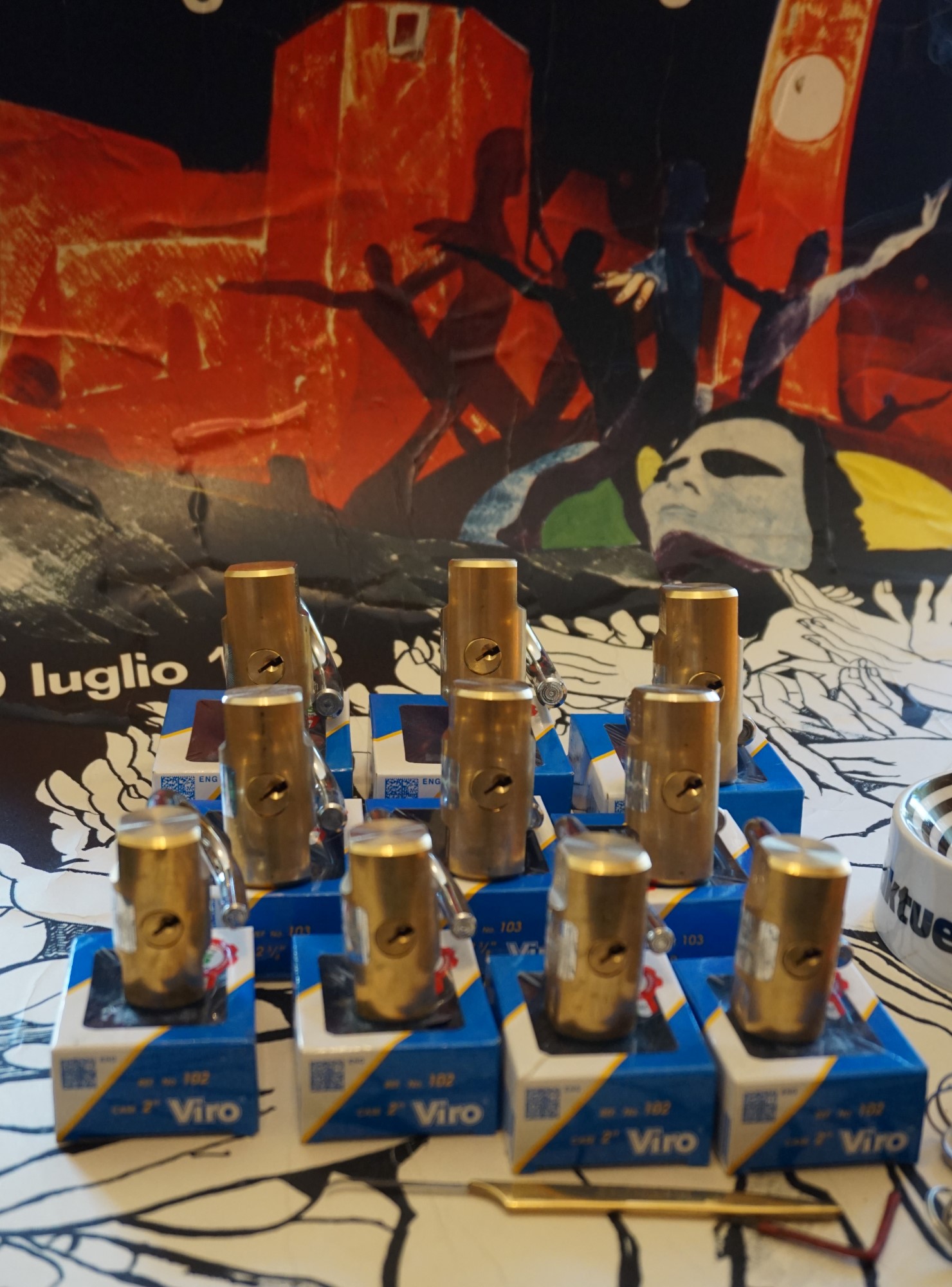 Arthur Bühl, Detektiv und Performancekünstler aus Hamburg Fuhlsbüttel, wird von seinen Freunden aus dem Hasenstübchen strahlend begrüßt: Hallo Arthurmeister®, du alter einarmiger Sympathieträger: zitierst Du heute wieder am Stammtisch beim Lockpicking und beim anschauen von Schloss Herzen unseren Freund: Wilhelm Busch ? Max und Moritz - Eine Bubengeschichte in sieben Streichen Max und Moritz machten beide, als sie lebten, keinem Freude; Bildlich siehst du jetzt die Possen, die in Wirklichkeit verdrossen, mit behaglichem Gekicher, weil du selbst vor ihnen sicher. Aber das bedenke stets : Wie man’s treibt, mein Kind, so geht’s. Vorwort Ach was muß man oft von bösen Kindern hören oder lesen ! Wie zum Beispiel hier von diesen, welche Max und Moritz hießen. Die, anstatt durch weise Lehren sich zum Guten zu bekehren, oftmals noch darüber lachten und sich heimlich lustig machten. Ja, zur Übeltätigkeit, Ja, dazu ist man bereit ! Menschen necken, Tiere quälen, Äpfel, Birnen, Zwetschen stehlen, das ist freilich angenehmer und dazu auch viel bequemer, als in Kirche oder Schule festzusitzen auf dem Stuhle. Aber wehe, wehe, wehe, Wenn ich auf das Ende sehe ! ! Aber wehe, wehe, wehe, Wenn ich auf das Ende sehe ! ! Ach, das war ein schlimmes Ding, wie es Max und Moritz ging. Drum ist hier, was sie getrieben, abgemalt und aufgeschrieben. Max und Moritz - Erster Streich - Witwe Bolte Mancher gibt sich viele Müh mit dem lieben Federvieh; einesteils der Eier wegen, welche diese Vögel legen, zweitens, weil man dann und wann einen Braten essen kann; drittens aber nimmt man auch ihre Federn zum Gebrauch in die Kissen und die Pfühle, denn man liegt nicht gerne kühle. " Seht, da ist die Witwe Bolte, Die das auch nicht gerne wollte. " Seht, da ist die Witwe Bolte, die das auch nicht gerne wollte. Ihrer Hühner waren drei und ein stolzer Hahn dabei. Max und Moritz dachten nun : Was ist hier jetzt wohl zu tun ? Ganz geschwinde, eins, zwei, drei, schneiden sie sich Brot entzwei, in vier Teile, jedes Stück wie ein kleiner Finger dick. Diese binden sie an Fäden, übers Kreuz, ein Stück an jeden, und verlegen sie genau in den Hof der guten Frau. Kaum hat dies der Hahn gesehen, fängt er auch schon an zu krähen: Kikeriki, kikikerikih!! Tak, tak, tak, da kommen sie! Hahn und Hühner schlucken munter jedes ein Stück Brot hinunter; Aber als sie sich besinnen, konnte keines recht von hinnen. In die Kreuz und in die Quer reißen sie sich hin und her, flattern auf und in die Höh, Ach herrje, herrjemine! Ach, sie bleiben an dem langen, Dürren Ast des Baumes hangen. Und ihr Hals wird lang und länger, Ihr Gesang wird bang und bänger, Jedes legt noch schnell ein Ei, Und dann kommt der Tod herbei. Witwe Bolte in der Kammer Hört im Bette diesen Jammer; Ahnungsvoll tritt sie heraus: Ach, was war das für ein Graus! " Fließet aus dem Aug, ihr Tränen! All mein Hoffen, all mein Sehnen, meines Lebens schönster Traum hängt an diesem Apfelbaum " ! Tiefbetrübt und sorgenschwer kriegt sie jetzt das Messer her, Nimmt die Toten von den Strängen, Daß sie so nicht länger hängen, Und mit stummem Trauerblick Kehrt sie in ihr Haus zurück. Dieses war der erste Streich, Doch der zweite folgt sogleich. Max und Moritz - Zweiter Streich Als die gute Witwe Bolte Sich von ihrem Schmerz erholte, Dachte sie so hin und her, Daß es wohl das beste wär, Die Verstorbnen, die hienieden Schon so frühe abgeschieden, Ganz im stillen und in Ehren Gut gebraten zu verzehren. Freilich war die Trauer groß, Als sie nun so nackt und bloß Abgerupft am Herde lagen, Sie, die einst in schönen Tagen Bald im Hofe, bald im Garten Lebensfroh im Sande scharrten. Ach, Frau Bolte weint aufs neu, Und der Spitz steht auch dabei. Max und Moritz rochen dieses: "Schnell aufs Dach gekrochen!“ hieß es. Durch den Schornstein mit Vergnügen Sehen sie die Hühner liegen, Die schon ohne Kopf und Gurgeln Lieblich in der Pfanne schmurgeln. " Eben geht mit einem Teller Witwe Bolte in den Keller " Eben geht mit einem Teller Witwe Bolte in den Keller, Daß sie von dem Sauerkohle Eine Portion sich hole, Wofür sie besonders schwärmt, Wenn er wieder aufgewärmt. Unterdessen auf dem Dache Ist man tätig bei der Sache. Max hat schon mit Vorbedacht Eine Angel mitgebracht. Schnupdiwup, da wird nach oben Schon ein Huhn heraufgehoben! Schnupdiwup, jetzt Numro zwei! Schnupdiwup, jetzt Numro drei! Und jetzt kommt noch Numro vier: Schnupdiwup, dich haben wir! Zwar der Spitz sah es genau Und er bellt: Rawau, rawau! Aber schon sind sie ganz munter Fort und von dem Dach herunter. Na, das wird Spektakel geben, Denn Frau Bolte kommt soeben; Angewurzelt stand sie da, Als sie nach der Pfanne sah. Alle Hühner waren fort, "Spitz!“ das war ihr erstes Wort. "O du Spitz, du Ungetüm! Aber wart, ich komme ihm!“ Mit dem Löffel groß und schwer Geht es über Spitzen her; Laut ertönt sein Wehgeschrei, Denn er fühlt sich schuldenfrei. Max und Moritz im Verstecke Schnarchen aber an der Hecke. Und vom ganzen Hühnerschmaus Guckt nur noch ein Bein heraus. Dieses war der zweite Streich, Doch der dritte folgt sogleich. Max und Moritz - Dritter Streich Jedermann im Dorfe kannte Einen, der sich Böck benannte. " Alle diese Kleidungssachen Wußte Schneider Böck zu machen. " Alltagsröcke, Sonntagsröcke, Lange Hosen, spitze Fräcke, Westen mit bequemen Taschen, Warme Mäntel und Gamaschen, Alle diese Kleidungssachen Wußte Schneider Böck zu machen. Oder wäre was zu flicken, Abzuschneiden, anzustücken, Oder gar ein Knopf der Hose Abgerissen oder lose Wie und wo und was es sei, Hinten, vorne, einerlei Alles macht der Meister Böck, Denn das ist sein Lebenszweck. Drum so hat in der Gemeinde Jedermann ihn gern zum Freunde. Aber Max und Moritz dachten, Wie sie ihn verdrießlich machten. Nämlich vor des Meisters Hause Floß ein Wasser mit Gebrause. Übers Wasser führt ein Steg Und darüber geht der Weg. Max und Moritz, gar nicht träge, Sägen heimlich mit der Säge, Ritzeratze! voller Tücke, In die Brücke eine Lücke. Als nun diese Tat vorbei, Hört man plötzlich ein Geschrei: "He, heraus, du Ziegen-Böck! Scheider Schneider, meck, meck, meck!“ Alles konnte Böck ertragen, Ohne nur ein Wort zu sagen; Aber wenn er dies erfuhr, Ging“s ihm wider die Natur. " Denn schon wieder ihm zum Schreck Tönt ein lautes: ‚Meck, meck, meck! " Schnelle springt er mit der Elle Über seines Hauses Schwelle, Denn schon wieder ihm zum Schreck Tönt ein lautes: "Meck, meck, meck!“ Und schon ist er auf der Brücke. Kracks, die Brücke bricht in Stücke! Wieder tönt es: "Meck, meck, meck!“ Plumps, da ist der Schneider weg! Grad als dieses vorgekommen, Kommt ein Gänsepaar geschwommen, Welches Böck in Todeshast Krampfhaft bei den Beinen faßt. Beide Gänse in der Hand, Flattert er auf trocknes Land. Übrigens bei alledem Ist so etwas nicht bequem! Wie denn Böck von der Geschichte Auch das Magendrücken kriegte. Hoch ist hier Frau Böck zu preisen! Denn ein heißes Bügeleisen, Auf den kalten Leib gebracht, Hat es wiedergutgemacht. Bald im Dorf hinauf, hinunter Hieß es: Böck ist wieder munter. Dieses war der dritte Streich, Doch der vierte folgt sogleich. Max und Moritz - Vierter Streich Also lautet ein Beschluß: Daß der Mensch was lernen muß. Nicht allein das Abc Bringt den Menschen in die Höh, Nicht allein im Schreiben, Lesen Übt sich ein vernünftig Wesen; Nicht allein in Rechnungssachen Soll der Mensch sich Mühe machen; Sondern auch der Weisheit Lehren Muß man mit Vergnügen hören. " Daß dies mit Verstand geschah War Herr Lehrer Lämpel da. " Daß dies mit Verstand geschah War Herr Lehrer Lämpel da. Max und Moritz, diese beiden, Mochten ihn darum nicht leiden. Denn wer böse Streiche macht, Gibt nicht auf den Lehrer acht. Nun war dieser brave Lehrer Von dem Tobak ein Verehrer, Was man ohne alle Frage Nach des Tages Müh und Plage Einem guten, alten Mann Auch von Herzen gönnen kann. Max und Moritz, unverdrossen, Sinnen aber schon auf Possen, Ob vermittelst seiner Pfeifen Dieser Mann nicht anzugreifen. Einstens, als es Sonntag wieder Und Herr Lämpel brav und bieder In der Kirche mit Gefühle Saß vor seinem Orgelspiele, Schlichen sich die bösen Buben In sein – Haus und seine Stuben, Wo die Meerschaumpfeife stand; Max hält sie in seiner Hand; Aber Moritz aus der Tasche Zieht die Flintenpulverflasche, Und geschwinde – stopf, stopf, stopf – Pulver in den Pfeifenkopf. Jetzt nur still und schnell nach Haus, Denn schon ist die Kirche aus! Eben schließt in sanfter Ruh Lämpel seine Kirche zu; Und mit Buch und Notenheften, Nach besorgten Amtsgeschäften, Lenkt er freudig seine Schritte Zu der heimatlichen Hütte, Und voll Dankbarkeit sodann Zündet er sein Pfeifchen an. "Ach!“ spricht er, "die größte Freud Ist doch die Zufriedenheit!“ Rums, da geht die Pfeife los Mit Getöse, schrecklich groß! Kaffeetopf und Wasserglas, Tabaksdose, Tintenfaß, Ofen, Tisch und Sorgensitz Alles fliegt im Pulverblitz. Als der Dampf sich nun erhob, Sieht man Lämpel, der – gottlob! – Lebend auf dem Rücken liegt; Doch er hat was abgekriegt. Nase, Hand, Gesicht und Ohren Sind so schwarz als wie die Mohren, Und des Haares letzter Schopf Ist verbrannt bis auf den Kopf. Wer soll nun die Kinder lehren Und die Wissenschaft vermehren Wer soll nun für Lämpel leiten Seine Amtestätigkeiten Woraus soll der Lehrer rauchen, Wenn die Pfeife nicht zu brauchen Mit der Zeit wird alles heil, Nur die Pfeife hat ihr Teil. Dieses war der vierte Streich, Doch der fünfte folgt sogleich. Max und Moritz - Fünfter Streich Wer in Dorfe oder Stadt Einen Onkel wohnen hat, Der sei höflich und bescheiden; Denn das mag der Onkel leiden. Morgens sagt man: " Guten Morgen! Haben Sie was zu besorgen?“ Bringt ihm, was er haben muß: Zeitung, Pfeife, Fidibus. Oder sollt `es wo im Rücken Drücken, beißen oder zwicken, Gleich ist man mit Freudigkeit Dienstbeflissen und bereit. Oder sei`s nach einer Prise, Daß der Onkel heftig niese, Ruft man: " Prosit ! " alsogleich. " Danke ! " - " Wohl bekomm es Euch ! " Oder kommt er spät nach Haus, Zieht man ihm die Stiefel aus, Holt Pantoffel, Schlafrock, Mütze, Daß er nicht im Kalten sitze. Kurz, man ist darauf bedacht, Was dem Onkel Freude macht. Max und Moritz ihrerseits Fanden darin keinen Reiz. Denkt euch nur, welch schlechten Witz Machten sie mit Onkel Fritz ! Jeder weiß, was so ein Mai- Käfer für ein Vogel sei. In den Bäumen hin und her Fliegt und kriecht und krabbelt er. Max und Moritz, immer munter, Schütteln sie vom Baum herunter. In die Tüte von Papiere Sperren sie die Krabbeltiere. Fort damit und in die Ecke Unter Onkel Fritzens Decke! Bald zu Bett geht Onkel Fritze In der spitzen Zipfelmütze; Seine Augen macht er zu Hüllt sich ein und schläft in Ruh. Doch die Käfer - kritze, kratze ! - Kommen schnell aus der Matratze. Schon faßt einer, der voran, Onkel Fritzens Nase an. " Bau! " schreit er“,was ist das hier ? " Und erfaßt das Ungetier. Und den Onkel voller Grausen Sieht man aus dem Bette sausen. " Autsch! " - schon wieder hat er einen lm Genicke, an den Beinen; Hin und her und rundherum Kriecht es, fliegt es mit Gebrumm. " Onkel Fritz, in dieser Not, Haut und trampelt alles tot. " Onkel Fritz, in dieser Not, Haut und trampelt alles tot. Guckste wohl, jetzt ist“s vorbei Mit der Käferkrabbelei! Onkel Fritz hat wieder Ruh Und macht seine Augen zu. Dieses war der fünfte Streich, Doch der sechste folgt sogleich. Max und Moritz - Sechster Streich In der schönen Osterzeit, Wenn die frommen Bäckersleut Viele süße Zuckersachen Backen und zurechtemachen, Wünschen Max und Moritz auch Sich so etwas zum Gebrauch. Doch der Bäcker, mit Bedacht, Hat das Backhaus zugemacht, Also, will hier einer stehlen, Muß er durch den Schlot sich quälen. Ratsch! . da kommen die zwei Knaben Durch den Schornstein,schwarz wie Raben. Puff. sie fallen in die Kist, Wo das Mehl darinnen ist ! Da! nun sind sie alle beide rundherum so weiß wie Kreide Aber schon mit viel Vergnügen sehen sie die Brezeln liegen. Knacks! da bricht der Stuhl entzwei; Schwapp! da liegen sie im Brei. Ganz von Kuchenteig umhüllt, stehn sie da als Jammerbild. " Gleich erscheint der Meister Bäcker Und bemerkt die Zuckerlecker. " Gleich erscheint der Meister Bäcker Und bemerkt die Zuckerlecker. Eins, zwei, drei, eh man`s gedacht, sind zwei Brote draus gemacht ! In dem Ofen glüht es noch Ruff ! damit ins Ofenloch ! Ruff! man zieht sie aus der Glut; Denn nun sind sie braun und gut ! Jeder denkt: die sind perdü ! Aber nein - noch leben sie. Knusper, knasper ! wie zwei Mäuse Fressen sie durch das Gehäuse; Und der Meister Bäcker schrie: " Ach herrje, da laufen sie ! " Dieses war der sechste Streich, Doch der letzte folgt sogleich. Max und Moritz - Letzter Streich Max und Moritz, wehe euch ! Jetzt kommt euer letzter Streich ! Wozu müssen auch die beiden Löcher in die Säcke schneiden ? " Seht, da trägt der Bauer Mecke Einen seiner Maltersäcke. " Seht, da trägt der Bauer Mecke Einen seiner Maltersäcke. Aber kaum, daß er von hinnen, fängt das Korn schon an zu rinnen. Und verwundert steht und spricht er: " Zapperment ! Dat Ding werd lichter ! " Hei ! Da sieht er voller Freude Max und Moritz im Getreide. Rabs ! - In seinen großen Sack Schaufelt er das Lumpenpack. Max und Moritz wird es schwüle; Denn nun geht es nach der Mühle. " Meister Müller, he, heran ! Mahl er das, so schnell er kann ! " " Her damit ! " und in den Trichter Schüttelt er die Bösewichter. Rickeracke! Rickeracke! Geht die Mühle mit Geknacke. Hier kann man sie noch erblicken Fein geschroten und in Stücken. Doch sogleich verzehret sie Meister Müllers Federvieh. Schluß Als man dies im Dorf erfuhr, War von Trauer keine Spur. Witwe Bolte, mild und weich, Sprach: " Sieh da, ich dacht es gleich ! " " Jajaja ! " rief Meister Böck, " Bosheit ist kein Lebenszweck! " Drauf so sprach Herr Lehrer Lämpel: " Dies ist wieder ein Exempel! " " Freilich“, meint der Zuckerbäcker, " Warum ist der Mensch so lecker ! " Selbst der gute Onkel Fritze Sprach: " Das kommt von dumme Witze ! " Doch der brave Bauersmann Dachte: " Wat geiht meck dat an ! " Kurz, im ganzen Ort herum Ging ein freudiges Gebrumm " Gott sei Dank ! Nun ist`s vorbei Mit der Übeltäterei ! ! " Tagged with Arthur Andreas Bühl, Arthurmeister, Vereins - Wiki - Fandom, verifiziertes Linkedin Profil Detektiv Arthur Bühl aus Hamburg, Bühl, Stadt Bühl, Wappen Bühl, Design Bühl, Zwetschgenfest Bühl, Schwäbischer Hengst Bühl, Arthur Bühl, geb. 1961, Babyboomer, Detektiv aus Hamburg sagt am Stammtisch: Wilhelm, du alter Säufer ! Hier lautet es: Parole Emil ! Koksa.org erfreulich Schlossindustrie und Elite rücken zusammen. Pressebox KABA Days, Boston Magazin Arthurmeister, one off the top lockpickers of the world. Sympathieträger Ausperrstunde, Ein bischen Ruhe bitte, Wired Arthurmeister boom`s, Wikipedia, Jukebox im Hasenstübchen, PAROLE EMIL.