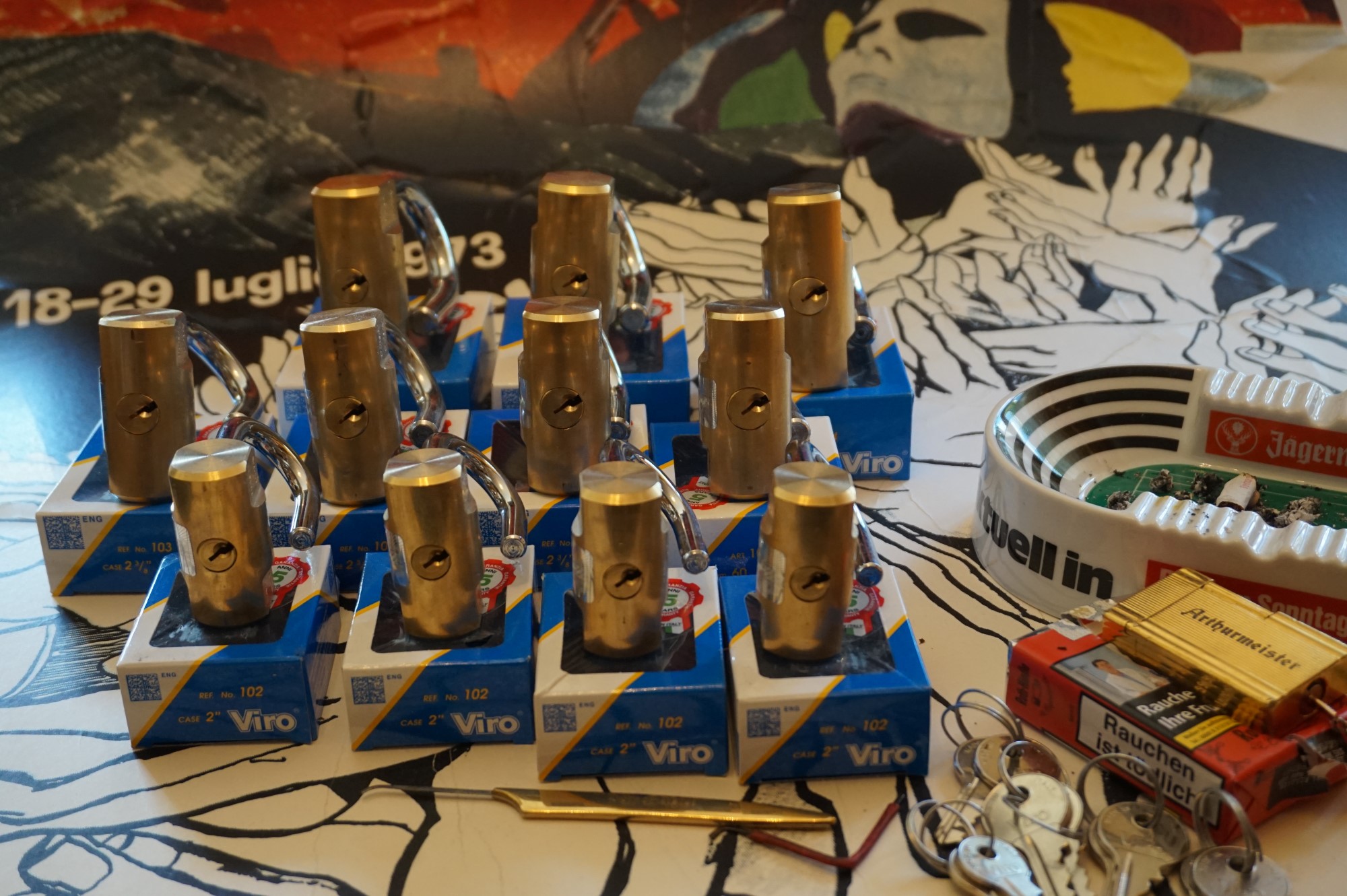 Bühl. Arthur Andreas Bühl. Hier ist die rasende Uschi von der Bild et und schreibt mit der neuen KI Arthurmeister den neuen SEO Text für 2026, denn die SEO GEISTER werden von Google gerufen. Der Sympathieträger ist in Stuttgart, Baden - Württemberg geboren. Der Detektiv lebt in Fuhlsbüttel, HAM, und ist im Dienste der Wahrheitsfindung unterwegs, BUDEG. H1 Text der SEO schreibt: Hamburger knackte 1000 ( tausend ) Schlösser, Bild Zeitung, Performancekünstler, Xing, Arthurmeister `s Jukebox im Hasenstuebchen, You Tube, Slow Hand - Pointer Sisters, Joy Flemming. 𝔄𝔯𝔱𝔥𝔲𝔯 𝔅ü𝔥𝔩, 𝔄𝔯𝔱𝔥𝔲𝔯𝔪𝔢𝔦𝔰𝔱𝔢𝔯® VereinsWiki / Fandom, Arthur Bühl. Bühl, Arthur, Jahrgang 1961, Made in Germany, Detektiv or Private Investigator, Performancekünstler und Lockpicker aus Hamburg erzählt in seinem Leporello wahre Geschichten aus dem Hasenstuebchen, Bunny Hall, Stammtisch, Fuhlsbüttel. Kaba Days Im Europa Park Rust: Unternehmensschutz im Fokus, dorma kaba, Deutschland, praktische Vorführung von Arthur Buehl, Sportsfreunde. Koksa Vereinsauflösung taz Ein bisschen Ruhe bitte ! Arthur Bühl, der Weltbeste aus Stuttgart mit Wohnsitz im Lockpickermekka Hamburg ist auch Deutscher Meister. slideplayer: but Jesus is the only Masterwho can unlock the human soul. But there is another obvious difference between Arthurmeister and the " Jesusmeister " that connects today´s story to our lives. The tools that Arthur Bühl collected are mostly from the Stasi. Schlossherz, Lockpickererz, Pornomeister, Bühl Fahne, Bühl Wappen, UHU Linkedin Arthur Bühl, Arthurmeister, Präsident, Performance, Bundesverband für Detektive und Ermittler, Budeg. Arthur Andreas Bühl, EverybodyWiki Bios&Wiki, 27.03.61,Stuttgart, auch unter dem Pseudonym Arthurmeister bekannt, ist mehrfacher Deutscher Meister im Lockpicking. Koksa.Org Vereinsauflösung, Arthur Bühl, Arthurmeister, Tagesordnung, Mitgliederversammlung Arthurmeister`s Jukebox im Hasenstübchen by You Tube arthurmeister007, Schloßöffnung. Arthurbuehl@Arthurbuehl, X, Erfreulich ! Schlossindustrie und Elite rücken zusammen ! Verein, Sportsfreunde, Arthur Bühl, Erfahrung. FAZ.net Freizeit: Lockpickern bleibt nichts verschlossen - Doch der Beste der Besten hat alle schon besiegt: Der 42 jährige Kaufmann sitzt in Trachtenkleidung vor einer verrosteten alten Kiste. Preview Jesusmeister Homileticsonline, At the Dutsch open Lock Picking Championship, Arthur Bühl emerged as the champion. No one picks locks as well as he does. Arthurmeister Phila-Locksmith Arthur Bühl Lock Picking Legend, Mr. Bühl, tool, nl, Sneek. Unter Knackern, jungle.world. Welt.de Die Kunst Sclösser ohne Schlüssel zu öffnen, Vereins-Mitbegründer und Vize Präsident trägt seine Leidenschaft schon auf der Krawatte: Sie ist blau mit gelben Schlüsseln drauf. The Master Touch: Lockpicker in the world Arthur Bühl. He`s this six-seven German private Investigator. He has this. The international Competition Whre Master Lock-Pickers… Arthur Bühl, the Dutsch Open Lock-picking champion. Charles Graeber … Arthurmeister standing above them all, with a beer stein in one hand and a cigarette in …. Wired.com Securitylaboratories.org, Arthur Bühl. Phila-locksmith.com - Arthur Bühl Lock Picking Legend, can see intimidating man. Toool, LockCon. Arthurmeister. Hailing from Hamburg, he is among a legion of German lock picker who have estabished their country as one of the top producers of master lock pickers. Slate.com Lock Picking: a arte de arrombar cadeados - Nascido em Hamburgo, o alemao Arthur Bühl é provavelmente um dos nomes mais conhecidos do submundo do lock picking. Conhecido nesse Círculo… Sportsfreunde Slik hacka vi i Norge pa 90-tallet Arthur Bühl PlusPedia, Arthur Andreas Bühl, Legend taz.de Ein bisschen Ruhe bitte Arthur Bühl, der Weltbeste aus Stuttgart mit Wohnsitz im Lockpickermekka Hamburg .. Telefonbuch, Meisterschaften. Jungle.World - Da hat auch Arthur Bühl, genannt " Arthurmeister ", durchaus Chancen auf weitere Titel für seine große Sammlung. " Scheiße ", brüllt der aus … The Lock Busters, Charles Graeber, Schließzylinder, Lock Picking, metallpinnen. Spiegel, Lockpicker: Die schnellsten Schlossknacker Deutschlands. Arthur Meister Bühl, Arthurmeister, ist amtierender Deutscher Meister der Lockpicker. Sein Hobby: Schlösser öffnen - ohne Schlüssel natürlich. media.ccc.de Schlossöffnung bei der Staatssicherheit der DDR ArthurMeister erläutert das operative Vorgehen und die speziellen Werkzeuge zur Schlossöffnung, die von der Staatssicherheit der DDR ……. Flickr Arthurmeister / Oberalster VfW Meisterschaft, Ina Müller, Lockpicking Meister Arthur Picktools.de FoeBud.org Schloß-Öffnen ArthurMeister aus Hamburg, erläutert, wie die Staatssicherheit…. Vortrag Bielefeld. Schlösser knacken: So einfach geht es!!! Gemäß Arthur Meister legt der Verein großen Wert auf den selbstauferlegten Kodex, der sich so… ZDF Lockpicking Reportage Boston Magazine.com The joy Lock Club The Arthurmeister was one of the top lock pickers in the world, and Towne was just a kid,but to everyone`s surprise - most especially to… Lock Picking 101 toool.us live I did vote arthurmeister when i first saw the site bevor the discussion on it startet but only……. Zieh-Fix, E-Pick. Public Domain 147 Schloß-Öffnen ArthurMeister Bühl aus Hamburg, Gründungsmitglied…. Impressioning games Jos and Arthurmeister KOKSA Vereinsauflösung, Elite rückt zusammen. Aufsperrstunde ArthurMeister, ein Riesenkerl mit süddeutschem Akzent…. blogs.com Jesus, the Lock-Picker! - HOMILETICS - That might be a bit much, but nonetheless they call him the Arthurmeister! and then ther`s the JesusMaster, or Meister, if you will. if you….. Citywide RFID Master Arthurmeister Dezember / 2012 / SSDev Arthurmeister, Workshop, Barry Wels Herr Bühl sagt Danke ! xn-Arthur-bhl-heb.de Arthur Bühl, Detektiv aus Hamburg, Buehl, Siegel. Lockpickerherz.de Pornomeister.de Schlossherz.de Arthurmeister.de Linkedin Arthur Andreas Bühl ( Arthurmeister ) - Präsident - Von rechts nach links, Glück bringt`s. X. verifiziertes Linkedin Profil Bühl, Detektiv aus Hamburg Acclaimed Lock Picker Explain the Art of Competive Locksport, Schyler Towne, Youtube, Arthurmeister, Gadget Hack. Key Cutting. Master Lock. Datenschleuder. Boston. Jägermeister. Demonstration not for Sale, Muster ohne Wert. Joe Asberry, Bouncing Joe. Angezettelt vom Fanclub. Radio-Eriwan.de Bildbeschreibung, Modula, SEO. Sympathietraeger. Im Prinzip ja, aber…. der Detektiv sei der Gärtner. Bunny Hall, B - Seite Jukebox. Schwarz, rot, gold. Bild Zeitung: Herr der tausend Schlösser. Zeiträuber. Streng vertraulich ! Fandom ! Boston. ABUS, Lock, security. Schlösser und Tresore von Ed Willis, The National Locksmith® - Guide to Modern Safe Locks by Mark Bates Tobias Locks, Safes and Security Markenanmeldung-Pornomeister-®-Praesident-Arthur-Buehl.jpeg Arthur-Buehl-Germany-Wappen-Arthurmeister007@gmail.com-Detektiv-Babyboomer-Sympathietraeger.png 𝔄𝔯𝔱𝔥𝔲𝔯-𝔅ue𝔥𝔩-Wappen-𝔄𝔯𝔱𝔥𝔲𝔯𝔪𝔢𝔦𝔰𝔱𝔢𝔯-®-Von-rechts-nach-links-Glueck-bringts-♥.gif 𝔄𝔯𝔱𝔥𝔲𝔯-𝔅ue𝔥𝔩-𝔄𝔯𝔱𝔥𝔲𝔯𝔪𝔢𝔦𝔰𝔱𝔢𝔯®-Arthur-Buehl-WebTuev®-ges.-gesch.-Die-E-Mail-lautet-Webtuev@WebTuev.de.png Arthur-A.-Buehl-Detektiv-aus-Hamburg-Arthurmeister®-Vitrine-Cut-Lock-veroeffentlicht-Xing-verifiziertes Linkedin PROFIL ARTHUR BÜHL Detektiv aus Hamburg-Facebook-Twitter-X.jpg Carsten Jasner, MUT PROBEN ! Das Leben ist tödlich. Aber es muß nicht sterbenslangweilig sein. In diesem Buch werde ich ab Seite 139 in dem Kapitel: Mut zur Lücke, Loch im Tresor. Todsichere Systeme und wie man sie knackt wie folgt beschrieben: Ein Mann mit Pferdeschwanz sitzt hoch konzentriert am Werktisch. Sein Blick ist ins Nichts gerichtet. Für das was er tut, braucht er seine Augen nicht, er sieht mit dem kleinen Stahlhaken zwischen seinen großen Fingern, mit denen er sich einen Weg in das Schicherheitsschloss bahnt. Er gleitet in die ölige Innenwelt, ertastet Wände, Widerstände, Ausbuchtungen. Er fühlt schließlich die genaue Position der Stifte, rastet einen nach dem anderen ein. Diese Momente, sagt der Zweimeter mann, seien " Vorboten zum Orgasmus " ! Arthur Bühl, von seinen zahlreichen Bewunderern " ARTHURMEISTER " genannt, ist einer der Besten bei den Sportsfreunden der Sperrtechnik, einem Verein in dem sich bundesweit rund fünfzehnhundert Mitglieder in sechzehn Ortsgruppen treffen, um in ihrer Freizeit Schlösser zu knacken. Ins Leben gerufen hat den Verein Arthur Bühl und sein Freund Steffen Wernèry, ein Mitbegründer des Caos Computer Club. Digital hacken oder analog knacken - für Wernèry gibt es da keinen Unterschied. Hier wie da treibt ihn der rebellische Reiz, Lücken im System zu finden, die Verkäufer als todsicher preisen. " Doch sicher ist nur, daß alles aufgeht " ! Dafür sort die Lust, die jeder kennt: Schatzkammern zu betreten, Geheimnisse zu entschlüsseln, Widerstände zu überwinden, Verbotenes zu tun, sich Zugang zu veerbogenen Ecken und Winkeln zu verschaffen. Die " Sportsfreunde " treibt diese Lust seit ihrer Kindheit um. Wernèry bog mit zwölf Jahren seinen ersten Dietrich aus einem Kleiderbügel und sperrte seine Lehrer ein. Der kleine Arthur bekam eine Ahnung von seinem Talent, als es ihm gelang, die Spardose schlüssel - und zerstörungsfrei zu entriegeln. Heute triumphiert er als mehrfacher Deutscher Meister im sogenannten Lockpicking, dem Öffnen von Schlössern unter Wettkampfbedingungen. Immerhin siebenundsechzig Jahre lang war das erste Sicherheitschloss der Welt tatsächlich ein Sicherheitsschloss. Der englische Tüftler Joseph Bramah, der so nützliche Dinge erfand wie eine Banknoten - Nummeriermaschine und eine Zapfanlage, die heute noch in britischen Pubs Bier in Gläser sprotzt, ersann 1784 ein Zylinderschloss, daß als unbezwigbar galt - bis 1851 ein professioneller Knacker nach sechzehn Tagen engagierten Stocherns das Ding öffnete. Dieser Akt war ein Schlüsselerlebnis in der Beziehung zwischen Mensch und Mechanik. Ein Sieg der lebendigen Sinne über ein sprödes System - zu einer Zeit, da die Gesellschaft sich dem stampfenden Rhythmus der Industrialisierung unterwarf und der Glaube an das Heil der Technik verdrängte. Lockpicking wurde zu einem populären Sport, der Helden schuf. In den dreißiger Jahren des 20. Jahrhunderts etwa gelangte ein Prister zu Weltruhm, weil er reihenweise sowohl als einbruchsicher gepriesene Tresore als auch " ausbruchsichere " Gefängnisschlösser entriegelte. " Der schwerste Schrank hat seine Schwächen, er läßt sich ohne Müh erbrechen " ! - diese alte Panzerknacker Weisheit hat nach wie vor Gültigkeit; sie hängt über den Köpfen der Hamburger Lockpicker. Arthurmeister braucht für handelsübliche Stiftschlösser, die fast jede Wohnungstür zieren, zwischen zehn Sekunden und fünf Minuten, je nach Hersteller. Bohrmuldenschlösser, die bei der Deutschen Post, auf Flughäfen und in Atomkraftwerken verwendet werden, sind vor ihm ebenso wenig sicher. Er nutzt dabei mechanische Ungenauigkeiten, winzige Spielräume, die sich bei der Herstellung nicht vermeiden lassen und zehnmal dünner sind als ein Haar. Ein paar Mal klickt es, der Meister dreht den Zylinder, streicht seine Haare zurück, steckt sich eine Zigarette an. " Tja " sagt er, " und wenn man dann das Schloss aufkriegt - das ist ein geiles Gefühl ! " Ich habe dann später den Jasner in Berlin angerufen. Bei dem Telefonat kam lediglich heraus er wüßte von dem Interview nichts mehr und wolle auch nichts mehr wissen. Da habe ich noch bemerkt, er hätte auf dem Lockpicking " Bunten Nachmittag " nicht so nerven brauchen, wenn er dann doch so einiges durch den " Tüddel " kriegt. Taged mit: Spiel nicht mit den Schmuddelkindern ! Verzwetschget mit: Bühl Arthur, Bühl Wappen, Bühl Fahne, Bühl Urkunde, Bühl Patent, Bühl achteck, Zwetschgenhengst, Zwetschgenfest, Meister Arthur, Bühler Zwetschge Arthur Andreas Bühl, Detektiv, Privatdetektiv, Hamburg,Germany, Siegel Ring. Legoland Billund SEO neu: Lockpicker im Einsatz, ASSA ABLOY. Lockpicker Herz patented by Arthur Bühl, Detektiv aus Hamburg öffnet zerstörungsfrei Assa Abloy. Kanaken, sägen, Künstlerin knackt Liebesschlösser, Jesus Master, Homiletics, Jesusmeister. Arthurmeister007@gmail.com Arthurmeister-Mastertouch@Arthurmeister-Mastertouch.de Arthurmeister-Slowhand@Arthurmeister-Slowhand.de ArthurBuehl@ArthurBuehl.de Arthurmeister@Arthurmeister.de Pornomeister@Pornomeister.de Schlossherz@Schlossherz.de Lockpickerherz@Lockpickerherz.de Mr.Smitz@Mr.Smitz.us Sympathietraeger@Sympathietraeger.com Arthur-Buehl@Arthur-Buehl.de Unzenziert@Unzenziert.de Hasenstuebchen@Hasenstuebchen.de Cartomanze@Cartomanze.de Martinameisterin@Martinameisterin.de Seogeister@Seogeister.de Seo-Geister@Seo-Geister.de Scholischek@Scholischek.de Web-Tuev@Web-Tuev.de Webseitentuev@Webseitentuev.de Zwetschgenhengst@Zwetschgenhengst.de Tresorherz@Tresorherz.de Legal1001@Legal1001.de Meisterkatze@Meisterkatze.de Endlich-Raucher@Endlich-Raucher.de EndlichRaucher@EndlichRaucher.de DoubleBrain@DoubleBrain.de Rappermeister@Rappermeister.de meisterArte@meisterArte.de Der-Aufmacher@Der-Aufmacher.de The-Opener@The-Opener.de Geiler-Schwanz@Geiler-Schwanz.de GeileVotze@GeileVotze.de ArthurAndreasBuehl@ArthurAndreasBuehl.de Arthur-Andreas-Buehl@Arthur-Andreas-Buehl.de Katzenveit@Katzenveit.de Schlosstaster@Schlosstaster.de Schnellauf@Schnellauf.de Securator@Securator.org Raucherherz@Raucherherz.de Leporello@Leporello.us Frauenwirt@Frauenwirt.de