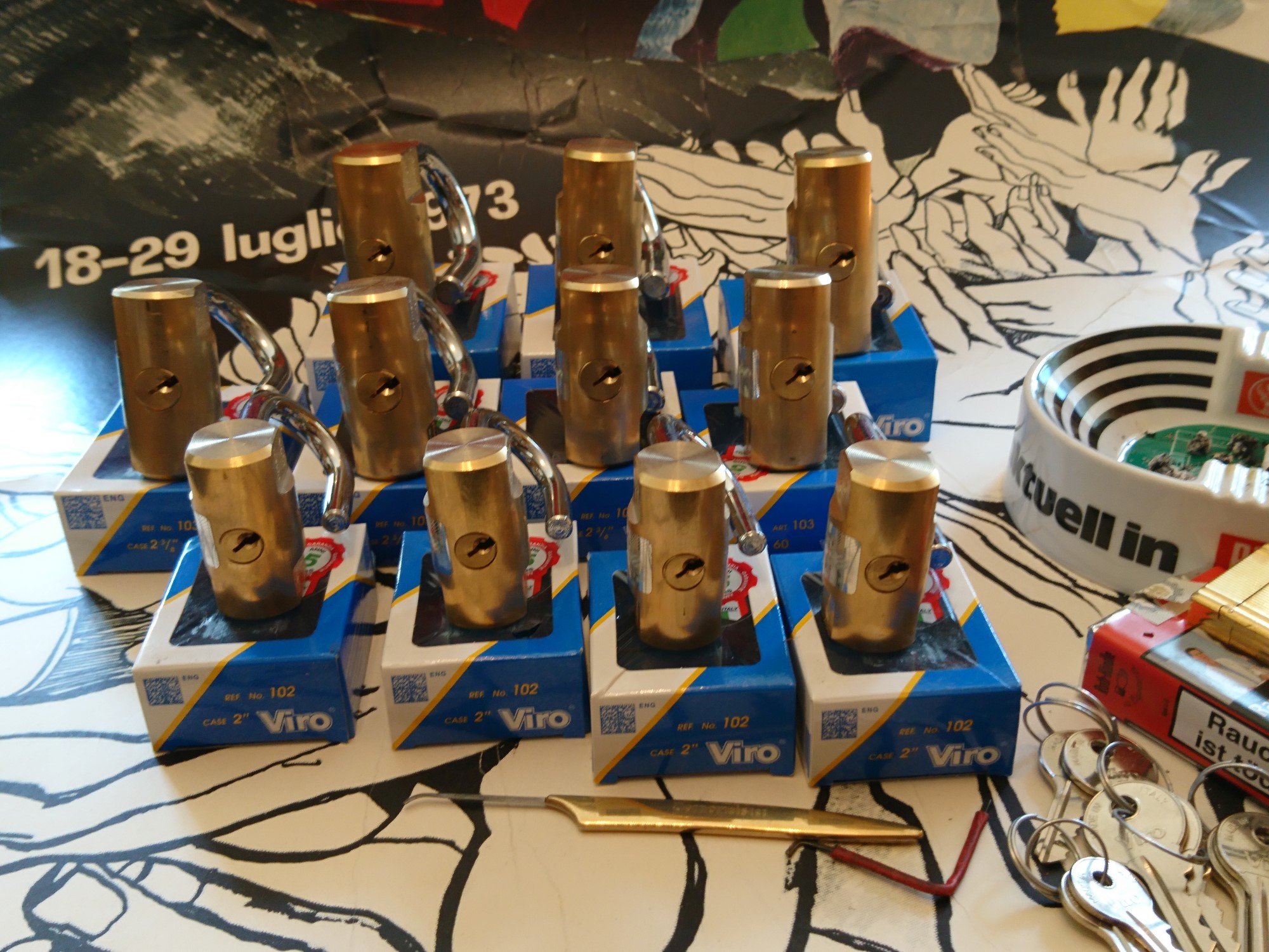 10.30 Uhr, High Noon im Hasenstübchen. Herr Arthur A. Bühl betritt das Hasenstübchen. Alle sind da. Martina, Heike II, Bouncing Joe Asberry und Schwerti sitzen am Stammtisch. Moin Arthurmeister, du alter einarmiger ®. Am Tresen sitzen Brilli - Ralf, Behördenmanni, Roswitha von Freitag, noch, Schneiderheinze und Schlosserklaus mit Heike I, Formel 1 Rudi, Boogie, Sir Waschi und der Gelenkbusfuzzy. Ganz hinten im Eck sitzen noch der HSV Ute, BMW Dedl und der Malermeister " Och ". Am Nebentisch stehen der Nachläufer, der Noagerlzuzzler, der Scholischek, der Stasi Meier mit seinem Freund Strigoy. Aus dem Hinterzimmer sind der Zigeunerschorsch, Giovanni, Lupo der alte Schmierlappen, Pino Frank, Maxam, auch ein deutscher Meister im Lockpicking, Ingo der Wirt von der Oberalster und Sammy der Wirt aus dem Dithmarscher, Schlüsselmichi und der Tschi, lautstark zu hören. In Arthurmeister`s Jukebox spielt " Slow Hand " von den Pointer Sisters. Hannenberger fragt: wie immer ! Arkadasch kommt vom Pissoir und schreit: Arthurmeister, du alter Sympathieträger und Aufmacher, mein alter Freund: wo hast Du denn den einarmigen ® her ? Sag es mir schnell ! Der Automatenpeter gibt eine Lokalrunde nach der anderen ! Er hat am einarmigen Banditen ® gewonnen und jetzt eine Glückssträhne ! Ich will auch solch ein Glück haben. Der ist vom Automaten nicht weg zu kriegen. Aber er solange einen ausgibt ! Den hatte ich noch vom Kujau stehen. Den zweiten einarmigen Banditen ® habe ich zu Mr. Smitz nach Beverly Hill`s, Hollywood, U.S.A. via Luftfracht in deren Bunny Hall liefern lassen. Das hat der Droschkendieter mit seinem Taxi bewerkstelligt. Prost, Stößchen, Salute ! Automatenpeter schreit lallend: Helbing für alle ! Das Hasenstübchen bebt. Sektchen, Stößchen, Prosit und Trallala ! Arthurmeister`s Jukebox spielt Dance Monkey. Der Hannenberger hat sich Heike I in Sachen Logistik Getränke nachlegen, hinter den Tresen geholt. Automatenpeter sitzt immer noch vor dem einarmigen Banditen ® und schreit: Glückssträhne ! Helbing für alle. Hannenberger läßt die Sektkorken knallen. Käppchen ! Die Jukebox spielt sheila B. Devotion, Spacer. Giovanni will aber Gianna Nannini hören. Mittlerweile sind Silkie, Marion und Ingrid hereinspatziert. Damengedeck und Ponyrunde ! Automatenpeter schreit: Helbing für alle ! Plötzlich tut es einen Schlag: Automatenpeter ist mitsamt seiner Helbingflasche vom Hocker auf den Hinterkopf geflogen. Hannenberger, der Objektleiter versucht zu helfen. Sofort geht ein Gerangel los: Der Strigoy, der Noagerlzuzzler und der Nachläufer schubsen sich gegenseitig weg. Automatenpeter stöhnt " Helbing ", versucht auf zu stehen. Alle drei wollen an den einarmigen ®. Da kommt Pelle Pelz von hinten und schreit: Bielefeld, Bier bestellt, Bielefeld, Bier bestellt, schnappt sich den Hocker und schafft es mit einer schlanken Drehung an den Banditen ®. Bielefeld, Bier bestellt. Ich will auch mal gewinnen. Arthurmeister`s Jukebox spielt lautstark sexy von French Affair. Be my lover, be my inspiration. You are so sexy, sex sex sexy, physical und logical temtation. No, no, no higher, higher, Bayby higher. Der Hannenberger und Heike I kommen mit dem nachschenken kaum nach. Jetzt hilft Niekole beim Abwasch. Angela hilft auch. Sammy vom Dithmarscher leert die Aschenbecher. Ingo kotzt in den Schirmständer. Das Hasenstübchen bebt. Schwerti der alte Versicherungsmathematiker aus der City Nord schreit: HMI, wir bezahlen nie ! ERGO heißen wir heute und bescheißen weiter die Leute. Sein Hocker wackelt bedenklich. Formel 1 Rudi krallt sich am Tresen fest. Der einarmige ® blinkt und Pelle gewinnt. HMI, wir bezahlen nie ! ERGO heißen wir heute und bekotzen die Leute ! Pelle schreit: Bielefeld, Bier bestellt. Der Rotamint, der blinkt. Rudi lallt: Scott Speed ! Die Ponyrunde macht Stößchen und Käppchen ! Arkadasch drückt sich an den Stammtisch und fängt ungefragt zu labern an: Arthurmeister, mein Schwippschwager hat eine Schwester und deren Freunds Cousin 2 ten Grades hat mir diesen Profilzylinder von Kale Kilit aus Istanbul mitgebracht. Kannst Du den zerstörungsfrei öffnen ? Der hat nämlich einen Wendeschlüssel wie Keso oder Kaba ! Arthurmeister spricht: Wie immer ! wenn der Schließzylinder von mir geöffnet wird, bleibt er hier am Stammtischaschenbecher ! Arkadasch murmelt. Arthurmeister entnimmt seinem Pick Set seinen deutschen Meister Taster und einen Spanner. Ruck Zuck ist das wehrlose Schloss geöffnet und liegt jetzt zerstörungsfrei auf dem Stammtisch. Arfthurmeister jells: OPEN ! Giovanni meint: aperto. Tschi schreit Ouzo. Bielefeld schreit: Helbing. Pelles Hocker beginnt bedenklich zu wackeln. Schwerti fängt wieder an zu pöbeln: HMI, wir bezahlen nie ! ERGO heißen wir heute und machen weiter fette Beute. Helbing für alle. Stößchen und Prosit. Joe, hier herscht auch heute Bouncing Verbot. Wir sind hier nicht in der NBA. Airball wirfst du zu Hause ! Giovanni hat sich durchgesetzt. Gianna Nannini dröhnt aus der Jukebox und zeigt ihre Titten. Tja, im Hasenstübchen achtet der Hannenberger auf 3 D. Justamente ruft Mr. Smitz aus dem Bunny Hall, Beverly Hills, Hollywood im Hasenstübchen am Hasenberge, an. Hannenberger ruft: Arthurmeister ! Mr. Smitz für dich am Telefon. High Noon Mr. Smitz, are you on party ? Yes, Yes, Arthurmeister. The einarmiger Bandit ®, the Slotmachine is arrived in our Rabbit House. All the Peoble will play the one armed ! What a fun. They are winning sempre. Fun, Fun ! What`s about with the Helbing Brother`s ? Oh, Mr. Smitz, there are a little drunk. What`s about the BILD et Uschi ? Uschi is on Reporter Tour on the Reeperbahn, the Kiez, you know ! I think Droschkendieter bring`s her later in the Hasenstübchen. He has tell, he will play the einarmiger ®. Uschi will have a Glücksträhne. What is Glücksträhne ? If you are winning sempre. The Jukebox is playing: Fading. Yes Mr. Smitz, i have the einarmiger Bandit ® patented by the Gouverment DPMA registerd ! Yes, Yes, for Arthur Bühl, President Pornomeister S.A.R.L. Im Hintergrund ist ein umkippender Barhocker und ein schreiender Pelle zu hören. Helbing, Freibier, Freibier ! Das Gerangel wer am einarmigen ® spielen darf geht von vorne los. Jetzt läßt Schneiderheinze die Glocken läuten. Käppchen, Stößchen, Prösterchen ! Im Hasenstübchen wird getanzt: Dance Monkey ertönt erneut. Pronto ! So Mr. Smitz: Good luck with the einarmiger ® and have a great winning time. And take greating to Harvey and to your President. No Mr. Smitz, I haven`t time, hier is party. Ende des Telefonats ! Das Hasenstübchen feiert. In der Jukebox erklingt: Haindling, Du Depp ! Fortsetzung folgt. Fandom Wiki Arthur A. Bühl, Detektiv aus Hamburg, Profilbild, Lockpicking, Danke Dr. Ulrich Morgenrot, Velbert, Schlüsselregion, Schlüsselfest in Velbert, Forum Niederberg, Schlossmuseum, Schlüsselfest, Schlossherz, Hans Schell Collection, Martina Pall, Graz, Austria, Park Hotel, Brauhaus, BKS, Heiligenhaus, Wilka Schließtechnik, Silca, IHK, KFV, Errebi, Beschlag, Hersteller, ABUS, Arthur Bühl, Arthurmeister ®, Schlosssammler, Bühl Wappen, Bühl Flagge, Bühl Urkunde Patent, BKS, Arthur Meister, Porno Meister, Wernèry, Profilzylinder, Juke Box Arthurmeister You Tube, Buehl Logo, Cutaway Cilinder, Pfaffenhain, Demonstration Lockpicking, Schliesszylinder, Holland, Toool, Rohlinge zur Impression, zerstörungsfrei ohne Schlüssel, Schlüsseldienst, Soultrain, Philysound, TSOP, Es fährt ein Zug nach nirgendwo ! Arthur Bühl.de, Sicherheit, Performance Künstler. TILT, Flipper, einarmiger Bandit, Bally Wulff, Rotamint, Mad Monkey - Slot Machine, Spielautomat Merkur, Casino, Monte Carlo, Jackpot, Merkur Sonne, Jubilee, ROL-A-TOP, Old slot machine, Love Meter, Jet play, Looping the Loop Fürst, Münzschleuder, Astoria, Orakel Automat, Multi, Super Multi, Booster, Toool Lockpicking, Australia, E - Bay, Mein E - Bay, Uliton, Profilzylinder, ABUS, Bremicker und Söhne, Vorhängeschloss, Vorhängeschlösser, Vorhangschloss, Einbausicherung Korf, Raucher, Jesusmaster, Hasenstübchen, bunter Nachmittag, SEO Geister, Web Tüv, Jägermeister, Bild et Uschi, Doublebrain, Präsident, KI Tüv, Stasi, DDR, Himmelsschlüssel, Urkunde, Katalog Stasi, Signatur Bühl, Token, Amerikaner, fälschungssicher, Sicherheitstechnik, DOM, Muster, Kneipe, Eckkneipe, Gastwirtschaft, Wirtschaft, Portacenere, Musterspuren, Tresor, Jord Knaap, Tresoröffnung zerstörungsfrei, KJS, Schlossherz, Lockpickerherz, Pornomeister, Lockpicking Herz, Notöffnung beim Bunten Nachmittag, Arthur Bühl und die Jukebox im Hasenstübchen, einarmiger Bandit, Merkur, Sonne, Nachtjäger, 08 15, Der Goldene Schuss, Ali Baba und die Wunderschlösser, Wunderino, Padlock Collector, Rotalok, Protector junior, Bühl, Art, Kunst, Künstler, Kataloge, BÜHL, Kunstwerke Deutschland, Kunstprojekt Artothek, Arte, Meisterarte, Artworks, Conny Veit, Zwetschgenstadt Bühl, Tipico Games, Casino, online, Spielothek, Slotmagie, Susi Live, Gutscheincode, Erwin, Freispiele, Novolino, FSK ab 18, Gewinnerlos, 0800 ruf nicht an, Spielautomatenwelt, Rock Ola, Wurlitzer, Seeburg, Bluray, Stingray.