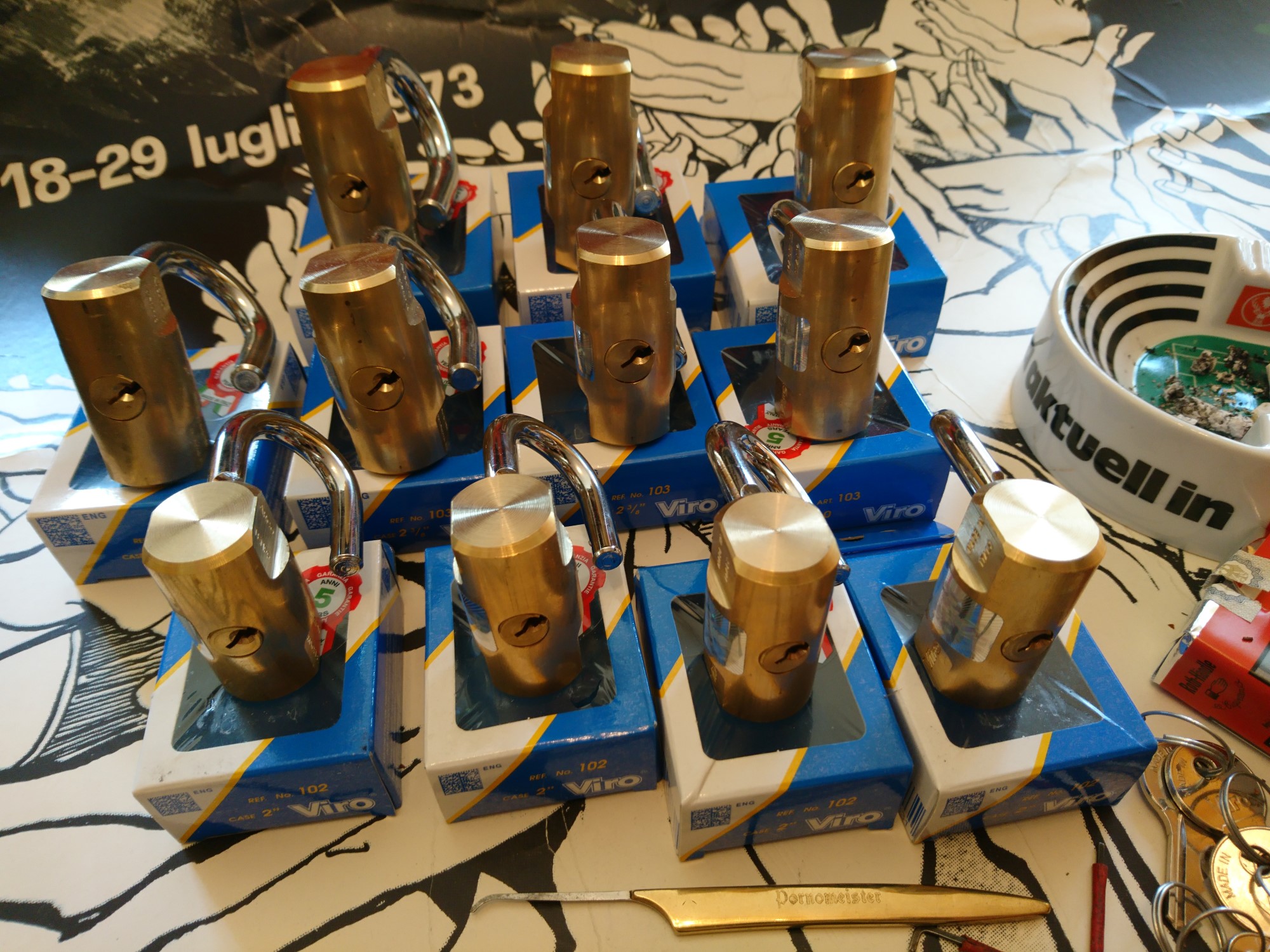 Arthur Bühl, Arthurmeister, Bühl Wappen Der Sympathieträger ist in Stuttgart, Baden - Württemberg geboren. Der Detektiv lebt in HAM. H1 Text der SEO gibt Texte aus Arthurmeister`s Leporello frei. 𝔄𝔯𝔱𝔥𝔲𝔯 𝔅ü𝔥𝔩, 𝔄𝔯𝔱𝔥𝔲𝔯𝔪𝔢𝔦𝔰𝔱𝔢𝔯 Bühl, Arthur, Jahrgang 1961, Made in Germany, Babyboomer, Detektiv or Private Investigator how Mr. Smitz from the PLAYBOY, Beverly Hills, say`s. Yes Mr. Smitz i will send you the Photo Arthurmeister`s F 1, Jacket for your LeporelloUS. to your E - Mail Mr.Smitz@Mr.Smitz.us. Ok, Mr. Smitz. Mr. Smitz do you know what Google Earth is ? Take BÜHL Arthur, only by Google Earth, you know ? have done it ? Yes Google will show you my Panel superfast. Cool, Arthurmeister, cool. Yes Mr. Smitz, this can i do for you too ! Yes with SEO. Yes, yes, i have Arkadasch erklärt, sein Erikli pasta is not so genial. Der beste Zwetschgenkuchen, you know plum tart, is from the Stadt Bühl. Not laughing in the USA. Bühl is a City like my Name. And the People in this City called it: Zwetschgendatschi ! you know. This is the world best plumcake. Yes Datschi. Yes, Stadt Bühl is near Baden - Baden, the Casino, you know ! Yes. Baden-Württemberg. You must know there is since 1927 the traditionell Zwetschgenfest. And there ist the Zwetschgenkönigin ! Mr. Smitz, my Ur Ur Ur Ur Grandfather is born in Bühl. My Great Grand Grand Mother where also born in the town Bühl. Their profession was Zwetschgenpicker. Not Lockpicker, Zwetschgen / Plum Picker. And Rüttler. Oh, really ! Yes, Yes. And since this time the name of the family Bühl from the Stadt Bühl is: Yes you know - Buehl. Yes i will give Greetings from you to Mrs. Friede Springer from the Newspaper BILD et. Yes, the Elbphilharmonie is in Betrieb. OH, Mr. Smitz, greeting´s to you from Joe Asbbery, NBA, you know. Tomorrow we will meet us in the Hasenstübchen, our Rabbit Hall. For Lockpicking und Beer. Call you. Parole Emil ! H1 Text der SEO schreibt weiter: 𝔄𝔯𝔱𝔥𝔲𝔯 𝔅ü𝔥𝔩, 𝔄𝔯𝔱𝔥𝔲𝔯𝔪𝔢𝔦𝔰𝔱𝔢𝔯® Herr Arthur Bühl, kritischer Privatdetektiv aus der Hansestadt Hamburg, bereitet sich auf ein Interview mit der BILD et vor. Bei Babsi und Gina in Fuhlsbüttel wird ihm zuvor der Vokuhila geschnitten. Herr Arthur Bühl wurde schon in der BILD et als " Herr der Schlösser " beschrieben. " Ein bisschen Ruhe bitte " schreibt Jan Freitag von der TAZ. Er erwähnt auch eine Mustertür by Wendt. Es wird darin herumgeprökelt. Selbst Arthur Bühl, der weltbeste aus dem Lockpicker Mekka Hamburg, betreibt pures Understatement, weil er sein Schloss in nur 20 Sekunden " geknackt " hat. Charles Graeber von der Wired.com beschreibt in seinem Artikel Master Lock - Pickers do bottle Arthur Bühl " The Master of the Universe ", Arthur Bühl a private Detective of Germany open locks. Bühl`s Fabio - the - Barbarian Look stands out. He wins the Dutch Open and is now Master of the Universe. The people cry: " Arthurmeister ! booms Arthurmeister ". Mark Webber Tobias, the Author of Locks, Safes, and Security, a Police Reverence, say: Arthurmeister, that ist beautyful. " Open ! " sagt Arthurmeister ", offen ist gut, schneller offen ist besser ". " Beer !" Arthurmeister booms back and a new Champion is born. Die Welt berichtet: " Die Kunst, Schlösser ohne Schlüssel zu öffnen ". Vereinsmitbegründer und Vizepräsident Arthur Bühl trägt seine Leidenschaft schon auf der Krawatte. Sie ist rot mit gelben Schlüsseln drauf. Intern wird er ehrfürchtig " Meister Arthur " gerufen. Er hat es zum siebenfachen Deutschen Meister in verschiedenen Disziplinen geschafft. Er pickt seit der Kindheit. Sein erstes Trainingsobjekt war sein Spardosenschloss - Ein klassischer Einstieg… . Die Slate berichtet über Arthur Bühl als Lockpicking Legend. Es gibt einen Artikel Tool for Picking and Decoding by Stasi, CCC, Vortrag Berlin. Amateur Hour berichtet: Arthurmeister has " The Master Touch ". Bei den Kaba Day `s im Europa Park Rust schreibt die Pressebox: auf großes Interesse der Teilnehmer stieß auch die praktische Vorführung von Steffen Wernéry und Arthur Bühl, die gängige mechanische Schließzylinder ohne Schlüssel zerstörungsfrei öffnen. Meist in Sekundenschnelle. Auch die Chemnitzer Zeitung " Freie Presse " hat über das Lockpicking und Arthur Andreas Bühl alias Arthurmeister berichtet. Dwight Perry schreibt: Arthur Bühl has good hands ! In der Philalocksmith wird Arthur Bühl auch als Lockpicking Legend betitelt. Es gibt auch einen Beitrag, 360 Meridianos. In der Datenschleuder, CCC, wurde über ihn als Sympathieträger berichtet. Veröffentlicht unter dem verifizierten Linkedin Profil Arthur Bühl, Arthurmeister ®, Xing, Google Panel, Twitter X. In der Vitrine von Arthur Andreas Bühl, Arthurmeister ® sind Schlösser, Padlocks, von ABUS, BKS, CES, DOM, EVVA, Assa Abloy, Z Ikon, Kaba, Keso, ASSA, Winkhaus, Wilka, Trelock, Schmelting, Bode Panzer, Ancor Las, Drumm Geminy, Xylock, SEA, Medeco, Mul-T-Lock, Cut away, ABUS Granit, Pfaffenhain, E*S, ESS, Nemef, BAB, Babelsberg, Stasi, Diskus, WMF, Tesa, Noch, Vachette, Cisa, Wally, Rielda, Mottura, Viro, FAI, GeGe, Fichet, Bode Panzer, Tresor, Bramah, Protector, Braun`s Patent, Walomatus, Arolds, Combination Lock, Yale, Master, American Lock, Tubular, China, Indien, Aligarh, Nepal, Thailand, Zahlenschlösser, Himmelsschlüssel und noch vieles mehr, vorhanden. Alle Schliesszylinder sind Übungsmaterial für das Lockpicking. Schlagschlüssel und so vieles mehr, sind auch dabei. Auch der Sputnik. Verschlagwortet mit: ♥ Vokuhila, Friseur ♥ Schwäbischer Hengst, Zwetschgen Heini, Bühl er, Zwetschge, Google Earth, Mittelpunkt der Welt, Martinameisterin, Cartomanze, Scholischek, " HIGH NOON ! ". ♥ Parole Emil ! SEO NEU Twitter X 11.06.24 Bilder Budeg ( Bold serif ) Arthur Andreas Bühl, Detektiv, made in Germany, born 1961 in Stuttgart, Baden - Württemberg, living in HAM, Im Dienste der Wahrheitsfindung unterwegs, betreibt in seiner Freizeit Lockpicking aus Leidenschaft. Der mehrfache Deutsche Meister wird in der WIRED als " Master of the Universe " betitelt. In der BILD et ist der Artikel " Herr der Schlösser " abgedruckt. Im Hasenstübchen - Fuhlsbüttel, am Hasenberge, Santa Fu, wird gefeiert. Arthurmeister® stellt seinen Leporello " Der Aufmacher " vor. Der Stammtisch grölt " OFFEN ". Scholischek, Rudi, Heike I, Noagerlzutzler, Arthur und Joe Asberry, der alte NBA ler, prosten sich zu. Arthurmeister`s Jukebox auf YouTube spielt Pointer Sisters - Slow Hand ! ♥ Beim Tanzen ruft die Cartomanze " Ey du Sympthieträger ♥, komm mal her " ! SEO für heute: DETEKTIV, Arthur Bühl, Lockpicker, Deutscher Meister, pickt ABUS Padlock. Good Morning, High Noon, guten Tag from Germany, Hamburg, mein Name ist Uschi. Die rasende Reporterin von der Bild et Zeitung. Ich konzipiere und betreue die Webseiten des Herrn Arthur Bühl, alias ARTHURMEISTER, Präsident Pornomeister SARL. Ich bemängele ihre falsche Auswahl zu den Bilder aud dem Laufband Arthurmeister " Arthur-Buehl-Arthurmeister®-Praesident ", dem Foto aus dem Laufband Pornomeister " Arthur-Buehl-Arthurmeister®-Detektiv-und-Sympathietraeger " und dem Foto des Herrn Bühl aus dem Laufband Arthur-Bühl.de " 𝔄𝔯𝔱𝔥𝔲𝔯-𝔅ue𝔥𝔩-𝔄𝔯𝔱𝔥𝔲𝔯𝔪𝔢𝔦𝔰𝔱𝔢𝔯®-Arthurmeister-beim-Friseur-vor-dem-Interview-Die-E-Mail-lautet-Sympathietraeger@Sympathietraeger.com ". Diese Lichtbilder wurden von mir zwar unter der Google Bilder - Gallerei eingepflegt, sind aber seit geraumer Zeit nicht mehr sichtbar. Deshalb habe ich die Bildbeschreibung dahingehend ergänzt, das es sich um eine private Performance Webseite handelt. Meine Anordnung dieser JPG in Ihrer Gallerie ist gewollt. Deshalb machen Sie diese Fotos aus dem Laufband Arthur Bühl und aus den Laufbändern Arthurmeister und Pornomeister wieder sichtbar. Diese Foto`s sind Bestandteil dieser Performance, wie das Grün in Ihrem geschätzten Google Logo, oder das Rot aus Ihrer geschätzten Landesflagge ! Ich würde Ihre Logo`s auch nicht entfernen ! Also: alle Foto`s und JPG `s im Internetz, wieder sichtbar machen ! Ihre Uschi, die rasende Reporterin von der Bild et Zeitung und die Macherin von Radio-Eriwan.de. Ihre Mühe sehe ich als Selbstverständlichkeit ! Gerne Grüße ich vom Stammtisch im Hasenstübchen unserem Bunny Hall. In Arthurmeister`s Jukebox haben wir für das Google - Team den Bringersound " We speak no Americano " gedrückt ! Parole Freibier für Google LLC. And greetings from Mr. Smitz.us ! Arthur Bühl, Arthurmeister ®,Lockpickerherz ® Schlossherz ®, Pornomeister ®, neuer SEO Text für 2025 12.00 Mittags im Hasenstübchen. Basketball Bouncing Joe Asberry schreit: Prost ! Die Glocke kingelt ! In Arthurmeister`s Jukebox im Hasenstübchen spielt: Slow Hand von den Pointer Sisters. Ferrari Rudi sitzt am Tresen. Anstatt Helbing trinkt er heute Underberg. Pelle und Heike I machen Stößchen. Justamente klingelt das Telefonino. Der Hannenberger lacht zu Bouncing Joe Asberry: Ich wette mit Dir: Da ruft unser Freund Mr. Smitz vom Playboy an. Arthurmeister geh endlich ran. Die Glocke klingelt. Yes Mr. Smitz, yes, yes Mr. Smitz. Yes great, you know. Yes, yes we have a Party. Yes, yes. Ja: Angela Merkel, die kennen wir. You know: " Bundeskanzlerin ". Giovanni ruft: Bella Donna: Signora Merkel is the CEO of the world. Yes, Yes Mr. Smitz, i will look about her Memoiren. Oh Mr. Smitz ? Her Biographie with her Signature ? OH, Mr. Smitz mit Widmung ? Das wird nicht einfach ! no easy, you know ! Da muß die Glocke aber ein ganzes Wochenende läuten. Prost. Helbing. Yes Mr. Smitz, hands on the heard, you know, difficult ! Arkadasch !!! Smitz U.S.A. braucht die Memoiren von Angela Merkel signiert mit dem Text: Für Mr. Smitz from the Playboy ! Also pass auf: Dein Schwippschwager ist doch Aufsteller bei der Messe. Ja, Buchmesse. Dort hält die Merkel eine Autogrammstunde. Der soll sich dort anstellen mit seinen Kumpani. Ja, der Smitz läßt hier die Glocke läuten. Das gesamte Wochenende. Hannenberger gibt das Passwort: Freibier, Freibier ! Die Glocke läutet jetzt: Helbing ! In Arthurmeister`s Jukebox spielt: The Tramps - Disco Inferno - Orginal Longversion Tony Mendes ! Basketball Bouncing Joe swingt mit dem Kopf mit. Jetzt meint Arkadasch: Oh meine Kumpani trauen sich nicht zu Dr. Angela Merkel. Die haben Angst vor Ihr. Kein Autogramm heißt kein Freibier. Droschkendieter !! Du fährst jetzt zur Buchhandlung, holst drei Biographien von der ollen Merkel, fährst weiter zum Kujau ! Ja, der hat dem Heinemann vom Stern, Hamburg, gefälschte Tagebücher verkauft. Der soll dir in ein Exemplar die Unterschrift der Merkel und die Widmung reinmalen. Sag ihm viele Grüße vom Arthurmeister und Parole Freibier, Freibier ! Dann malt der es dir sofort. Der kann das freudigst. Und sag ihm, das sei für Smitz, Amerika. Aber diesmal soll er keine rosa Tinte verwenden. Dann kommst du wieder her und wir alle unterschreiben das zweite, dann fährst du geschwind rüber nach Fuhlsbüttel, drängelst dich am Luftfrachtschalter vor, läßt die Bücher verpacken und paßt auch auf, das die auch tatsächlich im nächsten Flieger in die U.S.A. reisen. Dann hat er die Bücher, quasi wenn der Flieger landet. Sag denen: Parole: Freibier, Freibier ! Arthur und wozu das dritte Buch ? Du Depp, wenn beim unterschreiben vom zweiten Buch einer draufkotzt oder ein Brandloch reinmacht dann haben wir Ersatz ! Und diesen legen wir dann hinter den Tresen ins Regal und tuen so als hätten wir es gelesen. Es reicht das wir Frau Bundeskanzlerin mit guten, besoffenen, nicht ausgeklügelten, dummen, peinlichen Ratschlägen beraten haben ! Punkt. In Arthurmeister´s Jukebox spielt: Lady von Kenny Rogers. Sir Waschi hat gleich CHARLIE RICH - The most Beautifull Girl in The World, gedrückt. Die Stimmung ist gut. In der Jukebox spielt mittlerweile Aloe Blanc - I need a Dollar. Die Stimmung ist fantastisch ! Jetzt steigert sich die Stimmnung noch als der Nachläufer Roberto Blanco - Caramba, Caracho ein Whiskey, Carambo Caracho ein Gin, verflucht Sacrcameto Dolores und alles ist wieder hin ! In Rio de Janeiro… drückt. Der Noagerlzutzler drückt Roberto Blanco - Der Puppenspieler von Mexico und räumt Gläser ab. Hannenberger reicht schon einmal den Himmelsschlüssel ! Schwerti fragt: Mastertouch und wenn der Dir auf die Schliche kommt ? Du Depp, was glaubst du wenn der erfährt, daß er einen orginalen Kujau, dem Tagebuchfälscher hat, dann läuft der durch Beverly Hills und gibt damit bei jedem an, als sei er The Greatest. Und Du weißt: Die Schriftsachverständigen vom Stern oder von der Bild et und der Heinemann brauchten Monate bis sie diesen Betrug mit dem Verkauf der Tagebücher erkannt haben. In Arthurmeister`s Jukebox spielt: Calvin Harris & Sam Smith: Promises ! und es wird mitgesungen. Das Droschkendieter dann doch nur beim Papierfuzzy im Copy Shop neben an war ? weil der Kujau besoffen war ? Quatsch, kalter Kaffee, der Smitz verhöckert das Buch an Rockefeller. Was glaubst du, warum die Parole Freibier Freibier lautet ? Wir sind hier nicht bei der Wohlfahrt. Ferrari Rudi macht Ralala: Sonntag ist Formel I in Indianapolis. Denkt dran: High Noon ist dann morgens 07.00 Uhr. Die Glocke läutet ununterbrochen. Freibier, Freibier, Freibier, Parole Freibier. Let Michael pass for the Championship ! Das gesamte Hasenstübchen tanzt und platzt aus allen Nähten. In der Jukebox spielt James Last und Orchester: T.S.O.P The Top Sound of Philadelphia ! Prost, Prosit und Stößchen ! Der Hannenberger sieht zufrieden aus. Taged with: Bühler Zwetschge, Bühl Wappen, Zwetschgenhengst, Zwetschgenfest, Meister, Arthur Bühl, Privatdetektiv. Für das Jahr 2025 wurde der SEO von der Firma chatgpt und von einer KI ergänzt: Arthur Andreas Bühl, ist ein Babyboomer ! und ein Sympathietraeger ! Slow Hand ! mit dem Mastertouch ! Locksport: The strange things that happen at a lock-picking convention by Tom Vanderbilt, Deviant Olliam, Slate, picking, Hackers Planet, Earth, Event, Flickr, Foto, Ina Müller, Arthur Meister, Lockpicking, ssdev, Photo, Slide Player, The Joy Lock Club, Schuyler Towne, by Pagan Kennedy, Arthur Bühl, called Arthurmeister, can pick a Lock faster than you, David Olliam, Slate, Tool, Toool, the open organisation of Lockpickers, Wired, Jan Freitag, TAZ, FAZ, BILD, WELT, BUDEG, BDD, Linkedin, Pornomeister SARL, X, Twitter, Security of Locks, Linkedin Arthur Bühl, Zwetschgenstadt Bühl, Wappen Bühl, Fahne Bühl, Facebook, Bühl, Arthurmeister, Pornomeister SARL, Lockpicking Experte. Tagged with: Dorma Kaba, Europa Park Rust, Zwetschgenhengst, NBA, Bouncing Joe Asberry, Everybody Wiki, Schwäbischer Henst, Pflaume, Zwetschge, Doublebrain, Mandy August, Rallye, cross, Datenschutz. Zitat: Arthurmeister " offen ist gut, schneller offen ist besser ! " Pankhofer, Schloss und Schlüssel, Arthur Bühl, Wappen Bühl, legal 1001, Radio Eriwan, In Arthurmeisters Jukebox im Hasenstuebchen, You Tube, ( HAM ), sind Schallplatten von Slow Hand, Pointer Sisters, Engelbert, Joy Flemming, Ina Müller, Dörp Reggae, Reinhard Fendrich, Sammy Davis jr., Bee Gees, Hans Söllner, Element of crime, Empire of sun - we are the people, Katja Ebstein - Es war einmal ein Jäger, Udo Jürgen - Das Lied das nie zu Ende geht, Vicky Leandros - Ich liebe das Leben, Die Five Tops - Warte auf das Glück, Marianne Rosenberg - Er gehört zu mir, Hildegard Knef - Für mich soll`s rote Rosen regnen, Connie Francis - schöner fremder Mann, Heino - Caramba, Karacho, ein Whisky, Drafi Deutscher - Mamor Stein und Eisen bricht, Kraftwerk - Das Modell, Ernst Neger - Rucki - Zucki, Wolle Kriwanek - I fahr Daimler, Reinhard Fendrich - Strada del sole, Zupfgeigenhansel - Bella Ciao, Joy Flemming, Half breed, Haindling - Du Depp, Nina Hagen - Africa Reggae, Schwoisfuß - Bin i selber Rastamann, Jan Delay - Irgendwie, irgendwo, irgendwann, Grachmusikoff - Oiner isch emmer dr Arsch, Wolfgang Ambros - Du schwarzer Afgahne, UB 40, The Manhattans - Kiss and say Goodbye, Three Degrees - Dirty old Man, Babara Streisand - Woman in Love, George Michel - One more try, Candy Dulfer, Deep Purple - Child in Time, Moody Blues - Nights in white Satin, Eagles - Hotel California, Dire Straits - Sultan of Swing, Pink Floyd, Sade - Smooth Operator, Toto - L`italiano, Peddy Pendergrass, Tom Jones, Eddie Holman - Hey there lonly girl, Chicago - If you leave me now, Kalvin Harris - Promises, Fugees, Engelbert - How I Love You, Gloria Gayner can`t take my Eys off you, Olivia Newton John, Ricky Shane - Mammy blue, Los Bravos, Kenny Rogers, Albano und Romia Power, Totzi - Ti amo, Tina Turner und Eros Rammazotti, Abba - Hasta Manana, Roger Whittacker - Abschied ist ein scharfes Schwert, Toto - Hold the line, Love Story mit Andy Williams, Grace Jones, Diana Ross und Julius Iglesias - All of You, Christopher Cross, Roberta Flack & Peabo Bryson, George Benson, Aloe Blacc - I need a Dollar, Simply Red - if you don`t know me by now, Luther Vandross und sehr viele mehr. Es erscheint auch bald die B - Seite von Arthurmeister`s Jukebox ( HAM ) Fuhlsbüttel, Hasenstuebchen, Playboy, Bunny Hall, Los Angeles, Beverly Hills, TSOP The Sound of Philiadelpia, Golden Gate Brigde, und noch so vieles mehr. Seattle Times says: He has got good hands, but how`s his vertikal. Arthur Bühl, a private detective from Germany deflated an all-star field of lockpickers in the world. Pressebox: Kaba Day im Europa Park mit Arthur A. Bühl, Detektiv. ( Arthurmeister ) - Präsident Pornomeister SARL, Linkedin: Arthur Andreas Bühl, Detektiv. 360 Meriandos, The Master Touch, opening locks without keys. Jesusmeister Arthur Bühl is a Master who can pick any lock in the world, but Jesus is the only Master who can unlock the human soul. Slideplayer. Phila Locksmith, Lockpickerherz und Schlossherz sind ges. gesch. Marken von Arthur Bühl. Das Wappen Bühl ist gelb, blau mit schwarzen Linien. You Tube, 23C3 Schlossoeffnung wurde beim CCC, Caos Computer Club, gefilmt. Citywide RFID Master, House key, Hamburg, by Wired. WIRED is where tommorow realized. World Trade Center, New York, YY 10 007, Communicationsmanager Mr. Smitz. Wiki, Attraktor, Trainingslager. Schloss - Öffnen, Public Domain 147, Staatsicherheit in der DDR, Arthur Meister aus Hamburg, Bunker am Ulmenwall. Herr der Schlösser, Bild Zeitung. 𝔄𝔯𝔱𝔥𝔲𝔯 𝔅ü𝔥𝔩, 𝔄𝔯𝔱𝔥𝔲𝔯𝔪𝔢𝔦𝔰𝔱𝔢𝔯® Arthur A. Bühl, ist mehrfacher Deutscher Meister im Lockpicking. In dem Magazin WIRED wird er als " Master of Universe " betitelt. Im Hasenstübchen stellt er seinen Leporello " Der Aufmacher ", vor und telefoniert mit Mr. Smitz, Beverly Hills from the News Paper PLAYBOY, USA. Arthurmeister`s Jukebox, YouTube, spielt Slow Hand. Der Noagerlzutzler und der Scholischek können am Stammtisch keine Padlocks öffnen. Deshalb müssen diese Spitzbuben an den Tresen. Die Glocke wird geläutet. Arthurmeister brüllt " OFFEN " ! Die Jukebox spiel jetzt Ina Müller - Dörp Reggae. Arthurmeister ist Inhaber der Marken Cartomanze®, Martinameisterin®, Pornomeister®, Lockpickerherz®, Schlossherz®, WebTüv® und Legal 1001®. Verschlagwortet mit: Buhl er Zwetschge, Schwäbischer Hengst, Lockpicking, International. Für das Jahr 2025 wurde der SEO von der Firma chatgpt und von einer KI ergänzt: Arthur Andreas Bühl, ist ein Babyboomer ! und ein Sympathietraeger ! Slow Hand ! mit dem Mastertouch ! Locksport: The strange things that happen at a lock-picking convention by Tom Vanderbilt, Deviant Olliam, Slate, picking, Hackers Planet, Earth, Event, Flickr, Foto, Ina Müller, Arthur Meister, Lockpicking, ssdev, Photo, Slide Player, The Joy Lock Club, Schuyler Towne, by Pagan Kennedy, Arthur Bühl, called Arthurmeister, can pick a Lock faster than you, David Olliam, Slate, Tool, Toool, the open organisation of Lockpickers, Wired, Jan Freitag, TAZ, FAZ, BILD, WELT, BUDEG, BDD, Linkedin, Pornomeister SARL, X, Twitter, Security of Locks, Linkedin Arthur Bühl, Zwetschgenstadt Bühl, Wappen Bühl, Fahne Bühl, Facebook, Bühl, Arthurmeister, Pornomeister SARL, Lockpicking Experte. Tagged with: Dorma Kaba, Europa Park Rust, Zwetschgenhengst, NBA, Bouncing Joe Asberry, Everybody Wiki, Schwäbischer Henst, Pflaume, Zwetschge, Doublebrain, Mandy August, Rallye, cross, Datenschutz. Zitat: Arthurmeister " offen ist gut, schneller offen ist besser ! " Pankhofer, Schloss und Schlüssel, Arthur Bühl, Wappen Bühl, legal 1001, Radio Eriwan, In Arthurmeisters Jukebox im Hasenstuebchen, You Tube, ( HAM ), sind Schallplatten von Slow Hand, Pointer Sisters, Engelbert, Joy Flemming, Ina Müller, Dörp Reggae, Reinhard Fendrich, Sammy Davis jr., Bee Gees, Hans Söllner, Element of crime, Empire of sun - we are the people, Katja Ebstein - Es war einmal ein Jäger, Udo Jürgen - Das Lied das nie zu Ende geht, Vicky Leandros - Ich liebe das Leben, Die Five Tops - Warte auf das Glück, Marianne Rosenberg - Er gehört zu mir, Hildegard Knef - Für mich soll`s rote Rosen regnen, Connie Francis - schöner fremder Mann, Heino - Caramba, Karacho, ein Whisky, Drafi Deutscher - Mamor Stein und Eisen bricht, Kraftwerk - Das Modell, Ernst Neger - Rucki - Zucki, Wolle Kriwanek - I fahr Daimler, Reinhard Fendrich - Strada del sole, Zupfgeigenhansel - Bella Ciao, Joy Flemming, Half breed, Haindling - Du Depp, Nina Hagen - Africa Reggae, Schwoisfuß - Bin i selber Rastamann, Jan Delay - Irgendwie, irgendwo, irgendwann, Grachmusikoff - Oiner isch emmer dr Arsch, Wolfgang Ambros - Du schwarzer Afgahne, UB 40, The Manhattans - Kiss and say Goodbye, Three Degrees - Dirty old Man, Babara Streisand - Woman in Love, George Michel - One more try, Candy Dulfer, Deep Purple - Child in Time, Moody Blues - Nights in white Satin, Eagles - Hotel California, Dire Straits - Sultan of Swing, Pink Floyd, Sade - Smooth Operator, Toto - L`italiano, Peddy Pendergrass, Tom Jones, Eddie Holman - Hey there lonly girl, Chicago - If you leave me now, Kalvin Harris - Promises, Fugees, Engelbert - How I Love You, Gloria Gayner can`t take my Eys off you, Olivia Newton John, Ricky Shane - Mammy blue, Los Bravos, Kenny Rogers, Albano und Romia Power, Totzi - Ti amo, Tina Turner und Eros Rammazotti, Abba - Hasta Manana, Roger Whittacker - Abschied ist ein scharfes Schwert, Toto - Hold the line, Love Story mit Andy Williams, Grace Jones, Diana Ross und Julius Iglesias - All of You, Christopher Cross, Roberta Flack & Peabo Bryson, George Benson, Aloe Blacc - I need a Dollar, Simply Red - if you don`t know me by now, Luther Vandross und sehr viele mehr. Es erscheint auch bald die B - Seite von Arthurmeister`s Jukebox ( HAM ) Fuhlsbüttel, Hasenstuebchen, Playboy, Bunny Hall, Los Angeles, Beverly Hills, TSOP The Sound of Philiadelpia, Golden Gate Brigde, und noch so vieles mehr. Seattle Times says: He has got good hands, but how`s his vertikal. Arthur Bühl, a private detective from Germany deflated an all-star field of lockpickers in the world. Pressebox: Kaba Day im Europa Park mit Arthur A. Bühl, Detektiv. ( Arthurmeister ) - Präsident Pornomeister SARL, Linkedin: Arthur Andreas Bühl, Detektiv. 360 Meriandos, The Master Touch, opening locks without keys. Jesusmeister Arthur Bühl is a Master who can pick any lock in the world, but Jesus is the only Master who can unlock the human soul. Slideplayer. Phila Locksmith, Lockpickerherz und Schlossherz sind ges. gesch. Marken von Arthur Bühl. Das Wappen Bühl ist gelb, blau mit schwarzen Linien. You Tube, 23C3 Schlossoeffnung wurde beim CCC, Caos Computer Club, gefilmt. Citywide RFID Master, House key, Hamburg, by Wired. WIRED is where tommorow realized. World Trade Center, New York, YY 10 007, Communicationsmanager Mr. Smitz. Wiki, Attraktor, Trainingslager. Schloss - Öffnen, Public Domain 147, Staatsicherheit in der DDR, Arthur Meister aus Hamburg, Bunker am Ulmenwall. Herr der Schlösser, Bild Zeitung. In der Vitrine von Arthur Andreas Bühl, Arthurmeister® sind Schlösser, Padlocks, von ABUS, BKS, CES, DOM, EVVA, Assa Abloy, Z Ikon, Kaba, Keso, ASSA, Winkhaus, Wilka, Trelock, Schmelting, Bode Panzer, Ancor Las, Drumm Geminy, Xylock, SEA, Medeco, Mul-T-Lock, Cut away, ABUS Granit, Pfaffenhain, E*S, ESS, Nemef, BAB, Babelsberg, Stasi, Diskus, WMF, Tesa, Noch, Vachette, Cisa, Wally, Rielda, Mottura, Viro, FAI, GeGe, Fichet, Bode Panzer, Tresor, Bramah, Protector, Braun`s Patent, Walomatus, Arolds, Combination Lock, Yale, Master, American Lock, Tubular, China, Indien, Aligarh, Nepal, Thailand, Zahlenschlösser, Himmelsschlüssel und noch vieles mehr, vorhanden. Alle Schliesszylinder sind Übungsmaterial für das Lockpicking. Schlagschlüssel und so vieles mehr, sind auch dabei. Auch der Sputnik. SEO Hintergrundbild Flickr Hey Joe " Asberry ", ruft F 1 Rudi vom Tresen, Prost und Stößchen ruft Heike III zum Stammtisch. Die Jukebox spielt in voller Lautstärke Mr. Bojangles. Arthurmeister, der Sympathieträger hat bay the way mit einem ABUS Padlock Joe`s Michael Air Jordan`s Basketball bag gesichert ! Auch der Michael Jordan mußte hier im Hasenstübchen das Basketball bouncing Verbot akzeptieren. Formel 1 Rudi schreit: Bouncing darf und kann hier nur ein Michael Schumacher. Die Cartomanze meint, ein Ralf Schumacher auch ! Prost Weizen, Stößchen, Käppchen, ASBERRY !!! Die Jukebox by Youtube spielt " Slow Hand ". Joe, du rascal belehre uns nicht schon wieder. Wir sind hier in der Rabbit Hall and smoking is good for your drunken head. Prosit, Cheer`s, Salute, Gin Gin, altüst, sante` und Viva ! Hoch die Tassen ! Am Tresen läutet die Glocke. Der Rotamint der blinkt. Drei Tage war der JOE krank, jetzt trinkt und raucht er wieder. Gott sei Dank ! In der Zwischenzeit haben Mittrinker an der neuen Jukebox B - SEITE im Hasenstübchen eine Bass - Boom - Boom - Box angeschlossen. In voller Lautstärke sind jetzt Sounds wie I Love America von Patrick Juvet, Pointer Sisters - Slow Hand, Bryan Ferry - Don`t stop the Dance, UB 40 - Kingston Town, Jimmy Sommerville - To love somebody, Bob Marley & The Wailers - Jammin, Shaft - Isaac Hayes - The Late Show with David Lettermann zu hören. Heike !! drückt dann Roberto Blanco - Der Puppenspieler. Schwerti hält mit Amanda Lear - Queen of China - Town, dagegen. F 1 Rudi drückt: Element of Crime - Delmenhordt und ein weiteres von Element of Crime - Am ersten Sonntag nach dem Weltuntergang. Sir Washi drückt unsere Ina Müller - Sowas passiert mir heut nicht mehr und Roger Wittaker - Du wirst alle Jahre schöner ! Prost ! Rotkäppchen, Stößchen, Hallöchen ! Rudi mein Ralalla. Jetzt kommt unsere Disco Fraktion an die Reihe. Der Auftackt: Gary Low - La Colegiala, Bobby O - She has the way, Bonny M. Sunny. Die ersten Gäste im Hasenstübchen fangen an zu tanzen. Whre do i Begin - Love Story 1971, Dionne Warwick - Heartbreaker, Sweet Sensation - Sad sweet dreamer, und natürlich Lobo - I`d Love You To Want Me - Top Pop wurden in Folge gedrückt. Immer diese Drücker: Bad Boys Blue - You`re a Woman 1985, Pointer Sisters - I´m so Excited Live, Lipps Inc. - How Long, Chic - Le Freak folgten. Die Glocke läutet - die Gläser klingen. Der Hannenberger freut sich. Auf der dieser Party wird jetzt in der Juke Box B - Seite die Musik von: Duck Sauce vs Boney M - Barbara Streisand Go Home VIVA DISCO MIX, Pargo - You And Me, Telex - Moskow Diskow, TEQUILA - BO BOSS, Geil - Bruce & Bongo gespielt. Die Glocke am Tresen läutet wieder: Parole Freibier ! Electrica Salsa OFF, Space - Magic Fly, Neja - Restless - Bum Bum Radio Edit, bringen richtig Stimmung in die Bude. Heike will unbedingt ihren GAZEBO - Masterpiece in der 12" Version hören. My Heart Goes Boom in der Xrended Club Version, das FPI Project - Rich in Paradiese - Going Back To My Roots, Boys Town Gang - Can`t Take My Eyes Of You und Evelyn Thomas mit High Energy bringen weitere Performace ! Pony´s und Weizen. Fassbier, Freibier, Helbing ! und GabiKo. Der Eintieg erfolgt wieder bei: Sister Sledge - All American Girls, Bumblebee Unlimited - LADY BUG, Gary Low - You ar danger in der Extended Version von 1982 und Camouflage - Love is a shield. Prost und Prösterchen: bei Alle Farben & ILIRA - FADING wird auf den Bänken getanzt. Natürlich auch noch bei P. Lion - Happy Children und Girlie - Girlie von Sophia George. Bei Sandra - Little Girl gehen die ersten in den Nebenraum. French Affair - SEXY ! Philly Vanilli - Viagra Sex Machine, Marvin Gaye - Sexual Healing lassen Hannenberger das gezapfte in den Nebenraum bringen. Hannenberger schwitzt ! Die Glocke läutet: Umsatz ! Gary Moore - This Flight Tonight, Golden Earring - Radar Love und GIANNA NANNINI - AMERICA läuten eine weitere Runde ein. Schwerti und Bouncing Joe Asberry sind am rocken: Led Zepplin - Stairway To Heaven Live, IRON BUTTERFLY - IN A GADDA DA VIDA ! Bier, mehr Bier ! am besten Freibier ! Der Song: The Doors - Light My Fire verlangt nach mehr Bier. Bei unserem Willy DeVille - Heaven Stood Still schauen die Säufer in den Spiegel. Bei Diana Ross mit: Touch Me In The Morning will aber keiner aufwachen. Pony`s und Stösschen`s ! Nachher um 11.00 ist wieder High - Noon ! Dann geht`s von vorn los: SLOW HAND und ARTHURMEISTER MASTERTOUCH ! Heute schlägt der Noagerlzutzler zusammen mit dem Arkadasch den SEO vor: Balla coi miti, Tanz mit den Legenden, Grüße an Radio Sabbia nach Riccione / Italy in die Via Veneto 3, I 47 838 Riccione. Luigi del Bianco !!! APERTO !!! Der F 1 Rudi schreit: Helbing ! Arthur du mußt noch Bild ungsfern, schwupp di wupp - OFFEN, Musik, Music, Arthur Meister poke arround Houdini, Telefon, Telefonbucheintrag, gelbe Seiten, örtliche, MUT PROBEN, Carsten Jasner, Das Leben ist tödlich. Aber es muß nicht sterbenslangweilig sein ! Tazelwurm schreit Pelle Pelz. Heinz Schenk, Käffchen und Schnittchen werden noch genannt. Der Och will das auch Bettnässer und mit zweifelhafter Hygiene hier steht. Der Scholischek darf sich zu Wort melden: Biene Maja, getestet, TÜV, DEKRA, FRISEUR ! CARAMBA ! Verschlagwortet mit: Arthur Bühl, Detektiv, the dutch open Lockpicking Champion ! From WIRED. ÖFFNUNG OHNE SCHLÜSSEL, Linkedin Joe Asberry, F 1 Rudi, Heike IV, Stößchen, Sir Washi, Nachläufer, Skat, Twitter X. Basket Ball Bouncing Verbot, Arthurmeister, Raucher, Roth - Händle, Stadt Lahr - Bühl, Schwarzwald, Black Forest, Rotkäppchen you know Mr. Smitz, Sorte Schwäbischerhengst.de is großfruchtig und süss. Buhl er Zwetschge. No, only woman has Pflaumen ♥. Wilhelm Busch ! In der Vitrine von Arthur Andreas Bühl, Arthurmeister® sind Schlösser, Padlocks, von ABUS, BKS, CES, DOM, EVVA, Assa Abloy, Z Ikon, Kaba, Keso, ASSA, Winkhaus, Wilka, Trelock, Schmelting, Bode Panzer, Ancor Las, Drumm Geminy, Xylock, SEA, Medeco, Mul-T-Lock, Cut away, ABUS Granit, Pfaffenhain, E*S, ESS, Nemef, BAB, Babelsberg, Stasi, Diskus, WMF, Tesa, Noch, Vachette, Cisa, Wally, Rielda, Mottura, Viro, FAI, GeGe, Fichet, Bode Panzer, Tresor, Bramah, Protector, Braun`s Patent, Walomatus, Arolds, Combination Lock, Yale, Master, American Lock, Tubular, China, Indien, Aligarh, Nepal, Thailand, Zahlenschlösser, Himmelsschlüssel und noch vieles mehr, vorhanden. Alle Schliesszylinder sind Übungsmaterial für das Lockpicking. Schlagschlüssel und so vieles mehr, sind auch dabei. Auch der Sputnik. ARTHURMEISTER`s Jukebox im HASENSTÜBCHEN ( HAM ) Wohl dem, der den Schlüssel zur Jukebox hat und als " Sympathieträger " gilt ! " Der Aufmacher " hat absichtlich nicht alle Musikstücke aus der alten orginal Jukebox übernommen; denn einzelne Lieder mußten zu exzessiv ertragen werden. Bei Marianne`s " Er gehört zu mir " oder auch bei " Hu the fuck ist Alice " oder wer, was, wen auch immer, wurde zu oft der Drücker und der Presser gemacht. Diese Abspielliste wurde mit Hilfe meines gefertigten Himmelschlüssels und mit weiterer Hilfe der Helbing Brüder und des Stammtisches und der Stößchen`s gefummelt ! Allerdings ließ sich der Helbing - Tisch bestechen - je mehr Helbing - umso oder desto länger blieb die Box geöffnet ! YouTube, werbefrei. Nach zwei Runden Bier, leider kleine, wurde für unseren Lupo der Sound Knochen von der Zeltinger Band hinzugefügt. Das Abus Vorhängeschloss für den Lockpicker ♥ Stammtisch bringt er morgen. Auch Buongiorno bettelte. Nach zwei Runden Bier, leider kleine, hatte er uns überzeugt: Marcella Bella - Nessuno Mai ! Das Cisa Lucetto bringt er morgen. Jetzt bettelte der Arkadasch: Nach zwei Runden Bier, leider kleine, hatte er Erfolg: Cem Caraca & Die Kanaken - Mein Deutscher Freund ! Ein Kale Padlock bringt er morgen. Alles hierzu und vieles mehr dürft Ihr Lieben im " Leporello " und dessen Nachtrag auf Arthur Bühl de oder Arthurmeister.de lesen. LiBi`s gibt es unter Schlossherz.de anzuschauen. BILD et Uschi mit Parole Emil ! Arthurmeister`s Jukebox im Bunny Hall, B - Seite Einmal den Himmelsschlüssel aus der Hand gegeben. Der Stammtisch hat sofort eine Bass - Boom - Box, angeschlossen. Wie inner Disse ! Werbefrei. Mit Lichtorgel. Bouncing Joe und Schwerti drücken: Du wirst immer schöner ! Heike IV versucht sich an der Sportart Purzelbaum. Prost und Stößchen ! LiBi`s vom Lockpicking am Stammtisch sind unter Bunter Nachmittag, anzuschauen. Also: Viel Spaß ! und das Passwort lautet: Freibier Freibier ! Lautstärke ? " OFFEN ". Magic Fly. Arthur Buehl de oder Pornomeister de