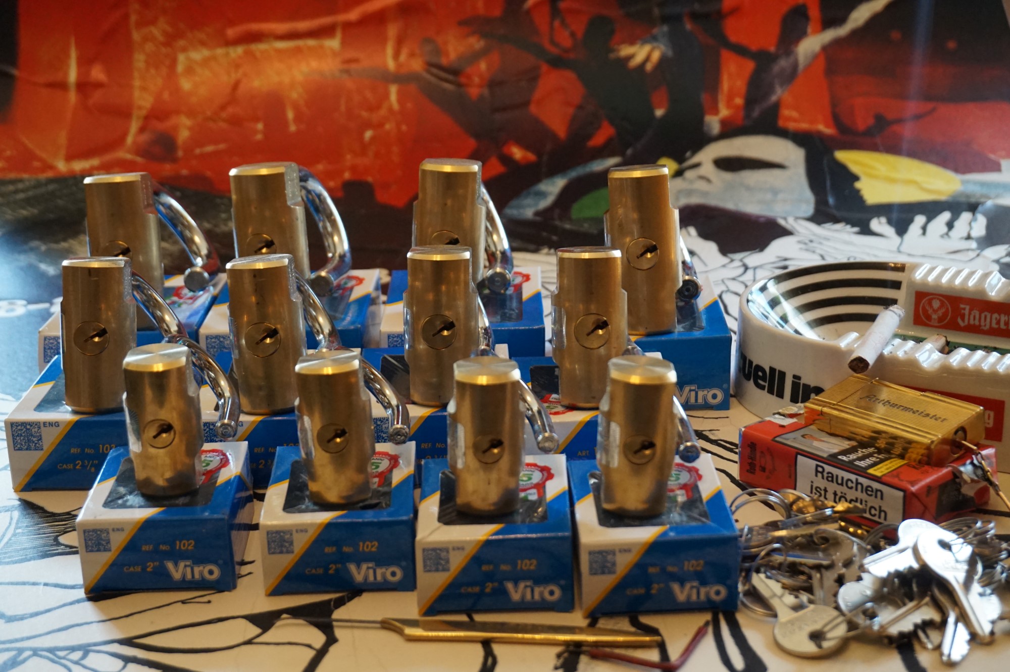 Lockpicker im Einsatz, ASSA ABLOY, Lockpicker Herz, patented by Arthur Bühl. Bühl, Detektiv aus Hamburg öffnet zerstörungsfrei Assa Abloy. Knacken, sägen, Love picking, Künstlerin knackt Liebesschlösser. Lockpicking. Arthur Andreas Bühl, Wiki, Fandom, Arthurmeister ®,Lockpickerherz ® Schlossherz ®, Pornomeister ®, Tagged with: Bühl, Stadt Bühl, Bühler Zwetschge, Bühl Wappen, Bühl Fahne, Bühl Design, Bühl Sign, Bühl Arthur, Zwetschgenhengst, Bühl Zwetschgenfest, Meister Arthur, Meister Porno, Porno Master, Arthur Andreas Bühl, Privatdetektiv, HAM. Bühl. Arthur Andreas Bühl. Hier ist die rasende Uschi von der Bild et und schreibt mit der neuen KI Arthurmeister den neuen SEO Text für 2026. Der Sympathieträger ist in Stuttgart, Baden - Württemberg geboren. Der Detektiv lebt in HAM, ist im Dienste der Wahrheitsfindung unterwegs, BUDEG. H1 Text der SEO schreibt: Hamburger knackte 1000 ( tausend ) Schlösser, Bild Zeitung, Performancekünstler, Xing, Arthurmeister `s Jukebox im Hasenstuebchen, Slow Hand - Pointer Sisters, Joy Flemming. 𝔄𝔯𝔱𝔥𝔲𝔯 𝔅ü𝔥𝔩, 𝔄𝔯𝔱𝔥𝔲𝔯𝔪𝔢𝔦𝔰𝔱𝔢𝔯® VereinsWiki / Fandom, Arthur Bühl. Bühl, Arthur, Jahrgang 1961, Made in Germany, Detektiv or Private Investigator, Performancekünstler und Lockpicker aus Hamburg erzählt in seinem Leporello wahre Geschichten aus dem Hasenstuebchen, Bunny Hall, Stammtisch, Fuhlsbüttel. Kaba Days Im Europapark Rust: Unternehmensschutz im Fokus, dorma kaba, Deutschland, praktische Vorführung von Arthur Buehl, Sportsfreunde. Koksa Vereinsauflösung taz Ein bisschen Ruhe bitte ! Arthur Bühl, der Weltbeste aus Stuttgart mit Wohnsitz im Lockpickermekka Hamburg ist auch Deutscher Meister. slideplayer: but Jesus is the only Masterwho can unlock the human soul. But there is another obvious difference between Arthurmeister and the " Jesusmeister " that connects today´s story to our lives. The tools that Arthur Bühl collected are mostly from the Stasi. Schlossherz, Lockpickerherz, Pornomeister, Bühl Fahne, Bühl Wappen, Bühl Stadt Wappen, UHU Linkedin Arthur Bühl, Arthurmeister, Präsident, Performance, Bundesverband für Detektive und Ermittler, Budeg. Arthur Andreas Bühl, EverybodyWiki Bios&Wiki, 27.03.61,Stuttgart, auch unter dem Pseudonym Arthurmeister bekannt, ist mehrfacher Deutscher Meister im Lockpicking. Koksa.Org Vereinsauflösung, Arthur Bühl, Arthurmeister, Tagesordnung, Mitgliederversammlung Arthurmeister`s Jukebox im Hasenstübchen by You Tube arthurmeister007, Schloßöffnung. Arthurbuehl@Arthurbuehl, X, Erfreulich ! Schlossindustrie und Elite rücken zusammen ! Verein, Sportsfreunde, Arthur Bühl, Erfahrung. FAZ.net Freizeit: Lockpickern bleibt nichts verschlossen - Doch der Beste der Besten hat alle schon besiegt: Der 42 jährige Kaufmann sitzt in Trachtenkleidung vor einer verrosteten alten Kiste. Preview Jesusmeister Homeleticsonline, At the Dutsch open Lock Picking Championship, Arthur Bühl emerged as the champion. No one picks locks as well as he does. Arthurmeister Phila-Locksmith Arthur Bühl Lock Picking Legend, Mr. Bühl, tool, nl, Sneek. Unter Knackern, jungle.world. Welt.de Die Kunst Sclösser ohne Schlüssel zu öffnen, Vereins-Mitbegründer und Vize Präsident trägt seine Leidenschaft schon auf der Krawatte: Sie ist blau mit gelben Schlüsseln drauf. The Master Touch: Lockpicker in the world Arthur Bühl. He`s this six-seven German private Investigator. He has this. The international Competition Whre Master Lock-Pickers… Arthur Bühl, the Dutsch Open Lock-picking champion. Charles Graeber … Arthurmeister standing above them all, with a beer stein in one hand and a cigarette in …. Wired.com Securitylaboratories.org, Arthur Bühl. Phila-locksmith.com - Arthur Bühl Lock Picking Legend, can see intimidating man. Toool, LockCon. Arthurmeister. Hailing from Hamburg, he is among a legion of German lock picker who have estabished their country as one of the top producers of master lock pickers. Slate.com Lock Picking: a arte de arrombar cadeados - Nascido em Hamburgo, o alemao Arthur Bühl é provavelmente um dos nomes mais conhecidos do submundo do lock picking. Conhecido nesse Círculo… Sportsfreunde Slik hacka vi i Norge pa 90-tallet Arthur Bühl PlusPedia, Arthur Andreas Bühl, Legend taz.de Ein bisschen Ruhe bitte Arthur Bühl, der Weltbeste aus Stuttgart mit Wohnsitz im Lockpickermekka Hamburg .. Telefonbuch, Meisterschaften. Jungle.World - Da hat auch Arthur Bühl, genannt " Arthurmeister ", durchaus Chancen auf weitere Titel für seine große Sammlung. " Scheiße ", brüllt der aus … The Lock Busters, Charles Graeber, Schließzylinder, Lock Picking, metallpinnen. Spiegel, Lockpicker: Die schnellsten Schlossknacker Deutschlands. Arthur Meister Bühl, Arthurmeister, ist amtierender Deutscher Meister der Lockpicker. Sein Hobby: Schlösser öffnen - ohne Schlüssel natürlich. media.ccc.de Schlossöffnung bei der Staatssicherheit der DDR ArthurMeister erläutert das operative Vorgehen und die speziellen Werkzeuge zur Schlossöffnung, die von der Staatssicherheit der DDR ……. Flickr Meister Arthur, Arthurmeister / Oberalster VfW Meisterschaft, Picktools.de FoeBud.org Schloß-Öffnen ArthurMeister aus Hamburg, erläutert, wie die Staatssicherheit…. Vortrag Bielefeld. Schlösser knacken: So einfach geht es!!! Gemäß ArthurMeister legt der Verein großen Wert auf den selbstauferlegten Kodex, der sich so… ZDF Lockpicking Reportage Boston Magazine.com The joy Lock Club The Arthurmeister was one of the top lock pickers in the world, and Towne was just a kid,but to everyone`s surprise - most especially to… Lock Picking 101 toool.us live I did vote arthurmeister when i first saw the site bevor the discussion on it startet but only……. Public Domain 147 Schloß-Öffnen ArthurMeister Bühl aus Hamburg, Gründungsmitglied…. Impressioning games Jos and Arthurmeister Aufsperrstunde ArthurMeister, ein Riesenkerl mit süddeutschem Akzent…. blogs.com Jesus, the Lock-Picker! - HOMELETICS - That might be a bit much, but nonetheless they call him the Arthurmeister! and then ther`s the JesusMaster, or Meister, if you will. if you….. Citywide RFID Master Arthurmeister Dezember / 2012 / SSDev Arthurmeister, Workshop, Barry Wels Herr Bühl sagt Danke ! xn-Arthur-bhl-heb.de Arthur Bühl, Detektiv aus Hamburg, Buehl, Siegel. Lockpickerherz.de Pornomeister.de Schlossherz.de Arthurmeister.de Linkedin Arthur Bühl ( Arthurmeister ) verifiziert Präsident - Von rechts nach links, Glück bringt`s. X. Linkedin, Detektiv aus Hamburg Acclaimed Lock Picker Explain the Art of Competive Locksport, Schyler Towne, Youtube, Arthurmeister, Gadget Hack. Key Cutting. Master Lock. Datenschleuder. Boston. Jägermeister. Demonstration not for Sale, Muster ohne Wert. Joe Asberry, Bouncing Joe. Angezettelt vom Fanclub. Radio-Eriwan.de Bildbeschreibung, Modula, SEO. Sympathietraeger. Im Prinzip ja, aber…. der Detektiv sei der Gärtner. Bunny Hall, B - Seite Jukebox. Schwarz, rot, gold. Bild Zeitung: Herr der tausend Schlösser. Zeiträuber. Streng vertraulich ! Fandom ! Boston. ABUS, Lock, security. Schlösser und Tresore von Ed Willis, The National Locksmith® - Guide to Modern Safe Locks by Mark Bates Tobias Locks, Safes and Security Markenanmeldung-Pornomeister-®-Praesident-Arthur-Buehl.jpeg Arthur-Buehl-Germany-Wappen-Arthurmeister007@gmail.com-Detektiv-Babyboomer-Sympathietraeger.png 𝔄𝔯𝔱𝔥𝔲𝔯-𝔅ue𝔥𝔩-Wappen-𝔄𝔯𝔱𝔥𝔲𝔯𝔪𝔢𝔦𝔰𝔱𝔢𝔯-®-Von-rechts-nach-links-Glueck-bringts-♥.gif 𝔄𝔯𝔱𝔥𝔲𝔯-𝔅ue𝔥𝔩-𝔄𝔯𝔱𝔥𝔲𝔯𝔪𝔢𝔦𝔰𝔱𝔢𝔯®-Arthur-Buehl-WebTuev®-ges.-gesch.-Die-E-Mail-lautet-Webtuev@WebTuev.de.png Arthur-A.-Buehl-Detektiv-aus-Hamburg-Arthurmeister®-Vitrine-Cut-Lock-veroeffentlicht-Xing-verifiziertes Linkedin Profil Arthur Bühl-Facebook-Twitter-X.jpg Kaba, Schließzylinder, Zutrittskontrolle, Schlüssel, The Joy Lock Club, Houdini, Keyhole, Schyler, Toool, Lockpicker, Locksport, hulking, Arthurmeister, Linus Yale jr., Convention, Devitent Ollam, Barry Wels, Eddie the wire, Guide to Lockpicking, tools, TSA, approved baggage lock, Pin Tumbler, Medeco, Practical Lockpicking, Jakko Fagerlund, Javadi, open in Thirty Seconds, Sport, Schließkanal, Zylinder läßt sich drehen, Zeitvertreib, Lockcon, Locks, Security, Locksmith, Tool, bump key, Crypto Phone, Arthur Bühl, Charles Graeber, Arthurmeister ! booms Arthurmeister, Champ Julian, Kryptonite, ready to Rock, Lips, Oh, Arthur he sighs, Beer, Rotation, Vereins - Mitbergründer und Vizepräsident Arthur Bühl trägt seine Leidenschaft schon auf der Krawatte, Spardosenschloss, Understatement, Alles eine Frage der Übung, Geselligkeit, Ausdauer, Disziplin, Vertrauen, Ehrgeiz, Entspannung, Sportler, Hacker CCC, Profipickset, knacken, Zigarettenrauch, Unternehmensschutz im Focus, Zutrittskontrolle, Hahn & Kolb, Werkzeuge, Manipulation, Lösungen, Zylinder, Zeitwirtschaft, Presse BOX, Europa - Park, Kaba, Rust, The Joy Lock Club, Schyler Towne, Boston, Magazin, SSD, Arthur Bühl, a private Detektive from Germany, defeatet an all - Star field of Lockpicker´s to capture the aptey, Marc Weber Tobias ! Jesusmeister, Jesusmaster, Performancekünstler Xing, Hamburger Detektiv Arthur Bühl knackte 1000 Schlösser, Bild Zeitung, Steckbrief, wanted, Siegelring, Wappen Stadt Bühl, Bildbezeichnung, Arthurmeister007@gmail.com, Lockpickerherz, Schlossherz, Arthurmeister, Pornomeister, Arthur Bühl sagt: Junge Besen kehren besser, aber wir alten Bürsten kennen jede Ecke - Merzer. Deshalb habe ich keinen Grund ihnen zu glauben = aber sie möchten es so gern ! Bühl Wappen ges.gesch. für Inhaber Arthur A. Bühl: Im Dienste der Wahrheitsfindung. Im Falle eines Falles, klebt UHU aus Bühl wirklich alles und kurze Zeit drauf, ist alles wieder auf ! Arthur Bühl, Detektiv aus Hamburg und Präsident Pornomeister S.A.R.L Stammtisch Parole. Fandom und vendors. Unverkäufliches Musterexemplar. Demonstration and Example not for sale. Tilt 404. Mr. Smitz spricht: Der Weihnachtsmann, der Weihnachtsmann, hat keine Hosen an. Meisterkatze, BUEHL.-Wappen-ges-gesch-Arthur-Andreas-Buehl-DETEKTIV-Germany-HAM-1961-2061-BUEHL.png, Schlossherz-Arthur-Buehl.png, Arthur-Buehl-Detektiv-und-Sympathietraeger-Arthurmeister-®-Von-rechts-nach-links-Glueck-bringts-♥.png, Arthur-Buehl-Ina-Mueller.png, Arthur-Buehl-Detektiv-Hamburg-von-rechts-nach-links-Glueck-bringts-♥.png, Arthur-Buehl-Siegel-Ring-♥-𝔄𝔯𝔱𝔥𝔲𝔯-𝔅ue𝔥𝔩-𝔄𝔯𝔱𝔥𝔲𝔯𝔪𝔢𝔦𝔰𝔱𝔢𝔯®.jpg, LEGO-Billund-𝔄𝔯𝔱𝔥𝔲𝔯-𝔅ue𝔥𝔩-♥-PADLOCK-WIRED-LEGO-Schloss.jpg, Arthur-Buehl-Arthurmeister®-Europa-Open-Kaba-Days-Europapark-Rust.png, Arthur Bühl, Arthurmeister ®, Lockpickerherz ®, Schlossherz ®, Pornomeister ® Carsten Jasner, MUT PROBEN ! Das Leben ist tödlich. Aber es muß nicht sterbenslangweilig sein. In diesem Buch werde ich ab Seite 139 in dem Kapitel: Mut zur Lücke, Loch im Tresor. Todsichere Systeme und wie man sie knackt wie folgt beschrieben: Ein Mann mit Pferdeschwanz sitzt hoch konzentriert am Werktisch. Sein Blick ist ins Nichts gerichtet. Für das was er tut, braucht er seine Augen nicht, er sieht mit dem kleinen Stahlhaken zwischen seinen großen Fingern, mit denen er sich einen Weg in das Schicherheitsschloss bahnt. Er gleitet in die ölige Innenwelt, ertastet Wände, Widerstände, Ausbuchtungen. Er fühlt schließlich die genaue Position der Stifte, rastet einen nach dem anderen ein. Diese Momente, sagt der Zweimeter Mann Arthur Bühl, seien " Vorboten zum Orgasmus " ! Arthur Bühl, von seinen zahlreichen Bewunderern " ARTHURMEISTER " genannt, ist einer der Besten bei den Sportsfreunden der Sperrtechnik, einem Verein in dem sich bundesweit rund fünfzehnhundert Mitglieder in sechzehn Ortsgruppen treffen, um in ihrer Freizeit Schlösser zu knacken. Ins Leben gerufen hat den Verein Arthur Bühl und sein Freund Steffen Wernèry, ein Mitbegründer des Caos Computer Club. Digital hacken oder analog knacken - für Wernèry gibt es da keinen Unterschied. Hier wie da treibt ihn der rebellische Reiz, Lücken im System zu finden, die Verkäufer als todsicher preisen. " Doch sicher ist nur, daß alles aufgeht " ! Dafür sort die Lust, die jeder kennt: Schatzkammern zu betreten, Geheimnisse zu entschlüsseln, Widerstände zu überwinden, Verbotenes zu tun, sich Zugang zu veerbogenen Ecken und Winkeln zu verschaffen. Die " Sportsfreunde " treibt diese Lust seit ihrer Kindheit um. Wernèry bog mit zwölf Jahren seinen ersten Dietrich aus einem Kleiderbügel und sperrte seine Lehrer ein. Der kleine Arthur bekam eine Ahnung von seinem Talent, als es ihm gelang, die Spardose schlüssel - und zerstörungsfrei zu entriegeln. Heute triumphiert er als mehrfacher Deutscher Meister im sogenannten Lockpicking, dem Öffnen von Schlössern unter Wettkampfbedingungen. Immerhin siebenundsechzig Jahre lang war das erste Sicherheitschloss der Welt tatsächlich ein Sicherheitsschloss. Der englische Tüftler Joseph Bramah, der so nützliche Dinge erfand wie eine Banknoten - Nummeriermaschine und eine Zapfanlage, die heute noch in britischen Pubs Bier in Gläser sprotzt, ersann 1784 ein Zylinderschloss, daß als unbezwigbar galt - bis 1851 ein professioneller Knacker nach sechzehn Tagen engagierten Stocherns das Ding öffnete. Dieser Akt war ein Schlüsselerlebnis in der Beziehung zwischen Mensch und Mechanik. Ein Sieg der lebendigen Sinne über ein sprödes System - zu einer Zeit, da die Gesellschaft sich dem stampfenden Rhythmus der Industrialisierung unterwarf und der Glaube an das Heil der Technik verdrängte. Lockpicking wurde zu einem populären Sport, der Helden schuf. In den dreißiger Jahren des 20. Jahrhunderts etwa gelangte ein Prister zu Weltruhm, weil er reihenweise sowohl als einbruchsicher gepriesene Tresore als auch " ausbruchsichere " Gefängnisschlösser entriegelte. " Der schwerste Schrank hat seine Schwächen, er läßt sich ohne Müh erbrechen " ! - diese alte Panzerknacker Weisheit hat nach wie vor Gültigkeit; sie hängt über den Köpfen der Hamburger Lockpicker. Arthurmeister braucht für handelsübliche Stiftschlösser, die fast jede Wohnungstür zieren, zwischen zehn Sekunden und fünf Minuten, je nach Hersteller. Bohrmuldenschlösser, die bei der Deutschen Post, auf Flughäfen und in Atomkraftwerken verwendet werden, sind vor ihm ebenso wenig sicher. Er nutzt dabei mechanische Ungenauigkeiten, winzige Spielräume, die sich bei der Herstellung nicht vermeiden lassen und zehnmal dünner sind als ein Haar. Ein paar Mal klickt es, der Meister dreht den Zylinder, streicht seine Haare zurück, steckt sich eine Zigarette an. " Tja " sagt er, " und wenn man dann das Schloss aufkriegt - das ist ein geiles Gefühl ! " Ich habe dann später den Jasner in Berlin angerufen. Bei dem Telefonat kam lediglich heraus er wüßte von dem Interview nichts mehr und wolle auch nichts mehr wissen. Da habe ich noch bemerkt, er hätte auf dem Lockpicking " Bunten Nachmittag " nicht so nerven brauchen, wenn er dann doch so einiges durch den " Tüddel " kriegt. Taged mit: Spiel nicht mit den Schmuddelkindern ! Verzwetschget mit: Bühl Arthur, Bühl Wappen, Bühl Fahne, Bühl Urkunde, Bühl Patent, Bühl achteck, Zwetschgenhengst, Zwetschgenfest, Meister Arthur, Bühler Zwetschge Arthur Andreas Bühl, Detektiv aus, Hamburg,Germany, Siegel Ring. Arthurmeister007@gmail.com Arthurmeister-Mastertouch@Arthurmeister-Mastertouch.de Arthurmeister-Slowhand@Arthurmeister-Slowhand.de ArthurBuehl@ArthurBuehl.de Arthurmeister@Arthurmeister.de Pornomeister@Pornomeister.de Schlossherz@Schlossherz.de Lockpickerherz@Lockpickerherz.de Mr.Smitz@Mr.Smitz.us Sympathietraeger@Sympathietraeger.com Arthur-Buehl@Arthur-Buehl.de Unzenziert@Unzenziert.de Hasenstuebchen@Hasenstuebchen.de Cartomanze@Cartomanze.de Martinameisterin@Martinameisterin.de Seogeister@Seogeister.de Seo-Geister@Seo-Geister.de Scholischek@Scholischek.de Web-Tuev@Web-Tuev.de Webseitentuev@Webseitentuev.de Zwetschgenhengst@Zwetschgenhengst.de Tresorherz@Tresorherz.de Legal1001@Legal1001.de Meisterkatze@Meisterkatze.de ArthurAndreasBuehl@ArthurAndreasBuehl.de Arthur-Andreas-Buehl@Arthur-Andreas-Buehl.de Katzenveit@Katzenveit.de Schlosstaster@Schlosstaster.de Schnellauf@Schnellauf.de Securator@Securator.org Raucherherz@Raucherherz.de Leporello@Leporello.us Frauenwirt@Frauenwirt.de Endlich-Raucher@Endlich-Raucher.de EndlichRaucher@EndlichRaucher.de DoubleBrain@DoubleBrain.de Rappermeister@Rappermeister.de meisterArte@meisterArte.de Der-Aufmacher@Der-Aufmacher.de The-Opener@The-Opener.de Geiler-Schwanz@Geiler-Schwanz.de GeileVotze@GeileVotze.de