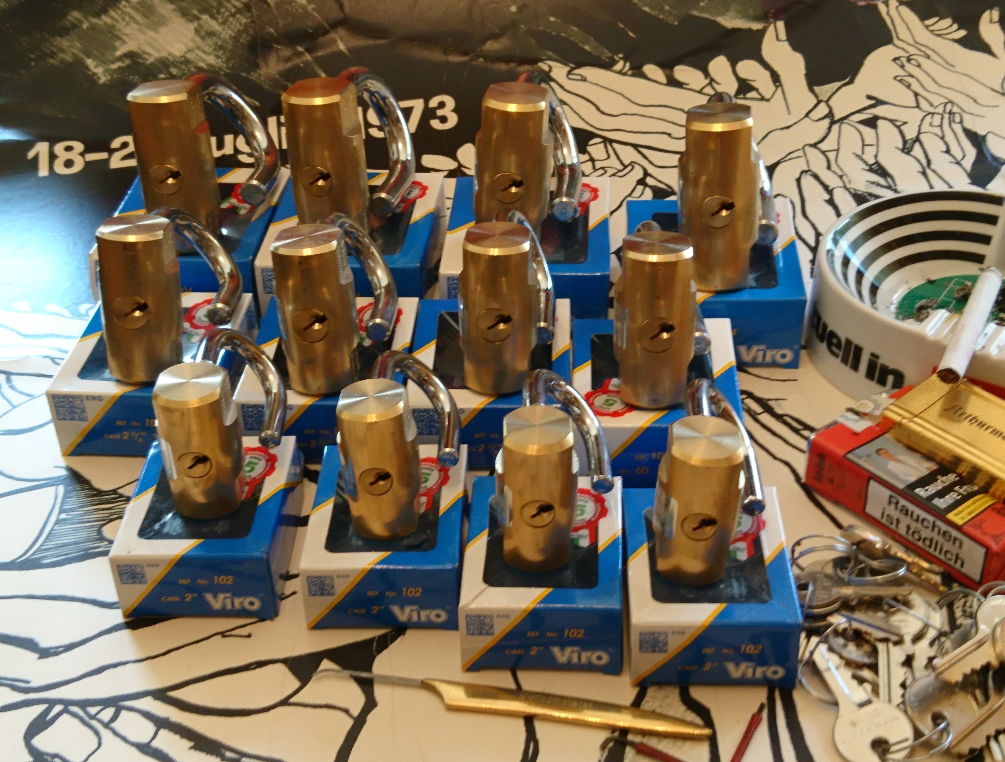 SEO F1 Rudi: ♥ 𝔄𝔯𝔱𝔥𝔲𝔯 𝔅ü𝔥𝔩, 𝔄𝔯𝔱𝔥𝔲𝔯𝔪𝔢𝔦𝔰𝔱𝔢𝔯® Arthur Andreas Bühl, Detektiv und Sympathieträger ♥, Made in Germany, Jahrgang 1961 aus Baden - Württemberg stellt seinen Leporello " Der Aufmacher " vor. Arthurmeister`s Jukebox im Hasenstübchen by YouTube, spielt Pointer Sisters: Slow Hand ! Am Tresen wird Helbing gekippt. Die Lockpicker am Stammtisch trinken nach jeder Öffnung ein Pils, manche auch Weizenbier ! Der Scholischeck nörgelt, weil er kein Padlock öffnen kann ! Ferrari Rudi brüllt: Martina die F1 Saison beginnt. Wir fliegen zum Hockenheimring ! Der Hannenberger sagt: Ich will auch mit ! Martina schreit: Minardi, wir gewinnen nie. Minardiiii, wir gewinnen niiiie. Und der Alex Young darf auch nicht mit. Can not drive ! Verschlagwortet mit Buehl, Buhl, Rotkäppchen, Zwetschgenhengst, Bühl er Zwetschge SEO für heute: Arthur Bühl, Arthurmeister® Arthur ♥ Schwäbischer Hengst, Heini, Zwetschgen Hengst, Buhl, Artur, Buehl er, Zwetschge, Made in Germany, Born 1961, Sympathieträger, Google Earth, Mittelpunkt der Welt, Pflaumen, Arkadasch, Datschi, ♥ Martinameisterin, Cartomanze, Scholischek, " HIGH NOON ! ", ♥ ♥ Vokuhila, Friseur ♥ Parole Emil !