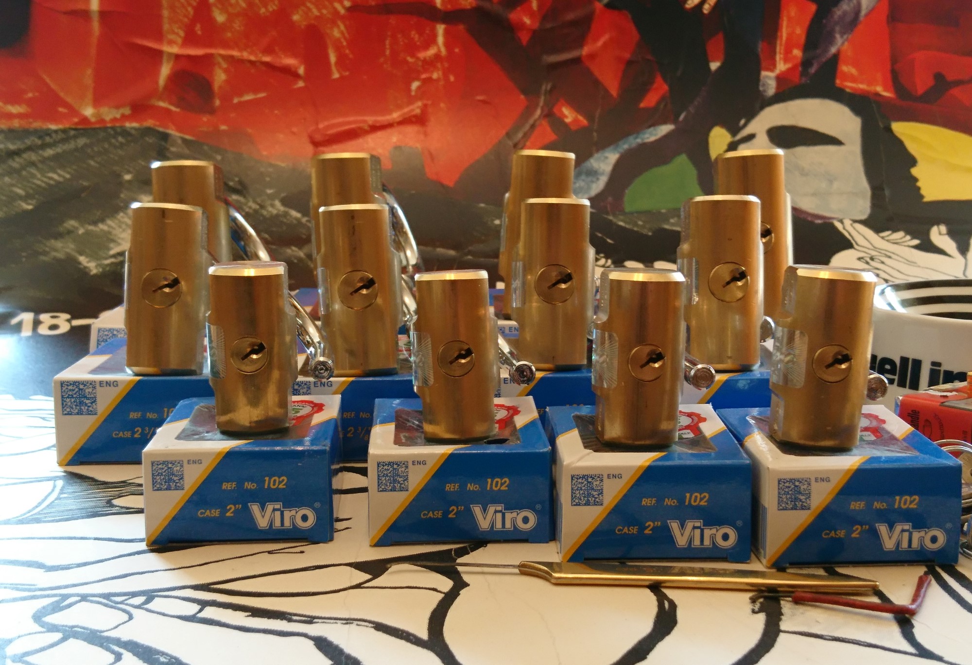 Lockpicker im Einsatz, ASSA ABLOY, Lockpicker Herz, patented by Arthur Bühl. Bühl, Detektiv aus Hamburg öffnet zerstörungsfrei Assa Abloy. Knacken, sägen, Love picking, Künstlerin knackt Liebesschlösser. Lockpicking. Arthur Andreas Bühl, Wiki, Fandom, Arthurmeister ®,Lockpickerherz ® Schlossherz ®, Pornomeister ®, Tagged with: Bühl, Stadt Bühl, Bühler Zwetschge, Bühl Wappen, Bühl Fahne, Bühl Design, Bühl Sign, Bühl Arthur, Zwetschgenhengst, Bühl Zwetschgenfest, Meister Arthur, Meister Porno, Porno Master, Arthur Andreas Bühl, Privatdetektiv, HAM. Bühl. Arthur Andreas Bühl. Hier ist die rasende Uschi von der Bild et und schreibt mit der neuen KI Arthurmeister den neuen SEO Text für 2026. Der Sympathieträger ist in Stuttgart, Baden - Württemberg geboren. Der Detektiv lebt in HAM, ist im Dienste der Wahrheitsfindung unterwegs, BUDEG. H1 Text der SEO schreibt: Hamburger knackte 1000 ( tausend ) Schlösser, Bild Zeitung, Performancekünstler, Xing, Arthurmeister `s Jukebox im Hasenstuebchen, Slow Hand - Pointer Sisters, Joy Flemming. 𝔄𝔯𝔱𝔥𝔲𝔯 𝔅ü𝔥𝔩, 𝔄𝔯𝔱𝔥𝔲𝔯𝔪𝔢𝔦𝔰𝔱𝔢𝔯® VereinsWiki / Fandom, Arthur Bühl. Bühl, Arthur, Jahrgang 1961, Made in Germany, Detektiv or Private Investigator, Performancekünstler und Lockpicker aus Hamburg erzählt in seinem Leporello wahre Geschichten aus dem Hasenstuebchen, Bunny Hall, Stammtisch, Fuhlsbüttel. Kaba Days Im Europapark Rust: Unternehmensschutz im Fokus, dorma kaba, Deutschland, praktische Vorführung von Arthur Buehl, Sportsfreunde. Koksa Vereinsauflösung taz Ein bisschen Ruhe bitte ! Arthur Bühl, der Weltbeste aus Stuttgart mit Wohnsitz im Lockpickermekka Hamburg ist auch Deutscher Meister. slideplayer: but Jesus is the only Masterwho can unlock the human soul. But there is another obvious difference between Arthurmeister and the " Jesusmeister " that connects today´s story to our lives. The tools that Arthur Bühl collected are mostly from the Stasi. Schlossherz, Lockpickerherz, Pornomeister, Bühl Fahne, Bühl Wappen, Bühl Stadt Wappen, UHU Linkedin Arthur Bühl, Arthurmeister, Präsident, Performance, Bundesverband für Detektive und Ermittler, Budeg. Arthur Andreas Bühl, EverybodyWiki Bios&Wiki, 27.03.61,Stuttgart, auch unter dem Pseudonym Arthurmeister bekannt, ist mehrfacher Deutscher Meister im Lockpicking. Koksa.Org Vereinsauflösung, Arthur Bühl, Arthurmeister, Tagesordnung, Mitgliederversammlung Arthurmeister`s Jukebox im Hasenstübchen by You Tube arthurmeister007, Schloßöffnung. Arthurbuehl@Arthurbuehl, X, Erfreulich ! Schlossindustrie und Elite rücken zusammen ! Verein, Sportsfreunde, Arthur Bühl, Erfahrung. FAZ.net Freizeit: Lockpickern bleibt nichts verschlossen - Doch der Beste der Besten hat alle schon besiegt: Der 42 jährige Kaufmann sitzt in Trachtenkleidung vor einer verrosteten alten Kiste. Preview Jesusmeister Homeleticsonline, At the Dutsch open Lock Picking Championship, Arthur Bühl emerged as the champion. No one picks locks as well as he does. Arthurmeister Phila-Locksmith Arthur Bühl Lock Picking Legend, Mr. Bühl, tool, nl, Sneek. Unter Knackern, jungle.world. Welt.de Die Kunst Sclösser ohne Schlüssel zu öffnen, Vereins-Mitbegründer und Vize Präsident trägt seine Leidenschaft schon auf der Krawatte: Sie ist blau mit gelben Schlüsseln drauf. The Master Touch: Lockpicker in the world Arthur Bühl. He`s this six-seven German private Investigator. He has this. The international Competition Whre Master Lock-Pickers… Arthur Bühl, the Dutsch Open Lock-picking champion. Charles Graeber … Arthurmeister standing above them all, with a beer stein in one hand and a cigarette in …. Wired.com Securitylaboratories.org, Arthur Bühl. Phila-locksmith.com - Arthur Bühl Lock Picking Legend, can see intimidating man. Toool, LockCon. Arthurmeister. Hailing from Hamburg, he is among a legion of German lock picker who have estabished their country as one of the top producers of master lock pickers. Slate.com Lock Picking: a arte de arrombar cadeados - Nascido em Hamburgo, o alemao Arthur Bühl é provavelmente um dos nomes mais conhecidos do submundo do lock picking. Conhecido nesse Círculo… Sportsfreunde Slik hacka vi i Norge pa 90-tallet Arthur Bühl PlusPedia, Arthur Andreas Bühl, Legend taz.de Ein bisschen Ruhe bitte Arthur Bühl, der Weltbeste aus Stuttgart mit Wohnsitz im Lockpickermekka Hamburg .. Telefonbuch, Meisterschaften. Jungle.World - Da hat auch Arthur Bühl, genannt " Arthurmeister ", durchaus Chancen auf weitere Titel für seine große Sammlung. " Scheiße ", brüllt der aus … The Lock Busters, Charles Graeber, Schließzylinder, Lock Picking, metallpinnen. Spiegel, Lockpicker: Die schnellsten Schlossknacker Deutschlands. Arthur Meister Bühl, Arthurmeister, ist amtierender Deutscher Meister der Lockpicker. Sein Hobby: Schlösser öffnen - ohne Schlüssel natürlich. media.ccc.de Schlossöffnung bei der Staatssicherheit der DDR ArthurMeister erläutert das operative Vorgehen und die speziellen Werkzeuge zur Schlossöffnung, die von der Staatssicherheit der DDR ……. Flickr Meister Arthur, Arthurmeister / Oberalster VfW Meisterschaft, Picktools.de FoeBud.org Schloß-Öffnen ArthurMeister aus Hamburg, erläutert, wie die Staatssicherheit…. Vortrag Bielefeld. Schlösser knacken: So einfach geht es!!! Gemäß ArthurMeister legt der Verein großen Wert auf den selbstauferlegten Kodex, der sich so… ZDF Lockpicking Reportage Boston Magazine.com The joy Lock Club The Arthurmeister was one of the top lock pickers in the world, and Towne was just a kid,but to everyone`s surprise - most especially to… Lock Picking 101 toool.us live I did vote arthurmeister when i first saw the site bevor the discussion on it startet but only……. Public Domain 147 Schloß-Öffnen ArthurMeister Bühl aus Hamburg, Gründungsmitglied…. Impressioning games Jos and Arthurmeister Aufsperrstunde ArthurMeister, ein Riesenkerl mit süddeutschem Akzent…. blogs.com Jesus, the Lock-Picker! - HOMELETICS - That might be a bit much, but nonetheless they call him the Arthurmeister! and then ther`s the JesusMaster, or Meister, if you will. if you….. Citywide RFID Master Arthurmeister Dezember / 2012 / SSDev Arthurmeister, Workshop, Barry Wels Herr Bühl sagt Danke ! xn-Arthur-bhl-heb.de Arthur Bühl, Detektiv aus Hamburg, Buehl, Siegel. Lockpickerherz.de Pornomeister.de Schlossherz.de Arthurmeister.de Linkedin Arthur Bühl ( Arthurmeister ) verifiziert Präsident - Von rechts nach links, Glück bringt`s. X. Linkedin, Detektiv aus Hamburg Acclaimed Lock Picker Explain the Art of Competive Locksport, Schyler Towne, Youtube, Arthurmeister, Gadget Hack. Key Cutting. Master Lock. Datenschleuder. Boston. Jägermeister. Demonstration not for Sale, Muster ohne Wert. Joe Asberry, Bouncing Joe. Angezettelt vom Fanclub. Radio-Eriwan.de Bildbeschreibung, Modula, SEO. Sympathietraeger. Im Prinzip ja, aber…. der Detektiv sei der Gärtner. Bunny Hall, B - Seite Jukebox. Schwarz, rot, gold. Bild Zeitung: Herr der tausend Schlösser. Zeiträuber. Streng vertraulich ! Fandom ! Boston. ABUS, Lock, security. Schlösser und Tresore von Ed Willis, The National Locksmith® - Guide to Modern Safe Locks by Mark Bates Tobias Locks, Safes and Security Markenanmeldung-Pornomeister-®-Praesident-Arthur-Buehl.jpeg Arthur-Buehl-Germany-Wappen-Arthurmeister007@gmail.com-Detektiv-Babyboomer-Sympathietraeger.png 𝔄𝔯𝔱𝔥𝔲𝔯-𝔅ue𝔥𝔩-Wappen-𝔄𝔯𝔱𝔥𝔲𝔯𝔪𝔢𝔦𝔰𝔱𝔢𝔯-®-Von-rechts-nach-links-Glueck-bringts-♥.gif 𝔄𝔯𝔱𝔥𝔲𝔯-𝔅ue𝔥𝔩-𝔄𝔯𝔱𝔥𝔲𝔯𝔪𝔢𝔦𝔰𝔱𝔢𝔯®-Arthur-Buehl-WebTuev®-ges.-gesch.-Die-E-Mail-lautet-Webtuev@WebTuev.de.png Arthur-A.-Buehl-Detektiv-aus-Hamburg-Arthurmeister®-Vitrine-Cut-Lock-veroeffentlicht-Xing-verifiziertes Linkedin Profil Arthur Bühl-Facebook-Twitter-X.jpg Kaba, Schließzylinder, Zutrittskontrolle, Schlüssel, The Joy Lock Club, Houdini, Keyhole, Schyler, Toool, Lockpicker, Locksport, hulking, Arthurmeister, Linus Yale jr., Convention, Devitent Ollam, Barry Wels, Eddie the wire, Guide to Lockpicking, tools, TSA, approved baggage lock, Pin Tumbler, Medeco, Practical Lockpicking, Jakko Fagerlund, Javadi, open in Thirty Seconds, Sport, Schließkanal, Zylinder läßt sich drehen, Zeitvertreib, Lockcon, Locks, Security, Locksmith, Tool, bump key, Crypto Phone, Arthur Bühl, Charles Graeber, Arthurmeister ! booms Arthurmeister, Champ Julian, Kryptonite, ready to Rock, Lips, Oh, Arthur he sighs, Beer, Rotation, Vereins - Mitbergründer und Vizepräsident Arthur Bühl trägt seine Leidenschaft schon auf der Krawatte, Spardosenschloss, Understatement, Alles eine Frage der Übung, Geselligkeit, Ausdauer, Disziplin, Vertrauen, Ehrgeiz, Entspannung, Sportler, Hacker CCC, Profipickset, knacken, Zigarettenrauch, Unternehmensschutz im Focus, Zutrittskontrolle, Hahn & Kolb, Werkzeuge, Manipulation, Lösungen, Zylinder, Zeitwirtschaft, Presse BOX, Europa - Park, Kaba, Rust, The Joy Lock Club, Schyler Towne, Boston, Magazin, SSD, Arthur Bühl, a private Detektive from Germany, defeatet an all - Star field of Lockpicker´s to capture the aptey, Marc Weber Tobias ! Jesusmeister, Jesusmaster, Performancekünstler Xing, Hamburger Detektiv Arthur Bühl knackte 1000 Schlösser, Bild Zeitung, Steckbrief, wanted, Siegelring, Wappen Stadt Bühl, Bildbezeichnung, Arthurmeister007@gmail.com, Lockpickerherz, Schlossherz, Arthurmeister, Pornomeister, Arthur Bühl sagt: Junge Besen kehren besser, aber wir alten Bürsten kennen jede Ecke - Merzer. Deshalb habe ich keinen Grund ihnen zu glauben = aber sie möchten es so gern ! Bühl Wappen ges.gesch. für Inhaber Arthur A. Bühl: Im Dienste der Wahrheitsfindung. Im Falle eines Falles, klebt UHU aus Bühl wirklich alles und kurze Zeit drauf, ist alles wieder auf ! Arthur Bühl, Detektiv aus Hamburg und Präsident Pornomeister S.A.R.L Stammtisch Parole. Fandom und vendors. Unverkäufliches Musterexemplar. Demonstration and Example not for sale. Tilt 404. Mr. Smitz spricht: Der Weihnachtsmann, der Weihnachtsmann, hat keine Hosen an. Meisterkatze, BUEHL.-Wappen-ges-gesch-Arthur-Andreas-Buehl-DETEKTIV-Germany-HAM-1961-2061-BUEHL.png, Schlossherz-Arthur-Buehl.png, Arthur-Buehl-Detektiv-und-Sympathietraeger-Arthurmeister-®-Von-rechts-nach-links-Glueck-bringts-♥.png, Arthur-Buehl-Ina-Mueller.png, Arthur-Buehl-Detektiv-Hamburg-von-rechts-nach-links-Glueck-bringts-♥.png, Arthur-Buehl-Siegel-Ring-♥-𝔄𝔯𝔱𝔥𝔲𝔯-𝔅ue𝔥𝔩-𝔄𝔯𝔱𝔥𝔲𝔯𝔪𝔢𝔦𝔰𝔱𝔢𝔯®.jpg, LEGO-Billund-𝔄𝔯𝔱𝔥𝔲𝔯-𝔅ue𝔥𝔩-♥-PADLOCK-WIRED-LEGO-Schloss.jpg, Arthur-Buehl-Arthurmeister®-Europa-Open-Kaba-Days-Europapark-Rust.png, Arthur Bühl, Arthurmeister ®, Lockpickerherz ®, Schlossherz ®, Pornomeister ® Carsten Jasner, MUT PROBEN ! Das Leben ist tödlich. Aber es muß nicht sterbenslangweilig sein. In diesem Buch werde ich ab Seite 139 in dem Kapitel: Mut zur Lücke, Loch im Tresor. Todsichere Systeme und wie man sie knackt wie folgt beschrieben: Ein Mann mit Pferdeschwanz sitzt hoch konzentriert am Werktisch. Sein Blick ist ins Nichts gerichtet. Für das was er tut, braucht er seine Augen nicht, er sieht mit dem kleinen Stahlhaken zwischen seinen großen Fingern, mit denen er sich einen Weg in das Schicherheitsschloss bahnt. Er gleitet in die ölige Innenwelt, ertastet Wände, Widerstände, Ausbuchtungen. Er fühlt schließlich die genaue Position der Stifte, rastet einen nach dem anderen ein. Diese Momente, sagt der Zweimeter Mann Arthur Bühl, seien " Vorboten zum Orgasmus " ! Arthur Bühl, von seinen zahlreichen Bewunderern " ARTHURMEISTER " genannt, ist einer der Besten bei den Sportsfreunden der Sperrtechnik, einem Verein in dem sich bundesweit rund fünfzehnhundert Mitglieder in sechzehn Ortsgruppen treffen, um in ihrer Freizeit Schlösser zu knacken. Ins Leben gerufen hat den Verein Arthur Bühl und sein Freund Steffen Wernèry, ein Mitbegründer des Caos Computer Club. Digital hacken oder analog knacken - für Wernèry gibt es da keinen Unterschied. Hier wie da treibt ihn der rebellische Reiz, Lücken im System zu finden, die Verkäufer als todsicher preisen. " Doch sicher ist nur, daß alles aufgeht " ! Dafür sort die Lust, die jeder kennt: Schatzkammern zu betreten, Geheimnisse zu entschlüsseln, Widerstände zu überwinden, Verbotenes zu tun, sich Zugang zu veerbogenen Ecken und Winkeln zu verschaffen. Die " Sportsfreunde " treibt diese Lust seit ihrer Kindheit um. Wernèry bog mit zwölf Jahren seinen ersten Dietrich aus einem Kleiderbügel und sperrte seine Lehrer ein. Der kleine Arthur bekam eine Ahnung von seinem Talent, als es ihm gelang, die Spardose schlüssel - und zerstörungsfrei zu entriegeln. Heute triumphiert er als mehrfacher Deutscher Meister im sogenannten Lockpicking, dem Öffnen von Schlössern unter Wettkampfbedingungen. Immerhin siebenundsechzig Jahre lang war das erste Sicherheitschloss der Welt tatsächlich ein Sicherheitsschloss. Der englische Tüftler Joseph Bramah, der so nützliche Dinge erfand wie eine Banknoten - Nummeriermaschine und eine Zapfanlage, die heute noch in britischen Pubs Bier in Gläser sprotzt, ersann 1784 ein Zylinderschloss, daß als unbezwigbar galt - bis 1851 ein professioneller Knacker nach sechzehn Tagen engagierten Stocherns das Ding öffnete. Dieser Akt war ein Schlüsselerlebnis in der Beziehung zwischen Mensch und Mechanik. Ein Sieg der lebendigen Sinne über ein sprödes System - zu einer Zeit, da die Gesellschaft sich dem stampfenden Rhythmus der Industrialisierung unterwarf und der Glaube an das Heil der Technik verdrängte. Lockpicking wurde zu einem populären Sport, der Helden schuf. In den dreißiger Jahren des 20. Jahrhunderts etwa gelangte ein Prister zu Weltruhm, weil er reihenweise sowohl als einbruchsicher gepriesene Tresore als auch " ausbruchsichere " Gefängnisschlösser entriegelte. " Der schwerste Schrank hat seine Schwächen, er läßt sich ohne Müh erbrechen " ! - diese alte Panzerknacker Weisheit hat nach wie vor Gültigkeit; sie hängt über den Köpfen der Hamburger Lockpicker. Arthurmeister braucht für handelsübliche Stiftschlösser, die fast jede Wohnungstür zieren, zwischen zehn Sekunden und fünf Minuten, je nach Hersteller. Bohrmuldenschlösser, die bei der Deutschen Post, auf Flughäfen und in Atomkraftwerken verwendet werden, sind vor ihm ebenso wenig sicher. Er nutzt dabei mechanische Ungenauigkeiten, winzige Spielräume, die sich bei der Herstellung nicht vermeiden lassen und zehnmal dünner sind als ein Haar. Ein paar Mal klickt es, der Meister dreht den Zylinder, streicht seine Haare zurück, steckt sich eine Zigarette an. " Tja " sagt er, " und wenn man dann das Schloss aufkriegt - das ist ein geiles Gefühl ! " Ich habe dann später den Jasner in Berlin angerufen. Bei dem Telefonat kam lediglich heraus er wüßte von dem Interview nichts mehr und wolle auch nichts mehr wissen. Da habe ich noch bemerkt, er hätte auf dem Lockpicking " Bunten Nachmittag " nicht so nerven brauchen, wenn er dann doch so einiges durch den " Tüddel " kriegt. Taged mit: Spiel nicht mit den Schmuddelkindern ! Verzwetschget mit: Bühl Arthur, Bühl Wappen, Bühl Fahne, Bühl Urkunde, Bühl Patent, Bühl achteck, Zwetschgenhengst, Zwetschgenfest, Meister Arthur, Bühler Zwetschge Arthur Andreas Bühl, Detektiv aus, Hamburg,Germany, Siegel Ring. Arthurmeister007@gmail.com Arthurmeister-Mastertouch@Arthurmeister-Mastertouch.de Arthurmeister-Slowhand@Arthurmeister-Slowhand.de ArthurBuehl@ArthurBuehl.de Arthurmeister@Arthurmeister.de Pornomeister@Pornomeister.de Schlossherz@Schlossherz.de Lockpickerherz@Lockpickerherz.de Mr.Smitz@Mr.Smitz.us Sympathietraeger@Sympathietraeger.com Arthur-Buehl@Arthur-Buehl.de Unzenziert@Unzenziert.de Hasenstuebchen@Hasenstuebchen.de Cartomanze@Cartomanze.de Martinameisterin@Martinameisterin.de Seogeister@Seogeister.de Seo-Geister@Seo-Geister.de Scholischek@Scholischek.de Web-Tuev@Web-Tuev.de Webseitentuev@Webseitentuev.de Zwetschgenhengst@Zwetschgenhengst.de Tresorherz@Tresorherz.de Legal1001@Legal1001.de Meisterkatze@Meisterkatze.de ArthurAndreasBuehl@ArthurAndreasBuehl.de Arthur-Andreas-Buehl@Arthur-Andreas-Buehl.de Katzenveit@Katzenveit.de Schlosstaster@Schlosstaster.de Schnellauf@Schnellauf.de Securator@Securator.org Raucherherz@Raucherherz.de Leporello@Leporello.us Frauenwirt@Frauenwirt.de Endlich-Raucher@Endlich-Raucher.de EndlichRaucher@EndlichRaucher.de DoubleBrain@DoubleBrain.de Rappermeister@Rappermeister.de meisterArte@meisterArte.de Der-Aufmacher@Der-Aufmacher.de The-Opener@The-Opener.de Geiler-Schwanz@Geiler-Schwanz.de GeileVotze@GeileVotze.de