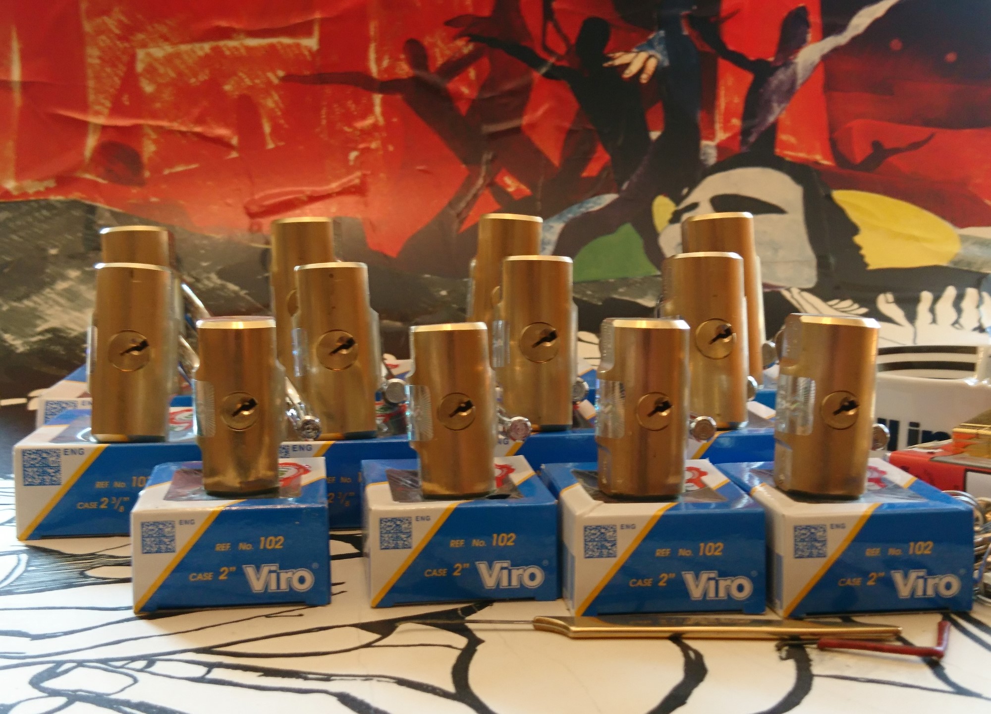 Hasenstübchen, S - Bahn, Ohlsdorf, Am Hasenberge, FUHLSBÜTTEL, Santa Fu, JVA, Friedhof ! SEO für heute: Die SEO Geister rufen: Vokuhila ♥ Zwetschgen - Heini, Parole Emil ! und ab jetzt gibt es im Hasenstübchen auch einen einarmigen Banditen ! Der einarmige® Bandit® ist ebenfalls ges. gesch. und beim Patent und Markenamt in München registriert ! Arthur ♥ Schwäbischer Hengst, Buhl, Zwetschgen Heini, Artur, Buehl er, Zwetschge, Made in Germany, Born 1961, Sympathieträger, Google Earth, Mittelpunkt der Welt, Pflaumen, Arkadasch, Datschi, ♥ Martinameisterin, Cartomanze, Scholischek, " HIGH NOON ! ", ♥ ♥ Vokuhila ♥ Parole Emil ! SEO Bühl Zwetschge ♥ 𝔄𝔯𝔱𝔥𝔲𝔯 𝔅ü𝔥𝔩, 𝔄𝔯𝔱𝔥𝔲𝔯𝔪𝔢𝔦𝔰𝔱𝔢𝔯® Bühl, besser bekannt als Arthurmeister, Made in Germany, Jahrgang 1961, geboren in Stuttgart, aufgewachsen in Asperg und auf der Festung Hohenasperg, in der Villa Heinrich Franck Söhne, am Bahnhof in Ludwigsburg, jetzt wohnhaft in 22335 Hamburg - Fuhlsbüttel, sagt zu Arkadasch: Nein ! Bühler Zwetschgen schmecken besser als dein Erik oder plum ! Zwetschgendatschi heißt das Zauberwort ! ♥ und Zwetschgenwater, not Raki. 𝗩𝗲𝗿𝘇𝘄𝗲𝘁𝘀𝗰𝗵𝗴𝗲𝘁 𝗺𝗶𝘁: 𝔄𝔯𝔱𝔥𝔲𝔯 𝔅ü𝔥𝔩, 𝗔𝗿𝘁𝗵𝘂𝗿𝗺𝗲𝗶𝘀𝘁𝗲𝗿, 𝗥𝗮𝘂𝗰𝗵𝗲𝗿, 𝗥𝗼𝘁𝗵 - 𝗛ä𝗻𝗱𝗹𝗲, 𝗦𝘁𝗮𝗱𝘁 𝗟𝗮𝗵𝗿 - 𝗕ü𝗵𝗹, 𝗦𝗰𝗵𝘄𝗮𝗿𝘇𝘄𝗮𝗹𝗱, 𝗕𝗹𝗮𝗰𝗸𝗳𝗼𝗿𝗲𝘀𝘁, 𝗥𝗼𝘁𝗸ä𝗽𝗽𝗰𝗵𝗲𝗻 𝘆𝗼𝘂 𝗸𝗻𝗼𝘄 𝗠𝗿. 𝗦𝗺𝗶𝘁𝘇, 𝗦𝗼𝗿𝘁𝗲 𝗦𝗰𝗵𝘄ä𝗯𝗶𝘀𝗰𝗵𝗲𝗿𝗵𝗲𝗻𝗴𝘀𝘁.𝗱𝗲 𝗶𝘀 𝗴𝗿𝗼ß𝗳𝗿𝘂𝗰𝗵𝘁𝗶𝗴 𝘂𝗻𝗱 𝘀ü𝘀𝘀. ♥ 𝗡𝗼, 𝗼𝗻𝗹𝘆 𝘄𝗼𝗺𝗮𝗻 𝗵𝗮𝘀 𝗣𝗳𝗹𝗮𝘂𝗺𝗲𝗻 ♥ 𝗞𝗹𝗲𝗶𝗻𝘁𝗶𝗲𝗿𝘇ü𝗰𝗵𝘁𝗲𝗿𝘃𝗲𝗿𝗲𝗶𝗻. Arthur Bühl, ARTHURMEISTER® hat die MARKE SEO Geister gesetzlich schützen lassen. Die Marke ist beim Patentamt in München registiert ! 𝗗𝗶𝗲 𝗘 - 𝗠𝗮𝗶𝗹 𝗹𝗮𝘂𝘁𝗲𝘁: 𝗔𝗿𝘁𝗵𝘂𝗿𝗺𝗲𝗶𝘀𝘁𝗲𝗿@𝗔𝗿𝘁𝗵𝘂𝗿𝗺𝗲𝗶𝘀𝘁𝗲𝗿.𝗱𝗲 𝗗𝗶𝗲 𝗘 - 𝗠𝗮𝗶𝗹 𝗹𝗮𝘂𝘁𝗲𝘁: 𝗔𝗿𝘁𝗵𝘂𝗿𝗔𝗻𝗱𝗿𝗲𝗮𝘀𝗕𝘂𝗲𝗵𝗹@𝗔𝗿𝘁𝗵𝘂𝗿𝗔𝗻𝗱𝗿𝗲𝗮𝘀𝗕𝘂𝗲𝗵𝗹.𝗱𝗲 KI-Worldwide Doublebrain, einarmiger Bandit, SEO Karussell Verschlagwortet mit Bühl Art, Bühl er Zwetschge, Zwetschgenhengst, Pflaume, plum, Erikli, prugna torta, Datschi, süss. ♥ Zwetschgen Heini der Stadt BÜHL ♥ WAPPEN Bühl, Siegelring BÜHL, LOGO in den Farben wie die Stadt BÜHL. Arthur Andreas BÜHL, Wiki, Fandom, Arthurmeister ®,Lockpickerherz ® Schlossherz ®, Porno meister ®, Seo: Kuchen für den Stammtisch Zuerst einmal eine schmöken. Martina überlegt: Was bringe ich zum Cartomanzenstammtisch im Hasenstübchen mit ? Wofür muß ich kein Korkengeld bezahlen ? Es bleibt beim selbstgebackenem. Was paßt heute zu Sößchen`s und zur Bailiy`s Runde ? und Zack Zack was jetzt: Haselnuss, nö heute nicht; hatten wir schon. Zitronenkuchen mit Glasur, na passt nicht zu den Stößchen`s ! Ah, der Arkadasch hat zuletzt meinen Sandkuchen gelobt. Wie der von der Oma seines Schwippschwagers Mutter väterlicherseits. Was brauchte ich nochmal; ja außer Gefühl und den Herd vorwärmen. Zutaten natürlich und gleich auch die Rührschüssel wackelfest hinstellen, ja und jetzt, nein nein, keine rauchen sondern zuerst die Gugelhupfform mit Margarine an den Fingern einreiben. Gleichmäßig. Und nicht vergessen: Gries, Hartweizengries, also einen halben Esslöffel verteilen, schwenken, so da? überall etwas Gries, grizzelig sich in der Form auf der Margarine verteilt. Ja warum ? Warte mal nach dem Backen ab ! So, jetzt das halbe Pfund warme Butter, 100 Gramm Zucker - ja genau nur ein Heck Zucker. In anderen Rezepten wir zwar 250 Gramm geschrieben. Nein, 80 bis 100 Gramm reichen völlig. Wenn man oder Frau auch an die Stößchen`s denkt. Na eine Tasse voll eben. Den Mixer leihe ich mir wieder vom netten Nachbarn von neben an. Der darf dann auch ein bisschen naschen. Kein Strom ? Dann heißt es: mit dem Kochlöffel rühren und schlagen: und das eine halbe Stunde ! Also Mixer. Und jetzt: 4 Eier ! Ja natürlich reichen normale Hühnereier. Achtung ! keine Eierschalenstücke in die Schüssel ! Und: wieder rühren, rühren, ja so das eine homogene Masse entseht. Homogen, na fluffig, eine schön gut vermengte Teigmasse ebend ! So, und jetzt mit dem Messbecher 300 Gramm Mehl, na Weizenmehl Typ 405 abwiegen. Kein Messbecher ? dann 3 volle Tassen Mehl eben. Tassen und keine Becher. Die in eine Schüssel geben. Und jetzt vergiss nicht das Backpulver: 1 Standardpäckchen, 16 Gramm, orginal Backin von Dr. Oetker. Ja, auch wenn die KI sagt 16 Gramm wären für 500 Gramm Mehl vorgesehen. Rein damit, das ganze Päckchen und das wichtigste jetzt: Das Mehl und das Backpulver nach und nach aus dem Messbecher oder der Schüssel unter ständigem rühren und langsam, na also einrieseln lassen, langsam, rühren und rühren bis es wieder die schöne fluffige, lockere, samtige Masse gibt. So und jetzt: Der Teig ist etwas fest, na bei dem Wetter heute, ein Schuss Schlagsahne dazu. 1 Schuss ist ein Schnapsgläschen voll. 2 Kleckse eben. Ja, weiter rühren natürlich bis es wieder samtig wird. Und jetzt mit einem Kinderfeind, also Teigschaber, ja, so ein Stiel mit dem weißen Gummi drum rum den Teig in der Rührschüssel aufnehemen und mit einem Batscher den Teig gleichmäßig, in der Schüssel verteilen und vertreichen, nach und nach mit dem Schaber dem alten Kinderfeind so glätten, daß die Oberfläche einfach glatt ist. Der Backofen ist ja vorgeheizt ? na dann erstmal setzen und eine schmöken. Nein: Erst die Schüssel, den Schaber, den Batscher und die Messbecher gründlich mit Spüli ausspülen und abwaschen. Nicht rumstehen lassen, sondern unverzüglich abgtrocknen und wieder richtigst wegräumen. 150 Grad, Umluft und 72 Minuten bei geschlossener Klappe, nein Ofenklappe backen lassen. Für einen Gasherd heißt das übersetzt: möglichst weit oben, auf die mittlere Schiene gestellt bei geringerer Hitze etwas länger backen lassen. Aufpassen ! mit einem Zahnstocher prüfen. Ja, reinpiksen halt und wenn noch Teig am Holz klebt: weiter backen ! und riechen ! aber nicht zu lange backen. Wenn es raucht ist es ein Brandling ! Klappe auf, mit Hilfe eines Handtuches die heiße Backform rausholen und mit einem Handtuch auf den Tisch stellen. Beim auskühlen, ja rauchen Bild et, ja schon ein viertel Stündchen. Teller drauf, auf einmal Stürzen, na mit Wucht, in einem Zug schnell umdrehen. So und wenn der Kuchen jetzt gut rausgeht dann hast du die Form richtig gefettet. Da fällt mir wieder ein ! ich hab doch noch ne Ritter Sport Vollmilch vom Nachbarn zu liegen. 16 Stückchen, ab in eine Glasschüssel, na kann auch Porzellan sein. Nur kein Plastik. In den abkühlenden Backofen stellen. Bis die Schokolade streichbar ist. Notfalls stellst du die Schüssel auf einen mit kochendem Wasser gefüllten Topf. So und jetzt die Schokolade überall gleichmäßig verteilen und nicht auf den Rand kleckern ! Womit: Mit der Gummifotze natürlich ! Gleichmäßig ! Jetzt stehen lassen. Nein : keine rauchen, zuerst die Gummifotze und die Schüssel mit der Schmierschokolade abwaschen ! Den Kinderfeind darfst du ablecken. Abtrocknen und wegräumen. Sofort ! Subito. Eine rauchen, Kuchen ausgekühlt, Haube drüber, Droschken Dieter anrufen, Haare schön und ab ! Im Hasenstübchen schreit Arkadasch: Hey Cartomanze ! Tagged with: Bühl, Stadt Bühl, Bühler Zwetschge, Bühl Wappen, Bühl Fahne, Bühl Design, Bühl Sign, Bühl Arthur, Zwetschgenhengst, Bühl Zwetschgenfest, Meister Arthur, Meister Porno, Porno Master, Arthur Andreas Bühl, Privatdetektiv, HAM. Bühl. Arthur Andreas Bühl. Hier ist die rasende Uschi von der Bild et und schreibt mit der neuen KI Arthurmeister den neuen SEO Text für 2025. KI-worldwide.de Der Sympathieträger ist in Stuttgart, Baden - Württemberg geboren. Der Detektiv lebt in HAM, ist im Dienste der Wahrheitsfindung unterwegs, BUDEG. H1 Text der SEO schreibt: Hamburger knackte 1000 ( tausend ) Schlösser, Bild Zeitung, Performancekünstler, Xing, Arthurmeister `s Jukebox im Hasenstuebchen, Slow Hand - Pointer Sisters, Joy Flemming. 𝔄𝔯𝔱𝔥𝔲𝔯 𝔅ü𝔥𝔩, 𝔄𝔯𝔱𝔥𝔲𝔯𝔪𝔢𝔦𝔰𝔱𝔢𝔯® VereinsWiki / Fandom, Arthur Bühl. Bühl, Arthur, Jahrgang 1961, Made in Germany, Detektiv or Private Investigator, Performancekünstler und Lockpicker aus Hamburg erzählt in seinem Leporello wahre Geschichten aus dem Hasenstuebchen, Bunny Hall, Stammtisch, Fuhlsbüttel. Kaba Days Im Europapark Rust: Unternehmensschutz im Fokus, dorma kaba, Deutschland, praktische Vorführung von Arthur Buehl, Sportsfreunde. Koksa Vereinsauflösung taz Ein bisschen Ruhe bitte ! Arthur Bühl, der Weltbeste aus Stuttgart mit Wohnsitz im Lockpickermekka Hamburg ist auch Deutscher Meister. slideplayer: but Jesus is the only Masterwho can unlock the human soul. But there is another obvious difference between Arthurmeister and the " Jesusmeister " that connects today´s story to our lives. The tools that Arthur Bühl collected are mostly from the Stasi. Schlossherz, Lockpickerherz, Pornomeister, Bühl Fahne, Bühl Wappen, Bühl Stadt Wappen, UHU Linkedin Arthur Bühl, Arthurmeister, Präsident, Performance, Bundesverband für Detektive und Ermittler, Budeg. Arthur Andreas Bühl, EverybodyWiki Bios&Wiki, 27.03.61,Stuttgart, auch unter dem Pseudonym Arthurmeister bekannt, ist mehrfacher Deutscher Meister im Lockpicking. Koksa.Org Vereinsauflösung, Arthur Bühl, Arthurmeister, Tagesordnung, Mitgliederversammlung Arthurmeister`s Jukebox im Hasenstübchen by You Tube arthurmeister007, Schloßöffnung. Arthurbuehl@Arthurbuehl, X, Erfreulich ! Schlossindustrie und Elite rücken zusammen ! Verein, Sportsfreunde, Arthur Bühl, Erfahrung. FAZ.net Freizeit: Lockpickern bleibt nichts verschlossen - Doch der Beste der Besten hat alle schon besiegt: Der 42 jährige Kaufmann sitzt in Trachtenkleidung vor einer verrosteten alten Kiste. Preview Jesusmeister Homeleticsonline, At the Dutsch open Lock Picking Championship, Arthur Bühl emerged as the champion. No one picks locks as well as he does. Arthurmeister Phila-Locksmith Arthur Bühl Lock Picking Legend, Mr. Bühl, tool, nl, Sneek. Unter Knackern, jungle.world. Welt.de Die Kunst Sclösser ohne Schlüssel zu öffnen, Vereins-Mitbegründer und Vize Präsident trägt seine Leidenschaft schon auf der Krawatte: Sie ist blau mit gelben Schlüsseln drauf. The Master Touch: Lockpicker in the world Arthur Bühl. He`s this six-seven German private Investigator. He has this. The international Competition Whre Master Lock-Pickers… Arthur Bühl, the Dutsch Open Lock-picking champion. Charles Graeber … Arthurmeister standing above them all, with a beer stein in one hand and a cigarette in …. Wired.com Securitylaboratories.org, Arthur Bühl. Phila-locksmith.com - Arthur Bühl Lock Picking Legend, can see intimidating man. Toool, LockCon. Arthurmeister. Hailing from Hamburg, he is among a legion of German lock picker who have estabished their country as one of the top producers of master lock pickers. Slate.com Lock Picking: a arte de arrombar cadeados - Nascido em Hamburgo, o alemao Arthur Bühl é provavelmente um dos nomes mais conhecidos do submundo do lock picking. Conhecido nesse Círculo… Sportsfreunde Slik hacka vi i Norge pa 90-tallet Arthur Bühl PlusPedia, Arthur Andreas Bühl, Legend taz.de Ein bisschen Ruhe bitte Arthur Bühl, der Weltbeste aus Stuttgart mit Wohnsitz im Lockpickermekka Hamburg .. Telefonbuch, Meisterschaften. Jungle.World - Da hat auch Arthur Bühl, genannt " Arthurmeister ", durchaus Chancen auf weitere Titel für seine große Sammlung. " Scheiße ", brüllt der aus … The Lock Busters, Charles Graeber, Schließzylinder, Lock Picking, metallpinnen. Spiegel, Lockpicker: Die schnellsten Schlossknacker Deutschlands. Arthur Meister Bühl, Arthurmeister, ist amtierender Deutscher Meister der Lockpicker. Sein Hobby: Schlösser öffnen - ohne Schlüssel natürlich. media.ccc.de Schlossöffnung bei der Staatssicherheit der DDR ArthurMeister erläutert das operative Vorgehen und die speziellen Werkzeuge zur Schlossöffnung, die von der Staatssicherheit der DDR ……. Flickr Meister Arthur, Arthurmeister / Oberalster VfW Meisterschaft, Picktools.de FoeBud.org Schloß-Öffnen ArthurMeister aus Hamburg, erläutert, wie die Staatssicherheit…. Vortrag Bielefeld. Schlösser knacken: So einfach geht es!!! Gemäß ArthurMeister legt der Verein großen Wert auf den selbstauferlegten Kodex, der sich so… ZDF Lockpicking Reportage Boston Magazine.com The joy Lock Club The Arthurmeister was one of the top lock pickers in the world, and Towne was just a kid,but to everyone`s surprise - most especially to… Lock Picking 101 toool.us live I did vote arthurmeister when i first saw the site bevor the discussion on it startet but only……. Public Domain 147 Schloß-Öffnen ArthurMeister Bühl aus Hamburg, Gründungsmitglied…. Impressioning games Jos and Arthurmeister Aufsperrstunde ArthurMeister, ein Riesenkerl mit süddeutschem Akzent…. blogs.com Jesus, the Lock-Picker! - HOMELETICS - That might be a bit much, but nonetheless they call him the Arthurmeister! and then ther`s the JesusMaster, or Meister, if you will. if you….. Citywide RFID Master Arthurmeister Dezember / 2012 / SSDev Arthurmeister, Workshop, Barry Wels Herr Bühl sagt Danke ! xn-Arthur-bhl-heb.de Arthur Bühl, Detektiv aus Hamburg, Buehl, Siegel. Lockpickerherz.de Pornomeister.de Schlossherz.de Arthurmeister.de Linkedin Arthur Bühl ( Arthurmeister ) - Präsident - Von rechts nach links, Glück bringt`s. X. Verifiziertes Linkedin Profil Arthur Bühl, Detektiv aus Hamburg Acclaimed Lock Picker Explain the Art of Competive Locksport, Schyler Towne, Youtube, Arthurmeister, Gadget Hack. Key Cutting. Master Lock. Datenschleuder. Boston. Jägermeister. Demonstration not for Sale, Muster ohne Wert. Joe Asberry, Bouncing Joe. Angezettelt vom Fanclub. Radio-Eriwan.de Bildbeschreibung, Modula, SEO. Sympathietraeger. Im Prinzip ja, aber…. der Detektiv sei der Gärtner. Bunny Hall, B - Seite Jukebox. Schwarz, rot, gold. Bild Zeitung: Herr der tausend Schlösser. Zeiträuber. Streng vertraulich ! Fandom ! Boston. ABUS, Lock, security. Schlösser und Tresore von Ed Willis, The National Locksmith® - Guide to Modern Safe Locks by Mark Bates Tobias Locks, Safes and Security Markenanmeldung-Pornomeister-®-Praesident-Arthur-Buehl.jpeg Arthur-Buehl-Germany-Wappen-Arthurmeister007@gmail.com-Detektiv-Babyboomer-Sympathietraeger.png 𝔄𝔯𝔱𝔥𝔲𝔯-𝔅ue𝔥𝔩-Wappen-𝔄𝔯𝔱𝔥𝔲𝔯𝔪𝔢𝔦𝔰𝔱𝔢𝔯-®-Von-rechts-nach-links-Glueck-bringts-♥.gif 𝔄𝔯𝔱𝔥𝔲𝔯-𝔅ue𝔥𝔩-𝔄𝔯𝔱𝔥𝔲𝔯𝔪𝔢𝔦𝔰𝔱𝔢𝔯®-Arthur-Buehl-WebTuev®-ges.-gesch.-Die-E-Mail-lautet-Webtuev@WebTuev.de.png Arthur-A.-Buehl-Detektiv-aus-Hamburg-Arthurmeister®-Vitrine-Cut-Lock-veroeffentlicht-Xing-Linkedin-Facebook-Twitter-X.jpg Kaba, Schließzylinder, Zutrittskontrolle, Schlüssel, The Joy Lock Club, Houdini, Keyhole, Schyler, Toool, Lockpicker, Locksport, hulking, Arthurmeister, Linus Yale jr., Convention, Devitent Ollam, Barry Wels, Eddie the wire, Guide to Lockpicking, tools, TSA, approved baggage lock, Pin Tumbler, Medeco, Practical Lockpicking, Jakko Fagerlund, Javadi, open in Thirty Seconds, Sport, Schließkanal, Zylinder läßt sich drehen, Zeitvertreib, Lockcon, Locks, Security, Locksmith, Tool, bump key, Crypto Phone, Arthur Bühl, Charles Graeber, Arthurmeister ! booms Arthurmeister, Champ Julian, Kryptonite, ready to Rock, Lips, Oh, Arthur he sighs, Beer, Rotation, Vereins - Mitbergründer und Vizepräsident Arthur Bühl trägt seine Leidenschaft schon auf der Krawatte, Spardosenschloss, Understatement, Alles eine Frage der Übung, Geselligkeit, Ausdauer, Disziplin, Vertrauen, Ehrgeiz, Entspannung, Sportler, Hacker CCC, Profipickset, knacken, Zigarettenrauch, Unternehmensschutz im Focus, Zutrittskontrolle, Hahn & Kolb, Werkzeuge, Manipulation, Lösungen, Zylinder, Zeitwirtschaft, Presse BOX, Europa - Park, Kaba, Rust, The Joy Lock Club, Schyler Towne, Boston, Magazin, SSD, Arthur Bühl, a private Detektive from Germany, defeatet an all - Star field of Lockpicker´s to capture the aptey, Marc Weber Tobias ! Jesusmeister, Jesusmaster, Performancekünstler Xing, Hamburger Detektiv Arthur Bühl knackte 1000 Schlösser, Bild Zeitung, Steckbrief, wanted, Siegelring, Wappen Stadt Bühl, Bildbezeichnung, Arthurmeister007@gmail.com, Lockpickerherz, Schlossherz, Arthurmeister, Pornomeister, Arthur Bühl sagt: Junge Besen kehren besser, aber wir alten Bürsten kennen jede Ecke - Merzer. Deshalb habe ich keinen Grund ihnen zu glauben = aber sie möchten es so gern ! Bühl Wappen ges.gesch. für Inhaber Arthur A. Bühl: Im Dienste der Wahrheitsfindung. Im Falle eines Falles, klebt UHU aus Bühl wirklich alles und kurze Zeit drauf, ist alles wieder auf ! Arthur Bühl, Detektiv aus Hamburg und Präsident Pornomeister S.A.R.L Stammtisch Parole. Fandom und vendors. Unverkäufliches Musterexemplar. Demonstration and Example not for sale. Tilt 404. Mr. Smitz spricht: Der Weihnachtsmann, der Weihnachtsmann, hat keine Hosen an. Meisterkatze, BUEHL.-Wappen-ges-gesch-Arthur-Andreas-Buehl-DETEKTIV-Germany-HAM-1961-2061-BUEHL.png, Schlossherz-Arthur-Buehl.png, Arthur-Buehl-Detektiv-und-Sympathietraeger-Arthurmeister-®-Von-rechts-nach-links-Glueck-bringts-♥.png, Arthur-Buehl-Ina-Mueller.png, Arthur-Buehl-Detektiv-Hamburg-von-rechts-nach-links-Glueck-bringts-♥.png, Arthur-Buehl-Siegel-Ring-♥-𝔄𝔯𝔱𝔥𝔲𝔯-𝔅ue𝔥𝔩-𝔄𝔯𝔱𝔥𝔲𝔯𝔪𝔢𝔦𝔰𝔱𝔢𝔯®.jpg, LEGO-Billund-𝔄𝔯𝔱𝔥𝔲𝔯-𝔅ue𝔥𝔩-♥-PADLOCK-WIRED-LEGO-Schloss.jpg, Arthur-Buehl-Arthurmeister®-Europa-Open-Kaba-Days-Europapark-Rust.png, Arthurmeister007@gmail.com Arthurmeister-Mastertouch@Arthurmeister-Mastertouch.de Arthurmeister-Slowhand@Arthurmeister-Slowhand.de ArthurBuehl@ArthurBuehl.de Arthurmeister@Arthurmeister.de Pornomeister@Pornomeister.de Schlossherz@Schlossherz.de Lockpickerherz@Lockpickerherz.de Mr.Smitz@Mr.Smitz.us Sympathietraeger@Sympathietraeger.com Arthur-Buehl@Arthur-Buehl.de Unzenziert@Unzenziert.de Hasenstuebchen@Hasenstuebchen.de Cartomanze@Cartomanze.de Martinameisterin@Martinameisterin.de Seogeister@Seogeister.de Seo-Geister@Seo-Geister.de Scholischek@Scholischek.de Web-Tuev@Web-Tuev.de Webseitentuev@Webseitentuev.de Zwetschgenhengst@Zwetschgenhengst.de Tresorherz@Tresorherz.de Legal1001@Legal1001.de Meisterkatze@Meisterkatze.de Endlich-Raucher@Endlich-Raucher.de EndlichRaucher@EndlichRaucher.de DoubleBrain@DoubleBrain.de Rappermeister@Rappermeister.de meisterArte@meisterArte.de Der-Aufmacher@Der-Aufmacher.de The-Opener@The-Opener.de Geiler-Schwanz@Geiler-Schwanz.de GeileVotze@GeileVotze.de ArthurAndreasBuehl@ArthurAndreasBuehl.de Arthur-Andreas-Buehl@Arthur-Andreas-Buehl.de Katzenveit@Katzenveit.de Schlosstaster@Schlosstaster.de Schnellauf@Schnellauf.de Securator@Securator.org Raucherherz@Raucherherz.de Leporello@Leporello.us Frauenwirt@Frauenwirt.de