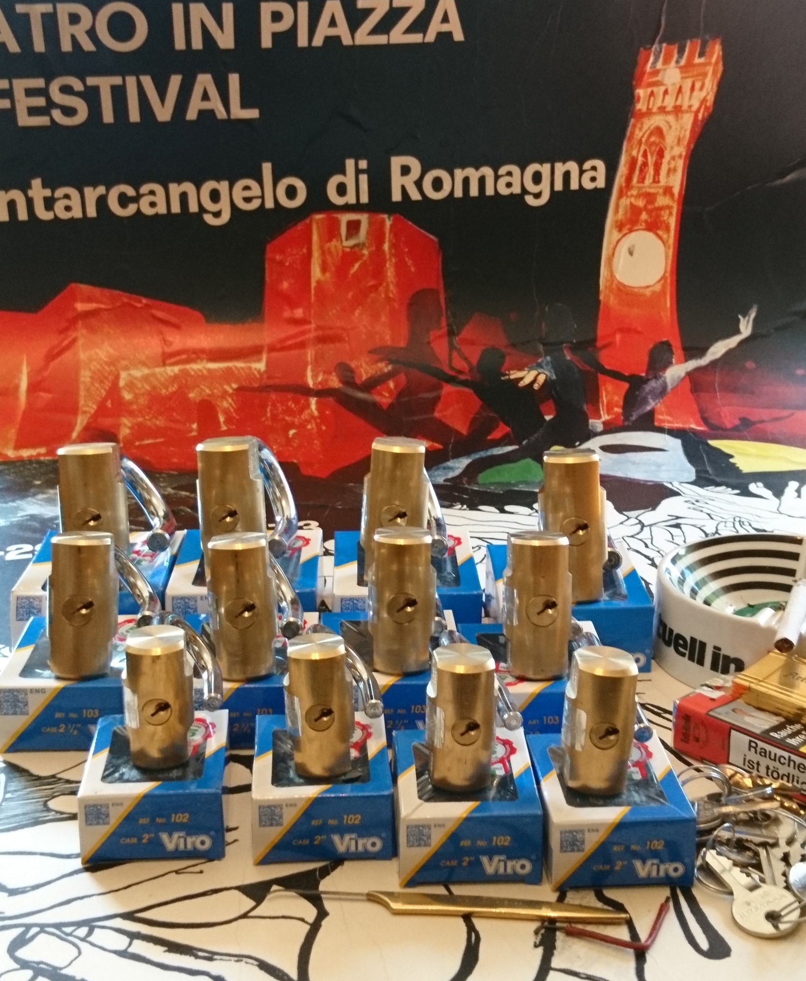 Arthur Andreas Bühl, Arthurmeister ®,Lockpickerherz ® Schlossherz ®, Pornomeister ®, neuer SEO Text für 2026 12.00 Mittags im Hasenstübchen. Basketball Bouncing Joe Asberry schreit: Prost ! Die Glocke kingelt ! In Arthurmeister`s Jukebox im Hasenstübchen spielt: Slow Hand von den Pointer Sisters. Ferrari Rudi sitzt am Tresen. Anstatt Helbing trinkt er heute Underberg. Pelle und Heike I machen Stößchen. Justamente klingelt das Telefonino. Der Hannenberger lacht zu Bouncing Joe Asberry: Ich wette mit Dir: Da ruft unser Freund Mr. Smitz vom Playboy an. Arthurmeister geh endlich ran. Die Glocke klingelt. Yes Mr. Smitz, yes, yes Mr. Smitz. Yes great, you know. Yes, yes we have a Party. Yes, yes. Ja: Angela Merkel, die kennen wir. You know: " Bundeskanzlerin ". Giovanni ruft: Bella Donna: Signora Merkel is the CEO of the world. Yes, Yes Mr. Smitz, i will look about her Memoiren. Oh Mr. Smitz ? Her Biographie with her Signature ? OH, Mr. Smitz mit Widmung ? Das wird nicht einfach ! no easy, you know ! Da muß die Glocke aber ein ganzes Wochenende läuten. Prost. Helbing. Yes Mr. Smitz, hands on the heard, you know, difficult ! Arkadasch !!! Smitz U.S.A. braucht die Memoiren von Angela Merkel signiert mit dem Text: Für Mr. Smitz from the Playboy ! Also pass auf: Dein Schwippschwager ist doch Aufsteller bei der Messe. Ja, Buchmesse. Dort hält die Merkel eine Autogrammstunde. Der soll sich dort anstellen mit seinen Kumpani. Ja, der Smitz läßt hier die Glocke läuten. Das gesamte Wochenende. Hannenberger gibt das Passwort: Freibier, Freibier ! Die Glocke läutet jetzt: Helbing ! In Arthurmeister`s Jukebox spielt: The Tramps - Disco Inferno - Orginal Longversion Tony Mendes ! Basketball Bouncing Joe swingt mit dem Kopf mit. Jetzt meint Arkadasch: Oh meine Kumpani trauen sich nicht zu Dr. Angela Merkel. Die haben Angst vor Ihr. Kein Autogramm heißt kein Freibier. Droschkendieter !! Du fährst jetzt zur Buchhandlung, holst drei Biographien von der ollen Merkel, fährst weiter zum Kujau ! Ja, der hat dem Heinemann vom Stern, Hamburg, gefälschte Tagebücher verkauft. Der soll dir in ein Exemplar die Unterschrift der Merkel und die Widmung reinmalen. Sag ihm viele Grüße vom Arthurmeister und Parole Freibier, Freibier ! Dann malt der es dir sofort. Der kann das freudigst. Und sag ihm, das sei für Smitz, Amerika. Aber diesmal soll er keine rosa Tinte verwenden. Dann kommst du wieder her und wir alle unterschreiben das zweite, dann fährst du geschwind rüber nach Fuhlsbüttel, drängelst dich am Luftfrachtschalter vor, läßt die Bücher verpacken und paßt auch auf, das die auch tatsächlich im nächsten Flieger in die U.S.A. reisen. Dann hat er die Bücher, quasi wenn der Flieger landet. Sag denen: Parole: Freibier, Freibier ! Arthur und wozu das dritte Buch ? Du Depp, wenn beim unterschreiben vom zweiten Buch einer draufkotzt oder ein Brandloch reinmacht dann haben wir Ersatz ! Und diesen legen wir dann hinter den Tresen ins Regal und tuen so als hätten wir es gelesen. Es reicht das wir Frau Bundeskanzlerin mit guten, besoffenen, nicht ausgeklügelten, dummen, peinlichen Ratschlägen beraten haben ! Punkt. In Arthurmeister´s Jukebox spielt: Lady von Kenny Rogers. Sir Waschi hat gleich CHARLIE RICH - The most Beautifull Girl in The World, gedrückt. Die Stimmung ist gut. In der Jukebox spielt mittlerweile Aloe Blanc - I need a Dollar. Die Stimmung ist fantastisch ! Jetzt steigert sich die Stimmnung noch als der Nachläufer Roberto Blanco - Caramba, Caracho ein Whiskey, Carambo Caracho ein Gin, verflucht Sacrcameto Dolores und alles ist wieder hin ! In Rio de Janeiro… drückt. Der Noagerlzutzler drückt Roberto Blanco - Der Puppenspieler von Mexico und räumt Gläser ab. Hannenberger reicht schon einmal den Himmelsschlüssel ! Schwerti fragt: Mastertouch und wenn der Dir auf die Schliche kommt ? Du Depp, was glaubst du wenn der erfährt, daß er einen orginalen Kujau, dem Tagebuchfälscher hat, dann läuft der durch Beverly Hills und gibt damit bei jedem an, als sei er The Greatest. Und Du weißt: Die Schriftsachverständigen vom Stern oder von der Bild et und der Heinemann brauchten Monate bis sie diesen Betrug mit dem Verkauf der Tagebücher erkannt haben. In Arthurmeister`s Jukebox spielt: Calvin Harris & Sam Smith: Promises ! und es wird mitgesungen. Das Droschkendieter dann doch nur beim Papierfuzzy im Copy Shop neben an war ? weil der Kujau besoffen war ? Quatsch, kalter Kaffee, der Smitz verhöckert das Buch an Rockefeller. Was glaubst du, warum die Parole Freibier Freibier lautet ? Wir sind hier nicht bei der Wohlfahrt. Ferrari Rudi macht Ralala: Sonntag ist Formel I in Indianapolis. Denkt dran: High Noon ist dann morgens 07.00 Uhr. Die Glocke läutet ununterbrochen. Freibier, Freibier, Freibier, Parole Freibier. Let Michael pass for the Championship ! Das gesamte Hasenstübchen tanzt und platzt aus allen Nähten. In der Jukebox spielt James Last und Orchester: T.S.O.P The Top Sound of Philadelphia ! Prost, Prosit und Stößchen ! Der Hannenberger sieht zufrieden aus. Taged with: Bühler Zwetschge, Bühl Wappen, Zwetschgenhengst, Zwetschgenfest, Meister, Arthur Andreas Bühl, Privatdetektiv, Arthurmeister007@gmail.com Lockpicking, Profilzylinder, Abus, BKS, Ces, DOM,EVVA, Fana, Herz Schloss !