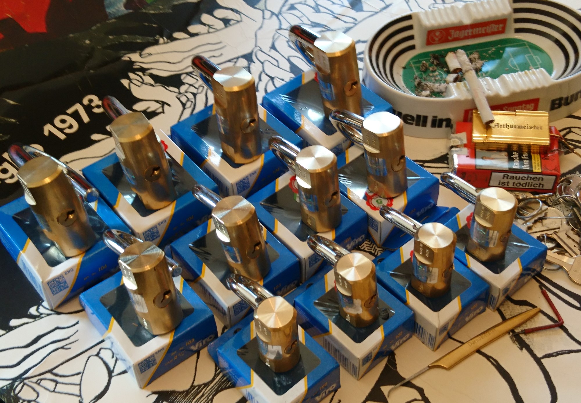 Für das Jahr 2026 wurde der SEO von der Firma chatgpt und von einer KI ergänzt: Arthur Andreas Bühl, ist ein Babyboomer ! und ein Sympathietraeger ! Slow Hand ! mit dem Mastertouch ! Locksport: The strange things that happen at a lock-picking convention by Tom Vanderbilt, Deviant Olliam, Slate, picking, Hackers Planet, Earth, Event, Flickr, Foto, Ina Müller, Arthur Meister, Lockpicking, ssdev, Photo, Slide Player, The Joy Lock Club, Schuyler Towne, by Pagan Kennedy, Arthur Bühl, called Arthurmeister, can pick a Lock faster than you, David Olliam, Slate, Tool, Toool, the open organisation of Lockpickers, Wired, Jan Freitag, TAZ, FAZ, BILD, WELT, BUDEG, BDD, Linkedin, Pornomeister SARL, X, Twitter, Security of Locks, Linkedin Arthur Bühl, Zwetschgenstadt Bühl, Wappen Bühl, Fahne Bühl, Facebook, Bühl, Arthurmeister, Pornomeister SARL, Lockpicking Experte. Tagged with: Dorma Kaba, Europa Park Rust, Zwetschgenhengst, NBA, Bouncing Joe Asberry, Everybody Wiki, Schwäbischer Henst, Pflaume, Zwetschge, Doublebrain, Mandy August, Rallye, cross, Datenschutz. Zitat: Arthurmeister " offen ist gut, schneller offen ist besser ! " Pankhofer, Schloss und Schlüssel, Arthur Bühl, Wappen Bühl, legal 1001, Radio Eriwan, In Arthurmeisters Jukebox im Hasenstuebchen, You Tube, ( HAM ), sind Schallplatten von Slow Hand, Pointer Sisters, Engelbert, Joy Flemming, Ina Müller, Dörp Reggae, Reinhard Fendrich, Sammy Davis jr., Bee Gees, Hans Söllner, Element of crime, Empire of sun - we are the people, Katja Ebstein - Es war einmal ein Jäger, Udo Jürgen - Das Lied das nie zu Ende geht, Vicky Leandros - Ich liebe das Leben, Die Five Tops - Warte auf das Glück, Marianne Rosenberg - Er gehört zu mir, Hildegard Knef - Für mich soll`s rote Rosen regnen, Connie Francis - schöner fremder Mann, Heino - Caramba, Karacho, ein Whisky, Drafi Deutscher - Mamor Stein und Eisen bricht, Kraftwerk - Das Modell, Ernst Neger - Rucki - Zucki, Wolle Kriwanek - I fahr Daimler, Reinhard Fendrich - Strada del sole, Zupfgeigenhansel - Bella Ciao, Joy Flemming, Half breed, Haindling - Du Depp, Nina Hagen - Africa Reggae, Schwoisfuß - Bin i selber Rastamann, Jan Delay - Irgendwie, irgendwo, irgendwann, Grachmusikoff - Oiner isch emmer dr Arsch, Wolfgang Ambros - Du schwarzer Afgahne, UB 40, The Manhattans - Kiss and say Goodbye, Three Degrees - Dirty old Man, Babara Streisand - Woman in Love, George Michel - One more try, Candy Dulfer, Deep Purple - Child in Time, Moody Blues - Nights in white Satin, Eagles - Hotel California, Dire Straits - Sultan of Swing, Pink Floyd, Sade - Smooth Operator, Toto - L`italiano, Peddy Pendergrass, Tom Jones, Eddie Holman - Hey there lonly girl, Chicago - If you leave me now, Kalvin Harris - Promises, Fugees, Engelbert - How I Love You, Gloria Gayner can`t take my Eys off you, Olivia Newton John, Ricky Shane - Mammy blue, Los Bravos, Kenny Rogers, Albano und Romia Power, Totzi - Ti amo, Tina Turner und Eros Rammazotti, Abba - Hasta Manana, Roger Whittacker - Abschied ist ein scharfes Schwert, Toto - Hold the line, Love Story mit Andy Williams, Grace Jones, Diana Ross und Julius Iglesias - All of You, Christopher Cross, Roberta Flack & Peabo Bryson, George Benson, Aloe Blacc - I need a Dollar, Simply Red - if you don`t know me by now, Luther Vandross und sehr viele mehr. Es erscheint auch bald die B - Seite von Arthurmeister`s Jukebox ( HAM ) Fuhlsbüttel, Hasenstuebchen, Playboy, Bunny Hall, Los Angeles, Beverly Hills, TSOP The Sound of Philiadelpia, Golden Gate Brigde, und noch so vieles mehr. Seattle Times says: He has got good hands, but how`s his vertikal. Arthur Bühl, a private detective from Germany deflated an all-star field of lockpickers in the world. Pressebox: Kaba Day im Europa Park mit Arthur A. Bühl, Detektiv. ( Arthurmeister ) - Präsident Pornomeister SARL, Linkedin: Arthur Andreas Bühl, Detektiv. 360 Meriandos, The Master Touch, opening locks without keys. Jesusmeister Arthur Bühl is a Master who can pick any lock in the world, but Jesus is the only Master who can unlock the human soul. Slideplayer. Phila Locksmith, Lockpickerherz und Schlossherz sind ges. gesch. Marken von Arthur Bühl. Das Wappen Bühl ist gelb, blau mit schwarzen Linien. You Tube, 23C3 Schlossoeffnung wurde beim CCC, Caos Computer Club, gefilmt. Citywide RFID Master, House key, Hamburg, by Wired. WIRED is where tommorow realized. World Trade Center, New York, YY 10 007, Communicationsmanager Mr. Smitz. Wiki, Attraktor, Trainingslager. Schloss - Öffnen, Public Domain 147, Staatsicherheit in der DDR, Arthur Meister aus Hamburg, Bunker am Ulmenwall. Herr der Schlösser, Bild Zeitung. ♥ 𝔄𝔯𝔱𝔥𝔲𝔯 𝔅ü𝔥𝔩, 𝔄𝔯𝔱𝔥𝔲𝔯𝔪𝔢𝔦𝔰𝔱𝔢𝔯® Bühl, Arthur, Jahrgang 1961, Made in Germany, Detektiv or Private Investigator how Mr. Smitz from the PLAYBOY, Beverly Hills, say`s. Yes Mr. Smitz i will send you the Photo Arthurmeister`s F1, Jacket for your LeporelloUS. to your E - Mail Mr.Smitz@Mr.Smitz.us. Ok, Mr. Smitz. Mr. Smitz do you know what Google Earth is ? Take BÜHL Arthur, only by Google Earth, you know ? have done it ? Yes Google will show you my Panel superfast. Cool, Arthurmeister, cool. Yes Mr. Smitz, this can i do for you too ! Yes with SEO. Yes, yes, i have Arkadasch erklärt, sein Erikli pasta is not so genial. Der beste Zwetschgenkuchen, you know plum tart, is from the Stadt Bühl. Not laughing in the USA. Bühl is a City like my Name. And the People in this City called it: Zwetschgendatschi ! you know. This is the world best plumcake. Yes Datschi ! Yes, Stadt Bühl is near Baden - Baden, the Casino, you know ! Yes. Baden-Württemberg. You must know there is since 1927 the traditionell Zwetschgenfest. And there ist the Zwetschgenkönigin ! Mr. Smitz, my Ur Ur Ur Ur Grandfather is born in Bühl. My Great Grand Grand Mother where also born in the town Bühl. Their profession was Zwetschgenpicker. Not Lockpicker, Zwetschgen / Plum Picker. And Rüttler. Oh, really ! Yes, Yes. And since this time the name of the family Bühl from the Stadt Bühl is: Yes you know - Buehl. Yes i will give Greetings from you to Mrs. Friede Springer from the Newspaper BILD et. Yes, the Elbphilharmonie is in Betrieb. OH, Mr. Smitz, greeting´s to you from Joe Asbbery, NBA, you know. Tomorrow we will meet us in the Hasenstübchen, our Rabbit Hall. For Lockpicking und Beer. Call you. Parole Emil ! Not E-Mail. Provided by www.Arthur-Bühl.de and www.Arthurmeister.de 𝔄𝔯𝔱𝔥𝔲𝔯 𝔅ü𝔥𝔩, 𝔄𝔯𝔱𝔥𝔲𝔯𝔪𝔢𝔦𝔰𝔱𝔢𝔯® Herr Arthur Bühl, kritischer Privatdetektiv aus der Hansestadt Hamburg, bereitet sich auf ein Interview mit der BILD et vor. Bei Babsi und Gina in Fuhlsbüttel wird ihm zuvor der Vokuhila geschnitten. Herr Arthur Bühl wurde schon in der BILD et als " Herr der Schlösser " beschrieben. " Ein bisschen Ruhe bitte " schreibt Jan Freitag von der TAZ. Er erwähnt auch eine Mustertür by Wendt. Es wird darin herumgeprökelt. Selbst Arthur Bühl, der weltbeste aus dem Lockpicker Mekka Hamburg, betreibt pures Understatement, weil er sein Schloss in nur 20 Sekunden " geknackt " hat. Charles Graeber von der Wired.com beschreibt in seinem Artikel Master Lock - Pickers do bottle Arthur Bühl " The Master of the Universe ", Arthur Bühl a private Detective of Germany open locks. Bühl`s Fabio - the - Barbarian Look stands out. He wins the Dutch Open and is now Master of the Universe. The people cry: " Arthurmeister ! booms Arthurmeister ". Mark Webber Tobias, the Author of Locks, Safes, and Security, a Police Reverence, say: Arthurmeister, that ist beautyful. " Open ! " sagt Arthurmeister ", offen ist gut, schneller offen ist besser ". " Beer !" Arthurmeister booms back and a new Champion is born. Die Welt berichtet: " Die Kunst, Schlösser ohne Schlüssel zu öffnen ". Vereinsmitbegründer und Vizepräsident Arthur Bühl trägt seine Leidenschaft schon auf der Krawatte. Sie ist rot mit gelben Schlüsseln drauf. Intern wird er ehrfürchtig " Meister Arthur " gerufen. Er hat es zum siebenfachen Deutschen Meister in verschiedenen Disziplinen geschafft. Er pickt seit der Kindheit. Sein erstes Trainingsobjekt war sein Spardosenschloss - Ein klassischer Einstieg… . Die Slate berichtet über Arthur Bühl als Lockpicking Legend. Es gibt einen Artikel Tool for Picking and Decoding by Stasi, CCC, Vortrag Berlin. Amateur Hour berichtet: Arthurmeister has " The Master Touch ". Bei den Kaba Day `s im Europa Park Rust schreibt die Pressebox: auf großes Interesse der Teilnehmer stieß auch die praktische Vorführung von Steffen Wernéry und Arthur Bühl, die gängige mechanische Schließzylinder ohne Schlüssel zerstörungsfrei öffnen. Meist in Sekundenschnelle. Auch die Chemnitzer Zeitung " Freie Presse " hat über das Lockpicking und Arthur Andreas Bühl alias Arthurmeister berichtet. Dwight Perry schreibt: Arthur Bühl has good hands ! In der Philalocksmith wird Arthur Bühl auch als Lockpicking Legend betitelt. Es gibt auch einen Beitrag, 360 Meridianos. In der Datenschleuder, CCC, wurde über ihn als Sympathieträger berichtet. Veröffentlicht unter Linkedin, Xing, Google Panel, Twitter X. In der Vitrine von Arthur Andreas Bühl, Arthurmeister® sind Schlösser, Padlocks, von ABUS, BKS, CES, DOM, EVVA, Assa Abloy, Z Ikon, Kaba, Keso, ASSA, Winkhaus, Wilka, Trelock, Schmelting, Bode Panzer, Ancor Las, Drumm Geminy, Xylock, SEA, Medeco, Mul-T-Lock, Cut away, ABUS Granit, Pfaffenhain, E*S, ESS, Nemef, BAB, Babelsberg, Stasi, Diskus, WMF, Tesa, Noch, Vachette, Cisa, Wally, Rielda, Mottura, Viro, FAI, GeGe, Fichet, Bode Panzer, Tresor, Bramah, Protector, Braun`s Patent, Walomatus, Arolds, Combination Lock, Yale, Master, American Lock, Tubular, China, Indien, Aligarh, Nepal, Thailand, Zahlenschlösser, Himmelsschlüssel und noch vieles mehr, vorhanden. Alle Schliesszylinder sind Übungsmaterial für das Lockpicking. Schlagschlüssel und so vieles mehr, sind auch dabei. Auch der Sputnik. Verschlagwortet mit: ♥ Vokuhila, Friseur ♥ Schwäbischer Hengst, Zwetschgen Heini, Bühl er, Zwetschge, Google Earth, Mittelpunkt der Welt, Martinameisterin, Cartomanze, Scholischek, " HIGH NOON ! ". ♥ Parole Emil ! 𝔄𝔯𝔱𝔥𝔲𝔯 𝔅ü𝔥𝔩, 𝔄𝔯𝔱𝔥𝔲𝔯𝔪𝔢𝔦𝔰𝔱𝔢𝔯 ® JOE ASBERRY Hey Joe " Asberry ", ruft F 1 Rudi vom Tresen, Prost und Stößchen ruft Heike III zum Stammtisch. Die Jukebox spielt in voller Lautstärke Mr. Bojangles. Arthurmeister, der Sympathieträger hat bay the way mit einem ABUS Padlock Joe`s Michael Air Jordan`s Basketball bag gesichert ! Auch der Michael Jordan mußte hier im Hasenstübchen das Basketball bouncing Verbot akzeptieren. Formel 1 Rudi schreit: Bouncing darf und kann hier nur ein Michael Schumacher. Die Cartomanze meint, ein Ralf Schumacher auch ! Prost Weizen, Stößchen, Käppchen, ASBERRY !!! Die Jukebox by Youtube spielt " Slow Hand ". Joe, du rascal belehre uns nicht schon wieder. Wir sind hier in der Rabbit Hall and smoking is good for your drunken head. Prosit, Cheer`s, Salute, Gin Gin, altüst, sante` und Viva ! Hoch die Tassen ! Am Tresen läutet die Glocke. Der Rotamint der blinkt. Drei Tage war der JOE krank, jetzt trinkt und raucht er wieder. Gott sei Dank ! Verschlagwortet mit: Arthur Bühl, Detektiv, the dutch open Lockpicking Champion ! From WIRED. ÖFFNUNG OHNE SCHLÜSSEL, Linkedin Joe Asberry, NBA, Twitter X. Basket Ball Bouncing Verbot, Arthurmeister, Raucher, Roth - Händle, Stadt Lahr - Bühl, Schwarzwald, Black Forest, Rötkäppchen you know Mr. Smitz, Sorte Schwäbischerhengst de is großfruchtig und süss wie UHU. Buhl er Zwetschge. No, only woman has Pflaumen ♥ Wappen Arthur Andreas Bühl, Flagge ! Wilhelm Busch ♥ 𝔄𝔯𝔱𝔥𝔲𝔯 𝔅ü𝔥𝔩, 𝔄𝔯𝔱𝔥𝔲𝔯𝔪𝔢𝔦𝔰𝔱𝔢𝔯 ® High Noon, elevener Clock, Hasenstübchen, HAM. In der Jukebox spielt: Pointer Sisters - Slow Hand, und der Tresen grölt, Arthurmeister with the Mastertouch. A Lover whit the Easy Touch ! Nochmals " Asberry " ! Hier herrscht Basketball Bouncing Verbot ! Wir sind hier nicht bei der NBA und du wirfst keinen Korb ! Du triffst den Korb ja nicht einmal. Am Tresen läutet die Glocke: Helbing und Stößchen ! Hey Pony ! Heike V drückt in Arthurmeister`s Jukebox: Die Affen rasen durch den Wald. Arthurmeister ruft: Parole Emil. Formula One Rudi grölt: Bouncing Verbot ! Asberry hat Bouncing Verbot ! Weizen ! Joe fragt Arthurmeister: Arthur my Friend, i need for my Basketball Friens from the NBA a instruction of Lockpicking. Arthur lacht: only wenn Michael Air Jordan und Michael Schuhmacher mitmachen. Pelle schreit vom Tresen: Schuhmacher ist ein Kannister Kopf. Pino kann ihn gerade noch daran hindern Marmor Stein und Eisen bricht zu drücken. Joe wünscht sich: Teddy Pendergrass - Turn Off the Lights… Ja Joe, es ist möglich eine solche Schulung auszurichten. Hierzu muß ich bei der Firma Amazon Lockpicking Set`s und Lockpicking Zubehör wie weitere Hook`s, Snakes, Rake`s und Tension Wrenches besorgen. Vorführmaterialien wie cut away Zylinder und Übungsschlösser habe ich parat. Ich zeige den E - Pick, und führe dir die Pick - Gun vor. 1 Schuss. Du verstehst. Prost ! Weizen, Stößchen`s, und Helbing für alle. Asberry und Bühl umarmen sich ! Sympathieträger halt ! In der Jukebox spielt: Element of Crime - Mittelpunkt der Welt… See You tomorrow, wir besprechen alles weitere wie: How to pick a Car. Verschlagwortet mit: Arthur Bühl, Arthurmeister® Arthur ♥ Schwäbischer Hengst, Buhl, Zwetschgen Heini, Arthur Bühl Wappen, Fahne, Buehl er Zwetschge, Made in Germany, Born 1961, Sympathieträger, Google Earth, Mittelpunkt der Welt, Pflaumen, Arkadasch, Datschi, ♥ Martinameisterin, Cartomanze, Scholischek, " HIGH NOON ! ", ♥ Vokuhila ♥ Parole Emil ! 𝔄𝔯𝔱𝔥𝔲𝔯 𝔅ü𝔥𝔩, 𝔄𝔯𝔱𝔥𝔲𝔯𝔪𝔢𝔦𝔰𝔱𝔢𝔯 ® Next Day: High Noon at 11 fer Clock: Joe Asberry der alte NBA Bouncer betritt das Hasenstübchen, ( HAM ) his Rabbit Hall ! In Arthurmeister`s Jukebox spielt: Nein nicht Hey Joe, sondern Aloe Blacc - I Need a Dollar ! Arthur Bühl spricht: gerade habe ich mit Mr. Smitz telefoniert. Joe: Smith ist ein Sammelbegriff wie Meier. Mr. Smitz you know, he is the CEO of the Magazin Playboy - Beverly Hills. Ja und der ist mein Freund. Den kenne ich über die BILD et. We have a Telefon call. Der Mr. Smitz hat dann den Mr. Jeff Bezon, ja du weißt schon, den vom Amazon Lieferservice angerufen. Er hat ihm erklärt daß ich mit dem NBA Bouncer Joe Asberry in Sachen Lockpicking einen Workshop machen möchte. Die Glocke läutet: Weizen, Helbing und Pony`s ! F 1 Rudi schreit am Tresen: Joe, laß dir lieber erklären wie du Scott Speed das laufen beibringst. Am Tresen wird es lauter: Minardi, Minardi, wir gewinnen nie ! Scott Speed, der Name geht im Gelächter unter. Pelle schreit: der Schuhmacher ist ein Kanister Kopf. Arthurmeister meint: let Michael pass for the Champions Chip ! Arthurmeister`s Jukebox spielt exclusive für Joe: Sammy Davis jr. - Mr. Bojangles ! Also Joe, der Smitz hat beim Bezos von Amazon angerufen, wir wollen einen Lockpicking Practical Kurs meistern. Der Bezos ist dann ins Amazon Head Quarter gefahren. Nein, nicht im Uber. F 1 Rudi schreit: Der Bezos fährt Ferrari. Scholischek meint: Maybach ! Also Joe, der schaut jetzt im Amazon Lager wie viele Lockpicking Tools und Jigglers er hat. Auch Pickset`s. Er sieht auch nach wie viele HPC, 2000 er Hook`s er hat. Lockpicker Beginner Sets von Majestic und Starter Sets von Mr. Peterson sagt er, hat er Massenweise auf Lager. Arkadasch sagt, sein Schwippschwager vom Neff Cousin und dessen Freund in Berlin - Kreuzberg könnten auch solche Pick Werkzeuge und Spanner herstellen. Die haben genug Schwarz Arbeiter. Die Sympathieträger Bühl und Asberry prosten sich genüsslich zu. Weizen ! Die Cartomanze die alte Kartenlegerin meint sie könne auch spooxe anrufen. Der Noagerlzutzler meint: Ihr Deppen, auf Berlin mußt du jahrelang warten. Heike IV ruft Stößchen ! Der Pino Frank lallt: Die Rautenfotzen bleiben für immer in der zweiten Liga. Joe ich bin mir sicher der hat auch Master bzw. Meister Lock`s. Die sind für eine Testrunde gut. Ja, die Dinger heißen Master Padlock ! OPEN ! Beer ! Nicht zu verwechseln mit Medeco ! Arthur läßt in der Jukebox im Bunny Hall TSOP spielen. The top Sound of Philladelphia ! Prost, Stößchen ! Pelle läutet auch die Glocke: Prost, Stößchen`s, Pony`s ! Dafür darf er auch für einen Heiermann: Heino - Caramba, Caracho ein Whisky drücken. Ja, Joe, aber kein Bouncing ! Der läßt die Sachen via Airforce Seattle to HAM liefern. Du weißt wie schnell Amazon liefert ! Sir Washi meint: Amazon sei so schnell wie Scott Speed. Alle lachen: Wenn er nicht wieder in die Mauer fährt ! Verschlagwortet mit: Arthur Bühl, Arthurmeister® Arthur ♥ Schwäbischer Hengst, Buhl, Zwetschgen Heini, Arthur Bühl, Wappen, FLagger, Buehl er Zwetschge, Made in Germany, Born 1961, Sympathieträger, Google Earth, Mittelpunkt der Welt, Pflaumen, Arkadasch, Datschi, ♥ Martinameisterin, Cartomanze, Scholischek, " HIGH NOON ! ", ♥ Vokuhila ♥ Parole Emil ! ! 𝔄𝔯𝔱𝔥𝔲𝔯 𝔅ü𝔥𝔩, 𝔄𝔯𝔱𝔥𝔲𝔯𝔪𝔢𝔦𝔰𝔱𝔢𝔯 ® 11.30 High Noon im Hasenstübchen. Der Hannenberger hat die Frikadellen fertig. Senf kommt aus dem Glas. In Arthurmeister`s Jukebox spielt: Santana - Fleur da Luna. Am Stammtisch diskutieren Bühl und Asberry über Lockpicking und Präsentationen: Arthurmeister erhält einen Anruf über die 007. OH, Mr. Smitz, nice to hear you from Beverly Hill`s. OH, What ! The Airplane from Jeff Bezos, Amazon is on HAM landed ! YES, Mr. Smitz, nice to hear this Song. Slowly Arthurmeister: There is a little Problem with the Custom. Mr. Smitz ! this is not really a Problem. HAM is four Minutes from the Hasenstübchen away. I will send Taxi - Dieter. He knows there a Hintereingang, a Backdoor, you know ! I call you back. Yes, yes, Außer Regen nicht viel gewesen. Greetings to Mr. Bezos. Tell him thank you for the Support. From Stammtisch too. Arthurmeister`s Jukebox spielt: Rucki - Zucki ! Die Frikadellen vom Hannenberger schmecken jetzt auch ohne Senf. Prost, Stößchen, Weizen, Helbing und für den Noagerlzutzler ein frisches vom Faß. Die Jukebox spielt: Die Five Tops - Warte auf das Glück ! 2 Stößchen später kommt Taxi Dieter zurück in den Bunny Hall ! Oh, OH, der Zoll, eH ! Als die mich gesehen haben war der Fisch geschuppt. Die haben mir beim Einladen geholfen. 5 Pakete a`50 Kilo ! Eine viertel Tonne. Ich durfte auch den Zoll zum Lockpicking Event einladen. Tragen helfen !! Stößchen, Pony, nö, heute Käppchen ! Die Jukebox spielt: Element of Crime - Am Ende denk ich immer nur an dich ! Mr. Smitz ! you are the best ! Greetings to all Smith in the USA. Yes, Yes, Mr. Smitz, Yes. I make greetings to Friede Springer from the BILD et; Ronzheimer too. Yes, Yes, und greetings for Mrs. Quandt. If Bezos will, i can show him on the Lockpicking Demonstration how easy he can pick a BMW whit a Key Blank. Yes, Yes, Mr. Smitz ! 3 Seconds ! OFFEN, OPEN, APERTO ! schreit Giovanni und will Chianti. Bei Fiat und Ferrari Modellen ist es so ähnlich. Bei manchen brauchst du aber ein polito, ja, Nagelfeile. Prost Chianti. Yes Mr. Smitz, die Ring bell`s, Hells Bells, die Glocke klingelt, you know ! We call in time. F 1 Rudi schreit: Hülkenberg ! Giovanni schreit: Giacomo Agostini ! Joe schreit: Scott Speed ! Arthurmeister`s Jukebox spielt: The Pointer Sisters - SLOW HAND, Arthurmeister the lover with the Mastertouch ! Arkadasch bekommt von Bühl Raki ericli Plum, Sorte Schwäbischer Hengst ! Prost Zwetschgenkönigin ! In der Vitrine von Arthur Andreas Bühl, Arthurmeister sind Schlösser, Padlocks, von ABUS, Master, BKS, CES, DOM, EVVA, Assa Abloy, Z Ikon, Kaba, Keso, ASSA, Winkhaus, Wilka, Trelock, Schmelting, Bode Panzer, Ancor Las, Drumm Geminy, Xylock, SEA, Medeco, Mul-T-Lock, Cut away, ABUS Granit, Pfaffenhain, E*S, ESS, Nemef, BAB, Babelsberg, Stasi, Diskus, WMF, Tesa, Vachette, Cisa, Wally, Rielda, Mottura, Viro, FAI, GeGe, Fichet, Bode Panzer, Tresor, Bramah, Protector, Braun`s Patent, Walomatus, Arolds, Combination Lock, Yale, Master, American Lock, Tubular, China, Indien, Aligarh, Nepal, Thailand, Zahlenschlösser, Himmelsschlüssel und noch vieles mehr, vorhanden. Alle Schliesszylinder sind Übungsmaterial für das Lockpicking. Schlagschlüssel sind auch dabei. Das Trabbi Tool, Stasi, natürlich auch. Das Wappen Arthur Andreas Bühl ist angebracht ! Die Flagge weht im Hasenstübchen. KI Satz zum Einfügen: Notiz: Alle SEO Texte wurden mittels einer ♥ KI ( Künstliche Intelligenz ) der Firma Doublebrain ®, ( ges. gesch. DPMA, Berlin, Reg.-Nr. 302022224017 ) ( Die E - Mail lautet: Doppelhirn@Doublebrain.de ) und doppeltem Helbing aus dem Leporello: " Arthurmeister Bühl und Bouncing Joe Asberry im Hasenstübchen ", generiert. Die Jukebox spielt: Loredana Bertè - E la luna bussò. Der Reggae Auftakt ! ♥ 𝔄𝔯𝔱𝔥𝔲𝔯 𝔅ü𝔥𝔩, 𝔄𝔯𝔱𝔥𝔲𝔯𝔪𝔢𝔦𝔰𝔱𝔢𝔯® In der Vitrine von Arthur Andreas Bühl, Arthurmeister sind Schlösser, Padlocks, von ABUS, BKS, CES, DOM, EVVA, Assa Abloy, Z Ikon, Kaba, Keso, ASSA, Winkhaus, Wilka, Trelock, Schmelting, Bode Panzer, Ancor Las, Drumm Geminy, Xylock, SEA, Medeco, Mul-T-Lock, Cut away, ABUS Granit, Pfaffenhain, E*S, ESS, Nemef, BAB, Babelsberg, Stasi, Diskus, WMF, Tesa, Vachette, Cisa, Wally, Rielda, Mottura, Viro, FAI, GeGe, Fichet, Bode Panzer, Tresor, Bramah, Protector, Braun`s Patent, Walomatus, Arolds, Combination Lock, Yale, Master, American Lock, Tubular, China, Indien, Aligarh, Nepal, Thailand, Zahlenschlösser, Himmelsschlüssel und noch vieles mehr, vorhanden. Alle Schliesszylinder sind Übungsmaterial für das Lockpicking. Schlagschlüssel sind auch dabei. Das Trabbi Tool, Stasi, natürlich auch. Verschlagwortet mit Buehl, Buhl, Rotkäppchen, Zwetschgenhengst, Zwetschge