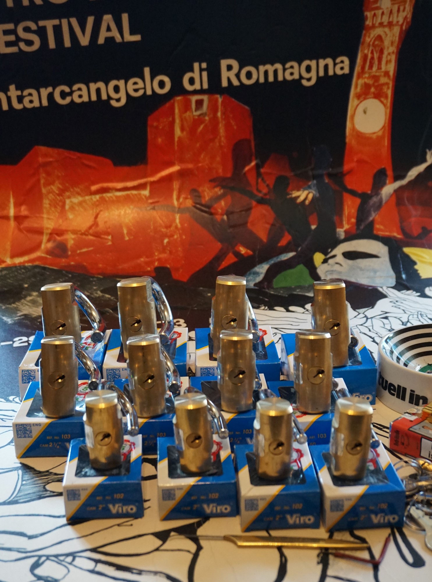 Good Morning, High Noon, guten Tag from Germany, Hamburg, mein Name ist Uschi. Die rasende Reporterin von der Bild et Zeitung. Ich konzipiere und betreue die Webseiten des Herrn Arthur Bühl, alias ARTHURMEISTER, Präsident Pornomeister SARL. Ich bemängele ihre falsche Auswahl zu den Bilder aud dem Laufband Arthurmeister " Arthur-Buehl-Arthurmeister®-Praesident ", dem Foto aus dem Laufband Pornomeister " Arthur-Buehl-Arthurmeister®-Detektiv-und-Sympathietraeger " und dem Foto des Herrn Bühl aus dem Laufband Arthur-Bühl.de " 𝔄𝔯𝔱𝔥𝔲𝔯-𝔅ue𝔥𝔩-𝔄𝔯𝔱𝔥𝔲𝔯𝔪𝔢𝔦𝔰𝔱𝔢𝔯®-Arthurmeister-beim-Friseur-vor-dem-Interview-Die-E-Mail-lautet-Sympathietraeger@Sympathietraeger.com. E-Mail-lautet-Arthurmeister007@gmail.com " Diese Lichtbilder wurden von mir zwar unter der Google Bilder - Gallerei eingepflegt, sind aber seit geraumer Zeit nicht mehr sichtbar. Deshalb habe ich die Bildbeschreibung dahingehend ergänzt, das es sich um eine private Performance Webseite handelt. Meine Anordnung dieser JPG in Ihrer Gallerie ist gewollt. Deshalb machen Sie diese Fotos aus dem Laufband Arthur Bühl und aus den Laufbändern Arthurmeister und Pornomeister wieder sichtbar. Diese Foto`s sind Bestandteil dieser Performance, wie das Grün in Ihrem geschätzten Google Logo, oder das Rot aus Ihrer geschätzten Landesflagge ! Ich würde Ihre Logo`s auch nicht entfernen ! Also: alle Foto`s und JPG `s im Internetz, wieder sichtbar machen ! Ihre Uschi, die rasende Reporterin von der Bild et Zeitung und die Macherin von Radio-Eriwan.de. Ihre Mühe sehe ich als Selbstverständlichkeit ! Gerne Grüße ich vom Stammtisch im Hasenstübchen unserem Bunny Hall. In Arthurmeister`s Jukebox haben wir für das Google - Team den Bringersound " We speak no Americano " gedrückt ! Parole Freibier für Google LLC. And greetings from Mr. Smitz.us ! 𝔄𝔯𝔱𝔥𝔲𝔯 𝔅ü𝔥𝔩, 𝔄𝔯𝔱𝔥𝔲𝔯𝔪𝔢𝔦𝔰𝔱𝔢𝔯 ® Stück Davon schwarze Katze, Zwei Katzenkopf Schlösser Zunft, Schlosser, Zunftabzeichen, Wappen, Geselle, Anstecknadel, Verbandsabzeichen, Stück Davon. Die nicht alltägliche Form eines Truhenschlossen führte dazu, das man die Schlosser im Zunftleben scherzhaft ironisierend Katzenköpfe nannte. Der Spitzname erhielt sich durch die Jahrhunderte. Und der Katzenkopf wurde damit zu einem Symbol. Er erscheint auf der Anstecknadel, die heute der Schlosser als Verbandabzeichen tragen kann. Die auf der Nadel angebrachte Inschrift " Stück Davon " erklärt sich wie folgt: Der wandernde Schlossergeselle sprach bei einem Meister um Arbeit vor. Befragt, ob er das Handwerk verstünde, antwortete er: Stück Davon ! Die zwei Worte wiesen ihn in aller Bescheidenheit als Angehörigen der Zunft aus, der bereit sei noch weiter zu lernen. DoubleBrain ® SEO für heute: Barockschlüssel, Schmiedeeisen, Halme gedreht, Bärte geschnitten, Reiden aufgesetzt, Stahlschnitttechnik, Kapelleneingerichte, Schmiedeeisen, Hohldorn, Gesenk, Pflanzenmotiv, Wappentierschmuck, geschmiedet, gepunzt, Schlüsselgriff beidseitig, halbrelief, Bekrönung auf der einen Seite als männlicher auf der anderen als weiblicher Kopf, Löwenwappen, Delphine, Schwanzflosse, Stilelemente der Reaissance, profilierter Steckhalm, Gesenke und Reide ziseliert, Griffrand, Zwei Schlangen blau angelassen, Eisenblech, Schließblech, Türrahmen, Schlosskasten, Eisenkern, französisch, Zierdecke ausgehauen, eingehauen und getrieben, Rosette, Ringgriff, Rokoko und Schlüssel, eisernes Wiener Barock Hangschloss mit Spreitzfedernverschluss, gefeilt, geschnitten und ziseliert, flacher Steckschlüssel, Eisengrundplatte und zwei Engel mit Trompete, Posaune und Blumengeranke verziert. Figuren, Schmuck, Jagdszene, Empire, Möbelschlösser, Messingzierdecken, Witwerschlüssel, Schlüsselgewalt, Symbol, Sargschlüssel, Silberschlüssel, Hohldorn, Nachbildung, Kammerherrnschlüssel, Bronce, feuervergoldet, Emblem mit Initialien der weltlichen oder kirchlichen Fürsten versehen, die sie verliehen haben. Doppeladler, Reichsapfel, Zepter und Krone, Übergabeschlüssel, magische Stilelemente, östrerreichischer Kammerherrenschlüssel mit Doppeladler, Kordeln und Quasten, Wien, Hoflieferant, Mayestät, päbstlich, ungarisch, bayerisch, in Silber gegossen, Sinsheim, Hohldornschlösser mit Eisenriegeln, Gelenkschlüssel, einfacher Schieberiegel aus Holz, klappbare Doppelschlüssel aus Tirol, Rohrhülse, Bart, Tirol, Kreuz, Herz, Schlüsselgehänge, süddeutsch, Leder, gotisch, Bügel, Tabakspfeifenschlüssel, Schlossergeselle nach bestandener Prüfung, Schlüsselgeschenketui für die Braut: Bund mit fünf Zimmer, Möbel und Kassettenschlüsseln, in der Mitte Haustorschlüssel aus einem Stück geschmiedet, geschnitten und mit Stahlstangen handpoliert auf dem vierseitigen Gesenk in Schreibschrift " Deutsches Empire ", Dreipass, Jugendstil, Doppelrohr, Hauptportal der Jesuitenkirchen Sankt Michael, Der Hammerschlüssel für Weinkeller: der ziselierte aufgesetzte Hammer diente dem Küfner zum abklopfen der Fässer und zum öffnen der Spunde, Enstehungszeit, Hoftheater, bayrisches Nationaltheater in München, Zerstörung, Kunstschlosser, Fritz Nüssel, Heinrich Pankofer, Germany, wissenschaftlich, systematisch, Schlüsselexperte, Sammler, Privatsammlung, Schlüsselzentrale München, Fachmann für Sicherheitsfragen, sachkundig, Experte, versierter Restaurator, historischer Wert, handwerkliches Geschick und seine langjährige Berufserfahrung, Anerkennung, international, Fachmann nicht nur für die Technick von Schlüsseln und Schloss, auch für künstlerische und historische Fragen. Standardwerk Europa, Übersee, offizielle Stellen, Landeskriminalamt, Bundesanwaltschaft, Keltenschlüssel, Vorchristus, Witwenschlüssel, John F. Kennedy, Weisses Haus, Schlossmuseum Velbert, gut verpackt, Pullach, Erfinder und Auror, Leidenschaft, aufschlußreiches Werrk, Memoiren, Töchter, Emmi Seifert, Marlene Nüssel, Frau Anni, Kaminkehrer, Schwanthal, Freund und Helfer der Polizei, mein Leben, Gedichte, Kaffeveranstaltung, Nachbarschaftshilfe, Essen auf Rädern, Schlüsselfigur, tausend Stücke, Keltenzeit, Christus, Kelheim, Exemplare, Ausländische Lehrlinge, Brocken, wiegt fünf Kilo, Schmucksafe, Ludwig XV 1430, Brillianten, Verona, Eisenzeit, Ägypten, Hallstadtzeit, Salzkammergut, Hallstadt Gräberfeld, Epoche, Eisenverhüttung, Salzbergbau, Gerätschaften zu exportieren, geographischer Ort am Nordende des Neuenburger Sees in der Schweiz, Pfalbauten, auf festem Land angelegte Siedlung, europäische Eisenzeit, Kelten Indogermanischen Völkergruppe, Germanen, Rhein, kämperisch, expansionsbereit, Rom, Homer, Dichter, Jugendzeit, halbdunkel, erahnbar, zivisilatorische Dokumente, Dichtung, märchenhaft schöne Gestalt, Götter treten vor uns hin, denen die mittelmerisch kleinasiatische Menschheit Wirkungen und Tätigkeiten zugedacht hat, die diesen Fabelwesen für immer Kontur verliehen haben. So tritt der Schmiedegott Hephaistos lateinisch Vulkanos vor uns hin: Rußig und edel zugleich, genial erfinderisch, ein kunstreicher Handwerkegott. Der zu den 12 Hauptgöttern der griechisch römischen Antike erzählt wird. Jupiter, Himmel, hinabgstürtzt, Entfernung der Erde von den Sternen, Insel Lemlos, Hinkefuss, Gerechtigkeit, alte Fabeln, schöne und liebenswürdige, Eheweib, Museeum of fine Arts in Boston USA, Parmenides Lehrgedicht Balanos, Hammer, Amboss, Feuer, Wasser, glühend, Metall, Hammerschlag, Gußverfahren, gewünschte Form, Holz oder Kohle, warmgeschmiedet, grobkristallin, feinkörnig, Streck und Bruchgrenze, Plinius, samische Künstler, Erzguß, Keltenschlüssel, hochkant durch einen Schlitz in der Tür gesteckt, gedreht, bis er - nun waagrecht - in die Angriffe der im Riegel gelagerten Sperrklötze eingerastet: die Sperrklötze werden angehoben, der Riegel ist entsperrt und lässt sich mit einem ledernen Zugriemen von außen auf und zu ziehen. Griechenland, lakonisch, neues Prinzip, Schlüsselträger, Kaiserzeit, Würde, Statussymbol, Römer, die punische Kriegen das Metallhandelsmonopol an sich gebracht hatten verfügten in reichem Maße über Kupfer, Zink und Zinn. Verschlußriegel, Feder, Lochkanäle, Sperrstifte, entsichert, auf oder zugeschoben, Drehschlüssel, Hangschloss, Spreitzfeder, Kulturlandschaft, Kassetten, Truhen, Türen, Tiermaskendeckel, Pferdegstalt, arabisch, Vexier, indisch, Kugel, Grundform, Volldorn, Technische Feinheit, Eleganz, Zweckgebilde in den Händen von Menschen, die bemüht sind, mit einem rauhen, kriegerischen Leben fertig zu werden, Verteidigung, bedachte Architektur, spürbar, verschlossen, Zierlichkeit, Zeitläufe, Kultur, Willen und Werkstätten in Pompji und Herkulaneum, Wachsmodell Tonmantel gebrannt, schmilzt das Wachs glühend, Nachteil, römisches Imperium, desto länger, primitive Form, Spätantik, Karolingische Kunst, Fräkisches Adelsgeschlecht, Karl der Große, Triebfeder, Höfische und Kirchliche Kreise, Monumental Kunst, Klerikale Kreise, Kulturträger, Elfenbein, Goldschmied, Goldschmiedekunst, geistig - kulturelle Erhellung, Abendland, profunde Bedeutung, Ehefrau, häusliche Gewalt, Vertrauen, Brauch, Kirchweihtag, Steiermark, geweiht, Gnadenschlüssel, Petrus - Schlüssel, Apostel, Pilger, Schenkung, Pabst Pälagius, Gregor, König Alfons von Kastilien, König Alfred, romanischer Stil, schöpferische Kraft, Kunstgewerbe, Klöster, Kostbarkeiten, kunsthandwerklich, Verfeinerung, Raffiniertheit, Formenwelt, Alltag, Kleidung, Ritterrüstung, kraftvoll, primitiv, gotische Epoche, Jan van Eick, Grammatik, Lebensstil, geläutert, gültig, Opulenz der Kleidung, Materialwert, Charme, Sakral, Phantasie, Formensprache, feinsinnig, Steinmetz, Bescheidenheit, Portal, Notre - Dame, Paris, köstlich, kostbar, Mechanismus, Entsperrungsvorgang, Fischblasen, Kreuze, Drei - und Vierpass, grotesk, meisterlich, Handwerkszeug primitiv, Gewirre, Besatzung, Tropfen Öl, rein von Hand, Prochnov, Kunstschreiner, gesunde Männer, Michael Mann, Michael Mann Kästchen, Nürnberg, Augsburg, Fürth, Wörth, Riegelwerk, sauber geätzte und vergoltdete Büchsen und Pistolen aus Eisen. Doppelmeyer, Markgraf, erlassene Strafe, Spinnenschlösser, Deckelunterseite, figürlich, kunstfertigkeit, Schlüsselloch, größere Summen harten Geldes, raffiniert, Spielerei, Kuriusität, Zeugnis, Möbel, Bombast, Schwulst, Liebe, Zäsur, Dreißigjähriger Krieg, Mutter Courage, Armut, Schichten in Deutschland, Reformation, patetisch, Phänomen, Ornament, Pierre Frommerie, Sedan, Berlin, Ebenholz, Emaill, monumental, Signatur, Barock, Formenreichtum, gediegen, summarisch, mittelmäßig, Epochen, Werkleute, Halskette, Mayestät, Spanien, Revolution, Mittelalter, feierlich, Feind, Öffnung der Tore, Kapitulation, Schlüsselsoldat, Mitglied der päbstlichen Schweizer Garde, Pabstwappen, abfällige Bedeutung, Stadtwappen Tabackspfeife, Vierkant, Dolch, Pistolenschlüssel, geheime Nachrichten, Siegel, Hammerschlüssel für einen Weinkeller, Liebende, Angebetete, Ritter, Kreuzzug, Heiliges Land, Kreuzritter, Ehefrau, Märchen, arges oder schönes, es will scheinen, das eine Welt ohne Schlüssel nicht denkbar ist, Paris, Turenschloss, Schlossfalle, Konstruktion, Luxus, Verschwendungssucht, Kleinod, Brilliant, Maillard, König Stanislas, Ballkongitter, Pastellportrait, Museeum der Stadt Nancy, spirituell Sonnenkönig, Prinz Eugen von Savojen, den sublimen Geist seiner Epoche, General Feldmarschall Prinz Freund der Musen, Besieger der Türken, Zunftbuch, Balthasar, Gitter, Porzellan, hochkultiviert, Degengriff, Münchener Hof, Wittelsbach, Gesamtkunstwerk, Johann Joachim Winckelmann, Kleidermode, Reifrock, Schnürrleibchen, Wohnkultur, Neoklassizismus, Möbel, Chubb, Bramah, Inselstaat, Engländer, Ungarn, Italiener, Tossi, Yale, Hobbs, Aber die Bemühungen um immer neue vergrößerte Sicherheit im Bereich des Schlosses gingen weiter. Man glaubte vorübergehend das non plus ultra Sicherheitsschloss konstruiert zu haben und zwar kühn genug, Geldpreise für denjenigen auszusetzen, dem es gelingen würde, diese neuartigen Schlösser aufzusperren. Überraschend geschah das dank der Fertigkeit des Amerikaners Hobbs 1853. Seine Medtode des Aufsperrens ist in der Fachwelt als Hobbsches Öffnungsverfahren bekannt. Es wurde mit Erfolg publiziert, das Kriminelle Hinweise zum Öffnen der Sicherheitsschlösser erhielten. Linus Yale, Fallstiftriegelschlösser, der Ägypter, Assyrer, Babyloner, Yale Zylinder, C.E. Schulte in Velbert, Kromer Protector Schloss 1871, Hahn AG, Karl Zeiss, BKS, Boge und Kasten Solingen, Koloss von Roddos, Byzanz, Konstantinopel, Moschee, Kirche, Schlüsseltyp, Kaufmann, Herkunft, Herzblatt, Kurfürst, Alltagsgebrauch. Die Schönheit der Welt. Die Kraft, die menschlichen Schöpfergeist gewahr werden lässt. Die beiden Schlüssel in der Hand des heiligen Petrus geben diesem die Macht, die Pforten des Himmels zu öffnen. Der Schlüssel ist ein christliches Symbol, er ist aber auch das Inbild menschlichen Schöpfergeistes und als solches steht er in unmittelbarer Beziehung zu der Arbeitswelt des Sammlers Heinrich Pankofer. Doblebrain ® gibt vor: Mehr SEO ! ! ! Arthur Bühl, Arthurmeister, Wappen Bühl, Bühl Art, Flagge, Fahne, Arthurmeister Ring BÜHL öffnet Dormakaba, Kaba, Kaba 8 und weitere wie Quattro und Gemini. Tja und im Falle eines Falles, klebt UHU wirklich alles und kurz drauf, ist alles wieder auf ! Auch Dormakaba in Bühl im Falle eines Falles ! Verschlagwortet mit: Arthur Bühl, Detektiv, the dutch open Lockpicking Champion ! From WIRED. ÖFFNUNG OHNE SCHLÜSSEL, Linkedin Joe Asberry, NBA, Twitter X. Basket Ball Bouncing Verbot, Arthurmeister, Raucher, Roth - Händle, Stadt Lahr - Bühl, Schwarzwald, Black Forest, Rötkäppchen you know Mr. Smitz, Sorte Schwäbischerhengst de is großfruchtig und süss wie UHU. Buhl er Zwetschge. No, only woman has Pflaumen ♥ Wappen Arthur Andreas Bühl, Flagge ! Wilhelm Busch ♥ 𝔄𝔯𝔱𝔥𝔲𝔯-𝔅ue𝔥𝔩-Wappen-𝔄𝔯𝔱𝔥𝔲𝔯𝔪𝔢𝔦𝔰𝔱𝔢𝔯-®-Von-rechts-nach-links-Glueck-bringts-♥.gif 𝔄𝔯𝔱𝔥𝔲𝔯-𝔅ue𝔥𝔩-𝔄𝔯𝔱𝔥𝔲𝔯𝔪𝔢𝔦𝔰𝔱𝔢𝔯®-Arthur-Buehl-WebTuev®-ges.-gesch.-Die-E-Mail-lautet-Webtuev@WebTuev.de.png Arthur-A.-Buehl-Detektiv-aus-Hamburg-Arthurmeister®-Vitrine-Cut-Lock-veroeffentlicht-Xing-verifiziertes Linkedin PROFIL ARTHUR BÜHL Detektiv aus Hamburg-Facebook-Twitter-X.jpg