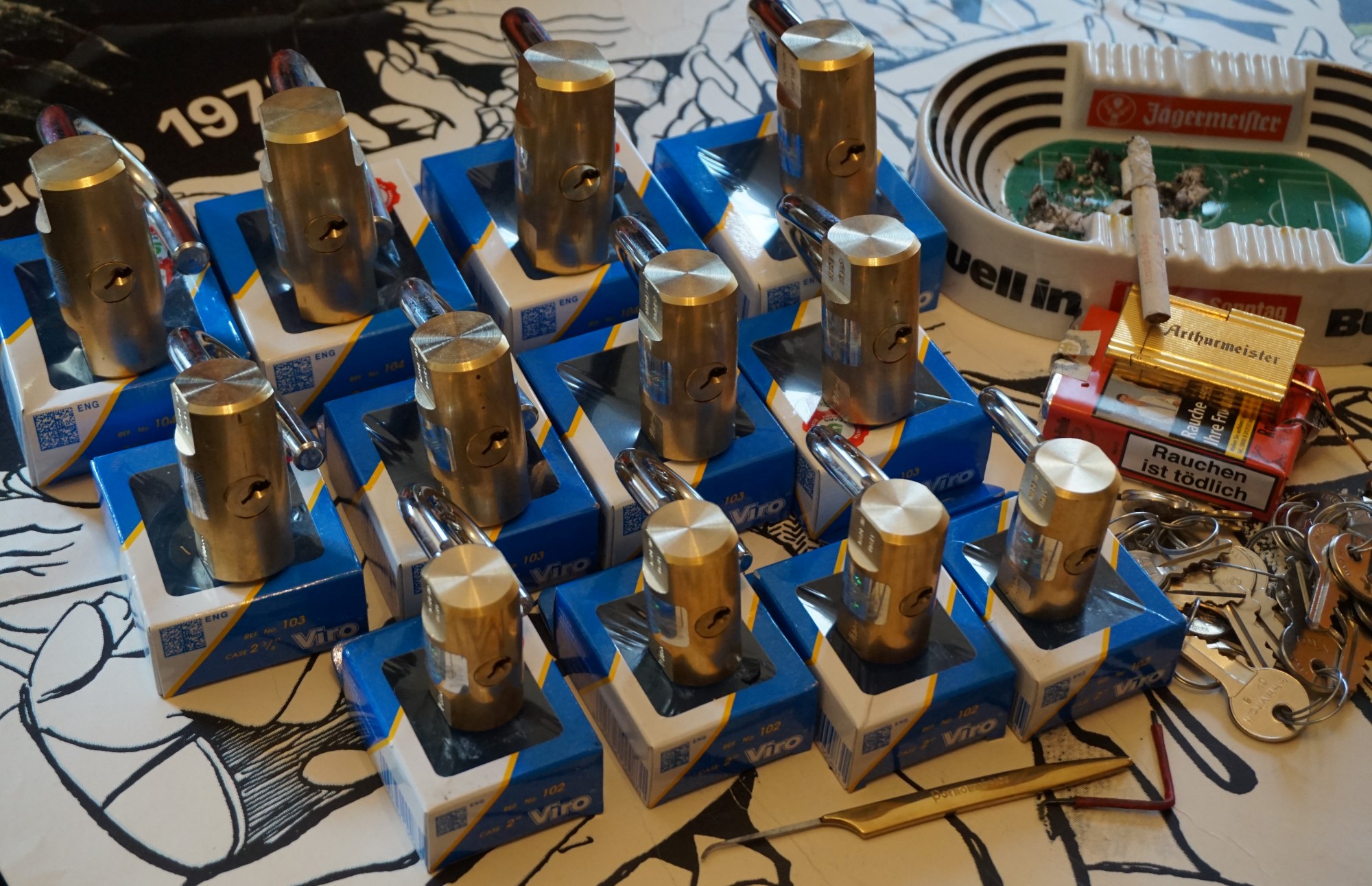 Arthur Andreas Bühl, Arthurmeister ®,Lockpickerherz ® Schlossherz ®, Pornomeister ®, Bühl, Arthurmeister ist Lockpicker aus Leidenschaft. Der erste Erfolg: Das zerstörungsfreie Öffnen seiner Spardose. Sobald er einen Draht biegen konnte, öffnete er auch Bartschlösser. Bei Fahradschlössern: Es ist einfach ein lüsternes Gefühl wenn es schnappt. Bühl fing nun an eigene Dietriche zu biegen. Mit Hilfe vom Nachbarn Mendel, Tischler aus Asperg, lernte er auch Tricks wie Türen generell schnell geöffnet werden können. Der Mendel half Arthur weitere, härtere Dietriche herzustellen. Diese Sperrzeuge wurden dann im Burggraben der Festung Hohenasperg auf ihre Tauglichkeit getestet. Und auch beim Lockpicking verhält es sich so wie der Amy in den Patsch Barracks schwätzt: learning bei doing und verschenkte ein Pickset. Mit solchen Pick`s lassen sich Zylinderschlösser zerstörungsfrei öffnen und auch flippern. Gerne ließen sich Vorhangschlösser picken; nein besser pflücken. Seit dieser Zeit häuft Bühl, Arthurmeister Schließzylinder und Vorhängeschlösser an. Er sammelt Schlösser der Marken ABUS und BKS und CES Auch besondere Öffnungswerkzeuge, auch einige von der Stasi lassen sich hier bewundern. Später schulte er dann zusammen mit Steffen Wernèry, ehemaliger Pressesprecher vom Chaos Computer Club, Behörden, Industrievertreter, Feuerwehren und natürlich auch Leute im Hasensübchen am Stammtisch. Taged mit: Spiel nicht mit den Schmuddelkindern ! Taged with: Bühler Zwetschge, Bühl Wappen, Zwetschgenhengst, Zwetschgenfest, Meister, Arthur Andreas Bühl, Everybody, Detektiv, Wiki Fandom.