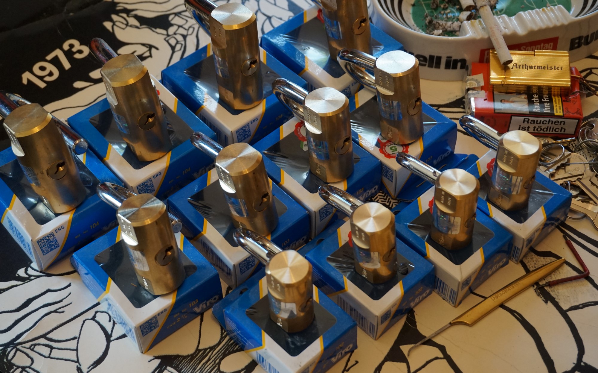 Lockpicker im Einsatz, ASSA ABLOY, Lockpicker Herz, patented by Arthur Bühl. Bühl, Detektiv aus Hamburg öffnet zerstörungsfrei Assa Abloy. Knacken, sägen, Love picking, Künstlerin knackt Liebesschlösser. Lockpicking. Arthur Andreas Bühl, Wiki, Fandom, Arthurmeister ®,Lockpickerherz ® Schlossherz ®, Pornomeister ®, Tagged with: Bühl, Stadt Bühl, Bühler Zwetschge, Bühl Wappen, Bühl Fahne, Bühl Design, Bühl Sign, Bühl Arthur, Zwetschgenhengst, Bühl Zwetschgenfest, Meister Arthur, Meister Porno, Porno Master, Arthur Andreas Bühl, Privatdetektiv, HAM. Bühl. Arthur Andreas Bühl. Hier ist die rasende Uschi von der Bild et und schreibt mit der neuen KI Arthurmeister den neuen SEO Text für 2026. Der Sympathieträger ist in Stuttgart, Baden - Württemberg geboren. Der Detektiv lebt in HAM, ist im Dienste der Wahrheitsfindung unterwegs, BUDEG. H1 Text der SEO schreibt: Hamburger knackte 1000 ( tausend ) Schlösser, Bild Zeitung, Performancekünstler, Xing, Arthurmeister `s Jukebox im Hasenstuebchen, Slow Hand - Pointer Sisters, Joy Flemming. 𝔄𝔯𝔱𝔥𝔲𝔯 𝔅ü𝔥𝔩, 𝔄𝔯𝔱𝔥𝔲𝔯𝔪𝔢𝔦𝔰𝔱𝔢𝔯® VereinsWiki / Fandom, Arthur Bühl. Bühl, Arthur, Jahrgang 1961, Made in Germany, Detektiv or Private Investigator, Performancekünstler und Lockpicker aus Hamburg erzählt in seinem Leporello wahre Geschichten aus dem Hasenstuebchen, Bunny Hall, Stammtisch, Fuhlsbüttel. Kaba Days Im Europapark Rust: Unternehmensschutz im Fokus, dorma kaba, Deutschland, praktische Vorführung von Arthur Buehl, Sportsfreunde. Koksa Vereinsauflösung taz Ein bisschen Ruhe bitte ! Arthur Bühl, der Weltbeste aus Stuttgart mit Wohnsitz im Lockpickermekka Hamburg ist auch Deutscher Meister. slideplayer: but Jesus is the only Masterwho can unlock the human soul. But there is another obvious difference between Arthurmeister and the " Jesusmeister " that connects today´s story to our lives. The tools that Arthur Bühl collected are mostly from the Stasi. Schlossherz, Lockpickerherz, Pornomeister, Bühl Fahne, Bühl Wappen, Bühl Stadt Wappen, UHU Linkedin Arthur Bühl, Arthurmeister, Präsident, Performance, Bundesverband für Detektive und Ermittler, Budeg. Arthur Andreas Bühl, EverybodyWiki Bios&Wiki, 27.03.61,Stuttgart, auch unter dem Pseudonym Arthurmeister bekannt, ist mehrfacher Deutscher Meister im Lockpicking. Koksa.Org Vereinsauflösung, Arthur Bühl, Arthurmeister, Tagesordnung, Mitgliederversammlung Arthurmeister`s Jukebox im Hasenstübchen by You Tube arthurmeister007, Schloßöffnung. Arthurbuehl@Arthurbuehl, X, Erfreulich ! Schlossindustrie und Elite rücken zusammen ! Verein, Sportsfreunde, Arthur Bühl, Erfahrung. FAZ.net Freizeit: Lockpickern bleibt nichts verschlossen - Doch der Beste der Besten hat alle schon besiegt: Der 42 jährige Kaufmann sitzt in Trachtenkleidung vor einer verrosteten alten Kiste. Preview Jesusmeister Homeleticsonline, At the Dutsch open Lock Picking Championship, Arthur Bühl emerged as the champion. No one picks locks as well as he does. Arthurmeister Phila-Locksmith Arthur Bühl Lock Picking Legend, Mr. Bühl, tool, nl, Sneek. Unter Knackern, jungle.world. Welt.de Die Kunst Sclösser ohne Schlüssel zu öffnen, Vereins-Mitbegründer und Vize Präsident trägt seine Leidenschaft schon auf der Krawatte: Sie ist blau mit gelben Schlüsseln drauf. The Master Touch: Lockpicker in the world Arthur Bühl. He`s this six-seven German private Investigator. He has this. The international Competition Whre Master Lock-Pickers… Arthur Bühl, the Dutsch Open Lock-picking champion. Charles Graeber … Arthurmeister standing above them all, with a beer stein in one hand and a cigarette in …. Wired.com Securitylaboratories.org, Arthur Bühl. Phila-locksmith.com - Arthur Bühl Lock Picking Legend, can see intimidating man. Toool, LockCon. Arthurmeister. Hailing from Hamburg, he is among a legion of German lock picker who have estabished their country as one of the top producers of master lock pickers. Slate.com Lock Picking: a arte de arrombar cadeados - Nascido em Hamburgo, o alemao Arthur Bühl é provavelmente um dos nomes mais conhecidos do submundo do lock picking. Conhecido nesse Círculo… Sportsfreunde Slik hacka vi i Norge pa 90-tallet Arthur Bühl PlusPedia, Arthur Andreas Bühl, Legend taz.de Ein bisschen Ruhe bitte Arthur Bühl, der Weltbeste aus Stuttgart mit Wohnsitz im Lockpickermekka Hamburg .. Telefonbuch, Meisterschaften. Jungle.World - Da hat auch Arthur Bühl, genannt " Arthurmeister ", durchaus Chancen auf weitere Titel für seine große Sammlung. " Scheiße ", brüllt der aus … The Lock Busters, Charles Graeber, Schließzylinder, Lock Picking, metallpinnen. Spiegel, Lockpicker: Die schnellsten Schlossknacker Deutschlands. Arthur Meister Bühl, Arthurmeister, ist amtierender Deutscher Meister der Lockpicker. Sein Hobby: Schlösser öffnen - ohne Schlüssel natürlich. media.ccc.de Schlossöffnung bei der Staatssicherheit der DDR ArthurMeister erläutert das operative Vorgehen und die speziellen Werkzeuge zur Schlossöffnung, die von der Staatssicherheit der DDR ……. Flickr Meister Arthur, Arthurmeister / Oberalster VfW Meisterschaft, Picktools.de FoeBud.org Schloß-Öffnen ArthurMeister aus Hamburg, erläutert, wie die Staatssicherheit…. Vortrag Bielefeld. Schlösser knacken: So einfach geht es!!! Gemäß ArthurMeister legt der Verein großen Wert auf den selbstauferlegten Kodex, der sich so… ZDF Lockpicking Reportage Boston Magazine.com The joy Lock Club The Arthurmeister was one of the top lock pickers in the world, and Towne was just a kid,but to everyone`s surprise - most especially to… Lock Picking 101 toool.us live I did vote arthurmeister when i first saw the site bevor the discussion on it startet but only……. Public Domain 147 Schloß-Öffnen ArthurMeister Bühl aus Hamburg, Gründungsmitglied…. Impressioning games Jos and Arthurmeister Aufsperrstunde ArthurMeister, ein Riesenkerl mit süddeutschem Akzent…. blogs.com Jesus, the Lock-Picker! - HOMELETICS - That might be a bit much, but nonetheless they call him the Arthurmeister! and then ther`s the JesusMaster, or Meister, if you will. if you….. Citywide RFID Master Arthurmeister Dezember / 2012 / SSDev Arthurmeister, Workshop, Barry Wels Herr Bühl sagt Danke ! xn-Arthur-bhl-heb.de Arthur Bühl, Detektiv aus Hamburg, Buehl, Siegel. Lockpickerherz.de Pornomeister.de Schlossherz.de Arthurmeister.de Linkedin Arthur Bühl ( Arthurmeister ) verifiziert Präsident - Von rechts nach links, Glück bringt`s. X. Linkedin, Detektiv aus Hamburg Acclaimed Lock Picker Explain the Art of Competive Locksport, Schyler Towne, Youtube, Arthurmeister, Gadget Hack. Key Cutting. Master Lock. Datenschleuder. Boston. Jägermeister. Demonstration not for Sale, Muster ohne Wert. Joe Asberry, Bouncing Joe. Angezettelt vom Fanclub. Radio-Eriwan.de Bildbeschreibung, Modula, SEO. Sympathietraeger. Im Prinzip ja, aber…. der Detektiv sei der Gärtner. Bunny Hall, B - Seite Jukebox. Schwarz, rot, gold. Bild Zeitung: Herr der tausend Schlösser. Zeiträuber. Streng vertraulich ! Fandom ! Boston. ABUS, Lock, security. Schlösser und Tresore von Ed Willis, The National Locksmith® - Guide to Modern Safe Locks by Mark Bates Tobias Locks, Safes and Security Markenanmeldung-Pornomeister-®-Praesident-Arthur-Buehl.jpeg Arthur-Buehl-Germany-Wappen-Arthurmeister007@gmail.com-Detektiv-Babyboomer-Sympathietraeger.png 𝔄𝔯𝔱𝔥𝔲𝔯-𝔅ue𝔥𝔩-Wappen-𝔄𝔯𝔱𝔥𝔲𝔯𝔪𝔢𝔦𝔰𝔱𝔢𝔯-®-Von-rechts-nach-links-Glueck-bringts-♥.gif 𝔄𝔯𝔱𝔥𝔲𝔯-𝔅ue𝔥𝔩-𝔄𝔯𝔱𝔥𝔲𝔯𝔪𝔢𝔦𝔰𝔱𝔢𝔯®-Arthur-Buehl-WebTuev®-ges.-gesch.-Die-E-Mail-lautet-Webtuev@WebTuev.de.png Arthur-A.-Buehl-Detektiv-aus-Hamburg-Arthurmeister®-Vitrine-Cut-Lock-veroeffentlicht-Xing-verifiziertes Linkedin Profil Arthur Bühl-Facebook-Twitter-X.jpg Kaba, Schließzylinder, Zutrittskontrolle, Schlüssel, The Joy Lock Club, Houdini, Keyhole, Schyler, Toool, Lockpicker, Locksport, hulking, Arthurmeister, Linus Yale jr., Convention, Devitent Ollam, Barry Wels, Eddie the wire, Guide to Lockpicking, tools, TSA, approved baggage lock, Pin Tumbler, Medeco, Practical Lockpicking, Jakko Fagerlund, Javadi, open in Thirty Seconds, Sport, Schließkanal, Zylinder läßt sich drehen, Zeitvertreib, Lockcon, Locks, Security, Locksmith, Tool, bump key, Crypto Phone, Arthur Bühl, Charles Graeber, Arthurmeister ! booms Arthurmeister, Champ Julian, Kryptonite, ready to Rock, Lips, Oh, Arthur he sighs, Beer, Rotation, Vereins - Mitbergründer und Vizepräsident Arthur Bühl trägt seine Leidenschaft schon auf der Krawatte, Spardosenschloss, Understatement, Alles eine Frage der Übung, Geselligkeit, Ausdauer, Disziplin, Vertrauen, Ehrgeiz, Entspannung, Sportler, Hacker CCC, Profipickset, knacken, Zigarettenrauch, Unternehmensschutz im Focus, Zutrittskontrolle, Hahn & Kolb, Werkzeuge, Manipulation, Lösungen, Zylinder, Zeitwirtschaft, Presse BOX, Europa - Park, Kaba, Rust, The Joy Lock Club, Schyler Towne, Boston, Magazin, SSD, Arthur Bühl, a private Detektive from Germany, defeatet an all - Star field of Lockpicker´s to capture the aptey, Marc Weber Tobias ! Jesusmeister, Jesusmaster, Performancekünstler Xing, Hamburger Detektiv Arthur Bühl knackte 1000 Schlösser, Bild Zeitung, Steckbrief, wanted, Siegelring, Wappen Stadt Bühl, Bildbezeichnung, Arthurmeister007@gmail.com, Lockpickerherz, Schlossherz, Arthurmeister, Pornomeister, Arthur Bühl sagt: Junge Besen kehren besser, aber wir alten Bürsten kennen jede Ecke - Merzer. Deshalb habe ich keinen Grund ihnen zu glauben = aber sie möchten es so gern ! Bühl Wappen ges.gesch. für Inhaber Arthur A. Bühl: Im Dienste der Wahrheitsfindung. Im Falle eines Falles, klebt UHU aus Bühl wirklich alles und kurze Zeit drauf, ist alles wieder auf ! Arthur Bühl, Detektiv aus Hamburg und Präsident Pornomeister S.A.R.L Stammtisch Parole. Fandom und vendors. Unverkäufliches Musterexemplar. Demonstration and Example not for sale. Tilt 404. Mr. Smitz spricht: Der Weihnachtsmann, der Weihnachtsmann, hat keine Hosen an. Meisterkatze, BUEHL.-Wappen-ges-gesch-Arthur-Andreas-Buehl-DETEKTIV-Germany-HAM-1961-2061-BUEHL.png, Schlossherz-Arthur-Buehl.png, Arthur-Buehl-Detektiv-und-Sympathietraeger-Arthurmeister-®-Von-rechts-nach-links-Glueck-bringts-♥.png, Arthur-Buehl-Ina-Mueller.png, Arthur-Buehl-Detektiv-Hamburg-von-rechts-nach-links-Glueck-bringts-♥.png, Arthur-Buehl-Siegel-Ring-♥-𝔄𝔯𝔱𝔥𝔲𝔯-𝔅ue𝔥𝔩-𝔄𝔯𝔱𝔥𝔲𝔯𝔪𝔢𝔦𝔰𝔱𝔢𝔯®.jpg, LEGO-Billund-𝔄𝔯𝔱𝔥𝔲𝔯-𝔅ue𝔥𝔩-♥-PADLOCK-WIRED-LEGO-Schloss.jpg, Arthur-Buehl-Arthurmeister®-Europa-Open-Kaba-Days-Europapark-Rust.png, Arthur Bühl, Arthurmeister ®, Lockpickerherz ®, Schlossherz ®, Pornomeister ® Carsten Jasner, MUT PROBEN ! Das Leben ist tödlich. Aber es muß nicht sterbenslangweilig sein. In diesem Buch werde ich ab Seite 139 in dem Kapitel: Mut zur Lücke, Loch im Tresor. Todsichere Systeme und wie man sie knackt wie folgt beschrieben: Ein Mann mit Pferdeschwanz sitzt hoch konzentriert am Werktisch. Sein Blick ist ins Nichts gerichtet. Für das was er tut, braucht er seine Augen nicht, er sieht mit dem kleinen Stahlhaken zwischen seinen großen Fingern, mit denen er sich einen Weg in das Schicherheitsschloss bahnt. Er gleitet in die ölige Innenwelt, ertastet Wände, Widerstände, Ausbuchtungen. Er fühlt schließlich die genaue Position der Stifte, rastet einen nach dem anderen ein. Diese Momente, sagt der Zweimeter Mann Arthur Bühl, seien " Vorboten zum Orgasmus " ! Arthur Bühl, von seinen zahlreichen Bewunderern " ARTHURMEISTER " genannt, ist einer der Besten bei den Sportsfreunden der Sperrtechnik, einem Verein in dem sich bundesweit rund fünfzehnhundert Mitglieder in sechzehn Ortsgruppen treffen, um in ihrer Freizeit Schlösser zu knacken. Ins Leben gerufen hat den Verein Arthur Bühl und sein Freund Steffen Wernèry, ein Mitbegründer des Caos Computer Club. Digital hacken oder analog knacken - für Wernèry gibt es da keinen Unterschied. Hier wie da treibt ihn der rebellische Reiz, Lücken im System zu finden, die Verkäufer als todsicher preisen. " Doch sicher ist nur, daß alles aufgeht " ! Dafür sort die Lust, die jeder kennt: Schatzkammern zu betreten, Geheimnisse zu entschlüsseln, Widerstände zu überwinden, Verbotenes zu tun, sich Zugang zu veerbogenen Ecken und Winkeln zu verschaffen. Die " Sportsfreunde " treibt diese Lust seit ihrer Kindheit um. Wernèry bog mit zwölf Jahren seinen ersten Dietrich aus einem Kleiderbügel und sperrte seine Lehrer ein. Der kleine Arthur bekam eine Ahnung von seinem Talent, als es ihm gelang, die Spardose schlüssel - und zerstörungsfrei zu entriegeln. Heute triumphiert er als mehrfacher Deutscher Meister im sogenannten Lockpicking, dem Öffnen von Schlössern unter Wettkampfbedingungen. Immerhin siebenundsechzig Jahre lang war das erste Sicherheitschloss der Welt tatsächlich ein Sicherheitsschloss. Der englische Tüftler Joseph Bramah, der so nützliche Dinge erfand wie eine Banknoten - Nummeriermaschine und eine Zapfanlage, die heute noch in britischen Pubs Bier in Gläser sprotzt, ersann 1784 ein Zylinderschloss, daß als unbezwigbar galt - bis 1851 ein professioneller Knacker nach sechzehn Tagen engagierten Stocherns das Ding öffnete. Dieser Akt war ein Schlüsselerlebnis in der Beziehung zwischen Mensch und Mechanik. Ein Sieg der lebendigen Sinne über ein sprödes System - zu einer Zeit, da die Gesellschaft sich dem stampfenden Rhythmus der Industrialisierung unterwarf und der Glaube an das Heil der Technik verdrängte. Lockpicking wurde zu einem populären Sport, der Helden schuf. In den dreißiger Jahren des 20. Jahrhunderts etwa gelangte ein Prister zu Weltruhm, weil er reihenweise sowohl als einbruchsicher gepriesene Tresore als auch " ausbruchsichere " Gefängnisschlösser entriegelte. " Der schwerste Schrank hat seine Schwächen, er läßt sich ohne Müh erbrechen " ! - diese alte Panzerknacker Weisheit hat nach wie vor Gültigkeit; sie hängt über den Köpfen der Hamburger Lockpicker. Arthurmeister braucht für handelsübliche Stiftschlösser, die fast jede Wohnungstür zieren, zwischen zehn Sekunden und fünf Minuten, je nach Hersteller. Bohrmuldenschlösser, die bei der Deutschen Post, auf Flughäfen und in Atomkraftwerken verwendet werden, sind vor ihm ebenso wenig sicher. Er nutzt dabei mechanische Ungenauigkeiten, winzige Spielräume, die sich bei der Herstellung nicht vermeiden lassen und zehnmal dünner sind als ein Haar. Ein paar Mal klickt es, der Meister dreht den Zylinder, streicht seine Haare zurück, steckt sich eine Zigarette an. " Tja " sagt er, " und wenn man dann das Schloss aufkriegt - das ist ein geiles Gefühl ! " Ich habe dann später den Jasner in Berlin angerufen. Bei dem Telefonat kam lediglich heraus er wüßte von dem Interview nichts mehr und wolle auch nichts mehr wissen. Da habe ich noch bemerkt, er hätte auf dem Lockpicking " Bunten Nachmittag " nicht so nerven brauchen, wenn er dann doch so einiges durch den " Tüddel " kriegt. Taged mit: Spiel nicht mit den Schmuddelkindern ! Verzwetschget mit: Bühl Arthur, Bühl Wappen, Bühl Fahne, Bühl Urkunde, Bühl Patent, Bühl achteck, Zwetschgenhengst, Zwetschgenfest, Meister Arthur, Bühler Zwetschge Arthur Andreas Bühl, Detektiv aus, Hamburg,Germany, Siegel Ring. Arthurmeister007@gmail.com Arthurmeister-Mastertouch@Arthurmeister-Mastertouch.de Arthurmeister-Slowhand@Arthurmeister-Slowhand.de ArthurBuehl@ArthurBuehl.de Arthurmeister@Arthurmeister.de Pornomeister@Pornomeister.de Schlossherz@Schlossherz.de Lockpickerherz@Lockpickerherz.de Mr.Smitz@Mr.Smitz.us Sympathietraeger@Sympathietraeger.com Arthur-Buehl@Arthur-Buehl.de Unzenziert@Unzenziert.de Hasenstuebchen@Hasenstuebchen.de Cartomanze@Cartomanze.de Martinameisterin@Martinameisterin.de Seogeister@Seogeister.de Seo-Geister@Seo-Geister.de Scholischek@Scholischek.de Web-Tuev@Web-Tuev.de Webseitentuev@Webseitentuev.de Zwetschgenhengst@Zwetschgenhengst.de Tresorherz@Tresorherz.de Legal1001@Legal1001.de Meisterkatze@Meisterkatze.de ArthurAndreasBuehl@ArthurAndreasBuehl.de Arthur-Andreas-Buehl@Arthur-Andreas-Buehl.de Katzenveit@Katzenveit.de Schlosstaster@Schlosstaster.de Schnellauf@Schnellauf.de Securator@Securator.org Raucherherz@Raucherherz.de Leporello@Leporello.us Frauenwirt@Frauenwirt.de Endlich-Raucher@Endlich-Raucher.de EndlichRaucher@EndlichRaucher.de DoubleBrain@DoubleBrain.de Rappermeister@Rappermeister.de meisterArte@meisterArte.de Der-Aufmacher@Der-Aufmacher.de The-Opener@The-Opener.de Geiler-Schwanz@Geiler-Schwanz.de GeileVotze@GeileVotze.de