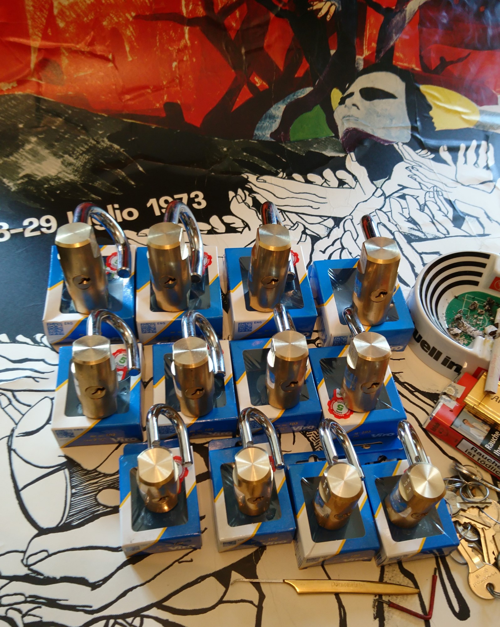 Arthur Bühl, Arthurmeister ®,Lockpickerherz ® Schlossherz ®, Pornomeister ®, neuer SEO Text für 2026 12.00 Mittags im Hasenstübchen. Basketball Bouncing Joe Asberry schreit: Prost ! Die Glocke kingelt ! In Arthurmeister`s Jukebox im Hasenstübchen spielt: Slow Hand von den Pointer Sisters. Ferrari Rudi sitzt am Tresen. Anstatt Helbing trinkt er heute Underberg. Pelle und Heike I machen Stößchen. Justamente klingelt das Telefonino. Der Hannenberger lacht zu Bouncing Joe Asberry: Ich wette mit Dir: Da ruft unser Freund Mr. Smitz vom Playboy an. Arthurmeister geh endlich ran. Die Glocke klingelt. Yes Mr. Smitz, yes, yes Mr. Smitz. Yes great, you know. Yes, yes we have a Party. Yes, yes. Ja: Angela Merkel, die kennen wir. You know: " Bundeskanzlerin ". Giovanni ruft: Bella Donna: Signora Merkel is the CEO of the world. Yes, Yes Mr. Smitz, i will look about her Memoiren. Oh Mr. Smitz ? Her Biographie with her Signature ? OH, Mr. Smitz mit Widmung ? Das wird nicht einfach ! no easy, you know ! Da muß die Glocke aber ein ganzes Wochenende läuten. Prost. Helbing. Yes Mr. Smitz, hands on the heard, you know, difficult ! Arkadasch !!! Smitz U.S.A. braucht die Memoiren von Angela Merkel signiert mit dem Text: Für Mr. Smitz from the Playboy ! Also pass auf: Dein Schwippschwager ist doch Aufsteller bei der Messe. Ja, Buchmesse. Dort hält die Merkel eine Autogrammstunde. Der soll sich dort anstellen mit seinen Kumpani. Ja, der Smitz läßt hier die Glocke läuten. Das gesamte Wochenende. Hannenberger gibt das Passwort: Freibier, Freibier ! Die Glocke läutet jetzt: Helbing ! In Arthurmeister`s Jukebox spielt: The Tramps - Disco Inferno - Orginal Longversion Tony Mendes ! Basketball Bouncing Joe swingt mit dem Kopf mit. Jetzt meint Arkadasch: Oh meine Kumpani trauen sich nicht zu Dr. Angela Merkel. Die haben Angst vor Ihr. Kein Autogramm heißt kein Freibier. Droschkendieter !! Du fährst jetzt zur Buchhandlung, holst drei Biographien von der ollen Merkel, fährst weiter zum Kujau ! Ja, der hat dem Heinemann vom Stern, Hamburg, gefälschte Tagebücher verkauft. Der soll dir in ein Exemplar die Unterschrift der Merkel und die Widmung reinmalen. Sag ihm viele Grüße vom Arthurmeister und Parole Freibier, Freibier ! Dann malt der es dir sofort. Der kann das freudigst. Und sag ihm, das sei für Smitz, Amerika. Aber diesmal soll er keine rosa Tinte verwenden. Dann kommst du wieder her und wir alle unterschreiben das zweite, dann fährst du geschwind rüber nach Fuhlsbüttel, drängelst dich am Luftfrachtschalter vor, läßt die Bücher verpacken und paßt auch auf, das die auch tatsächlich im nächsten Flieger in die U.S.A. reisen. Dann hat er die Bücher, quasi wenn der Flieger landet. Sag denen: Parole: Freibier, Freibier ! Arthur und wozu das dritte Buch ? Du Depp, wenn beim unterschreiben vom zweiten Buch einer draufkotzt oder ein Brandloch reinmacht dann haben wir Ersatz ! Und diesen legen wir dann hinter den Tresen ins Regal und tuen so als hätten wir es gelesen. Es reicht das wir Frau Bundeskanzlerin mit guten, besoffenen, nicht ausgeklügelten, dummen, peinlichen Ratschlägen beraten haben ! Punkt. In Arthurmeister´s Jukebox spielt: Lady von Kenny Rogers. Sir Waschi hat gleich CHARLIE RICH - The most Beautifull Girl in The World, gedrückt. Die Stimmung ist gut. In der Jukebox spielt mittlerweile Aloe Blanc - I need a Dollar. Die Stimmung ist fantastisch ! Jetzt steigert sich die Stimmnung noch als der Nachläufer Roberto Blanco - Caramba, Caracho ein Whiskey, Carambo Caracho ein Gin, verflucht Sacrcameto Dolores und alles ist wieder hin ! In Rio de Janeiro… drückt. Der Noagerlzutzler drückt Roberto Blanco - Der Puppenspieler von Mexico und räumt Gläser ab. Hannenberger reicht schon einmal den Himmelsschlüssel ! Schwerti fragt: Mastertouch und wenn der Dir auf die Schliche kommt ? Du Depp, was glaubst du wenn der erfährt, daß er einen orginalen Kujau, dem Tagebuchfälscher hat, dann läuft der durch Beverly Hills und gibt damit bei jedem an, als sei er The Greatest. Und Du weißt: Die Schriftsachverständigen vom Stern oder von der Bild et und der Heinemann brauchten Monate bis sie diesen Betrug mit dem Verkauf der Tagebücher erkannt haben. In Arthurmeister`s Jukebox spielt: Calvin Harris & Sam Smith: Promises ! und es wird mitgesungen. Das Droschkendieter dann doch nur beim Papierfuzzy im Copy Shop neben an war ? weil der Kujau besoffen war ? Quatsch, kalter Kaffee, der Smitz verhöckert das Buch an Rockefeller. Was glaubst du, warum die Parole Freibier Freibier lautet ? Wir sind hier nicht bei der Wohlfahrt. Ferrari Rudi macht Ralala: Sonntag ist Formel I in Indianapolis. Denkt dran: High Noon ist dann morgens 07.00 Uhr. Die Glocke läutet ununterbrochen. Freibier, Freibier, Freibier, Parole Freibier. Let Michael pass for the Championship ! Das gesamte Hasenstübchen tanzt und platzt aus allen Nähten. In der Jukebox spielt James Last und Orchester: T.S.O.P The Top Sound of Philadelphia ! Prost, Prosit und Stößchen ! Der Hannenberger sieht zufrieden aus. Taged with: Bühler Zwetschge, Bühl Wappen, Zwetschgenhengst, Zwetschgenfest, Meister, Arthur Andreas Bühl, Privatdetektiv. Arthurmeister007@gmail.com