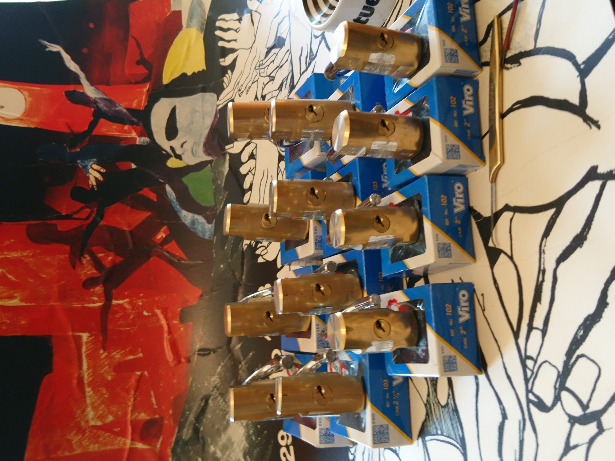 Vitrine Alternativtext: ♥ 𝔄𝔯𝔱𝔥𝔲𝔯 𝔅ü𝔥𝔩, 𝔄𝔯𝔱𝔥𝔲𝔯𝔪𝔢𝔦𝔰𝔱𝔢𝔯® Arthur Andreas Buehl, Privatdetektiv, Made in Germany, born 1961, stellt am Stammtisch im Hasenstübchen, Am Hasenberge, Santa Fu, Fuhlsbüttel, seine Vitrine vor: Die Lockpicker schreien " OFFEN ". Am Stammtischaschenbecher sind der Arkadasch, der Scholischek, der Noagerlzutzler und Heike I bei Öffnungsversuchen. Anfänger zur Schulung halt. In Arthurmeister`s Jukebox by YouTube spielt: Pointer Sisters: Slow Hand. Pelle tippt wie immer Marmor, Stein und Eisen bricht in die Rock-Ola. Heute hat aber Asberry dankenderweise den Drafi Deutscher getillt ! Now is only time for the Soul Train and T.S.O.P. Verschlagwortet mit: Arthur Bühl, Arthurmeister® Arthur ♥ Schwäbischer Hengst, Heini, Zwetschgen Hengst, Buhl er, Artur, Zwetschge, Made in Germany, Born 1961, Sympathieträger, Google Earth, Mittelpunkt der Welt, Pflaumen, Arkadasch, Datschi, ♥ Martinameisterin, Cartomanze, Scholischek, " HIGH NOON ! ", ♥ ♥ Vokuhila, Friseur ♥ Parole Emil ! ABUS, Assa Abloy, Basi, BKS, CES, Dom, Corbin, Cut away, Winkhaus, Wilka, Pfaffenhain, BAB, Babelsberg, Stasi, Xylock, Abus Granit, Viro, FAI, Mottura, WMF, Rielda, Noch, Drumm Geminy, Bode Panzer, Garny, Keller, Schladitz, Trelock, Vachette, Fichet, Sergent & Greenleaf, Yale, Tresor, Hahn, Handschellen, Abloy, Kaba, Keso, Kaba Day, ISEO, Burg Wächter, Medeco, Mul-T-Lock. Lockpicking by Arthurmeister ®, Schlossherz ®, Lockpickerherz ®, Pornomeister ® Verschlagwortet mit: ♥ Vokuhila, Friseur ♥ Schwäbischer Hengst, Zwetschgen Heini, Bühl er, Zwetschge, Google Earth, Mittelpunkt der Welt, Martinameisterin, Cartomanze, Scholischek, " HIGH NOON ! ". ♥ Parole Emil !