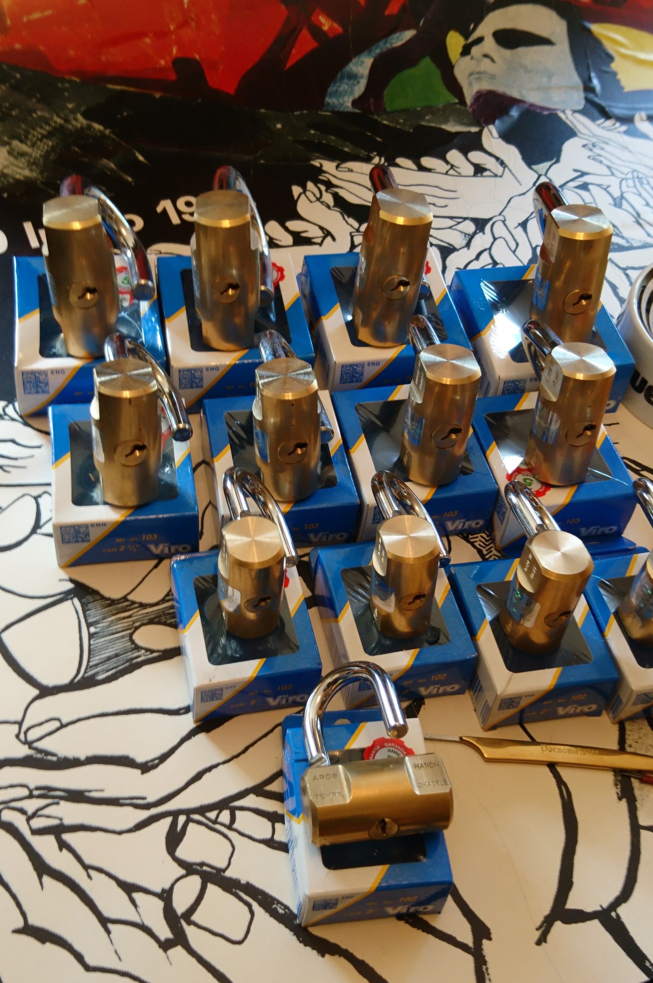 LOTTO 𝔄𝔯𝔱𝔥𝔲𝔯 𝔅ü𝔥𝔩, 𝔄𝔯𝔱𝔥𝔲𝔯𝔪𝔢𝔦𝔰𝔱𝔢𝔯® Samstag 11 Uhr, a.m, " HIGH NOON ". Arthurmeister und die Cartomanze sitzen am Stammtisch im Hasenstübchen, Fuhlsbüttel. Aus der Jukebox by You Tube, der alten Rock-Ola schallt von Element of Crime: Das Hasenstübchern ist der " Mittelpunkt der Welt ". Die zwanzig Mittrinker am Counter schallen mit: Im Lotto spielst du immer nur; die Zahlen zwischen fünf und zehn; und als Zusatzzahl dein Lebensalter; denn als Lottospieler sagst du; darf man höchstens 49 Jahre alt sein; später wäre es schade um das Geld ! Wo DEINE Füße stehen ist der " MITTELPUNKT DER WELT ". Driver Dieter fährt mit Scholischek und Arkadasch zur Annahmestelle ! Verschlagwortet mit: Arthur Bühl, Arthurmeister® Arthur ♥ Schwäbischer Hengst, Buhl, Zwetschgen Heini, Artur, Buehl er, Zwetschge, Made in Germany, Born 1961, Sympathieträger, Google Earth, Mittelpunkt der Welt, Pflaumen, Arkadasch, Datschi, ♥ Martinameisterin, Cartomanze, Scholischek, " HIGH NOON ! ", ♥ ♥ Vokuhila ♥ Parole Emil ! LOTTO II 𝔄𝔯𝔱𝔥𝔲𝔯 𝔅ü𝔥𝔩, 𝔄𝔯𝔱𝔥𝔲𝔯𝔪𝔢𝔦𝔰𝔱𝔢𝔯® Samstag 11 Uhr, a.m. " HIGH NOON ". Arthurmeister und die Cartomanze sitzen am Stammtisch im Hasenstübchen, Hamburg - Fuhlsbüttel. Aus Arthurmeister`s Jukebox by You Tube, der alten Rock -Ola schallt von Element of Crime: Das Hasenstübchen ist der " Mittelpunkt der Welt ". Die zwanzig Trinker am Counter schallen mit: " Im Lotto spielst du immer nur die Zahlen zwischen fünf und zehn, und als Zusatzzahl dein Lebensalter, denn als Lottospieler darf man höchstens 49 Jahre alt sein, später wäre es schade um das Geld ! Wo unsere Füße stehen, ist der Mittelpunkt der Welt ! Arkadasch und Scholischek fahren mit Driver Dieter zum Lottogeschäft ! Verschlagwortet mit: Arthur Bühl, Arthurmeister®. Die SEO - Geister.de rufen: Buhl er Zwetschge, International Lockpicking, Google Earth, Earth Song, Schwäbischer Hengst und Sympathietraeger ! Verzwetschget mit: Arthur A. Bühl, Lockpicking, Deutscher Meister, Made in Germany, born 1961, in Stuttgart, Baden - Württemberg, is picking ABUS - Padlock, am Stammtisch ♥. Arthur Buehl, Arthurmeister raucht Roth - Händle Cigaretten aus der Stadt Lahr - Bühl, Schwarzwald, Black Forest. Die Damen trinken Rotkäppchen. Stößchen ! Mr. Smitz from Beverly Hills is calling. Arthurmeister speek to Mr. Smitz from the Playboy: Sorte Schwäbischer - Hengst.de is großfruchtig und süss ♥. No, only woman has Pflaumen. Yes, I will send greetings to your friend Friede Springer from the BILD et News, Hamburg. SEO für heute: Hasenstübchen, S - Bahn, Ohlsdorf, Am Hasenberge, Stanta Fu, Friedhof ! Vokuhila ♥ Zwetschgen - Heini, Parole Emil ! H1 Text der SEO schreibt: 𝔄𝔯𝔱𝔥𝔲𝔯 𝔅ü𝔥𝔩, 𝔄𝔯𝔱𝔥𝔲𝔯𝔪𝔢𝔦𝔰𝔱𝔢𝔯® Bühl, Arthur, Jahrgang 1961, Made in Germany, Detektiv or Private Investigator how Mr. Smitz from the PLAYBOY, Beverly Hills, say`s. Yes Mr. Smitz i will send you the Photo Arthurmeister`s F 1, Jacket for your LeporelloUS. to your E - Mail Mr.Smitz@Mr.Smitz.us. Ok, Mr. Smitz. Mr. Smitz do you know what Google Earth is ? Take BÜHL Arthur, only by Google Earth, you know ? have done it ? Yes Google will show you my Panel superfast. Cool, Arthurmeister, cool. Yes Mr. Smitz, this can i do for you too ! Yes with SEO. Yes, yes, i have Arkadasch erklärt, sein Erikli pasta is not so genial. Der beste Zwetschgenkuchen, you know plum tart, is from the Stadt Bühl. Not laughing in the USA. Bühl is a City like my Name. And the People in this City called it: Zwetschgendatschi ! you know. This is the world best plumcake. Yes Datschi. Yes, Stadt Bühl is near Baden - Baden, the Casino, you know ! Yes. Baden-Württemberg. You must know there is since 1927 the traditionell Zwetschgenfest. And there ist the Zwetschgenkönigin ! Mr. Smitz, my Ur Ur Ur Ur Grandfather is born in Bühl. My Great Grand Grand Mother where also born in the town Bühl. Their profession was Zwetschgenpicker. Not Lockpicker, Zwetschgen / Plum Picker. And Rüttler. Oh, really ! Yes, Yes. And since this time the name of the family Bühl from the Stadt Bühl is: Yes you know - Buehl. Yes i will give Greetings from you to Mrs. Friede Springer from the Newspaper BILD et. Yes, the Elbphilharmonie is in Betrieb. OH, Mr. Smitz, greeting´s to you from Joe Asbbery, NBA, you know. Tomorrow we will meet us in the Hasenstübchen, our Rabbit Hall. For Lockpicking und Beer. Call you. Parole Emil ! In der Vitrine von Arthur Bühl, Arthurmeister® sind Schlösser, Padlocks, von HKR, ABUS, Binoxx BUGA, BKS, CES, DOM, EVVA, FEFI, Assa Abloy, Z Ikon, Kaba, Keso, ASSA, Winkhaus, Wilka, Trelock, Schmelting, Bode Panzer, Comet, Ancor Las, Drumm Geminy, Xylock, EMKA, SEA, Medeco, Mul-T-Lock, Cut away, ABUS Granit, Pfaffenhain, E*S, ESS, Nemef, BAB, Babelsberg, Stasi, Diskus, WMF, Tesa, Noch, Vachette, Cisa, Wally, Rielda, Mottura, Viro, FAI, GeGe, K + K, Fichet, Bode Panzer, Tresor, Bramah, Protector, Braun`s Patent, Walomatus, Arolds, Combination Lock, Yale, Master, American Lock, Tubular, China, Indien, Aligarh, Nepal, Thailand, Zahlenschlösser, Himmelsschlüssel und noch vieles mehr, vorhanden. Alle Schliesszylinder sind Übungsmaterial für das Lockpicking. Schlagschlüssel und so vieles mehr, sind auch dabei. Auch der Sputnik. Arthurmeister007@gmail.com